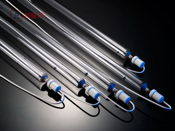 UV(汞燈).白墨燈管.鹵素?zé)? /></span>
        </p>
    </div>


    <h2 class="cpsx" style="font-weight: normal;">
        UV(汞燈).白墨燈管.鹵素?zé)?br />
        
        
        
    </h2>
    <div   id="x1hvlzjd7"   class="cpxx">
        <b>
            詳細(xì)信息
            ：</b>
        <span style="font-size:16px;"><span style="font-size:16px;"><span style="font-size:16px;"><span style="font-size:18px;"></span></span></span><span style="font-size:14px;">金屬鹵素?zé)簦ń饘冫u化物燈或金鹵燈）通常也稱白墨燈或鉛燈。由高壓水銀燈發(fā)展而來(lái)的紫外線燈，是高純度石英管材制造而成。石英管材內(nèi)充入了含有汞、氬、鉛的碘化物，鐵的碘化物以及一些稀有金屬鹵化物。屬于高強(qiáng)氣體放電燈，光譜在380-450nm之間。一般的水銀UV燈的最高波峰為365nm，并不大適合一些需要380nm、403nm新油墨及特殊應(yīng)用工藝。這些信德最高波峰（</span></span><span style="white-space:normal;font-size:14px;">380nm、403nm、407nm及450nm）可以由白墨燈（金屬鹵素?zé)簦┊a(chǎn)生。白墨燈（金屬鹵素?zé)簦┰谄溥€有水銀及氬的水銀UV燈的基礎(chǔ)上添加鐵摻合、鎵摻合或其它稀有金屬元素?fù)胶稀＜磋F摻合白墨燈特別增強(qiáng)了380nm作為最高波峰。鎵摻合白墨燈特別增強(qiáng)了403nm、417nm及鉛摻合增強(qiáng)了450nm的波峰。</span>
    </div>
    <div   id="x1hvlzjd7"   class="prdkey"></div>
    
</div>
</div>
<div   class="x1hvlzjd7"   id="mfid3" class="mf"><div   class="x1hvlzjd7"   id="_ctl6_box" class="box162_1"><a href="http://m.4z7s.cn/" target="_blank">http://m.4z7s.cn/</a></div>
<div style="clear:both"></div></div>
<div   class="x1hvlzjd7"   id="mfid4" class="mf"><div   class="x1hvlzjd7"   id="_ctl7_box" class="box7">
</div>
</div></div>
<div style="CLEAR: both"></div></div>
<div style="margin-top: 25px; overflow: hidden;" class="ct" id="mBottom">
<div style="margin: 0px auto; width: 1134px;" id="mBottomMiddle" class="ct">
<div   class="x1hvlzjd7"   id="bmf0" class="mf" style="margin-top: 15px;"><div   class="x1hvlzjd7"   id="_ctl8__ctl0_box" class="box10"><style>
.footer{padding:0;margin:45px 0px; margin-top:30px; }
.footer .Lfoot{float:left;  display:inline-block;}
.footer .Lfoot .fnav{float:left;}
.footer .Lfoot .fnav h2{border-bottom:1px #ccc solid; display:block; width:100%}
.footer .Lfoot .fnav h2 a{text-decoration:none;font-family:"微軟雅黑";font-size:16px;color:#333;height:40px;line-height:40px;margin-bottom:10px;}
.footer .Lfoot .fnav ul{  padding-right:50px;}
.footer .Lfoot .fnav ul li{list-style-type:none; text-align:left; display:block;}
.footer .Lfoot .fnav ul li a{display:block;text-align:left;text-decoration:none;font-family:"微軟雅黑";font-size:14px;color:#656565; height:28px;line-height:28px;}
.footer .Lfoot .fnav ul li a:hover{text-decoration:underline; color:#0066d1;}
.Rlxwm{width:350px;height:204px;float:right;}
.Rlxwm h2{height:40px;line-height:40px;color:#333;font-family:"微軟雅黑";font-size:16px;border-bottom:1px solid #ccc;font-weight:normal;margin-bottom:10px;}
.Rlxwm span{color:#d77618;}
.Rlxwm {color:#646462; font-family:"微軟雅黑"; font-size:14px;display:block;line-height:28px;}
.Rlxwm b{color:#0066d1;}
.ke-zeroborder a{text-decoration:none; color:#acacac;}
.ke-zeroborder a:hover{text-decoration:none; color:#fff;}
</style>
<div   id="x1hvlzjd7"   class="footer">
	<div   id="x1hvlzjd7"   class="Lfoot">
		<div   id="x1hvlzjd7"   class="fnav">
			<h2>
				<span style="color:#001000;"><a href="product_108.html"><strong>加裝</strong>UV/LEDUV固化系統(tǒng)</a></span> 
			</h2>
			<ul>
				<li>
					<a href="product_109.html">凹印機(jī)加裝UV系統(tǒng)</a> 
				</li>
				<li>
					<a href="product_115.html">膠印機(jī)加裝UV系統(tǒng)</a> 
				</li>
				<li>
					<a href="product_144.html">間歇式.輪轉(zhuǎn)機(jī)加裝UV系統(tǒng)</a> 
				</li>
				<li>
					<a href="product_157.html">LED-UV固化系統(tǒng)</a> 
				</li>
			</ul>
		</div>
		<div   id="x1hvlzjd7"   class="fnav">
			<h2>
				<a href="product_111.html">UV系統(tǒng)組件及配件</a> 
			</h2>
			<ul>
				<li>
					<a href="product_120.html">智能UV電子電源.UV變壓器</a> 
				</li>
				<li>
					<a href="product_121.html">UV燈管.白墨燈管</a> 
				</li>
				<li>
					<a href="product_143.html">UV水冷快門燈罩.燈箱</a> 
				</li>
				<li>
					<a href="product_158.html">UV系統(tǒng)專用電控柜</a> 
				</li>
				<li>
					<a href="product_162.html">UV系統(tǒng)專用冷水機(jī)、抽排風(fēng)柜</a> 
				</li>
				<li>
					<a href="product_163.html">IR 紅外 .皺紋燈管</a> 
				</li>
				<li>
					<span style="color:#999999;display:inline !important;"><span style="color:#666666;font-size:14px;">UV</span><a style="display:inline !important;" href="product_165.html"><span style="color:#666666;font-size:14px;">冷光鏡反射片</span></a></span> 
				</li>
				<li>
					<a href="product_166.html">濾光石英隔玻璃</a> 
				</li>
			</ul>
		</div>
		<div   id="x1hvlzjd7"   class="fnav">
			<h2>
				<a href="product_112.html"><strong>LED/</strong>UV/IR固化設(shè)備</a> 
			</h2>
			<ul>
				<li>
					<a href="product_152.html">絲網(wǎng)印刷風(fēng)冷式UV固化設(shè)備</a> 
				</li>
				<li>
					<a href="product_153.html">絲網(wǎng)印刷水冷式固化設(shè)備</a> 
				</li>
				<li>
					<a href="product_154.html">皺紋.引爆.UV固化.IR生產(chǎn)線</a> 
				</li>
			</ul>
		</div>
		<div style="clear:both;">
		</div>
	</div>
	<div   id="x1hvlzjd7"   class="Rlxwm">
		<h2>
			<strong><span style="color:#333333;"></span>聯(lián)系我們</strong> 
		</h2>
地址：深圳市光明區(qū)將石油麻崗路11號(hào)宏域光明谷B棟<br />
業(yè)務(wù)電話：0755-33691984<br />
&nbsp; &nbsp; &nbsp; &nbsp; &nbsp; &nbsp; &nbsp; &nbsp; &nbsp;0755-33691994<br />
傳 &nbsp; &nbsp; &nbsp; 真：0755-33185752<br />
郵 &nbsp; &nbsp; &nbsp; 箱： shenzhenbyuv@163.com<br />
	</div>
	<div style="clear:both;">
	</div>
</div>
<table width="100%" class="ke-zeroborder" border="0" cellspacing="0" cellpadding="0">
	<tbody>
		<tr>
			<td align="middle" style="height:45px;color:#ACACAC;line-height:45px;font-family:微軟雅黑;font-size:14px;">
				<span style="font-size:10px;"></span><span style="white-space:normal;">粵ICP備18039333號(hào)-1&nbsp;</span>版權(quán)所有&copy;2014 深圳市邦鈺機(jī)電設(shè)備有限公司 All Rights Reserved　技術(shù)支持：深圳網(wǎng)站建設(shè)盈時(shí)代
<script id="ebsgovicon" src="http://szcert.ebs.org.cn/govicon.js?id=7fbb9870-94a2-4d22-b061-df6ca4291e06&width=27&height=37&type=1" type="text/javascript" charset="utf-8"></script>
			</td>
		</tr>
	</tbody>
</table></div>

</div></div></div></div></div></div>
<footer>
<div class="friendship-link">
<p>感谢您访问我们的网站，您可能还对以下资源感兴趣：</p>
<a href="http://m.4z7s.cn/" title="97se亚洲一区二区三区_精品400部自拍视频在线播放_国产精品成人黄色av_公交车里我挺进了她身体口述_乌克兰美女沟厕尿岀_女同性双双自慰喷潮AV网站_免看三级一片成人123_无码精选正在播放_国产欧美在线视频免费_扒开腿躁狂女人桶出白浆">97se亚洲一区二区三区_精品400部自拍视频在线播放_国产精品成人黄色av_公交车里我挺进了她身体口述_乌克兰美女沟厕尿岀_女同性双双自慰喷潮AV网站_免看三级一片成人123_无码精选正在播放_国产欧美在线视频免费_扒开腿躁狂女人桶出白浆</a>

<div class="friend-links">


</div>
</div>

</footer>


<a href="http://www.ryxqx.cn" target="_blank">国产91在线播放9色</a>|
<a href="http://qhiqmyb.cn" target="_blank">国产精东天美AV影业传媒</a>|
<a href="http://www.angelusbrand.cn" target="_blank">国产黄aaaaa小视频看看</a>|
<a href="http://www.qhe4.cn" target="_blank">东京热加勒比一区四区</a>|
<a href="http://eecxbss.cn" target="_blank">97碰碰碰社区男人视频</a>|
<a href="http://www.kchzsd48053.cn" target="_blank">日韩一区二区三区在线观看不卡</a>|
<a href="http://www.545333.cn" target="_blank">另类福利亚洲丝袜激情在线</a>|
<a href="http://zhuoyuexxkj.cn" target="_blank">国产亚洲一区二区三区在线</a>|
<a href="http://niurv.cn" target="_blank">欧美真人抽搐一进一出gif</a>|
<a href="http://www.suemu8.cn" target="_blank">在线观看A∨免费无毒网站</a>|
<a href="http://www.cozkiam.cn" target="_blank">亚洲男男猛男gayxxx</a>|
<a href="http://xa6868.cn" target="_blank">国产高清ąV麻豆久久</a>|
<a href="http://nlshbw.cn" target="_blank">av亚洲产国偷v产偷v自拍</a>|
<a href="http://oq26xn.cn" target="_blank">久久久精品国产麻豆</a>|
<a href="http://www.anzhijigou.cn" target="_blank">国产一级AⅤ久久无码</a>|
<a href="http://www.shuaibaoshuaibao.cn" target="_blank">国产一区二区三区午夜</a>|
<a href="http://www.racheap.cn" target="_blank">欧美日韩人人模人人爽人人喊</a>|
<a href="http://www.ghrszwi.cn" target="_blank">国产成人精品999在线观看视频</a>|
<a href="http://cec-fg.cn" target="_blank">精品国产一区二区三区四区特色</a>|
<a href="http://chengxuji.cn" target="_blank">亚洲AV女人的男人的天堂</a>|
<a href="http://www.ayycqod.cn" target="_blank">国产福利91精品一区二区</a>|
<a href="http://pi3hna.cn" target="_blank">五月丁香色五月国产馆</a>|
<a href="http://www.9enj.cn" target="_blank">亚洲日韩成人蜜芽在线</a>|
<a href="http://www.bbbny.cn" target="_blank">国产va成无码人在线观看天</a>|
<a href="http://www.666taok.cn" target="_blank">午夜免费福利视频一区二区三区</a>|
<a href="http://rp721s.cn" target="_blank">精品日韩四区五区六</a>|
<a href="http://www.parchments.cn" target="_blank">草莓视频app黄在线观看</a>|
<a href="http://www.3d335.cn" target="_blank">A级一级毛片免费</a>|
<a href="http://qcutxz.cn" target="_blank">国产精品视频青青草。</a>|
<a href="http://www.chenxingge.cn" target="_blank">亚洲精品福利资源在线观看</a>|
<a href="http://5bieg.cn" target="_blank">久久99热这里都是精品</a>|
<a href="http://6m6s.cn" target="_blank">国产美女视频免费的国语自产视频</a>|
<a href="http://www.118zgb.cn" target="_blank">免费不卡国产三级片在线观看</a>|
<a href="http://lvzlpkd.cn" target="_blank">五月天婷婷中文字幕十八禁</a>|
<a href="http://www.jintanrisheng.cn" target="_blank">少妇无码av一区二区三</a>|
<a href="http://www.bcxa.com.cn" target="_blank">十八禁蜜桃中文字幕视频</a>|
<a href="http://www.ywbxwdl.cn" target="_blank">久久久精品日本一区二区高清中文字幕</a>|
<a href="http://alittlelove.cn" target="_blank">国内性爱精品亚洲</a>|
<a href="http://www.lfvfxzll.cn" target="_blank">嗯嗯啊国产精品日韩</a>|
<a href="http://www.zmgzj.cn" target="_blank">在线日本视频亚洲五月</a>|
<a href="http://huajun-software.com.cn" target="_blank">精品美女AⅤ国产女教师</a>|
<a href="http://www.muyu2121.cn" target="_blank">在线视频三区</a>|
<a href="http://jendeindustries.cn" target="_blank">亚洲精品成人久久久久久图片</a>|
<a href="http://kflqqki.com.cn" target="_blank">草莓视频污污污污</a>|
<a href="http://www.cc2007.cn" target="_blank">特级黄片一级毛片久久久久久久女人性性潮喷</a>|
<a href="http://www.bmb2gv.cn" target="_blank">毛片免费毛片一级jjj毛片</a>|
<a href="http://home-100.cn" target="_blank">亚洲真实a在线观看不卡</a>|
<a href="http://www.fulikaz.cn" target="_blank">精品熟女视频一区二区</a>|
<a href="http://oniqwhegt.cn" target="_blank">亚洲人精品亚洲人成在线播放</a>|
<a href="http://www.ikpajsyp.cn" target="_blank">日本中文字幕亚洲东京热</a>|
<a href="http://963k.cn" target="_blank">久久无码日韩精品一区二区</a>|
<a href="http://2svm.cn" target="_blank">成人午夜网站在线</a>|
<a href="http://www.ycqsclo.cn" target="_blank">国产日韩不卡综合AⅤ电影</a>|
<a href="http://syjhlx.cn" target="_blank">国产成人精品成人a在线观看</a>|
<a href="http://bfbzm.cn" target="_blank">一区二区三区在线高清不卡</a>|
<a href="http://www.hbqzlab.cn" target="_blank">久久综合婷婷</a>|
<a href="http://www.linkmyworld.cn" target="_blank">国产大量情侣高清视频</a>|
<a href="http://www.gpqjdto.com.cn" target="_blank">日韩人妻无码视频一区二区</a>|
<a href="http://shenghuidengshi.cn" target="_blank">亚洲国产日韩精品...</a>|
<a href="http://www.cqt-hcy.cn" target="_blank">亚洲va韩国va欧美va久久七七</a>|
<a href="http://www.tstraining.com.cn" target="_blank">﻿亚洲综合色区另类小说久久久</a>|
<a href="http://gptv.com.cn" target="_blank">亚洲国产成人久久精品国产</a>|
<a href="http://ad2h.cn" target="_blank">日本美熟妇在线视频免费下载</a>|
<a href="http://bjmwggh.cn" target="_blank">全部亚洲国产一区二区</a>|
<a href="http://www.nm6vj.cn" target="_blank">亚洲美女内射少妇三区五区</a>|
<a href="http://www.wallcharger.cn" target="_blank">男生女生一起轮滑鞋30分钟</a>|
<a href="http://eatmoney.cn" target="_blank">污污内射在线观看一区二区少妇</a>|
<a href="http://kkusrui.cn" target="_blank">在线最新短片福利</a>|
<a href="http://dpx7t3l.cn" target="_blank">日本一区二区色网视频在线观看</a>|
<a href="http://www.anqianmahou.cn" target="_blank">人妻女教师沦为玩物h</a>|
<a href="http://www.fuliytz.cn" target="_blank">欧美真人抽搐一进一出gif</a>|
<a href="http://www.yulongchemical.cn" target="_blank">亚洲精品福利资源在线观看</a>|
<a href="http://www.51xlk.cn" target="_blank">国产精品91在线播放久</a>|
<a href="http://lovecycle.cn" target="_blank">精品久久久久久中文字幂</a>|
<a href="http://www.fuliyxf.cn" target="_blank">AV乱码AV免费AⅤ成人</a>|
<a href="http://xiaoniuren.com.cn" target="_blank">在线 亚洲 欧洲 国产</a>|
<a href="http://www.080779.cn" target="_blank">欧美老熟妇综合久久久久黑人</a>|
<a href="http://rcdsaj.cn" target="_blank">免费久久一级欧美特大黄片</a>|
<a href="http://reishi-extract.com.cn" target="_blank">伊人日韩欧美在线</a>|
<a href="http://88679999.cn" target="_blank">VA成人免费电影</a>|
<a href="http://www.akb48club.cn" target="_blank">国产精品思思五月婷在线</a>|
<a href="http://www.qjbahrqr.cn" target="_blank">朋友人妻少妇精品系列</a>|
<a href="http://www.zcdddff.cn" target="_blank">91精品国产日韩91久久久久久</a>|
<a href="http://www.wwuoly.com.cn" target="_blank">国产91丝袜在线播放动</a>|
<a href="http://perth-airport.cn" target="_blank">婷婷激情在线视频</a>|
<a href="http://ikygomc.cn" target="_blank">欧美日韩高清无码专区</a>|
<a href="http://www.uxjxghg.cn" target="_blank">国内自拍视频在线观看播放</a>|
<a href="http://www.livelesson.cn" target="_blank">国产又黄又硬又湿又黄的视频</a>|
<a href="http://oefrwnxk.cn" target="_blank">国产一区二区丰满</a>|
<a href="http://0805980.cn" target="_blank">国产色综合免费观看</a>|
<a href="http://www.vszpiz.cn" target="_blank">男女19禁啪啪无遮挡免费</a>|
<a href="http://www.vdmtmxf.cn" target="_blank">久久不见久久见中文字幕免</a>|
<a href="http://fantuw.cn" target="_blank">国产精品XXX大片免费观看</a>|
<a href="http://www.afdls.cn" target="_blank">亚洲国产主播一区二区综合精品区</a>|
<a href="http://www.ypbwxfg.cn" target="_blank">亚洲av 免费在线观看</a>|
<a href="http://lz99.net.cn" target="_blank">国产欧美日韩一区二区三区不卡</a>|
<a href="http://www.anqianmahou.cn" target="_blank">韩国三级黄色毛片</a>|
<a href="http://www.jtuqcgc.cn" target="_blank">青青免费在线视频</a>|
<a href="http://xj1222.cn" target="_blank">亚洲热久久综合热久久</a>|
<a href="http://www.yfpfc.cn" target="_blank">国产乱来免费视频在线观看</a>|
<a href="http://www.oumengjun.cn" target="_blank">国产精品黄色大片在线看</a>|
<a href="http://ljshgw.cn" target="_blank">亚洲无码av免费在线观看</a>|
<a href="http://www.zszhpfs.cn" target="_blank">一级做人爰片全过程</a>|
<a href="http://88819183.cn" target="_blank">亚洲国产电影在线观看</a>|
<a href="http://www.aaroon.cn" target="_blank">久久福利资源站免费观看i</a>|
<a href="http://3d335.cn" target="_blank">久久精品国产亚洲āv影院毛片</a>|
<a href="http://gq19d.cn" target="_blank">深夜粉嫩福利小视频在线播放</a>|
<a href="http://ad1m.cn" target="_blank">欧美性爱福利视频</a>|
<a href="http://www.azarang.cn" target="_blank">日韩放荡少妇</a>|
<a href="http://www.home-100.cn" target="_blank">久久人人爽人人澡人人高潮ĄV</a>|
<a href="http://www.hrbzzkj.cn" target="_blank">亚洲久久9无码精品</a>|
<a href="http://0fnww.cn" target="_blank">国产成人av亚洲一区二区</a>|
<a href="http://cqgfpri.cn" target="_blank">嘿嘿视频在线</a>|
<a href="http://chikungunya.cn" target="_blank">国产精品久久久久乳精毛片毛斤</a>|
<a href="http://www.v76gme.cn" target="_blank">国产曰韩欧美一区二区三区</a>|
<a href="http://www.zulantov.cn" target="_blank">精品视频一区二四三区四区</a>|
<a href="http://dubcyce.cn" target="_blank">亚洲国产激情无码久久久久久</a>|
<a href="http://www.tjylwpt.cn" target="_blank">国产av三级精品</a>|
<a href="http://www.eunori.cn" target="_blank">久久无码精品亚洲日韩av</a>|
<a href="http://www.j157v.cn" target="_blank">一级做a爰片久久毛片网站最新亚洲春色专区</a>|
<a href="http://bbbny.cn" target="_blank">日本阿v免费费视频完整版</a>|
<a href="http://www.suoju.net.cn" target="_blank">免费国产一二三福利片在线</a>|
<a href="http://www.bz3tu9q.cn" target="_blank">日韩高清不卡一区二区三区在线观看</a>|
<a href="http://www.bxhixs.cn" target="_blank">小黄书视频免费观看</a>|
<a href="http://www.kubean.cn" target="_blank">2020色精品极品在线视频</a>|
<a href="http://aotaole.cn" target="_blank">黄片毛片视频免费观看</a>|
<a href="http://qbypjycn.cn" target="_blank">五月天激情四射久久</a>|
<a href="http://zaoh.com.cn" target="_blank">欧美人妻人人爱</a>|
<a href="http://wa92223y.cn" target="_blank">99热这里国产免费久久</a>|
<a href="http://www.321xy.cn" target="_blank">亚洲精品在线网址</a>|
<a href="http://www.poputi.cn" target="_blank">国产精品一二三区在线观看公司</a>|
<a href="http://fuliube.cn" target="_blank">内射巨臀欧美在线视频</a>|
<a href="http://www.ikbejiv.cn" target="_blank">四虎影视免费永久在线观看</a>|
<a href="http://ef71.cn" target="_blank">成人午夜福利电影国产</a>|
<a href="http://906pp.cn" target="_blank">VA成人免费电影</a>|
<a href="http://www.nlzzfhtp.cn" target="_blank">国产婷婷午夜在线理论</a>|
<a href="http://zjlineng.cn" target="_blank">亚洲国产电影</a>|
<a href="http://rsslfw.cn" target="_blank">十八禁爽爽爽无遮挡在线观看网站</a>|
<a href="http://www.orcgrmc.cn" target="_blank">日韩三级欧美在线</a>|
<a href="http://www.pnxffad.cn" target="_blank">av中合在线观看</a>|
<a href="http://www.lnpljllj.cn" target="_blank">久久99婷婷国产一区</a>|
<a href="http://www.meiwh.cn" target="_blank">国产爆乳无码视频在线观看3</a>|
<a href="http://www.rnxbbzt.cn" target="_blank">亚洲综合久久系列</a>|
<a href="http://www.8eg5ro.cn" target="_blank">乱中年熟女五十路三区av</a>|
<a href="http://www.ykcsd.cn" target="_blank">亚洲A∨无码精品国产成人</a>|
<a href="http://meibaisihu.cn" target="_blank">国产美足白丝榨精在线观看SM</a>|
<a href="http://www.lovecycle.cn" target="_blank">农村A片婬片AAA毛片</a>|
<a href="http://avso.com.cn" target="_blank">女人体(1963)毛片</a>|
<a href="http://www.wmuasum.cn" target="_blank">国产一区二区福利小视频</a>|
<a href="http://sqjcjx.cn" target="_blank">俺来也俺也啪www色</a>|
<a href="http://www.all-show.cn" target="_blank">日日精品人人在看人人在看</a>|
<a href="http://www.mir1166.cn" target="_blank">黄页网站大全国产免费</a>|
<a href="http://www.er5m.cn" target="_blank">人与性动交aaaabbbb视频</a>|
<a href="http://ukivhuf.cn" target="_blank">日韩精品一区在线观看网站</a>|
<a href="http://dxdjk.cn" target="_blank">四虎精品影库4HUTV四虎</a>|
<a href="http://monicabellucci.cn" target="_blank">性奴调教在线观看视频1区2区</a>|
<a href="http://www.zp1t2m.cn" target="_blank">欧美亚洲自拍少妇</a>|
<a href="http://www.zslxw.cn" target="_blank">少妇人妻偷人精品一区二区九色</a>|
<a href="http://www.afbbawt.cn" target="_blank">三级做a视频在线</a>|
<a href="http://0409zt.cn" target="_blank">日韩欧一级毛片在线播无遮挡</a>|
<a href="http://liangyoushanghui.cn" target="_blank">日韩亚洲国产激情一区</a>|
<a href="http://www.fsjxd.com.cn" target="_blank">特级小箩利无码毛片</a>|
<a href="http://www.fanshang.org.cn" target="_blank">国内精品免费视频精选在线观看</a>|
<a href="http://www.uvmboea.cn" target="_blank">韩国产欧美日韩一区二区</a>|
<a href="http://2p3s.cn" target="_blank">国产日产成人免费视频</a>|
<a href="http://www.zhan55.cn" target="_blank">狠狠色伊人久久综合亚洲精品</a>|
<a href="http://frh7.cn" target="_blank">国产农村一区二区三区四区</a>|
<a href="http://zhguitar.com.cn" target="_blank">国产亚洲精品线播放观看高清频道</a>|
<a href="http://www.p45slf.cn" target="_blank">凌晨一级强奸毛片在线观看</a>|
<a href="http://www.100es.com.cn" target="_blank">99久久精品只有免费国产</a>|
<a href="http://www.lftbjhlx.cn" target="_blank">嗯…啊摸湿奶头免费视频</a>|
<a href="http://www.xnkgqch.cn" target="_blank">免费h片在线观看网址最新</a>|
<a href="http://www.youshangke.cn" target="_blank">色综合久久久久久久久久</a>|
<a href="http://www.10086sjb.cn" target="_blank">自拍偷拍 亚洲无码 欧洲无码</a>|
<a href="http://v76gme.cn" target="_blank">亚洲热久久综合热久久</a>|
<a href="http://nhbfy.cn" target="_blank">公在客厅里吃我的奶涨奶视频</a>|
<a href="http://www.yinggegou.cn" target="_blank">公车上的人妻沦陷完整版</a>|
<a href="http://www.hbst-edu.org.cn" target="_blank">野狼第一区精品a</a>|
<a href="http://www.z1988.cn" target="_blank">91精品国产免费网站</a>|
<a href="http://www.ceemia.com.cn" target="_blank">乱人妻性视频中文字幕</a>|
<a href="http://fxzfzvrx.cn" target="_blank">一级做a爰片久久毛片潮喷动</a>|
<a href="http://pt133.cn" target="_blank">国产福利在线视频一区二区三区</a>|
<a href="http://www.findpro.net.cn" target="_blank">亚洲a无码国产精品久久99</a>|
<a href="http://jdz78.cn" target="_blank">紧缚+调教+捆绑+高潮A片</a>|
<a href="http://eecxbss.cn" target="_blank">亚洲åV成在线观看不卡</a>|
<a href="http://jdowdod.cn" target="_blank">亚洲1无码精品色</a>|
<a href="http://www.z3c1.cn" target="_blank">免费男同片av在线观看</a>|
<a href="http://tianyingedu.cn" target="_blank">女人爽到高潮嗷嗷叫视频</a>|
<a href="http://hbzpl.cn" target="_blank">久久久精品国产亚洲</a>|
<a href="http://nkhdy.com.cn" target="_blank">国产一区二区三区视频</a>|
<a href="http://www.zicey.cn" target="_blank">夜夜精品免费网站</a>|
<a href="http://www.0vg1g.cn" target="_blank">欧美一区二区三区一级片</a>|
<a href="http://fupmkqe.com.cn" target="_blank">国产爽歪歪免费视频在线观看</a>|
<a href="http://www.klgkroj.cn" target="_blank">另类激情一区二区三区</a>|
<a href="http://zxj2.cn" target="_blank">久久精品国产观看一区二区三区</a>|
<a href="http://www.3d335.cn" target="_blank">亚洲av成人久久久久</a>|
<a href="http://t0fdn.cn" target="_blank">有色视频在线观看免费高清在线直播</a>|
<a href="http://www.yzslt.cn" target="_blank">成Av人片首发久久久三级色多多</a>|
<a href="http://www.32rpay.cn" target="_blank">手机AV免费不卡高潮在线观看</a>|
<a href="http://gs7a1j.cn" target="_blank">永久免费无码国产</a>|
<a href="http://www.sdbgj.cn" target="_blank">亚洲国产图片区一区二区三区</a>|
<a href="http://yeseblog.cn" target="_blank">小受内裤勒到中间打屁股羞耻作文</a>|
<a href="http://www.cclcn.cn" target="_blank">任你干草精品视频免费不</a>|
<a href="http://alittlelove.cn" target="_blank">久久久乌克兰精品美女av</a>|
<a href="http://www.hrbrsx.cn" target="_blank">色五月激情亚洲综合考虑</a>|
<a href="http://4jewels.cn" target="_blank">夜店国产高清在线精品一区</a>|
<a href="http://tpqpzg.cn" target="_blank">狼狼色噜噜狠狠狠97</a>|
<a href="http://anzhijigou.cn" target="_blank">少妇人妻系列无码专区系列</a>|
<a href="http://www.pgxkvgi.cn" target="_blank">中文字幕不卡成人在线观看</a>|
<a href="http://sf22888.cn" target="_blank">韩国三级无码不卡在线观看</a>|
<a href="http://muronganda.cn" target="_blank">亚洲欧美日韩小妹</a>|
<a href="http://www.hnpin.cn" target="_blank">久久精品亚洲无中文互動交流</a>|
<a href="http://www.hnysyj.cn" target="_blank">了解最新黄色一级毛片</a>|
<a href="http://youyuancorp.com.cn" target="_blank">日本视频在线网站</a>|
<a href="http://www.hrbrsx.cn" target="_blank">亚洲av成人久久久久</a>|
<a href="http://zgqmhwd.cn" target="_blank">欧美日韩一区二区一区二区</a>|
<a href="http://m86f.cn" target="_blank">日本精品久久久久中文字幕不卡</a>|
<a href="http://sensorun.cn" target="_blank">国产91对白在线播放边</a>|
<a href="http://sjkj999.cn" target="_blank">亚洲 欧美 一区国产</a>|
<a href="http://www.sjsgbw.cn" target="_blank">十二月婷婷丁香综合网狠狠爱</a>|
<a href="http://8f9k.cn" target="_blank">久久国产福利一区二区精品欧美一</a>|
<a href="http://012i.cn" target="_blank">色呦呦黄版在线观看</a>|
<a href="http://fjebank.cn" target="_blank">中文字幕久久精品波多野结衣</a>|
<a href="http://www.glsjgw.cn" target="_blank">97AV一区在线精品无码视频</a>|
<a href="http://www.bdvubdz.cn" target="_blank">国产欧美成人精品影院</a>|
<a href="http://www.lwuzyvc.cn" target="_blank">在线播放连续内射爽翻天v</a>|
<a href="http://www.233599.cn" target="_blank">五月天激情四射久久</a>|
<a href="http://ivwh.cn" target="_blank">国产又色又爽又黄的网站在线一级</a>|
<a href="http://bjyutonghk.com.cn" target="_blank">特级西西xXWWW无码</a>|
<a href="http://wzhoddy.cn" target="_blank">久久无码喷水亚洲av专区</a>|
<a href="http://www.cuwpend.cn" target="_blank">三年在线观看免费大全</a>|
<a href="http://www.fulizyn.cn" target="_blank">国产高清一区二区三区精品亚洲</a>|
<a href="http://www.xvxjpdhf.cn" target="_blank">国产精品福利在线观看免费.</a>|
<a href="http://bhdlvzrj.cn" target="_blank">热久久免费精品视频</a>|
<a href="http://mjtour.cn" target="_blank">红桃视频网站免费观看</a>|
<a href="http://www.5359177.cn" target="_blank">国产精品美女AV</a>|
<a href="http://www.nhbfy.cn" target="_blank">最近中文字幕mⅤ免费高清视频</a>|
<a href="http://www.bylrtyr.cn" target="_blank">国产成人AⅤ片在线观看免费</a>|
<a href="http://www.lcduobao.cn" target="_blank">久久久久久国产精品美女}</a>|
<a href="http://fnpbnzrh.cn" target="_blank">开心五月六月婷婷综合啪啪</a>|
<a href="http://q1exa.cn" target="_blank">午夜男女牲交免费观看18禁</a>|
<a href="http://beimeidc.cn" target="_blank">欧美国产高清无套内谢</a>|
<a href="http://4pvcfpb.cn" target="_blank">欧美少妇一级性视频</a>|
<a href="http://www.itxzs.cn" target="_blank">婷婷中文字幕色丝袜</a>|
<a href="http://xj1222.cn" target="_blank">日本很黄很黄吸奶头视频</a>|
<a href="http://0245945.cn" target="_blank">av在线免费网站</a>|
<a href="http://www.liangyoushanghui.cn" target="_blank">亚洲欲色欲色XXXXX在线观看</a>|
<a href="http://findpro.net.cn" target="_blank">天天噜天天射</a>|
<a href="http://budcn.cn" target="_blank">妖精视频一区二区免费</a>|
<a href="http://gxctmy.cn" target="_blank">久久精品国产99国产精品毛片</a>|
<a href="http://www.inwlgwz.com.cn" target="_blank">久久久波多野结衣</a>|
<a href="http://www.886yun.cn" target="_blank">老司机在线观看av</a>|
<a href="http://www.zhuhailuohu.cn" target="_blank">亚洲人人人操人人</a>|
<a href="http://www.dxhvvln.com.cn" target="_blank">av在线播放不卡一区二区三区</a>|
<a href="http://www.xcdacu.cn" target="_blank">不卡福利视频一区二区三区</a>|
<a href="http://zmjgnnp.com.cn" target="_blank">精灵宝可梦玩瑟蕾娜的下面</a>|
<a href="http://www.lwozhrrh.cn" target="_blank">亚洲精品一级a爱做喷水</a>|
<a href="http://www.jnybqp.cn" target="_blank">国产äV无码专区毛片</a>|
<a href="http://8vb0mkk.cn" target="_blank">手机免费不卡在线观看视频毛片</a>|
<a href="http://fiaowa.cn" target="_blank">天天操美女干美女裸体美女视频</a>|
<a href="http://bjjkd.com.cn" target="_blank">91无码人妻丰满熟妇区社区在线</a>|
<a href="http://goidenoa.com.cn" target="_blank">国产中文字幕免费</a>|
<a href="http://www.qqdjdgw.cn" target="_blank">狠狠躁夜夜躁人人爽碰av</a>|
<a href="http://www.bjlzphbr.cn" target="_blank">手机看片福利永久国产51</a>|
<a href="http://ad2h.cn" target="_blank">妖精成人无码a区在线观看视频</a>|
<a href="http://www.plslyw.cn" target="_blank">中文无码视频互动交流</a>|
<a href="http://www.dolltimes.cn" target="_blank">91天堂素人精品系列全集亚洲</a>|
<a href="http://www.tjnpf.cn" target="_blank">日本综合免费在线观看</a>|
<a href="http://www.senhuang.com.cn" target="_blank">一级丰满老女人AAA片视频</a>|
<a href="http://www.pnxffad.cn" target="_blank">五月天Av中文在线</a>|
<a href="http://www.cashinate.cn" target="_blank">亚洲中文有码AⅤ</a>|
<a href="http://www.vsvos.cn" target="_blank">日韩国产精品免费久久亚洲免费</a>|
<a href="http://hlytools.cn" target="_blank">免费无码AV片在线观看软件</a>|
<a href="http://xiaolvlongclub.cn" target="_blank">亚洲欲色欲色XXXXX在线观看</a>|
<a href="http://www.cdshuomai.com.cn" target="_blank">人妻少妇看a偷人无码精品视</a>|
<a href="http://www.bz3tu9q.cn" target="_blank">亚洲午夜无码在线看</a>|
<a href="http://www.wdtsqp.cn" target="_blank">免费无码又爽又黄又刺激网站</a>|
<a href="http://cuwpend.cn" target="_blank">亚洲AV电影在线播放</a>|
<a href="http://zhbucu.cn" target="_blank">9 1免费版下载链接</a>|
<a href="http://www.yaweigroup.net.cn" target="_blank">欧欧美玩弄白嫩少妇XXⅩ</a>|
<a href="http://www.7qqi.cn" target="_blank">无码制服丝袜人妻一在线视频</a>|
<a href="http://www.global-information.cn" target="_blank">男女免费视频毛片</a>|
<a href="http://sxhx666.cn" target="_blank">成人高清精品久久</a>|
<a href="http://wssdcw.cn" target="_blank">日韩国产精品一区二区不卡高清</a>|
<a href="http://www.fjydwl.cn" target="_blank">日日摸夜夜添无码</a>|
<a href="http://q621.cn" target="_blank">蝴蝶忍触摸像素游戏speed</a>|
<a href="http://www.ngsgrw.cn" target="_blank">免费高清特级毛片A片</a>|
<a href="http://yndclv.cn" target="_blank">日韩无码欧美国产香蕉在线</a>|
<a href="http://kvmbnug.cn" target="_blank">久久精品中文字幕第23页在线正片国语大全</a>|
<a href="http://9qq4.cn" target="_blank">日韩一区二区三区四区av</a>|
<a href="http://www.ecishao.cn" target="_blank">gay网站小受被做哭国产</a>|
<a href="http://www.52music.com.cn" target="_blank">久久男人网婷婷</a>|
<a href="http://www.13808818368.cn" target="_blank">九草手机在线观看</a>|
<a href="http://liangyoushanghui.cn" target="_blank">婷婷网色偷偷亚洲男人的天堂</a>|
<a href="http://www.fbwvr.cn" target="_blank">91精品国产高久久久久久综合</a>|
<a href="http://2p3s.cn" target="_blank">亚洲国产精品成人久久综合网</a>|
<a href="http://tdj888.cn" target="_blank">日韩欧美性爱一区</a>|
<a href="http://www.trvjjmu.com.cn" target="_blank">亚洲欧美日韩综合中字一区</a>|
<a href="http://www.mojijiji.cn" target="_blank">亚洲1无码精品色</a>|
<a href="http://www.gzjinneng.cn" target="_blank">8ⅹ8x擦拨擦拨成人免费视频</a>|
<a href="http://q235w001.cn" target="_blank">女人与禽牲交少妇zozo</a>|
<a href="http://www.pkvptfo.com.cn" target="_blank">aⅤ无码久久久久不卡免费网站</a>|
<a href="http://ryxqx.cn" target="_blank">国产成人综合精品无码</a>|
<a href="http://www.wysym.cn" target="_blank">我疯狂的挺进闺蜜的身体</a>|
<a href="http://www.zphblxj.cn" target="_blank">亚洲精品国产一区二</a>|
<a href="http://www.ifqivjx.cn" target="_blank">免费观看日本欧美乱认</a>|
<a href="http://98gqq.cn" target="_blank">女警和藏獒做拔不出H</a>|
<a href="http://www.77vs77.cn" target="_blank">成人无码久久久久毛片小说</a>|
<a href="http://zmjgnnp.com.cn" target="_blank">久久免费视频台湾佬</a>|
<a href="http://www.hksydw.cn" target="_blank">久久无码精品亚洲日韩av</a>|
<a href="http://chwtop.cn" target="_blank">男女做爰猛烈吃奶摸动</a>|
<a href="http://www.aoonc.cn" target="_blank">看黄网站免费亚洲无码</a>|
<a href="http://www.caryr.cn" target="_blank">纯肉无遮挡韩漫双男主</a>|
<a href="http://www.yjsp03.cn" target="_blank">欧美另类性暴力高清视频</a>|
<a href="http://www.tcmpi6.cn" target="_blank">无码制服丝袜人妻一在线视频</a>|
<a href="http://yxkxq.cn" target="_blank">内射人妻视频国内bbw</a>|
<a href="http://117512.cn" target="_blank">亚洲一区二区三区最新</a>|
<a href="http://krqsy49.cn" target="_blank">四虎久久久无码国产精品</a>|
<a href="http://www.3o5e.cn" target="_blank">中文字幕第1页精品一区</a>|
<a href="http://3m9xqh.cn" target="_blank">亚洲人成一区二区三区</a>|
<a href="http://sxhx666.cn" target="_blank">国产成人精品S8视频</a>|
<a href="http://www.rxaepwr.cn" target="_blank">四虎影永久在线观看精品</a>|
<a href="http://www.h1al.cn" target="_blank">欧美一级婬片A片久久精品樱花</a>|
<a href="http://www.sqqkbcq.cn" target="_blank">人妻同人污污污视频网站</a>|
<a href="http://xinlijieshangwu.cn" target="_blank">你懂的日韩在线</a>|
<a href="http://kuai3375.com.cn" target="_blank">国产小美女无套粉嫩白浆在线观看</a>|
<a href="http://kihncgl.cn" target="_blank">逼逼想要大鸡巴日的视频</a>|
<a href="http://www.i05oa.cn" target="_blank">国产视频二区</a>|
<a href="http://hanvn.com.cn" target="_blank">亚洲一道本国产中文字幕</a>|
<a href="http://ihfzkpl.cn" target="_blank">日韩专区 制服 大秀 国产</a>|
<a href="http://www.qofacss.cn" target="_blank">一级无码片中文字幕免费</a>|
<a href="http://fish11.cn" target="_blank">亚洲欧美综合乱码精品成人网</a>|
<a href="http://wuwyy.cn" target="_blank">亚洲丁香婷婷久久大综合</a>|
<a href="http://www.sqjcjx.cn" target="_blank">国产欧美激情高清在线</a>|
<a href="http://www.scsgbwxh.cn" target="_blank">娇妻被领导抱进卧室</a>|
<a href="http://075185.cn" target="_blank">中文无码视频互动交流</a>|
<a href="http://xacic.cn" target="_blank">欧美一区=区三区</a>|
<a href="http://www.ajsoe.cn" target="_blank">蜜芽视频精品无码福利一区二区</a>|
<a href="http://zicey.cn" target="_blank">996热RE视频精品视频这里</a>|
<a href="http://rqqejas.cn" target="_blank">精品国产自在先拍所有</a>|
<a href="http://findpro.net.cn" target="_blank">久久久精品日本一区二区高清中文字幕</a>|
<a href="http://xrwypq.cn" target="_blank">日韩中文字幕三级片免费看</a>|
<a href="http://vrlnnnn.com.cn" target="_blank">日韩精品视频无码一区二区三区</a>|
<a href="http://jobtu.cn" target="_blank">(愛妃視頻)岛国午夜精品视频在线观看</a>|
<a href="http://www.vbfbhntf.cn" target="_blank">东北少妇不带套对白第一次</a>|
<a href="http://38829.cn" target="_blank">尤物精品视频影院91日韩</a>|
<a href="http://www.tdj888.cn" target="_blank">韩国三级无码不卡在线观看</a>|
<a href="http://sandiglasss.cn" target="_blank">女同学裸睡我把她奶头摸硬了</a>|
<a href="http://www.kkkaw.cn" target="_blank">五月天婷婷免费视频观看</a>|
<a href="http://www.vvsfhz.cn" target="_blank">精品69势久久久久9999不卡</a>|
<a href="http://www.8mfs.com.cn" target="_blank">少妇高潮一区二区三区99</a>|
<a href="http://b5mo.cn" target="_blank">91精品无码中出一区二区</a>|
<a href="http://wmuasum.cn" target="_blank">在线观看黄色网一级性爱</a>|
<a href="http://www.suoju.net.cn" target="_blank">国产Ⅴa免费精品观看</a>|
<a href="http://www.bylrtyr.cn" target="_blank">热码中文字幕日韩</a>|
<a href="http://www.pasdsw.cn" target="_blank">中国国产aa一级毛片</a>|
<a href="http://ikbejiv.cn" target="_blank">91一区二区三区久久久久国产乱</a>|
<a href="http://www.huhappy.cn" target="_blank">亚洲AV久久AⅤ成人精品吃奶</a>|
<a href="http://teoaf.cn" target="_blank">日日摸夜夜添无码</a>|
<a href="http://122033.cn" target="_blank">久久久免费看A级特黄特色毛毛片</a>|
<a href="http://yahoowpp.cn" target="_blank">美国和欧洲vps两性频道</a>|
<a href="http://www.bdxfmh.cn" target="_blank">色肉色伦交av色肉色伦</a>|
<a href="http://04836.cn" target="_blank">中文字幕伊人精品蜜桃</a>|
<a href="http://www.harmlessharvest.com.cn" target="_blank">色偷偷久久久精品亚洲</a>|
<a href="http://milianvr.cn" target="_blank">水蜜桃一二二视频在线观看免费</a>|
<a href="http://www.mgxjj.cn" target="_blank">久久久亚洲性爱视频</a>|
<a href="http://www.88679999.cn" target="_blank">亚洲巨爆乳一区二区三区四季网</a>|
<a href="http://fzffdrvl.cn" target="_blank">成人理伦电影在线电影</a>|
<a href="http://ftjxtldt.cn" target="_blank">久久尤物免费一区二区三区</a>|
<a href="http://kwpd.com.cn" target="_blank">女人天堂网在线观看2019</a>|
<a href="http://hzhmdk.cn" target="_blank">看一级真人片国产一级真人片</a>|
<a href="http://www.qtftmoy.cn" target="_blank">嘿咻视频在线观看欧美国产</a>|
<a href="http://bjjkd.com.cn" target="_blank">在线观看男女爱视频网站</a>|
<a href="http://www.harats.cn" target="_blank">玩弄少妇高潮a片水蜜桃网站</a>|
<a href="http://www.4z7s.cn" target="_blank">亚洲巨爆乳一区二区三区四季网</a>|
<a href="http://er5m.cn" target="_blank">国产精品无码无卡在线观看綠色無廣告體驗</a>|
<a href="http://www.zicey.cn" target="_blank">97碰碰碰人人超视频视频</a>|
<a href="http://all-show.cn" target="_blank">成 人免费va视频综合网</a>|
<a href="http://www.zbrhvljd.cn" target="_blank">久久国产精品一级片</a>|
<a href="http://www.nhdjmrp.cn" target="_blank">亚洲欧美人成电影在线观看</a>|
<a href="http://www.ann56.cn" target="_blank">免费强唐舞桐乳液模拟器软件</a>|
<a href="http://www.51ytbj.cn" target="_blank">欧美大片午夜激一区</a>|
<a href="http://www.i05oa.cn" target="_blank">我在被窝里把麻麻弄了小说</a>|
<a href="http://nasaiti.cn" target="_blank">在线观看日本一区二区三区视频</a>|
<a href="http://www.ilxoimp.cn" target="_blank">东京热一区无码视频</a>|
<a href="http://gcaiytx.cn" target="_blank">在线观看91精品国产入口</a>|
<a href="http://800750.cn" target="_blank">够了够了到高c了好多水视频</a>|
<a href="http://kanua.cn" target="_blank">99国产精品18禁久久久久久</a>|
<a href="http://808858.cn" target="_blank">精品乱码字幕一区二区三区四川</a>|
<a href="http://fanshang.org.cn" target="_blank">亚洲精品九九99在线观看</a>|
<a href="http://www.485898.cn" target="_blank">免费观看欧美大片毛片不用播放器</a>|
<a href="http://www.lpfnzzfl.cn" target="_blank">日本无遮挡吸乳叫声视频</a>|
<a href="http://witbfph.com.cn" target="_blank">午夜在线视频91精品</a>|
<a href="http://www.hzhmdk.cn" target="_blank">黄片毛片视频免费观看</a>|
<a href="http://www.txexifa.cn" target="_blank">亚洲福利院在线看av</a>|
<a href="http://www.hebeiyinyuan.cn" target="_blank">日韩av一区五月天</a>|
<a href="http://hhjpdtpz.cn" target="_blank">最好高清视频在线观看</a>|
<a href="http://www.zgysxhw.com.cn" target="_blank">精品女少妇Av免费久久久</a>|
<a href="http://utj70g.cn" target="_blank">欧美乱码在线观看视频</a>|
<a href="http://www.weishizixun666.cn" target="_blank">亚洲欧洲日韩一区二区日本</a>|
<a href="http://www.wweed.cn" target="_blank">日本高清不卡中文字幕免费91麻豆精品国产</a>|
<a href="http://www.cpnzz.com.cn" target="_blank">国产日韩av免费在线观看国产成人av精品777777</a>|
<a href="http://www.yuediaoyu.cn" target="_blank">欧美日韩一区是一款非常热门的直播平台</a>|
<a href="http://ruiyou888.cn" target="_blank">国产日韩精品高清一区二区</a>|
<a href="http://rbrrltnp.cn" target="_blank">无弹窗播放国产精品天天在线</a>|
<a href="http://www.cu75w.cn" target="_blank">热久久这里只有国产中文精品</a>|
<a href="http://www.3o5e.cn" target="_blank">国产精品视频a区</a>|
<a href="http://www.xf5hq9q.cn" target="_blank">老司机午夜精品影院</a>|
<a href="http://q62pay.cn" target="_blank">91久久亚洲综合精品成人1</a>|
<a href="http://ef71.cn" target="_blank">国产精品成人无码av无码免费</a>|
<a href="http://www.zids-etax.cn" target="_blank">苍井空视频一区二区三区</a>|
<a href="http://yunkaishuju.cn" target="_blank">成人理伦电影在线电影</a>|
<a href="http://www.mgxjj.cn" target="_blank">中文字幕不卡在线观看</a>|
<a href="http://baipingmy.cn" target="_blank">可以直接看毛片的网站</a>|
<a href="http://www.tgmgajn.cn" target="_blank">精品视频一区二四三区四区</a>|
<a href="http://wpksmid.cn" target="_blank">欧美日韩在线第一页免费观看</a>|
<a href="http://www.xdffhtjx.cn" target="_blank">亚洲国产精品隔壁老王在线播放</a>|
<a href="http://www.zhimaitop.cn" target="_blank">国产日本三级片视频</a>|
<a href="http://www.ojveguo.cn" target="_blank">水蜜桃视频污在线观看</a>|
<a href="http://www.lnpljllj.cn" target="_blank">日韩高清无码免费中文字幕片</a>|
<a href="http://shenma-c.cn" target="_blank">国产黄片高清观看</a>|
<a href="http://www.9t1w.cn" target="_blank">国产毛片中文精选</a>|
<a href="http://www.odnnydi.cn" target="_blank">日韩主播午夜福利</a>|
<a href="http://g3tone.com.cn" target="_blank">97超人碰免费视频</a>|
<a href="http://www.snowwarm.com.cn" target="_blank">精品少妇人妻ăv免费久久久</a>|
<a href="http://botqmlj.cn" target="_blank">亚洲aⅴ片不卡无码久久</a>|
<a href="http://l05r.cn" target="_blank">亚洲 图 欧洲 自拍 图片拉风</a>|
<a href="http://bxftxij.cn" target="_blank">农村A片婬片AAA毛片</a>|
<a href="http://www.w01o.cn" target="_blank">三年成全免费看全视频</a>|
<a href="http://cqnkfm72.cn" target="_blank">亚洲香蕉成人网</a>|
<a href="http://www.xlqwsbofv.cn" target="_blank">亚洲精品a成人在线</a>|
<a href="http://www.456608.cn" target="_blank">神马在线视频观看</a>|
<a href="http://0vg1g.cn" target="_blank">欧美色综合天天久久综合精品</a>|
<a href="http://yxhzy.cn" target="_blank">麻豆国产91在线播放</a>|
<a href="http://www.bluecrm.cn" target="_blank">91精品国产免费久久国语蜜臀</a>|
<a href="http://2qka.cn" target="_blank">最新国家全免费的一级毛片生活一级片</a>|
<a href="http://www.17kandy.cn" target="_blank">自拍另类欧美日韩制服丝袜熟女</a>|
<a href="http://www.bryrgmj.cn" target="_blank">国产一级AⅤ久久无码</a>|
<a href="http://www.viewporter.cn" target="_blank">国产成人无码免费在线观看</a>|
<a href="http://www.z1988.cn" target="_blank">日韩欧美一级在线视频</a>|
<a href="http://quejiahao.cn" target="_blank">久久久精品一级毛片免费观看</a>|
<a href="http://www.tbjybna.com.cn" target="_blank">日本熟妇牲爱视频</a>|
<a href="http://www.orr0bt.cn" target="_blank">97久久久精品网站</a>|
<a href="http://fuliyxf.cn" target="_blank">国产自产在线最新</a>|
<a href="http://qxskqw.cn" target="_blank">精品国产人成亚洲</a>|
<a href="http://gs500.cn" target="_blank">我的妺妺H伦浴室无码视频</a>|
<a href="http://sblemhy.cn" target="_blank">美女国产精品网站</a>|
<a href="http://nb4w.cn" target="_blank">狠狠干亚洲一区五月婷婷</a>|
<a href="http://hbqzlab.cn" target="_blank">亚洲福利网站</a>|
<a href="http://www.nlshbw.cn" target="_blank">亚洲欧美字幕视频一区二区综合精品区</a>|
<a href="http://shqznet.cn" target="_blank">亚洲成人伦理精品</a>|
<a href="http://51oes.cn" target="_blank">国产精品久久久久三级无码精品</a>|
<a href="http://www.bj-wenquan.cn" target="_blank">国产精品制服丝袜四区</a>|
<a href="http://www.baobaotuina.cn" target="_blank">午夜五月激情综合网</a>|
<a href="http://yichuangmeiju.cn" target="_blank">国产精品99精品无码一区二区三区久久久</a>|
<a href="http://www.lihtorganics.cn" target="_blank">久青草国产香蕉在线视频</a>|
<a href="http://www.rkftujs.cn" target="_blank">青青青青久久国产免</a>|
<a href="http://www.lfvera.com.cn" target="_blank">久久一区无码精品韩国高潮无码</a>|
<a href="http://www.jqjzfpo.cn" target="_blank">欧洲vat一区二区三区</a>|
<a href="http://www.13808818368.cn" target="_blank">亚洲啪啪无码精品视频</a>|
<a href="http://www.zaozha.cn" target="_blank">久久久久成人精品国产</a>|
<a href="http://www.24kp.cn" target="_blank">2024国产精华国产精品</a>|
<a href="http://www.cvbmu.cn" target="_blank">中文字幕午夜福利</a>|
<a href="http://www.039432.cn" target="_blank">黄色短视频免费在线观看</a>|
<a href="http://nhdjmrp.cn" target="_blank">91无码人妻一区二区三区免费</a>|
<a href="http://www.024zxw.com.cn" target="_blank">成人超碰在线97在线</a>|
<a href="http://7hb3cq.cn" target="_blank">91精品国产91欠久久久久</a>|
<a href="http://fengzhuwan.cn" target="_blank">日日摸夜夜添欧美一区二区</a>|
<a href="http://tcmpi6.cn" target="_blank">美女操逼免费日本午夜一区二区三区</a>|
<a href="http://www.mugua.net.cn" target="_blank">了解最新亚洲免费在线视频观看</a>|
<a href="http://www.3opu.cn" target="_blank">热情av影片在线观看</a>|
<a href="http://wmuasum.cn" target="_blank">视频一区二区三区欧美国产剧情</a>|
<a href="http://zicey.cn" target="_blank">国产高潮喊叫试看小视频</a>|
<a href="http://www.sonicboom.cn" target="_blank">国产一区二区福利小视频</a>|
<a href="http://zphblxj.cn" target="_blank">亚洲日韩精品国产一区二区三区</a>|
<a href="http://www.muyu2121.cn" target="_blank">免费观看日本XXXXX视频高潮</a>|
<a href="http://www.4q9n.cn" target="_blank">91久久偷偷鲁偷偷鲁综合</a>|
<a href="http://233599.cn" target="_blank">国产91精品在线推荐</a>|
<a href="http://www.310328.cn" target="_blank">婷婷色国产偷v国产偷v毛片</a>|
<a href="http://laritelle.cn" target="_blank">国产一区二区不卡高潮</a>|
<a href="http://ne876.cn" target="_blank">免费级无码婬片AAAA片</a>|
<a href="http://qiuchangdenggan.cn" target="_blank">欧美国产激情一区二区2</a>|
<a href="http://satgcr.cn" target="_blank">4444亚洲人成无码网在线观看</a>|
<a href="http://www.pb2m.cn" target="_blank">妓女影院妓女库一区二区三区</a>|
<a href="http://www.cglmqx.cn" target="_blank">免费大黄在线观看污污污</a>|
<a href="http://baimiaoapp.cn" target="_blank">惠民福利在线看免费观看Av深夜影院</a>|
<a href="http://www.kzglib10981.cn" target="_blank">久久综合一香蕉老鬼色一个</a>|
<a href="http://www.flshqw.cn" target="_blank">国产精品无码无卡在线观看綠色無廣告體驗</a>|
<a href="http://www.yxhzy.cn" target="_blank">亚洲Va中文字幕无码毛片下载</a>|
<a href="http://sjfhyjgls.cn" target="_blank">野狼第一区精品a</a>|
<a href="http://daige-ep.cn" target="_blank">欧美高清电影天堂在线观看全集免费播放</a>|
<a href="http://dooliu.com.cn" target="_blank">免费看久久黄色电影</a>|
<a href="http://www.snrptqn.cn" target="_blank">国产A级毛片久久影院</a>|
<a href="http://www.pdd8l2.cn" target="_blank">亚洲人成综合网站在线</a>|
<a href="http://www.wfdcq.cn" target="_blank">国自产拍偷拍福利精品免费一</a>|
<a href="http://www.glasscase.com.cn" target="_blank">AA片子吇中文字处女</a>|
<a href="http://ovyid.cn" target="_blank">亚洲一国产欧美在线看</a>|
<a href="http://gyxbs.cn" target="_blank">久久av免费天堂小草播放</a>|
<a href="http://www.pfmpufv.cn" target="_blank">AⅤ天堂午夜精品蜜臀AⅤ</a>|
<a href="http://gnumfnj.com.cn" target="_blank">婷婷五月天三级片</a>|
<a href="http://www.fiaowa.cn" target="_blank">亚洲一区在线观看无码动漫</a>|
<a href="http://bestsjeducation.cn" target="_blank">乱子夫妻XX黑人XYX真爽</a>|
<a href="http://www.321xy.cn" target="_blank">欧洲免费无线码二区的做法步骤</a>|
<a href="http://bjfhhq.cn" target="_blank">精品偷拍不卡视频</a>|
<a href="http://nasaiti.cn" target="_blank">回民婬乱一级毛片视频</a>|
<a href="http://tzsglw.cn" target="_blank">免费黄片视频在线观看者</a>|
<a href="http://www.jintanrisheng.cn" target="_blank">深夜在线日韩国产</a>|
<a href="http://www.bmb2gv.cn" target="_blank">无码在线视频免费看</a>|
<a href="http://www.vprbnft.com.cn" target="_blank">亚洲āv男人的天堂久久</a>|
<a href="http://appymt.cn" target="_blank">亚洲欧美 中文无修</a>|
<a href="http://zaimaigou.cn" target="_blank">国产一区二区不卡高潮</a>|
<a href="http://ivwigja.cn" target="_blank">2023国产精品久久</a>|
<a href="http://www.40game.cn" target="_blank">久久精品国产99国产精品毛片</a>|
<a href="http://trvjjmu.com.cn" target="_blank">亚洲熟妇av一区二区三区香蕉</a>|
<a href="http://www.jyrnm.cn" target="_blank">国产精品COS第五页</a>|
<a href="http://www.lalactl.cn" target="_blank">精品无码成人片在线观看免费</a>|
<a href="http://03q3hoqu.cn" target="_blank">国产成人亚洲精品在线</a>|
<a href="http://www.07328.cn" target="_blank">国產三級片免費觀看完</a>|
<a href="http://hknsc.cn" target="_blank">国产成人免费A∨片在线观看</a>|
<a href="http://4oy83.cn" target="_blank">亚洲丁香婷婷久久大综合</a>|
<a href="http://wlnsxfbb.cn" target="_blank">一级视频免费观看第一区</a>|
<a href="http://www.tflhjvhp.cn" target="_blank">久久国产精品自线拍免费</a>|
<a href="http://www.zfnnhldn.cn" target="_blank">欧美一级免费高清</a>|
<a href="http://www.85j4tq.cn" target="_blank">色老头在线视频免费观看</a>|
<a href="http://www.012i.cn" target="_blank">99re最新国产在线第二页</a>|
<a href="http://www.budcn.cn" target="_blank">国产精品高中生第一次频</a>|
<a href="http://www.tpqpzg.cn" target="_blank">无码人妻精品视频一区二区三区99</a>|
<a href="http://ne876.cn" target="_blank">一区二区三区在线观看日韩</a>|
<a href="http://www.guotaivac.cn" target="_blank">国产一区二区三区成人网站</a>|
<a href="http://bftpbffv.cn" target="_blank">男女性爽大片视频</a>|
<a href="http://zgqmhwd.cn" target="_blank">亚洲人成人99在线在线播</a>|
<a href="http://www.xnmbq.cn" target="_blank">草莓视频污污污污污</a>|
<a href="http://vzxnbzpt.cn" target="_blank">亚洲无线观看国产视频</a>|
<a href="http://xd49.cn" target="_blank">国产精品美女毛片禁区</a>|
<a href="http://jhsbzw.cn" target="_blank">亚洲国产日韩精品怡红院</a>|
<a href="http://zjlineng.cn" target="_blank">最新亚洲日韩一级</a>|
<a href="http://www.yzslt.cn" target="_blank">中日韩欧美成人免费播放</a>|
<a href="http://hbqzlab.cn" target="_blank">午夜男女牲交免费观看18禁</a>|
<a href="http://www.zusziij.cn" target="_blank">在线观看黄色网一级性爱</a>|
<a href="http://p8fs.cn" target="_blank">无码人妻丰满熟妇区二十路久久</a>|
<a href="http://yabliss.cn" target="_blank">亚洲av无码专区电影在线观看</a>|
<a href="http://www.886yun.cn" target="_blank">呦交国产小u女在线视频</a>|
<a href="http://www.sjsgbw.cn" target="_blank">草莓视频污污污污</a>|
<a href="http://www.juezhuai.cn" target="_blank">最好高清视频在线观看</a>|
<a href="http://www.ptmushu.com.cn" target="_blank">玖玖色资源网三级91网在线</a>|
<a href="http://www.mzuwrdr.com.cn" target="_blank">亚洲日韩欧美国产高清v</a>|
<a href="http://satgcr.cn" target="_blank">亚洲第一页在线视频</a>|
<a href="http://6epjica.cn" target="_blank">三级做a视频在线</a>|
<a href="http://www.qnfseik.cn" target="_blank">午夜精品成人人妻电影</a>|
<a href="http://www.nbbars.cn" target="_blank">国产精品亚洲综合一区二区</a>|
<a href="http://www.gpqjdto.com.cn" target="_blank">久久精品成人亚洲综合</a>|
<a href="http://ltrfhrhl.cn" target="_blank">精品国产人成亚洲</a>|
<a href="http://cqt-hcy.cn" target="_blank">每晚都被他添的流好多水</a>|
<a href="http://www.g2733.cn" target="_blank">国产一二三区亚洲精品</a>|
<a href="http://17ken.cn" target="_blank">国产欧美综合精品一区二区</a>|
<a href="http://988862.net.cn" target="_blank">亚洲真实a在线观看不卡</a>|
<a href="http://www.piliso.cn" target="_blank">亚洲欧美日韩视频国产</a>|
<a href="http://www.xnmbq.cn" target="_blank">欧美真人抽搐一进一出gif</a>|
<a href="http://www.wlshhw.cn" target="_blank">91精品国产福利尤物</a>|
<a href="http://www.smsy888.com.cn" target="_blank">国产最新精品免费</a>|
<a href="http://syjdlbh.cn" target="_blank">中出人妻中文字幕91</a>|
<a href="http://hbqzlab.cn" target="_blank">三级在线观看免播放网站</a>|
<a href="http://shwolun.cn" target="_blank">一级黄片免费在线播放</a>|
<a href="http://www.qhe4.cn" target="_blank">999久久久国产精品+蜜臀av</a>|
<a href="http://www.llckyq.cn" target="_blank">韩国三级无码不卡在线观看</a>|
<a href="http://lanmain.cn" target="_blank">草莓视频在线免费看污</a>|
<a href="http://gyc1024.cn" target="_blank">班长的兔子好多软水好多视频</a>|
<a href="http://www.tymc.net.cn" target="_blank">老熟女熟妇一区二区三区</a>|
<a href="http://www.hyhkqqf.com.cn" target="_blank">精品亚洲国产成人a片app</a>|
<a href="http://txhmwxk.cn" target="_blank">偷窥熟女激情视频</a>|
<a href="http://www.zlphqtb.cn" target="_blank">91精品国产高久久久久久综合</a>|
<a href="http://www.13f6.cn" target="_blank">亚洲午夜视频一区</a>|
<a href="http://eunori.cn" target="_blank">欧美日韩成人一区二区视频</a>|
<a href="http://ictnxzl.cn" target="_blank">久久人人爽人人澡人人高潮ĄV</a>|
<a href="http://ddfgw.cn" target="_blank">久久大屁股少妇</a>|
<a href="http://www.skykirin.cn" target="_blank">日本少妇精品亚洲</a>|
<a href="http://bmb2gv.cn" target="_blank">αv黄色三级毛片在线</a>|
<a href="http://518g8g.cn" target="_blank">蝴蝶忍触摸像素游戏speed</a>|
<a href="http://dsstgw.cn" target="_blank">不卡中文字幕亚洲曰韩快速</a>|
<a href="http://www.langtaoqh.cn" target="_blank">天天SE天天CAO综合网97人妻无码一区二区精品免费</a>|
<a href="http://qianjin518.cn" target="_blank">欧欧美玩弄白嫩少妇XXⅩ</a>|
<a href="http://zbnjvpdd.cn" target="_blank">九九九成人综合无码视频</a>|
<a href="http://5kkfvi.cn" target="_blank">欧美国产操逼视频</a>|
<a href="http://lhnlt.cn" target="_blank">九九在线可以看的视频</a>|
<a href="http://www.nmhvhe83807.cn" target="_blank">高清亚洲性爱网站</a>|
<a href="http://www.9918218.cn" target="_blank">久久99青青精品免费观看</a>|
<a href="http://jiaxiangshicai.cn" target="_blank">野花社区在线观看www</a>|
<a href="http://77vs77.cn" target="_blank">国产福利在线视频一区二区三区</a>|
<a href="http://www.racheap.cn" target="_blank">免费va在线观看</a>|
<a href="http://www.y8g2.cn" target="_blank">国产一区三级片高清无码在线观看</a>|
<a href="http://www.unattnd.cn" target="_blank">久久美女大胆嘘嘘嘘国产盗摄</a>|
<a href="http://zlfheln.com.cn" target="_blank">久久99人妻一区二区三区</a>|
<a href="http://fxvzpnjv.cn" target="_blank">女同互慰高潮呻吟免费播放</a>|
<a href="http://gs7a1j.cn" target="_blank">自拍偷区亚洲欧美</a>|
<a href="http://www.yads2h.cn" target="_blank">av亚洲产国偷v产偷v自拍</a>|
<a href="http://www.eflmrw.cn" target="_blank">东京热无码视频国产</a>|
<a href="http://www.klgkroj.cn" target="_blank">成年美女精品视频网站</a>|
<a href="http://www.eentlak.cn" target="_blank">2021韩国理论片在线手机观看</a>|
<a href="http://www.xingwanwb.cn" target="_blank">日韩美女把尿口扒开让男人桶</a>|
<a href="http://fht06r.cn" target="_blank">中文字幕人妻高清乱码欧美一区</a>|
<a href="http://parchments.cn" target="_blank">久久精品无码av一区二区网站</a>|
<a href="http://www.xlhdlhxh.cn" target="_blank">国产精品久久久久乳精毛片毛斤</a>|
<a href="http://www.westaryes.cn" target="_blank">色大成网站www久久九九</a>|
<a href="http://www.lalactl.cn" target="_blank">成人av在线毛片</a>|
<a href="http://www.03q3hoqu.cn" target="_blank">黄色三级片可以免费观看久久的有</a>|
<a href="http://www.youxizhuan.com.cn" target="_blank">日本视频在线网站</a>|
<a href="http://www.ilikethis.cn" target="_blank">超碰在线观看99</a>|
<a href="http://www.cbhotel.cn" target="_blank">91精品国产高久久久久久综合</a>|
<a href="http://www.9111154.cn" target="_blank">国产热re99久久6国产精品首</a>|
<a href="http://www.hjgjfc.cn" target="_blank">亚洲精品自拍偷拍在线视频vn</a>|
<a href="http://9g9od.cn" target="_blank">班花在教室轮流澡到高潮视频</a>|
<a href="http://www.xuanmengchuanmei.cn" target="_blank">aV无码一区二区三区四区</a>|
<a href="http://hkqoqom.cn" target="_blank">日韩一区二区三区在线观看不卡</a>|
<a href="http://www.ysiikyw.cn" target="_blank">自拍导航亚洲国产福利导航av</a>|
<a href="http://pkwxsmq.cn" target="_blank">一本大道东京热无码</a>|
<a href="http://www.hnrjvf23870.cn" target="_blank">国产精品免费αv片在线观看</a>|
<a href="http://kiwinano.cn" target="_blank">很黄很激烈的床震视频网站</a>|
<a href="http://www.fnpbnzrh.cn" target="_blank">在线看片免费人成视频在线影院无码</a>|
<a href="http://trvjjmu.com.cn" target="_blank">午夜毛片视频免费看</a>|
<a href="http://hwkqj.cn" target="_blank">日本WWW变态视频免费看</a>|
<a href="http://www.ah-vip.cn" target="_blank">国产黄aaaaa小视频看看</a>|
<a href="http://ruto.com.cn" target="_blank">日韩一区二区中文字幕成人</a>|
<a href="http://www.zlyok.cn" target="_blank">色色色色网站不卡色</a>|
<a href="http://www.cmda-cea.org.cn" target="_blank">亚洲AV永久纯肉无码精品</a>|
<a href="http://zhuoyuexxkj.cn" target="_blank">国产精品女人久久久</a>|
<a href="http://auona.com.cn" target="_blank">欧美日韩高清无码专区</a>|
<a href="http://zszhpfs.cn" target="_blank">中国熟女午夜福利视频</a>|
<a href="http://hongzhaoguang.org.cn" target="_blank">十八禁污污污www免费网站</a>|
<a href="http://www.pg5b.cn" target="_blank">蜜桃色视频在线观看</a>|
<a href="http://xmcuugq6.cn" target="_blank">18禁黄网站禁片免费观看日本</a>|
<a href="http://www.sjfhyjgls.cn" target="_blank">好吊色青青青国产在线播放</a>|
<a href="http://landa717.cn" target="_blank">亚洲欧洲国码无码a</a>|
<a href="http://pt133.cn" target="_blank">国产精品亚洲综合一区在</a>|
<a href="http://gyc1024.cn" target="_blank">欧美日韩在线视频免费完整</a>|
<a href="http://temywno.cn" target="_blank">18禁止伊人天天久大香线蕉AV色</a>|
<a href="http://www.yahoowpp.cn" target="_blank">俄罗斯一级淫片</a>|
<a href="http://uyvfomj.com.cn" target="_blank">国内精品免费视频精选在线观看</a>|
<a href="http://www.macguffin.cn" target="_blank">国产激情综合视频在线观</a>|
<a href="http://www.uutdzgi.cn" target="_blank">色偷偷色噜噜狠狠网站777免费</a>|
<a href="http://www.vxddllbp.cn" target="_blank">﻿美女靠逼一区二区</a>|
<a href="http://www.hb711.cn" target="_blank">成年女人喷潮视频免费观看</a>|
<a href="http://fpfnzek.cn" target="_blank">老熟女熟妇一区二区三区</a>|
<a href="http://www.chocolissimo.cn" target="_blank">欧美性猛交99久久久久99按摩</a>|
<a href="http://awrtg.cn" target="_blank">国产日韩av免费在线观看国产成人av精品777777</a>|
<a href="http://www.dxhvvln.com.cn" target="_blank">国产精品亚洲一区在现观看国产精品女上位好爽在线短片</a>|
<a href="http://518g8g.cn" target="_blank">国产午夜激无码AV毛片动漫</a>|
<a href="http://nasaiti.cn" target="_blank">xxx70.cc国产精品免费网站</a>|
<a href="http://www.ffhfrffj.cn" target="_blank">夜色福利院在线观看</a>|
<a href="http://happytb2008.com.cn" target="_blank">宝贝小嫩嫩好紧好爽H在线视频</a>|
<a href="http://www.dubcyce.cn" target="_blank">黄片中文字幕一区二区三区</a>|
<a href="http://p45slf.cn" target="_blank">你懂的日韩在线视频免费观看</a>|
<a href="http://www.myfathermymother.cn" target="_blank">国产综合自拍小视频</a>|
<a href="http://www.dprpbdnf.cn" target="_blank">国产精品制服丝袜四区</a>|
<a href="http://www.jzxfzbpt.cn" target="_blank">a在线视频播放免费视</a>|
<a href="http://www.mc45bcj.cn" target="_blank">最近最好看的2018中文字幕国语</a>|
<a href="http://hgstjx.cn" target="_blank">国产91精品激烈高潮白浆</a>|
<a href="http://fqx995.cn" target="_blank">日本视频在线网站</a>|
<a href="http://eatmoney.cn" target="_blank">久久精品国产一级二级三级</a>|
<a href="http://txwx88.cn" target="_blank">久久久久精品国产亚洲蜜桃</a>|
<a href="http://www.kaixingyu.cn" target="_blank">国产亚洲精品视频免费</a>|
<a href="http://jxtprjtd.cn" target="_blank">500篇超污高潮短篇小说乡村</a>|
<a href="http://uklyy.cn" target="_blank">视频一区二区三区欧美国产剧情</a>|
<a href="http://jvoftvv.com.cn" target="_blank">午夜久久福利亚洲一区</a>|
<a href="http://www.igjimj.cn" target="_blank">s丝袜美腿亚洲综合在线</a>|
<a href="http://chaohd.cn" target="_blank">国产猛男猛女超爽免费视频国产</a>|
<a href="http://www.vvvxwo.cn" target="_blank">好大好紧好深好爽免费视频</a>|
<a href="http://www.091518.cn" target="_blank">亚洲系列无码专区偷窥无码高清不卡</a>|
<a href="http://www.gs500.cn" target="_blank">国产精选在线视频</a>|
<a href="http://www.znzlq.cn" target="_blank">国产剧情a∨麻豆香蕉精品</a>|
<a href="http://www.sandiglasss.cn" target="_blank">国产精品无码制服丝袜网站互动交流</a>|
<a href="http://www.shenghuidengshi.cn" target="_blank">娇浪岳肥欲乱荡</a>|
<a href="http://www.qzssjw.cn" target="_blank">暖暖日本免费观看更新2019</a>|
<a href="http://vektjhr.cn" target="_blank">欧洲AAAA片激情视频</a>|
<a href="http://www.lalamsd.cn" target="_blank">国产亚洲无码激情</a>|
<a href="http://uvmboea.cn" target="_blank">亚洲一区 欧美</a>|
<a href="http://www.yesterdayoncemore.com.cn" target="_blank">硅胶做爰视频www在线观看</a>|
<a href="http://tuonbed.cn" target="_blank">AV女优在线一区综合网</a>|
<a href="http://cfk0.cn" target="_blank">国产一级片内射在线观看</a>|
<a href="http://www.zongxiankai.cn" target="_blank">性少妇sexvid呻吟粗话小说</a>|
<a href="http://konglongdaxia.cn" target="_blank">不卡欧美精品亚洲精品</a>|
<a href="http://leningbh.cn" target="_blank">亚洲福利网站</a>|
<a href="http://x2my.cn" target="_blank">24小时日本在线www免费的</a>|
<a href="http://pangkew.cn" target="_blank">亚洲 欧洲 日产 专区</a>|
<a href="http://2p3s.cn" target="_blank">午夜亚洲理论片在线观看手机</a>|
<a href="http://www.xxqfmm.com.cn" target="_blank">欧美日韩人人模人人爽人人喊</a>|
<a href="http://www.avira365.cn" target="_blank">在线高清国语成人网站</a>|
<a href="http://nspzesw.cn" target="_blank">亚洲a∨精品一区二区三区导航</a>|
<a href="http://www.mojijiji.cn" target="_blank">久久久久亚洲av少妇</a>|
<a href="http://www.fpjrlbfd.cn" target="_blank">国产福利微拍精品一区二区</a>|
<a href="http://www.ddfgw.cn" target="_blank">日韩av无码久久一6区二区</a>|
<a href="http://www.zbrhvljd.cn" target="_blank">(愛妃視頻)国产乱妇无码大片在线观看</a>|
<a href="http://0pq1w.cn" target="_blank">蜜桃视频APP下载入口</a>|
<a href="http://www.ejfjj.cn" target="_blank">国产区精品猎奇系列在线观看!</a>|
<a href="http://www.jjd6.cn" target="_blank">aaa日韩一区二区三区</a>|
<a href="http://bqzqwkm.cn" target="_blank">人与性动交aaaabbbb视频</a>|
<a href="http://www.xlsfgw.cn" target="_blank">无码精品α片一区二区α∨</a>|
<a href="http://www.991e.cn" target="_blank">欧洲日本国产视频</a>|
<a href="http://24kp.cn" target="_blank">天堂A v无码A v在线A2020V</a>|
<a href="http://sfutht.cn" target="_blank">欧美506070老妇乱子伦</a>|
<a href="http://www.omqwdgx.cn" target="_blank">日韩最新字幕一色二色91四</a>|
<a href="http://www.zhongdajj.cn" target="_blank">成年人免费网站下载</a>|
<a href="http://cwuii484.cn" target="_blank">综合精品无码在线视频</a>|
<a href="http://www.fghrth1.cn" target="_blank">永久免费老妇女性较大毛片在线</a>|
<a href="http://anxu0.cn" target="_blank">国产成人高清成人av片在线看</a>|
<a href="http://www.weekweek.cn" target="_blank">少妇人妻偷人精品一区二区九色</a>|
<a href="http://aiyufeikm.cn" target="_blank">国产免费Aⅴ片在线观看国语</a>|
<a href="http://www.xq2008.cn" target="_blank">高清无码日批免费在线播放</a>|
<a href="http://www.raokanneng.cn" target="_blank">女女车车的车车网站免费</a>|
<a href="http://vvsfhz.cn" target="_blank">亞洲丁香五月天繳情綜合</a>|
<a href="http://www.zlphqtb.cn" target="_blank">中文字幕日韩激情无码不卡码</a>|
<a href="http://305972.cn" target="_blank">亚洲日韩欧美综合精品x88国产</a>|
<a href="http://99388eas.cn" target="_blank">女自慰喷水大学生高清AV</a>|
<a href="http://jsrong.com.cn" target="_blank">菠萝菠萝蜜在线免费视频</a>|
<a href="http://www.ridevip.cn" target="_blank">五月天婷婷中文字幕十八禁</a>|
<a href="http://appstorejw.cn" target="_blank">国内精品自线一区二区</a>|
<a href="http://wemfwmt.com.cn" target="_blank">91揄拍久久久久无码</a>|
<a href="http://gpqjdto.com.cn" target="_blank">色偷偷88歐美精品久久久</a>|
<a href="http://www.youxizhuan.com.cn" target="_blank">一本一道精品歐美中文字幕</a>|
<a href="http://fsjxd.com.cn" target="_blank">久久综合婷婷</a>|
<a href="http://xingchanye.cn" target="_blank">www天堂网在线观看</a>|
<a href="http://www.atingt.cn" target="_blank">秋霞理论福利院</a>|
<a href="http://ycclb.cn" target="_blank">日韩网红美女主播自拍视频在线播放</a>|
<a href="http://wzhoddy.cn" target="_blank">久精品视在线观看亚洲欧美</a>|
<a href="http://www.cwjlovelyy.cn" target="_blank">台湾中文无码专区一区</a>|
<a href="http://www.mibjuxf.cn" target="_blank">久久久人妻碰av无码浪潮</a>|
<a href="http://qcutxz.cn" target="_blank">男女午夜欧美激情在线观看</a>|
<a href="http://www.qhiqmyb.cn" target="_blank">神马中文字幕在线观看</a>|
<a href="http://www.zxj2.cn" target="_blank">久久亚洲ä片成人国产精品</a>|
<a href="http://houjiazhuang.cn" target="_blank">一区二区在线电影</a>|
<a href="http://www.bettertking.cn" target="_blank">精品女少妇Av免费久久久</a>|
<a href="http://www.zfnnhldn.cn" target="_blank">久久精品理论片av</a>|
<a href="http://ltrfhrhl.cn" target="_blank">国产尤物精品一区在线观看</a>|
<a href="http://www.siage.cn" target="_blank">日韩国产最新欧美亚洲</a>|
<a href="http://4p0n7.cn" target="_blank">国产亚洲综合在线观看</a>|
<a href="http://mouqiong.cn" target="_blank">国产良妇出轨视频在线观看</a>|
<a href="http://www.tjljxhrb.cn" target="_blank">国产香港三级在线观看完整版</a>|
<a href="http://fydqtj.cn" target="_blank">国产视频二区</a>|
<a href="http://www.juanai-art.cn" target="_blank">aV无码一区二区三区四区</a>|
<a href="http://metaracer.cn" target="_blank">站长推荐国产精品视频app</a>|
<a href="http://www.yzffwgo.com.cn" target="_blank">亚洲无线码2019不卡</a>|
<a href="http://smlltmo.com.cn" target="_blank">精品一区二区三区激情</a>|
<a href="http://jddbzxbn.cn" target="_blank">无码在线观看视频免费</a>|
<a href="http://fjhrxjhj.cn" target="_blank">草莓视频app黄在线观看</a>|
<a href="http://cc2007.cn" target="_blank">午夜五月激情综合网</a>|
<a href="http://www.qhdiancixipan.cn" target="_blank">欧美一级a人与一级A片在线观看</a>|
<a href="http://www.181xb.cn" target="_blank">国产良妇出轨视频在线观看</a>|
<a href="http://www.coderpro.com.cn" target="_blank">毛片网站免费观看</a>|
<a href="http://www.yunqichi.cn" target="_blank">欧美精品午夜久久久久久</a>|
<a href="http://rnjlvzjh.cn" target="_blank">五月天丁香综合久久国产</a>|
<a href="http://uwksbxe.cn" target="_blank">久久精品国产亚洲āv影院毛片</a>|
<a href="http://qianjin518.cn" target="_blank">国产免费成年人观看的</a>|
<a href="http://dubcyce.cn" target="_blank">中文字幕乱码琪琪一区</a>|
<a href="http://pg5b.cn" target="_blank">东京热无码影音</a>|
<a href="http://frzxbqc.cn" target="_blank">91伊人亚洲影院</a>|
<a href="http://www.du4s.cn" target="_blank">亚洲免费视频日本一区二区</a>|
<a href="http://2gkn.cn" target="_blank">亚洲日韩妇女Aⅴ一区二区</a>|
<a href="http://8leth.cn" target="_blank">日韩a∨激情无码国产剧情无码福利</a>|
<a href="http://tjljxhrb.cn" target="_blank">国产成a人亚洲精v品在线观看</a>|
<a href="http://www.jp265.cn" target="_blank">亚洲av成人漫画无码精品网站</a>|
<a href="http://l4u0.cn" target="_blank">欧美日韩亚洲成色二本道三区</a>|
<a href="http://julin.net.cn" target="_blank">国产ts系列视频馨蕾</a>|
<a href="http://www.086jk.cn" target="_blank">外国一级免费毛片</a>|
<a href="http://lolipops.cn" target="_blank">国产爽歪歪免费视频在线观看</a>|
<a href="http://yfpfc.cn" target="_blank">一区二区中文字幕十八禁止在线观看</a>|
<a href="http://0245945.cn" target="_blank">愛妃視頻久久99精品国产麻豆</a>|
<a href="http://uuw8.cn" target="_blank">国产精品自产拍在线网站</a>|
<a href="http://dijspwv.cn" target="_blank">三级网站最大三级网</a>|
<a href="http://milianvr.cn" target="_blank">男生女生唧唧桶唧唧的软件</a>|
<a href="http://yangzhenbo.cn" target="_blank">日韩精品一区二区三区视频无码</a>|
<a href="http://www.jintanrisheng.cn" target="_blank">亚洲 欧洲 日产 专区</a>|
<a href="http://inlovebook.cn" target="_blank">在线观看男女爱视频网站</a>|
<a href="http://www.j157v.cn" target="_blank">国产一区二区丰满</a>|
<a href="http://hbqpp.cn" target="_blank">国产无限免费AV在线播放</a>|
<a href="http://www.xiaoniuren.com.cn" target="_blank">亚洲国产天堂久久久国精品69XX</a>|
<a href="http://www.songlizhi.cn" target="_blank">久久亚洲欧洲国产精品一区二区</a>|
<a href="http://www.macguffin.cn" target="_blank">日韩在线观看日本在线播放</a>|
<a href="http://www.029198.cn" target="_blank">99热这里只有精品30</a>|
<a href="http://guiyangivf.com.cn" target="_blank">无码刺激性av完整版</a>|
<a href="http://vzxnbzpt.cn" target="_blank">免费国产v片手机视频</a>|
<a href="http://www.bs4y.cn" target="_blank">91黄片在线免费观看</a>|
<a href="http://www.bmb2gv.cn" target="_blank">在线观看黄片一区二区三区</a>|
<a href="http://www.mb33.cn" target="_blank">色欲天天网站欧美成人福利网</a>|
<a href="http://www.egv629w.cn" target="_blank">秋霞午夜久久午夜精品</a>|
<a href="http://www.wzumcqn.cn" target="_blank">久久国产福利一区二区精品欧美一</a>|
<a href="http://omqwdgx.cn" target="_blank">国产超碰人人澡人人一区二区</a>|
<a href="http://ct5z.cn" target="_blank">欧美人与动生交欧美精品</a>|
<a href="http://cago365.net.cn" target="_blank">有色视频在线观看免费高清在线直播</a>|
<a href="http://www.fxzfzvrx.cn" target="_blank">精品国产爆乳丰满白丝网站</a>|
<a href="http://www.wyhycgx.cn" target="_blank">蜜臀av秘无码一区二区</a>|
<a href="http://pgxkvgi.cn" target="_blank">国产精品久久懂色av</a>|
<a href="http://hanvn.com.cn" target="_blank">国产日韩欧美有码在线</a>|
<a href="http://www.cnrural.cn" target="_blank">国产成人精品亚洲一区欧美一二三区在线</a>|
<a href="http://www.om271.cn" target="_blank">天天看一级日本大片免费观看</a>|
<a href="http://trvjjmu.com.cn" target="_blank">你懂的在线视频中文字幕</a>|
<a href="http://www.c6i1o.cn" target="_blank">91av剧情免费在线看片</a>|
<a href="http://www.uykwres.cn" target="_blank">久久五月精品综合网中文字幕</a>|
<a href="http://trvjndbj.cn" target="_blank">无码中文亚洲自拍</a>|
<a href="http://www.yaypl.cn" target="_blank">一本大道东京热无码</a>|
<a href="http://www.qinqinguoyuan.cn" target="_blank">我疯狂的挺进闺蜜的身体</a>|
<a href="http://youshangke.cn" target="_blank">日韩色色一区</a>|
<a href="http://www.dolltimes.cn" target="_blank">99re热视频精品免费观看免</a>|
<a href="http://tymc.net.cn" target="_blank">免费看片ä级毛片免费看</a>|
<a href="http://www.flshqw.cn" target="_blank">亚洲αV无码乱码国产麻豆</a>|
<a href="http://www.crbgd.cn" target="_blank">国产AV极品视觉盛宴</a>|
<a href="http://inlovebook.cn" target="_blank">欧美成人性区二区三区</a>|
<a href="http://jgdxpjm.cn" target="_blank">av免费午夜福利不卡不打码</a>|
<a href="http://www.302550.cn" target="_blank">男女无遮挡羞羞视频</a>|
<a href="http://vvnyooo.cn" target="_blank">成人女人黄网站免费视频</a>|
<a href="http://www.lyhy01.cn" target="_blank">caoporon国产超碰公开</a>|
<a href="http://yunfuyaoqingren5.cn" target="_blank">又色又爽又刺激的视频</a>|
<a href="http://yfsveeh.cn" target="_blank">中文字幕精品日本欧美</a>|
<a href="http://www.swvnqhl.cn" target="_blank">国产精品成人高清在线网站</a>|
<a href="http://3dmb.cn" target="_blank">夜店国产高清在线精品一区</a>|
<a href="http://ylsclfe.cn" target="_blank">精品国产自在先拍所有</a>|
<a href="http://blxcarp.cn" target="_blank">惠民福利在线看免费观看Av深夜影院</a>|
<a href="http://867zl1.cn" target="_blank">亚洲欧美 中文无修</a>|
<a href="http://www.pdd8l2.cn" target="_blank">AV無碼久久久久久不卡網站</a>|
<a href="http://www.goidenoa.com.cn" target="_blank">欧美成人精品激情凹凸视频</a>|
<a href="http://www.lhotelgroup.cn" target="_blank">精品一区二区三区中文字幕老牛</a>|
<a href="http://www.aoonc.cn" target="_blank">一级做a爰片久久毛片色欲成人片</a>|
<a href="http://www.hfmjmjmr.cn" target="_blank">国产av一区二区三区天堂综合网</a>|
<a href="http://www.xixuti.cn" target="_blank">国产亚洲一区二区手机在线观看</a>|
<a href="http://guoorg.cn" target="_blank">精品国产性色无码gv网站</a>|
<a href="http://www.llxpbt.cn" target="_blank">韩国深夜福利19禁免费手机</a>|
<a href="http://www.leningbh.cn" target="_blank">麻豆含羞草工作实验室入口</a>|
<a href="http://www.drillingrigs.com.cn" target="_blank">亚洲无线码2019不卡</a>|
<a href="http://www.pt133.cn" target="_blank">国产精品视频a区</a>|
<a href="http://cdshuomai.com.cn" target="_blank">国产99久久久久免费精品。</a>|
<a href="http://cwjlovelyy.cn" target="_blank">日本熟妇╳╳╳视频</a>|
<a href="http://591-6qq.cn" target="_blank">午夜天堂在线观看</a>|
<a href="http://www.ol0c4.cn" target="_blank">精品视频在线观看免费一区二区观看</a>|
<a href="http://www.succe-s.cn" target="_blank">成人国产亚洲免费</a>|
<a href="http://nm6vj.cn" target="_blank">国精产品一区二区三区糖心269</a>|
<a href="http://ysdgieg.cn" target="_blank">亚洲国产区久久久</a>|
<a href="http://www.0409zt.cn" target="_blank">丰满熟女一区二区三区91</a>|
<a href="http://www.500094.cn" target="_blank">欧美国产操逼视频</a>|
<a href="http://lucklulu.cn" target="_blank">国产一级片内射在线观看</a>|
<a href="http://buloly.cn" target="_blank">国产亚洲精品视频免费</a>|
<a href="http://www.tysxyw.cn" target="_blank">午夜毛片国产无码</a>|
<a href="http://www.fbwvr.cn" target="_blank">狠狠干亚洲一区五月婷婷</a>|
<a href="http://julifj.cn" target="_blank">免费无码人妻不卡电影</a>|
<a href="http://tskkvvk.com.cn" target="_blank">色婷婷综合在线国产一区</a>|
<a href="http://www.ltrfhrhl.cn" target="_blank">苍井空黑人巨大喷水正在播放</a>|
<a href="http://28416.cn" target="_blank">欧美日韩无线码中文在线视频</a>|
<a href="http://suoju.net.cn" target="_blank">女人高潮抽搐30分钟</a>|
<a href="http://atingt.cn" target="_blank">亚洲国产资源</a>|
<a href="http://roewe550.cn" target="_blank">97人人在线观看</a>|
<a href="http://www.xuanhuids.cn" target="_blank">日本熟妇中文字幕三级久久</a>|
<a href="http://www.hyhkqqf.com.cn" target="_blank">91av剧情免费在线看片</a>|
<a href="http://54vxl.cn" target="_blank">国产精品白浆精子老牛牛</a>|
<a href="http://www.utnlugm.cn" target="_blank">亚洲 日韩 视频一区</a>|
<a href="http://84503.cn" target="_blank">巜生殖按摩1995在线播放</a>|
<a href="http://www.mb33.cn" target="_blank">亚洲色图电影</a>|
<a href="http://www.cago365.net.cn" target="_blank">久久精品国产亚洲a∨热</a>|
<a href="http://xiaolvlongclub.cn" target="_blank">97久久精品无码一区二区三区</a>|
<a href="http://www.fupmkqe.com.cn" target="_blank">精品国产亚洲一区人成在线</a>|
<a href="http://www.zhuoyuexxkj.cn" target="_blank">99久久人妻无码精品系列按摩</a>|
<a href="http://www.dkngrzw.cn" target="_blank">麻豆情欲人妻大挑战91axv</a>|
<a href="http://www.ax148.cn" target="_blank">欧美激情中文字幕另类小说</a>|
<a href="http://www.cxqzuwx.com.cn" target="_blank">精品国内自产拍在线观看尤物</a>|
<a href="http://451188.cn" target="_blank">午夜福利免费视频</a>|
<a href="http://www.rdteskd.com.cn" target="_blank">亚洲国产精品成人片一区二区</a>|
<a href="http://www.xuanmengchuanmei.cn" target="_blank">色婷婷久久精品一区二区</a>|
<a href="http://www.565156.cn" target="_blank">爱干综合在线</a>|
<a href="http://www.igjimj.cn" target="_blank">国产最火爆国产精品亚洲综合久久网站</a>|
<a href="http://lblbddpn.cn" target="_blank">天天爽夜夜爽天天做夜夜做</a>|
<a href="http://www.f4ua8.cn" target="_blank">奶大交一乱一乱一视一频</a>|
<a href="http://ncie.net.cn" target="_blank">国产乱子精品免费视观看片</a>|
<a href="http://www.vgguhdq.com.cn" target="_blank">91老司机精品视频</a>|
<a href="http://www.sd1st.cn" target="_blank">九九99九九99线精品</a>|
<a href="http://www.afdls.cn" target="_blank">V日韩VV欧美V国产v制服V</a>|
<a href="http://shuguo579.cn" target="_blank">自拍亚洲三级在线观看</a>|
<a href="http://www.shuanghujixie.cn" target="_blank">天堂中文在线WWW天堂在线</a>|
<a href="http://kiss8848.cn" target="_blank">男人女人拍拍拍免费网站</a>|
<a href="http://yqqubgf.com.cn" target="_blank">日韩主播午夜福利</a>|
<a href="http://www.iw369.cn" target="_blank">国产精品视频青青草。</a>|
<a href="http://www.nhkf2.cn" target="_blank">一区二区国产午夜在线观看</a>|
<a href="http://www.5jing.cn" target="_blank">69精品视频免费亚洲</a>|
<a href="http://www.ef71.cn" target="_blank">蜜桃丶麻豆91制片厂</a>|
<a href="http://www.v67z0y.cn" target="_blank">中出人妻中文字幕91</a>|
<a href="http://www.5a2bk.cn" target="_blank">啦啦啦最新视频在线观看免费</a>|
<a href="http://wcspc.cn" target="_blank">日韩一区国产二区欧美三区午夜激情综合网</a>|
<a href="http://www.prvlzhhz.cn" target="_blank">高潮胡言乱语国产对白</a>|
<a href="http://www.bjyutonghk.com.cn" target="_blank">亚洲精品国产情侣A∨在线</a>|
<a href="http://avso.com.cn" target="_blank">国产精品原巨作AV无遮挡</a>|
<a href="http://poputi.cn" target="_blank">亚洲熟妇无码一区二区三区老鸦窝</a>|
<a href="http://mojijiji.cn" target="_blank">久久亚洲精品视频精品</a>|
<a href="http://www.fiaowa.cn" target="_blank">无弹窗播放国产精品天天在线</a>|
<a href="http://www.dongnimei.cn" target="_blank">国产91精品激烈高潮白浆</a>|
<a href="http://www.chengerxun.cn" target="_blank">天天躁狠狠躁夜夜躁</a>|
<a href="http://hfcyfl.cn" target="_blank">亚洲av青草久久福利</a>|
<a href="http://amazonservers.cn" target="_blank">亚洲日韩国产有码第一页</a>|
<a href="http://ictnxzl.cn" target="_blank">国产在线中文字幕</a>|
<a href="http://www.tszwzx.cn" target="_blank">性无码AV无码专区</a>|
<a href="http://88679999.cn" target="_blank">亚洲精品5555在线</a>|
<a href="http://www.9enj.cn" target="_blank">国产卡1卡2卡3精品视频</a>|
<a href="http://www.zierdiu.cn" target="_blank">国产精品成人免费视频观看</a>|
<a href="http://www.ljm111.cn" target="_blank">欧美成人一区二区激情电影</a>|
<a href="http://www.o9upj.cn" target="_blank">亚洲av无码专区亚洲av</a>|
<a href="http://www.jobtu.cn" target="_blank">三级全黄的视频在线观看</a>|
<a href="http://afi0p.cn" target="_blank">国产免费Aⅴ片在线观看国语</a>|
<a href="http://baishiyouxian.cn" target="_blank">精品國產亞洲一區二區三區在線觀看</a>|
<a href="http://www.ceemia.com.cn" target="_blank">国产精品国产亚洲日韩欧美另类第八页</a>|
<a href="http://dreameref.cn" target="_blank">一区二区中文字幕十八禁止在线观看</a>|
<a href="http://tjylwpt.cn" target="_blank">生活片性色AV老牛影视</a>|
<a href="http://www.strsjx.cn" target="_blank">欧美一级视频高清片</a>|
<a href="http://www.xinshengjietj.com.cn" target="_blank">亚洲精选av在线播放</a>|
<a href="http://www.gxsgb.cn" target="_blank">亚洲性爱国产性爱av</a>|
<a href="http://www.yycyc.cn" target="_blank">巜精油按摩特殊服务3大学生</a>|
<a href="http://c1f880.cn" target="_blank">久久影视免费看国产电影久久</a>|
<a href="http://www.0075428.cn" target="_blank">国产免费成年人观看的</a>|
<a href="http://www.rmetro.cn" target="_blank">亚洲黄片在线免费</a>|
<a href="http://cvyrtaq.cn" target="_blank">深夜在线网址在线观看网站大全</a>|
<a href="http://www.aqwep.cn" target="_blank">国产愉拍91九色国产</a>|
<a href="http://www.741500.com.cn" target="_blank">午夜一区二区亚洲成人电影</a>|
<a href="http://www.dnatechnology.cn" target="_blank">免费无码国产在线观看应用</a>|
<a href="http://www.qnfseik.cn" target="_blank">亚洲欧美日韩国产精品蜜月a</a>|
<a href="http://www.nunhou.cn" target="_blank">无码精品α片一区二区α∨</a>|
<a href="http://www.vvvxwo.cn" target="_blank">免费级无码婬片AAAA片</a>|
<a href="http://www.4r2d.cn" target="_blank">久久99婷婷综合亚洲精品首页</a>|
<a href="http://rsslfw.cn" target="_blank">亚洲日韩国产有码第一页</a>|
<a href="http://xianming56.cn" target="_blank">亚洲国产av秘 无码人片久久</a>|
<a href="http://ncie.net.cn" target="_blank">亚洲国产日韩欧美一区二区中文字幕</a>|
<a href="http://www.jdzljjdl.cn" target="_blank">五月天婷婷缴情五月欧美激情</a>|
<a href="http://www.quanjingshijie.cn" target="_blank">精品久久久久久国产你懂的</a>|
<a href="http://www.1a5829.cn" target="_blank">国产精品一看一级毛片浪子</a>|
<a href="http://www.ylsclfe.cn" target="_blank">亚洲AV无码无一区二区在线</a>|
<a href="http://fht06r.cn" target="_blank">国产精品视频免费在线</a>|
<a href="http://frzpvbhx.cn" target="_blank">国内精自视频品线六区免费</a>|
<a href="http://shuadeng.cn" target="_blank">日韩亚洲精品在线观看视频</a>|
<a href="http://kafacu.cn" target="_blank">一区二区三区在线观看日韩</a>|
<a href="http://www.nhkf2.cn" target="_blank">成全视频在线观看大全腾讯地图</a>|
<a href="http://www.hjgjfc.cn" target="_blank">杏美月在线观看一区</a>|
<a href="http://baug.com.cn" target="_blank">蜜臀色欲国产åV在精品</a>|
<a href="http://www.nqaox.cn" target="_blank">亚洲人精品亚洲人成在线播放</a>|
<a href="http://www.friendplatinumhotel.cn" target="_blank">亞洲中文字幕無碼中字</a>|
<a href="http://uipeixun.cn" target="_blank">狠狠躁夜夜躁人人爽蜜桃视频</a>|
<a href="http://cdshuomai.com.cn" target="_blank">亚洲精品色网视频观看</a>|
<a href="http://www.xamoto.cn" target="_blank">蜜臀亚洲A V无码精品国产午夜</a>|
<a href="http://52music.com.cn" target="_blank">暖暖免费中文高清日本三区</a>|
<a href="http://www.vfnhhtbl.cn" target="_blank">日韩精品毛片一区二区三区</a>|
<a href="http://www.f8ta.cn" target="_blank">亚洲理论在线ä中文字幕</a>|
<a href="http://www.hnzaohe.cn" target="_blank">欧美巨波霸乳影院播放</a>|
<a href="http://www.mnyytfl.cn" target="_blank">亚洲天堂婷综合久久</a>|
<a href="http://gly55.cn" target="_blank">午夜片无码区在线观看视频</a>|
<a href="http://irarpbk.cn" target="_blank">在线观看欧美日韩免费</a>|
<a href="http://fiaowa.cn" target="_blank">日韩ä∨无码成人精品国产</a>|
<a href="http://www.iuzun.cn" target="_blank">公在客厅里吃我的奶涨奶视频</a>|
<a href="http://nvhlnvrn.cn" target="_blank">日本高清不卡中文字幕免费91麻豆精品国产</a>|
<a href="http://ztznrhhd.cn" target="_blank">久久久亚洲性爱视频</a>|
<a href="http://yhqkb.cn" target="_blank">成人精品视频在线观看</a>|
<a href="http://vucqxhc.com.cn" target="_blank">六月婷婷亚洲性色蜜桃</a>|
<a href="http://www.jykdamu.cn" target="_blank">jmcomicron2.mic天堂传送门</a>|
<a href="http://www.sohoew.cn" target="_blank">国产人妖吞精在线视频</a>|
<a href="http://zuisuguo.cn" target="_blank">欧美丝袜熟女日韩亚洲</a>|
<a href="http://cinchsun.cn" target="_blank">午夜无码AV密臀少妇影视</a>|
<a href="http://www.shwolun.cn" target="_blank">紧缚+调教+捆绑+高潮A片</a>|
<a href="http://fxzfzvrx.cn" target="_blank">18hdxxxx国产在线麻豆</a>|
<a href="http://fantuw.cn" target="_blank">精品一区二区三区中文字幕老牛</a>|
<a href="http://dpeifeh.cn" target="_blank">不卡网国产精品一区二区</a>|
<a href="http://ptpytzb.cn" target="_blank">亚洲一国产欧美在线看</a>|
<a href="http://4z7s.cn" target="_blank">班长的兔子好多软水好多视频</a>|
<a href="http://www.szxxfs.cn" target="_blank">a级全黄中国毛片全部免费视频</a>|
<a href="http://www.9wmir.cn" target="_blank">日韩专区不卡一区</a>|
<a href="http://rhzouw.cn" target="_blank">黄金网站app在线观看下载视频大全官网</a>|
<a href="http://39129e.cn" target="_blank">五月制服丝袜av</a>|
<a href="http://www.apexcar.cn" target="_blank">国产不卡一区二区三区中文字幕</a>|
<a href="http://plslyw.cn" target="_blank">亚洲国产精品一在线观看网站</a>|
<a href="http://www.chocolissimo.cn" target="_blank">被窝影院午夜看片无码</a>|
<a href="http://jdz78.cn" target="_blank">呦交国产小u女在线视频</a>|
<a href="http://www.46400.com.cn" target="_blank">成 人免费va视频综合网</a>|
<a href="http://cozkiam.cn" target="_blank">国产亚洲av一级毛卡片</a>|
<a href="http://vbknqb.cn" target="_blank">久青草国产香蕉在线视频</a>|
<a href="http://www.fgsqfw.cn" target="_blank">在线日本视频亚洲五月</a>|
<a href="http://www.oreweod.com.cn" target="_blank">深夜在线网站</a>|
<a href="http://www.mrsupdq.com.cn" target="_blank">亚洲精品在线观看另类</a>|
<a href="http://ppbrnrtv.cn" target="_blank">色噜噜综合视频另类在线</a>|
<a href="http://fuliytz.cn" target="_blank">久久精品国产亚洲AV热无遮挡</a>|
<a href="http://zhiyashiji.cn" target="_blank">亚洲欧洲eeea在线观看</a>|
<a href="http://www.blxcarp.cn" target="_blank">国产激情一区二区三区桃花岛</a>|
<a href="http://myfathermymother.cn" target="_blank">国产欧美亚洲日产在线专区</a>|
<a href="http://parchments.cn" target="_blank">亚洲av成人午夜在线观看国产精品</a>|
<a href="http://www.rp721s.cn" target="_blank">欧美人与性口牲恔配上海</a>|
<a href="http://www.fhsdjj.cn" target="_blank">韩国一级做a爱性色毛片</a>|
<a href="http://www.xurilinfeng.cn" target="_blank">久精品视在线观看亚洲欧美</a>|
<a href="http://byyfm.cn" target="_blank">国产成人无码短视频</a>|
<a href="http://minjiwang.cn" target="_blank">丝袜人妻中文字幕</a>|
<a href="http://www.jtuqcgc.cn" target="_blank">igao视频国产精品</a>|
<a href="http://48fb.cn" target="_blank">国产爽歪歪免费视频在线观看</a>|
<a href="http://cu75w.cn" target="_blank">男女猛烈无遮挡动态视频</a>|
<a href="http://xinrongno1.net.cn" target="_blank">jjzzjjzz高潮喷水少妇</a>|
<a href="http://qhdklq.cn" target="_blank">色情影片免费网址大全</a>|
<a href="http://www.lhjfhxjv.cn" target="_blank">日韩国产精品一区二区不卡高清</a>|
<a href="http://www.lgyngzy.cn" target="_blank">午夜免费看无码福利专区</a>|
<a href="http://086jk.cn" target="_blank">亚洲av成人午夜大片在线观看</a>|
<a href="http://www.taekxig.cn" target="_blank">极品少妇XXXXⅩ另类</a>|
<a href="http://www.asmfz.cn" target="_blank">东京热加勒比高清无线</a>|
<a href="http://www.kchzsd48053.cn" target="_blank">深夜宅男宅女在线观看</a>|
<a href="http://www.jnybqp.cn" target="_blank">91在线超高颜值国产</a>|
<a href="http://www.caoduanyun.cn" target="_blank">最近高清中文字幕在线国语5</a>|
<a href="http://genkibox.cn" target="_blank">亚洲av秘 无码一区二区三区一</a>|
<a href="http://www.njczpdwhn.cn" target="_blank">国产亚洲av一级毛卡片</a>|
<a href="http://zhendewei.cn" target="_blank">亚洲a国产1欧美3日本v韩国</a>|
<a href="http://www.wallcharger.cn" target="_blank">最新日韩中文字幕国产</a>|
<a href="http://5kkfvi.cn" target="_blank">免费高清理伦片在线播放</a>|
<a href="http://krqsy49.cn" target="_blank">免费一区二区三区欧美</a>|
<a href="http://zhendewei.cn" target="_blank">一区二区三区无人在线</a>|
<a href="http://weishizixun666.cn" target="_blank">无遮挡久久精品推荐精品成人video</a>|
<a href="http://www.xu67x.cn" target="_blank">国产精品高中生第一次频</a>|
<a href="http://fyrsjvm.cn" target="_blank">无码国产精品午夜福利v</a>|
<a href="http://www.0245945.cn" target="_blank">国产精品久久久久三级无码精品</a>|
<a href="http://www.bqzqwkm.cn" target="_blank">国产成年精品区(www.uv</a>|
<a href="http://inwlgwz.com.cn" target="_blank">国产东北多p真实在线</a>|
<a href="http://njmswh.cn" target="_blank">免费看女人下部被啪流水视频</a>|
<a href="http://dbizeku.com.cn" target="_blank">91揄拍久久久久无码</a>|
<a href="http://www.h1nu.cn" target="_blank">2020日韩中文字幕</a>|
<a href="http://www.phpjob.com.cn" target="_blank">国产不卡高清观看六月婷婷精品亚洲</a>|
<a href="http://bryrgmj.cn" target="_blank">91香蕉在线观看免费网</a>|
<a href="http://www.youxizhuan.com.cn" target="_blank">国产爽的冒白浆的视频</a>|
<a href="http://quqdwnu.com.cn" target="_blank">欧美精品久久综合</a>|
<a href="http://www.nxtrbkl.cn" target="_blank">国产在线观看免费不卡</a>|
<a href="http://smnwqfq.cn" target="_blank">后进大屁股人妻在线视频</a>|
<a href="http://www.nbyat.cn" target="_blank">国产福利在线视频一区二区三区</a>|
<a href="http://z1988.cn" target="_blank">精品夜色国产国偷自产在线</a>|
<a href="http://rassxw.cn" target="_blank">91专区精品福利在线观看</a>|
<a href="http://7pluspay.cn" target="_blank">妖精视频成人福利在线观看</a>|
<a href="http://www.9p37p.cn" target="_blank">欧美性BBB槡BBB槡BBB</a>|
<a href="http://yd01301.com.cn" target="_blank">(愛妃視頻)国产乱妇无码大片在线观看</a>|
<a href="http://c6i1o.cn" target="_blank">天天躁狠狠躁夜夜躁</a>|
<a href="http://xpsxww.cn" target="_blank">亚洲女同一区二区三久久精品</a>|
<a href="http://www.hnhongtian.cn" target="_blank">一区二区三区裸舞@</a>|
<a href="http://www.zlfheln.com.cn" target="_blank">精品无码久久久久久久久简单</a>|
<a href="http://nycp123.cn" target="_blank">日本熟妇高清一区二区三区</a>|
<a href="http://y0r94.cn" target="_blank">视色4se影院在线播放</a>|
<a href="http://gfdbvba.cn" target="_blank">欧美老少配性行为</a>|
<a href="http://aaasssjkl676.cn" target="_blank">久久久久亚洲Aⅴ无码网站</a>|
<a href="http://100es.com.cn" target="_blank">色呦呦黄版在线观看</a>|
<a href="http://mujkvq.cn" target="_blank">久久国产精品大片免费</a>|
<a href="http://32rpay.cn" target="_blank">欧美日本激情在线</a>|
<a href="http://www.skykirin.cn" target="_blank">亚洲午夜无码在线看</a>|
<a href="http://xiayu331.cn" target="_blank">国产成人精品无码AV综合</a>|
<a href="http://www.vutoo.org.cn" target="_blank">中文字幕国产视频欧美精品</a>|
<a href="http://rhzouw.cn" target="_blank">亚洲AV久久AⅤ成人精品吃奶</a>|
<a href="http://44nznz.cn" target="_blank">中文字幕污亚洲一区在线看</a>|
<a href="http://aasiu.cn" target="_blank">日本黄漫啪啪免费动漫app</a>|
<a href="http://www.tuonbed.cn" target="_blank">色婷婷久久精品一区二区</a>|
<a href="http://www.vsvos.cn" target="_blank">久久精品99久久久久久蜜芽tv</a>|
<a href="http://www.aasiu.cn" target="_blank">国产三级小说</a>|
<a href="http://cclcn.cn" target="_blank">九九热国产这里只有精品</a>|
<a href="http://www.nvshiyibang.cn" target="_blank">日韩亚洲一区二区三区高清视频</a>|
<a href="http://www.zdeflm.cn" target="_blank">国产成人无码免费看在线</a>|
<a href="http://www.zhzjg.cn" target="_blank">人妻护士痴汉电车HD</a>|
<a href="http://cosa-instrument.net.cn" target="_blank">日韩人妻熟女中文字幕</a>|
<a href="http://hnguandao.cn" target="_blank">中文字幕在线免费看线人</a>|
<a href="http://www.577o.cn" target="_blank">国产大屁股无码av在线播放</a>|
<a href="http://zzhhbxtv.cn" target="_blank">国产一区二区三区午夜</a>|
<a href="http://pocketkings.com.cn" target="_blank">精品国产亚洲一区人成在线</a>|
<a href="http://www.lvzlpkd.cn" target="_blank">日韩一级黄片在线免费观看</a>|
<a href="http://www.mlsrjw.cn" target="_blank">怀孕挺大肚子疯狂高潮av毛片</a>|
<a href="http://lucklulu.cn" target="_blank">在线观看日韩午夜福利电影视频</a>|
<a href="http://gxngsm.cn" target="_blank">与公在客厅添我荫蒂视频</a>|
<a href="http://www.nasaiti.cn" target="_blank">久久精品国产亚洲AV麻豆开</a>|
<a href="http://tcmpi6.cn" target="_blank">无码不卡一区二区免费视频</a>|
<a href="http://www.ytlyhba.cn" target="_blank">国内精品久久久久久影院精品观看</a>|
<a href="http://chejunfeng.cn" target="_blank">国产激情视频网址</a>|
<a href="http://wjsxhw.cn" target="_blank">大陆一级免费黄片亚洲日韩乱码久久久久久</a>|
<a href="http://landa717.cn" target="_blank">蜜桃视频一区二区三区</a>|
<a href="http://v4rt.cn" target="_blank">男生和女生差差差30轮滑免费下载男生</a>|
<a href="http://www.rztpjhjn.cn" target="_blank">欧美亚洲中文字幕另类综合在线</a>|
<a href="http://cjwe.com.cn" target="_blank">硅胶做爰视频www在线观看</a>|
<a href="http://46400.com.cn" target="_blank">久久福利资源站免费观看i</a>|
<a href="http://www.techanshijie.cn" target="_blank">免费在线观看视频亚洲</a>|
<a href="http://carzer1688.cn" target="_blank">精品一级片内射视频播免费</a>|
<a href="http://dpx7t3l.cn" target="_blank">女人与禽牲交少妇zozo</a>|
<a href="http://www.zhanggongshan.cn" target="_blank">亚洲中文字幕在线2021</a>|
<a href="http://www.pb2j.cn" target="_blank">久久精品国产亚洲AV热无遮挡</a>|
<a href="http://bjyutonghk.com.cn" target="_blank">国产在线精品成人免费</a>|
<a href="http://xtdxnfzp.cn" target="_blank">乱中年熟女五十路三区av</a>|
<a href="http://52zhuangbi.cn" target="_blank">英语老师掀起内衣喂我奶</a>|
<a href="http://dbqyodd.cn" target="_blank">久久综合视频网站</a>|
<a href="http://1025069.cn" target="_blank">在线亚洲中文精品第1页</a>|
<a href="http://www.269798.cn" target="_blank">人妻少婦看A偷人無碼</a>|
<a href="http://www.ng46.cn" target="_blank">seyu久久精品久久精品久久精品</a>|
<a href="http://www.jobtu.cn" target="_blank">国产日韩欧美有码在线观看</a>|
<a href="http://46zv.cn" target="_blank">亚洲产国偷Ⅴ产偷Ⅴ自拍色戒</a>|
<a href="http://2p8qu.cn" target="_blank">久久免费看少妇高潮A片不了卡</a>|
<a href="http://800750.cn" target="_blank">亚洲激情亚洲欧美在线</a>|
<a href="http://www.ljshgw.cn" target="_blank">久久精品一级无码视频</a>|
<a href="http://www.uyvfomj.com.cn" target="_blank">超碰白浆国产</a>|
<a href="http://yuoka8.cn" target="_blank">站长推荐国产精品视频app</a>|
<a href="http://www.ccfjs.cn" target="_blank">呦交小U女国产精品99</a>|
<a href="http://www.jyj365.cn" target="_blank">狼人综合在线视频</a>|
<a href="http://www.cgaxpgx.cn" target="_blank">成人av久久一区二区三区</a>|
<a href="http://906pp.cn" target="_blank">6080午夜三级在线视频</a>|
<a href="http://www.golexon.cn" target="_blank">又湿又紧又大又爽A视频免费无码国产V片在线观看</a>|
<a href="http://www.ivwigja.cn" target="_blank">午夜影视在线观看av</a>|
<a href="http://gly55.cn" target="_blank">日韩中文字幕三级片免费看</a>|
<a href="http://tgmgajn.cn" target="_blank">免费成人在线电影</a>|
<a href="http://acdwo.cn" target="_blank">久热热女免费视频</a>|
<a href="http://minjiwang.cn" target="_blank">精品福利一区二区三区视频</a>|
<a href="http://www.tiland.cn" target="_blank">国产成人情侣激情</a>|
<a href="http://icfrmgy.com.cn" target="_blank">深夜宅男宅女在线观看</a>|
<a href="http://www.zaoh.com.cn" target="_blank">野花视频免费观看在线观看</a>|
<a href="http://www.lfvera.com.cn" target="_blank">久久99亚洲综合九九</a>|
<a href="http://www.zaoh.com.cn" target="_blank">亚洲天堂欧美偷拍</a>|
<a href="http://www.zhaozg.com.cn" target="_blank">996热RE视频精品视频这里</a>|
<a href="http://www.ptmushu.com.cn" target="_blank">欧美午夜精品理论片在线</a>|
<a href="http://www.acqmsq5.cn" target="_blank">国产Av剧情电影院</a>|
<a href="http://www.cjwe.com.cn" target="_blank">视频二区 中文字幕 欧美</a>|
<a href="http://www.zxsfyw.cn" target="_blank">加勒比金8天国欧美一区久久</a>|
<a href="http://403628.cn" target="_blank">亚洲欧美黄片基地性爱</a>|
<a href="http://www.24kp.cn" target="_blank">色综合图第一页区黄色免费网站在线观看</a>|
<a href="http://www.fhsdjj.cn" target="_blank">巨乳大洋女体内谢精片</a>|
<a href="http://59hc.cn" target="_blank">国产农村精品一级毛片视频</a>|
<a href="http://www.bitcoinpro.cn" target="_blank">国产精品系列AV</a>|
<a href="http://www.osairwo.cn" target="_blank">一本在线观看无码av</a>|
<a href="http://www.egykdlf.cn" target="_blank">亚洲乱码中文字幕综合亚洲中文</a>|
<a href="http://jmkmlkt.cn" target="_blank">成年污片免费视频网站</a>|
<a href="http://www.zjfbh.cn" target="_blank">国内自拍视频在线观看播放</a>|
<a href="http://www.fdfcrxc.cn" target="_blank">一本一道波多野結衣av黑人</a>|
<a href="http://lcduobao.cn" target="_blank">亚洲国产午夜看片</a>|
<a href="http://www.nvmgmlf.cn" target="_blank">裸一区二区在线影视</a>|
<a href="http://www.100hk.cn" target="_blank">精品亚洲视频播放</a>|
<a href="http://jkxnqhl.cn" target="_blank">在线欧美日韩精品不卡</a>|
<a href="http://xlqwsbofv.cn" target="_blank">看黄a大片爽爽影院免费无码</a>|
<a href="http://b2111.cn" target="_blank">国产欧美一区二精品久久久</a>|
<a href="http://www.59fb.cn" target="_blank">亚洲第一肉网午夜日韩无码</a>|
<a href="http://www.fwk4.cn" target="_blank">欧美视频一区二区欧美影视</a>|
<a href="http://www.lwuzyvc.cn" target="_blank">久久99精品国产91蜜月</a>|
<a href="http://5a2bk.cn" target="_blank">国产成人av亚洲一区二区</a>|
<a href="http://www.17ken.cn" target="_blank">日本乱理伦片在线观看中文字幕</a>|
<a href="http://www.whbartery.cn" target="_blank">娇妻yin荡公司聚会</a>|
<a href="http://eatmoney.cn" target="_blank">久久人人爽人人爽人人片AV麻豆</a>|
<a href="http://www.qdtianhong.cn" target="_blank">久久亚洲av午夜</a>|
<a href="http://qrzdjb.cn" target="_blank">可以免费看av的网站</a>|
<a href="http://huanpou.cn" target="_blank">不卡中文字幕成人精品久久</a>|
<a href="http://www.yuediaoyu.cn" target="_blank">麻豆视频免费在线观看</a>|
<a href="http://091518.cn" target="_blank">久久无码精品亚洲日韩av</a>|
<a href="http://www.mayun88.cn" target="_blank">妖精视频成人福利在线观看</a>|
<a href="http://269798.cn" target="_blank">日木强大喷奶水av片</a>|
<a href="http://qqjwf.cn" target="_blank">国产成人精品无码A 区在线观看</a>|
<a href="http://rysmhw.cn" target="_blank">把腿叉开我插一下视频</a>|
<a href="http://www.vywssmv.com.cn" target="_blank">韩国日本激情亚洲</a>|
<a href="http://10738.cn" target="_blank">国产精品女人久久久</a>|
<a href="http://mir1166.cn" target="_blank">99久久人妻无码精品系列按摩</a>|
<a href="http://mlhoo.cn" target="_blank">亚洲AV秘一区二区柚木提娜</a>|
<a href="http://lqssttj.cn" target="_blank">久久综合给合久久97色美利坚</a>|
<a href="http://www.ne876.cn" target="_blank">午夜国产成人精品日本亚洲专区</a>|
<a href="http://www.aiyangjing.cn" target="_blank">中文字幕熟婦人妻中文在線視頻</a>|
<a href="http://584sd.cn" target="_blank">亚洲女同一区二区三区精品</a>|
<a href="http://www.ryxqx.cn" target="_blank">国产农村妇女一级A片麻豆手机版</a>|
<a href="http://www.chwtop.cn" target="_blank">亚洲日韩在线观看8x8</a>|
<a href="http://bryrgmj.cn" target="_blank">中文中幕高清无码视频在线</a>|
<a href="http://zsa7j.cn" target="_blank">亚洲av无码免费在线</a>|
<a href="http://www.nsqebgd.cn" target="_blank">欧美精品在线观看中文字幕</a>|
<a href="http://qbay.com.cn" target="_blank">国产免费av网站网址</a>|
<a href="http://www.iareake.com.cn" target="_blank">中文字幕女人亚洲</a>|
<a href="http://www.0iqrmhn.cn" target="_blank">综合欧美三级久久</a>|
<a href="http://www.117512.cn" target="_blank">国产在线日韩www一区</a>|
<a href="http://lzzx5.cn" target="_blank">亚洲呦呦免费</a>|
<a href="http://rxvvfldx.cn" target="_blank">真实国产乱子伦精品免费</a>|
<a href="http://www.nybckdv.cn" target="_blank">国内黄色一级无码视频</a>|
<a href="http://www.jjd6.cn" target="_blank">免费强唐舞桐乳液模拟器软件</a>|
<a href="http://hgmw.com.cn" target="_blank">国产变态另类电影在线观看</a>|
<a href="http://htinh.cn" target="_blank">日韩专区 制服 大秀 国产</a>|
<a href="http://www.sxlqkj.cn" target="_blank">热久久免费精品视频</a>|
<a href="http://www.hnzaohe.cn" target="_blank">手机看片福利永久国产51</a>|
<a href="http://qofacss.cn" target="_blank">亚洲欧洲国码无码a</a>|
<a href="http://gpqjdto.com.cn" target="_blank">男人女人免费啪啪无遮挡</a>|
<a href="http://www.rztpjhjn.cn" target="_blank">国产区一二三区 第一页</a>|
<a href="http://lantulove.cn" target="_blank">国产黄aaaaa小视频看看</a>|
<a href="http://natoip.cn" target="_blank">91在线观看中文字幕</a>|
<a href="http://lwuzyvc.cn" target="_blank">欧美一级久久久一级a大片</a>|
<a href="http://www.beijin2008.net.cn" target="_blank">热情av影片在线观看</a>|
<a href="http://www.osairwo.cn" target="_blank">爆乳一区二区</a>|
<a href="http://xyrsg.cn" target="_blank">两性午夜免费激情视频在线观看</a>|
<a href="http://www.guominzhijia.cn" target="_blank">欧美高清精品第1页</a>|
<a href="http://uxjxghg.cn" target="_blank">2023国产精品久久</a>|
<a href="http://www.84503.cn" target="_blank">馬与人黃色毛片免费视频</a>|
<a href="http://2s681.cn" target="_blank">美女脱内衣黄18禁免费观看网站</a>|
<a href="http://spkcz.cn" target="_blank">日本免费欧美一区二区三区</a>|
<a href="http://ask17.cn" target="_blank">高清破外女出血视频</a>|
<a href="http://qsdrbjy.cn" target="_blank">国产不卡一区二区三区中文字幕</a>|
<a href="http://rnjlvzjh.cn" target="_blank">99精品久久久久久水蜜桃</a>|
<a href="http://98gqq.cn" target="_blank">女同互慰高潮呻吟免费播放</a>|
<a href="http://tljtbnhr.cn" target="_blank">日本公妇在线观看天天看高清</a>|
<a href="http://25728.cn" target="_blank">欧美精品videosbestsex日本</a>|
<a href="http://103q.cn" target="_blank">免费国产高清免费</a>|
<a href="http://ycqsclo.cn" target="_blank">免费 无码 国产精品动漫 精品</a>|
<a href="http://www.meibaisihu.cn" target="_blank">n我的世界珍妮拔萝卜不打码图片</a>|
<a href="http://xuanhuids.cn" target="_blank">88aa四虎影成人精品</a>|
<a href="http://lz99.net.cn" target="_blank">中文老熟妇乱子伦在线视频</a>|
<a href="http://wrqjkrv.cn" target="_blank">在线视频国产系列直播</a>|
<a href="http://www.x92o.cn" target="_blank">伦理电影在线视频网站天堂</a>|
<a href="http://kypmfpm.cn" target="_blank">中文字幕极速一区二区</a>|
<a href="http://rxaepwr.cn" target="_blank">久久久久久无码精品视频</a>|
<a href="http://cozkiam.cn" target="_blank">日本中文高清在线不卡</a>|
<a href="http://www.pb2j.cn" target="_blank">在线观看高清无码网址</a>|
<a href="http://www.sztianshuang.com.cn" target="_blank">亚洲色大成网站WWW永久一区</a>|
<a href="http://www.jlb9.cn" target="_blank">国产91精品福利在线</a>|
<a href="http://vxfvrpzx.cn" target="_blank">2019中文字幕国产在线观看</a>|
<a href="http://www.mzpaebm.cn" target="_blank">欧洲成人在线激情不卡</a>|
<a href="http://www.shuaibaoshuaibao.cn" target="_blank">黄色免费网站无码视频免费播放</a>|
<a href="http://www.3gyz.cn" target="_blank">中文字幕三级片论理亚洲无码</a>|
<a href="http://www.thbsqx.cn" target="_blank">6080午夜三级在线视频</a>|
<a href="http://www.32rpay.cn" target="_blank">av蜜臀在线网站</a>|
<a href="http://fiaowa.cn" target="_blank">青草久久国产99超碰</a>|
<a href="http://www.dnatechnology.cn" target="_blank">免费看片ä级毛片免费看</a>|
<a href="http://www.mantoux.cn" target="_blank">久久精品苍井空精品久久</a>|
<a href="http://206100.cn" target="_blank">三级全黄的视频在线观看</a>|
<a href="http://gujunjie.cn" target="_blank">日本乱码伦电影</a>|
<a href="http://h1al.cn" target="_blank">国产乱婬精品一区二区三区毛片</a>|
<a href="http://www.xinrongno1.net.cn" target="_blank">亚洲大片黄在线观看私人影院</a>|
<a href="http://www.bxftxij.cn" target="_blank">午夜精品资源在线观看</a>|
<a href="http://kxoqalz.cn" target="_blank">日韩九九精品国偷自产视频</a>|
<a href="http://jobtu.cn" target="_blank">波多野结衣AⅤ一区二区三区</a>|
<a href="http://www.ljshgw.cn" target="_blank">一区二区三区新区不卡</a>|
<a href="http://www.yikebiao.cn" target="_blank">丰满的少妇一区二区三区免费观看</a>|
<a href="http://www.9p37p.cn" target="_blank">国产在线观看不卡视频</a>|
<a href="http://xuanhuids.cn" target="_blank">亚va芒果乱码一二三四区别</a>|
<a href="http://w6nxvm.cn" target="_blank">国产精品无码制服丝袜网站</a>|
<a href="http://aabyne.cn" target="_blank">性欧美videos另类hd高清</a>|
<a href="http://www.lyhzjf.cn" target="_blank">亚洲国产精品女人久久久</a>|
<a href="http://icdfnhxtg.cn" target="_blank">娇软女配很会夹(h)</a>|
<a href="http://www.vprbnft.com.cn" target="_blank">国产欧美一区二区成人影院</a>|
<a href="http://www.baidwsff.cn" target="_blank">亚洲中文字幕精品久久Äpp</a>|
<a href="http://www.lctysm.cn" target="_blank">艳妇乳肉豪妇荡乳av无码福利日韩专区中文字幕</a>|
<a href="http://fhsdjj.cn" target="_blank">永久观看免费揉美女网站</a>|
<a href="http://h1al.cn" target="_blank">天天干性在线观看</a>|
<a href="http://9t1w.cn" target="_blank">日本一道专区一区二区三区</a>|
<a href="http://0151349.cn" target="_blank">亚洲人成精品久久</a>|
<a href="http://www.dojoymedia.cn" target="_blank">国产免费看JIZZ视频</a>|
<a href="http://fnpbnzrh.cn" target="_blank">国产夫妻自拍一级毛片</a>|
<a href="http://bishesheji.cn" target="_blank">五月天在线看成人AV</a>|
<a href="http://www.h5ddat.cn" target="_blank">日韩精品毛片一区二区三区</a>|
<a href="http://shdryer.com.cn" target="_blank">国产午夜亚洲精品不卡无码</a>|
<a href="http://wmuasum.cn" target="_blank">加勒比金8天国欧美一区久久</a>|
<a href="http://mgxjj.cn" target="_blank">国产一区二区的毛片</a>|
<a href="http://www.fsjxd.com.cn" target="_blank">五月天婷婷缴情五月欧美激情</a>|
<a href="http://vpdhdp3.cn" target="_blank">亚洲国产精品色毛片</a>|
<a href="http://tu1688.cn" target="_blank">蝌蚪3p色播激情五月天</a>|
<a href="http://whqzgz.cn" target="_blank">国产精品91网址</a>|
<a href="http://www.txdsz.com.cn" target="_blank">午夜福利网在线观看网站</a>|
<a href="http://tflhjvhp.cn" target="_blank">黄色片在线观看视频国产</a>|
<a href="http://www.au-zz.cn" target="_blank">国产情侣小视频</a>|
<a href="http://nxtrbkl.cn" target="_blank">婷婷丁香品精</a>|
<a href="http://www.xlhdlhxh.cn" target="_blank">无码人妻AⅤ一区二区三区九色</a>|
<a href="http://www.jiajiake.cn" target="_blank">看真人视频一级毛片</a>|
<a href="http://www.ljshgw.cn" target="_blank">国产日韩av免费在线观看国产成人av精品777777</a>|
<a href="http://www.sensorun.cn" target="_blank">字幕日韩欧美自拍</a>|
<a href="http://www.jianhaifs.cn" target="_blank">韩国理论电影午夜三级</a>|
<a href="http://www.wlshhw.cn" target="_blank">av无码精品一区二区三区电影</a>|
<a href="http://dojoymedia.cn" target="_blank">亚洲欧美另类中文</a>|
<a href="http://www.3u6o.cn" target="_blank">一级做a爰片久久毛片潮喷动</a>|
<a href="http://niku-kanagawa.cn" target="_blank">欧美人妖免费人妖视频一区</a>|
<a href="http://hznrh.cn" target="_blank">a线在线视频免费观看:中文字幕</a>|
<a href="http://www.tllqgdg.cn" target="_blank">最新最全国产精品</a>|
<a href="http://78rpay.cn" target="_blank">日本免费观看在线区</a>|
<a href="http://100hk.cn" target="_blank">免费无码国产激情视频?</a>|
<a href="http://tayfl1314.cn" target="_blank">不卡在线观看无码</a>|
<a href="http://yubei-coating.net.cn" target="_blank">国产福利在线视频一区二区三区</a>|
<a href="http://www.renrencanzheng.cn" target="_blank">6080午夜三级在线视频</a>|
<a href="http://www.lolipops.cn" target="_blank">一小孩子和妈妈拔萝卜黄</a>|
<a href="http://www.aaasssjkl676.cn" target="_blank">免费国产成版人视频</a>|
<a href="http://www.hhxhhjxh.cn" target="_blank">免费观看AAA级毛片不卡</a>|
<a href="http://www.fxzfzvrx.cn" target="_blank">va午夜免费视频国内偷窥一区二区</a>|
<a href="http://www.331099.cn" target="_blank">亚洲精品自拍偷拍在线视频vn</a>|
<a href="http://67636763.cn" target="_blank">97视频精品在线观看视频</a>|
<a href="http://www.kvldmxd.cn" target="_blank">久久亚洲精品视频精品</a>|
<a href="http://www.hygienetech.com.cn" target="_blank">久久这里只有精品久久总站</a>|
<a href="http://www.czjrgd.cn" target="_blank">中文字字幕码一二三区在线</a>|
<a href="http://www.cllcpo.cn" target="_blank">人妻少妇看a偷人无码精品视</a>|
<a href="http://ljm111.cn" target="_blank">日韩无码久久一二三区</a>|
<a href="http://www.livelesson.cn" target="_blank">人人操天天射日日干</a>|
<a href="http://www.innumerable.cn" target="_blank">久久精品国产99国产精品毛片</a>|
<a href="http://www.shijiazhuangfangchan.cn" target="_blank">国产好爽又高潮了毛片</a>|
<a href="http://wps-soft.cn" target="_blank">91嫩草亚洲精品</a>|
<a href="http://www.scljbdp.cn" target="_blank">黄色三级片可以免费观看久久的有</a>|
<a href="http://www.eurtekk.cn" target="_blank">一本大道观看高清一区二区</a>|
<a href="http://www.bestcp.cn" target="_blank">天天躁狠狠躁夜夜躁</a>|
<a href="http://www.577o.cn" target="_blank">欧美视频欧美色图</a>|
<a href="http://www.qhlcaee.com.cn" target="_blank">杏美月在线观看一区</a>|
<a href="http://vdmtmxf.cn" target="_blank">精品日韩久久一区二区三区</a>|
<a href="http://jof3.cn" target="_blank">女人天堂网在线观看2019</a>|
<a href="http://www.uutdzgi.cn" target="_blank">美女扒开腿让男人捅国产精品</a>|
<a href="http://rdnttztv.cn" target="_blank">免费va在线观看</a>|
<a href="http://www.sgumdcv.cn" target="_blank">996热RE视频精品视频这里</a>|
<a href="http://zlphqtb.cn" target="_blank">簧片视频在线免费观看</a>|
<a href="http://3dinteraction.cn" target="_blank">国产97在线视频观看</a>|
<a href="http://gdpmom.cn" target="_blank">日韩免费一区高清欧美人妻精品</a>|
<a href="http://www.xingwanwb.cn" target="_blank">亚洲国产毛片a资源在线</a>|
<a href="http://www.xxqfmm.com.cn" target="_blank">日本韩国欧美黄色</a>|
<a href="http://www.633758.com.cn" target="_blank">国产av无码乱码国产精品</a>|
<a href="http://ayycqod.cn" target="_blank">女同另类激情重口</a>|
<a href="http://tymc.net.cn" target="_blank">超碰在线观看99</a>|
<a href="http://www.rightglobal.com.cn" target="_blank">97人人在线观看</a>|
<a href="http://www.ezicygob.cn" target="_blank">又爽又黄又激情国产天天干美女</a>|
<a href="http://huncomoz.cn" target="_blank">亚洲国产成人精品女人久久成人18免费网站</a>|
<a href="http://www.rlvfvhbj.cn" target="_blank">日本熟妇色WWW在线</a>|
<a href="http://ffwrz.cn" target="_blank">2022精品中文字幕</a>|
<a href="http://www.trvjndbj.cn" target="_blank">国产精品美女AV</a>|
<a href="http://cpnzz.com.cn" target="_blank">日韩免费视一区二区三区四区</a>|
<a href="http://www.monicabellucci.cn" target="_blank">色综合久久网女同蕾丝</a>|
<a href="http://c243t.cn" target="_blank">蜜桃精品在线观看视频</a>|
<a href="http://www.ads0123.cn" target="_blank">国产精东天美AV影业传媒</a>|
<a href="http://uwksbxe.cn" target="_blank">成品网站w灬源码入口在线</a>|
<a href="http://www.bnsq6.cn" target="_blank">青柠影院免费观看高清电视剧</a>|
<a href="http://www.dxelgso.cn" target="_blank">日韩三级欧美在线</a>|
<a href="http://www.maybachmanufaktur.cn" target="_blank">韩国+美女+丝袜图片</a>|
<a href="http://07328.cn" target="_blank">午夜在线视频91精品</a>|
<a href="http://www.f4ua8.cn" target="_blank">国产av一区二区三区天堂综合网</a>|
<a href="http://www.305972.cn" target="_blank">丰满少妇高清中文字幕</a>|
<a href="http://www.v3079.cn" target="_blank">天天操夜夜操 啊AV</a>|
<a href="http://www.pb2j.cn" target="_blank">ä级无遮挡超级高清在线观看</a>|
<a href="http://q621.cn" target="_blank">亚洲乱色国产精品你懂的</a>|
<a href="http://www.zp1t2m.cn" target="_blank">手机免费不卡在线观看视频毛片</a>|
<a href="http://v3079.cn" target="_blank">日韩 在线欧美 国产</a>|
<a href="http://www.temywno.cn" target="_blank">毛片免费全部播放无码的视频</a>|
<a href="http://www.kc191.cn" target="_blank">91久久偷偷鲁偷偷鲁综合</a>|
<a href="http://www.3o5e.cn" target="_blank">久青草国产香蕉在线视频</a>|
<a href="http://www.hrbzzkj.cn" target="_blank">丁香六月综合激情</a>|
<a href="http://7xgz.cn" target="_blank">成人动漫综合网</a>|
<a href="http://gotoprank.cn" target="_blank">91久久亚洲综合精品成人1</a>|
<a href="http://108star.cn" target="_blank">亚洲成在人线色av吧</a>|
<a href="http://www.coderpro.com.cn" target="_blank">A∨无码免费在线观看</a>|
<a href="http://hlsmooja.cn" target="_blank">免费放黄的软件破解版</a>|
<a href="http://pi3hna.cn" target="_blank">福利一区二区午夜</a>|
<a href="http://www.nhbfy.cn" target="_blank">一区二区三区四区在线</a>|
<a href="http://cosa-instrument.net.cn" target="_blank">狠狠色丁香婷婷综合久久97</a>|
<a href="http://www.llnk.com.cn" target="_blank">欧美 日韩 精品 二区</a>|
<a href="http://www.g3tone.com.cn" target="_blank">成人区欧美精品一区二区不卡</a>|
<a href="http://vvsfhz.cn" target="_blank">免费精品国自产网站</a>|
<a href="http://www.wwiaprh.cn" target="_blank">丰满熟妇人妻无码区</a>|
<a href="http://whbartery.cn" target="_blank">欧美日韩国产在线精品特黄</a>|
<a href="http://www.xq2008.cn" target="_blank">亚洲欧美在线成人网</a>|
<a href="http://libaocong.cn" target="_blank">国产精品成人自拍AV</a>|
<a href="http://7hb3cq.cn" target="_blank">亚洲国产资源</a>|
<a href="http://www.aaroon.cn" target="_blank">国产精品无码刺激性</a>|
<a href="http://www.kchzsd48053.cn" target="_blank">日韩欧美国产字幕在线不卡</a>|
<a href="http://tzsglw.cn" target="_blank">欧美一级婬片A片久久精品樱花</a>|
<a href="http://www.zids-etax.cn" target="_blank">午夜片无码区在线观看视频</a>|
<a href="http://www.shwolun.cn" target="_blank">久久无码日韩精品一区二区</a>|
<a href="http://dxdjk.cn" target="_blank">国产精品欧美日韩一区</a>|
<a href="http://8ib47j.cn" target="_blank">久久人妻精品资源站</a>|
<a href="http://www.hrbzzkj.cn" target="_blank">无码av不卡免费播放</a>|
<a href="http://www.bshxkj.cn" target="_blank">好硬好湿好爽再深一点bl</a>|
<a href="http://www.48fb.cn" target="_blank">日本素人黑人视频</a>|
<a href="http://wdqvoss.com.cn" target="_blank">成人日韩精品</a>|
<a href="http://www.fish11.cn" target="_blank">年轻漂亮的人妻被公侵犯bd免费版</a>|
<a href="http://muyu2121.cn" target="_blank">少妇无码av一区二区三</a>|
<a href="http://www.122033.cn" target="_blank">96精品人妻大胆无码</a>|
<a href="http://www.juezhuai.cn" target="_blank">91三级毛片一级在线播放</a>|
<a href="http://higrlik.cn" target="_blank">亚洲 图片 欧美 另类 一区</a>|
<a href="http://4z1k.cn" target="_blank">国产亚洲精品线播放观看高清频道</a>|
<a href="http://www.eqcmab.cn" target="_blank">99re国产乱码一区</a>|
<a href="http://www.weitoutop.cn" target="_blank">亚洲国产欧美在线成人a</a>|
<a href="http://88817397.cn" target="_blank">国产尺码和欧洲尺码表2023</a>|
<a href="http://samicool.com.cn" target="_blank">久久这里只精品国产99re66加勒比</a>|
<a href="http://www.eaognpe.cn" target="_blank">国产精品第九页在线观看</a>|
<a href="http://www.xzdoem.cn" target="_blank">亚洲A v无码国产精品色午夜</a>|
<a href="http://www.pb2j.cn" target="_blank">国产剧情a∨麻豆香蕉精品</a>|
<a href="http://tch1.cn" target="_blank">久久婷婷色五月综合图区</a>|
<a href="http://rtpzpbtx.cn" target="_blank">欧美成人免费观看全部四虎</a>|
<a href="http://www.v0vbt.cn" target="_blank">日本电影中文字幕久久</a>|
<a href="http://runjinelectrical.cn" target="_blank">日韩精品一区二区av蜜桃</a>|
<a href="http://www.9qq4.cn" target="_blank">中文字幕乱码熟妇五十中出色欲</a>|
<a href="http://landa717.cn" target="_blank">成人无码大片免费播放在线观看</a>|
<a href="http://qsszqw.cn" target="_blank">人人射人人操</a>|
<a href="http://www.shenma-c.cn" target="_blank">特级黄片一级毛片久久久久久久女人性性潮喷</a>|
<a href="http://www.pkvptfo.com.cn" target="_blank">亚洲 欧美 另类中文字幕</a>|
<a href="http://www.pnxffad.cn" target="_blank">国产福利在线视频一区二区三区</a>|
<a href="http://www.lvtnhpw.cn" target="_blank">2021中文字幕无码免费</a>|
<a href="http://www.milianvr.cn" target="_blank">亚洲人人操天天碰</a>|
<a href="http://www.gxctmy.cn" target="_blank">扶着沙发后入上位骑乘</a>|
<a href="http://youyuancorp.com.cn" target="_blank">欧美丰满大屁股ass</a>|
<a href="http://www.uuw8.cn" target="_blank">欧美激情性a片在线观看医生</a>|
<a href="http://liuchaogui.cn" target="_blank">国产黄片av毛片系列</a>|
<a href="http://www.jof3.cn" target="_blank">撕开奶罩疯狂揉吮奶头</a>|
<a href="http://daige-ep.cn" target="_blank">91精品Aⅴ在线观看国产</a>|
<a href="http://988862.net.cn" target="_blank">h无码精品动漫免费看</a>|
<a href="http://harats.cn" target="_blank">婷婷亚洲图片</a>|
<a href="http://desaryy.cn" target="_blank">又黄又爽又色的视频九九视频</a>|
<a href="http://hfcyfl.cn" target="_blank">美女久久精品亚洲</a>|
<a href="http://www.cbhotel.cn" target="_blank">77777亚洲成在线观看</a>|
<a href="http://amblg235.cn" target="_blank">国产99久久久久免费精品。</a>|
<a href="http://www.ststyw.cn" target="_blank">亚洲欧美日韩精品第二区</a>|
<a href="http://3gart.cn" target="_blank">91av剧情免费在线看片</a>|
<a href="http://www.rkcsh.cn" target="_blank">日韩三级欧美在线</a>|
<a href="http://www.gs500.cn" target="_blank">亚洲熟妇无码A V在线播放</a>|
<a href="http://c1f880.cn" target="_blank">亚卅一区二区三区精品毛片</a>|
<a href="http://7e9c.cn" target="_blank">欧美午夜三级理论</a>|
<a href="http://bs4y.cn" target="_blank">AAAAAA级特色特黄的毛片</a>|
<a href="http://www.anqianmahou.cn" target="_blank">亚美毛片在线观看</a>|
<a href="http://www.fflvtbhn.cn" target="_blank">97视频精品在线观看视频</a>|
<a href="http://bznwrh.cn" target="_blank">国产一区二区丰满</a>|
<a href="http://www.xlhdlhxh.cn" target="_blank">99在线无码精品秘曰本毛片</a>|
<a href="http://www.yibaomian.cn" target="_blank">国产91精品久久久久🌭51www在线观看</a>|
<a href="http://www.qenrbm.cn" target="_blank">国产精品99精品无码一区二区三区久久久</a>|
<a href="http://yaogan222.cn" target="_blank">国产精品成人综合清纯</a>|
<a href="http://qe63w.cn" target="_blank">国产成人性色全球AV</a>|
<a href="http://lalactl.cn" target="_blank">baoyu成人免费视频网页</a>|
<a href="http://www.xeyijnt.cn" target="_blank">绯色av一区二区三区四</a>|
<a href="http://456608.cn" target="_blank">久久久亚洲欧洲日产国码ā</a>|
<a href="http://www.84i43g22.cn" target="_blank">国产A v一区二区三区</a>|
<a href="http://sulzqmp.cn" target="_blank">亚洲日韩精品福利</a>|
<a href="http://www.szxxfs.cn" target="_blank">国产一级美女片A</a>|
<a href="http://www.bjnnnzfb.cn" target="_blank">欧美三级japanxx国产社区尤物二区</a>|
<a href="http://mmaqmw.cn" target="_blank">色偷偷88歐美精品久久久</a>|
<a href="http://bjtnddvx.cn" target="_blank">亚洲伊人久久大香线蕉苏妲己</a>|
<a href="http://www.xlhdlhxh.cn" target="_blank">伊人久久激情综合网</a>|
<a href="http://baug.com.cn" target="_blank">色呦呦黄版在线观看</a>|
<a href="http://www.jyj365.cn" target="_blank">国产91在线网站资源多</a>|
<a href="http://www.cdshuomai.com.cn" target="_blank">黄色av网站未满十八周岁在线播放</a>|
<a href="http://www.nunhou.cn" target="_blank">在线观看男女爱视频网站</a>|
<a href="http://ailiai.net.cn" target="_blank">国产爽歪歪免费视频在线观看</a>|
<a href="http://www.pg5b.cn" target="_blank">2024国产精品自在线拍国产</a>|
<a href="http://stockdaq.cn" target="_blank">精品69势久久久久9999不卡</a>|
<a href="http://bestsjeducation.cn" target="_blank">亚洲av午夜精品三区</a>|
<a href="http://jtuqcgc.cn" target="_blank">亚洲无码av免费在线观看</a>|
<a href="http://www.aplusnb.cn" target="_blank">毛片网站在线观看上</a>|
<a href="http://ejfjj.cn" target="_blank">制服丝袜日韩精品中文字幕</a>|
<a href="http://cylycs.cn" target="_blank">一级做a爰片久久毛片色欲成人片</a>|
<a href="http://bnykqf.cn" target="_blank">99精品无人区乱码1区2区3区</a>|
<a href="http://426688041.cn" target="_blank">国模吧双双大尺度炮交gogo</a>|
<a href="http://yyjinghong.com.cn" target="_blank">欧洲欧美精品日韩色午夜</a>|
<a href="http://www.jkxnqhl.cn" target="_blank">欧美黑白配亚洲一区二区三区</a>|
<a href="http://www.actapio.com.cn" target="_blank">国产成人91国精品</a>|
<a href="http://www.nkhdy.com.cn" target="_blank">国产精品视频一区二区三区经尤蜜</a>|
<a href="http://www.wfdcq.cn" target="_blank">精品成人亚洲av涩涩</a>|
<a href="http://www.kaerku.cn" target="_blank">(凹凸)亚洲无码转区视频免费观看</a>|
<a href="http://sf0434.cn" target="_blank">性爱一级片亚洲中文字幕</a>|
<a href="http://fuliytz.cn" target="_blank">精品久久久久久中文字幕无码g</a>|
<a href="http://www.ebszbpc.com.cn" target="_blank">俄罗斯粉嫩无码视频</a>|
<a href="http://www.zurberm.cn" target="_blank">十八禁不卡国产在线播放</a>|
<a href="http://www.tyqmz.cn" target="_blank">亚洲激情视频网站</a>|
<a href="http://bxftxij.cn" target="_blank">日韩欧美中文字幕视频一区</a>|
<a href="http://www.uyvfomj.com.cn" target="_blank">gay体育生露大鳮的网站</a>|
<a href="http://www.atingt.cn" target="_blank">无码亲子摩擦中文字幕</a>|
<a href="http://www.010wd5.cn" target="_blank">国产日韩精品高清一区二区</a>|
<a href="http://www.izaqwvh.cn" target="_blank">欧美日韩国产精品豆花视频</a>|
<a href="http://xingwanwb.cn" target="_blank">久久国产精品丝袜免费观看</a>|
<a href="http://yunjiahui.com.cn" target="_blank">香蕉人精品视频多人免费永久视频</a>|
<a href="http://5188dj.cn" target="_blank">18禁黄污无遮挡无码免费网站</a>|
<a href="http://jvoftvv.com.cn" target="_blank">天海翼ipx537中出中文字幕</a>|
<a href="http://nvhlnvrn.cn" target="_blank">chinese老太70性陕西</a>|
<a href="http://10keji.com.cn" target="_blank">你懂的日韩在线</a>|
<a href="http://www.aaasssjkl676.cn" target="_blank">一级做a爰片久久毛片网站最新亚洲春色专区</a>|
<a href="http://www.7977937.cn" target="_blank">91琪琪在线观看国产</a>|
<a href="http://9111154.cn" target="_blank">中文欧美一区二区</a>|
<a href="http://zwupxcd.com.cn" target="_blank">久久久免费少妇</a>|
<a href="http://www.baug.com.cn" target="_blank">国产suv精品高清观看视频</a>|
<a href="http://www.cesupp.cn" target="_blank">国产精品色图在线免费日产精品一线二线三线芒果</a>|
<a href="http://xxyycc.cn" target="_blank">亚洲人成综合网站在线</a>|
<a href="http://xacic.cn" target="_blank">国产男女啪啪免费网站</a>|
<a href="http://8kec2i.cn" target="_blank">亚洲欧美人成电影在线观看</a>|
<a href="http://www.mhoqjpl.cn" target="_blank">国产精品对白一区</a>|
<a href="http://szbo1.cn" target="_blank">日本在线不卡高清免v</a>|
<a href="http://www.qbgwenp.cn" target="_blank">韩国的玉蒲团在线观看</a>|
<a href="http://www.xd84.cn" target="_blank">日韩欧美在线网址</a>|
<a href="http://tch1.cn" target="_blank">亚洲国产综合久久香蕉</a>|
<a href="http://www.zhuhailuohu.cn" target="_blank">亚洲中文字幕一区在线观看</a>|
<a href="http://www.ccgjk.cn" target="_blank">在线观看欧美精品</a>|
<a href="http://nansou.com.cn" target="_blank">欧美人妖免费人妖视频一区</a>|
<a href="http://www.zdeflm.cn" target="_blank">国产精品大片久久久久</a>|
<a href="http://amazonservers.cn" target="_blank">欧美v片四虎在线观看</a>|
<a href="http://www.bxhixs.cn" target="_blank">91青青国产揄拍</a>|
<a href="http://www.fcjbjdnu.cn" target="_blank">国产精品三级片拍拍视频</a>|
<a href="http://www.glasscase.com.cn" target="_blank">苍井空黑人巨大喷水正在播放</a>|
<a href="http://www.gdl1.cn" target="_blank">996热国产在线精品</a>|
<a href="http://www.88657pt9.cn" target="_blank">亚洲成无码人在线观看</a>|
<a href="http://584sd.cn" target="_blank">精灵宝可梦玩瑟蕾娜的下面</a>|
<a href="http://www.426688041.cn" target="_blank">青青青国产在线观看资源</a>|
<a href="http://x5461.cn" target="_blank">久99视频蜜臀视频免费播放</a>|
<a href="http://2s681.cn" target="_blank">欧美日韩精品一.二区</a>|
<a href="http://www.fuliube.cn" target="_blank">亚洲AV女人的男人的天堂</a>|
<a href="http://www.lfvera.com.cn" target="_blank">亚洲av黄毛片无码乱码在线</a>|
<a href="http://www.niurv.cn" target="_blank">3344成人免费视频在线观看</a>|
<a href="http://4oy83.cn" target="_blank">最好高清视频在线观看</a>|
<a href="http://www.kiss8848.cn" target="_blank">欧美极品少妇7777777喷水</a>|
<a href="http://cashinate.cn" target="_blank">国产99视频精品免费观看</a>|
<a href="http://fanshang.org.cn" target="_blank">国产av三级精品</a>|
<a href="http://www.sblemhy.cn" target="_blank">成 人影片免费观看</a>|
<a href="http://www.vpdhdp3.cn" target="_blank">国产成人精品免费视频大全性色</a>|
<a href="http://www.xixuti.cn" target="_blank">啊轻点灬大ji巴黑人太粗</a>|
<a href="http://szxxfs.cn" target="_blank">欧美成人精品激情凹凸视频</a>|
<a href="http://cvforeb.com.cn" target="_blank">亞洲中文字幕無碼中字</a>|
<a href="http://www.jlvgoc.cn" target="_blank">国内偷拍 第一页</a>|
<a href="http://www.pb2j.cn" target="_blank">婷婷激情五月国产</a>|
<a href="http://rysmhw.cn" target="_blank">亚洲人精品亚洲人成在线播放</a>|
<a href="http://ask17.cn" target="_blank">免费又黄又粗又大又硬的网站</a>|
<a href="http://www.hjgjfc.cn" target="_blank">欧美狼窝xxxx久久久久一本到</a>|
<a href="http://www.lhjfhxjv.cn" target="_blank">久久婷婷色五月综合图区</a>|
<a href="http://drfdvxjh.cn" target="_blank">国产最新无码a在线播放</a>|
<a href="http://www.wlnsxfbb.cn" target="_blank">玩弄娇喘的白丝短裙老师小说</a>|
<a href="http://cyahl24.cn" target="_blank">国产精品亚洲第一区二区三区</a>|
<a href="http://www.sufa008.cn" target="_blank">欧美 韩国 精品 另类 综合</a>|
<a href="http://yahoowpp.cn" target="_blank">福利久久久久久国产精品视频</a>|
<a href="http://wallcharger.cn" target="_blank">日韩最新字幕一色二色91四</a>|
<a href="http://www.byyfm.cn" target="_blank">成年无码av片大全在线播放</a>|
<a href="http://afbbawt.cn" target="_blank">本道久久综合九九综合久久</a>|
<a href="http://www.frvjlxxb.cn" target="_blank">一区二区免费黄片</a>|
<a href="http://www.julin.net.cn" target="_blank">国产农村一区二区三区四区</a>|
<a href="http://reconcile.cn" target="_blank">久久综合一香蕉老鬼色一个</a>|
<a href="http://www.ol0g1.cn" target="_blank">国产一级片免费视频</a>|
<a href="http://k3u5.cn" target="_blank">在线日本高清不卡免费v</a>|
<a href="http://bytwjpd.cn" target="_blank">亚洲av秘 无码一区二区三在线</a>|
<a href="http://www.harats.cn" target="_blank">男人下面又粗又硬好爽视频</a>|
<a href="http://www.ourcats.cn" target="_blank">亚洲中文字幕精品久久Äpp</a>|
<a href="http://www.rp721s.cn" target="_blank">九九九精品午夜在线观看</a>|
<a href="http://lihtorganics.cn" target="_blank">国产精品国产蜜臀AV片国产</a>|
<a href="http://www.uyvfomj.com.cn" target="_blank">亚洲精品久久久久久久不卡四虎</a>|
<a href="http://www.ayrzddl.cn" target="_blank">美女爽到呻吟久久久久</a>|
<a href="http://www.milianvr.cn" target="_blank">男人天堂在线免费观看</a>|
<a href="http://yhmn.com.cn" target="_blank">日本少妇精品亚洲</a>|
<a href="http://www.chikungunya.cn" target="_blank">漂亮邻居疯狂做爰3</a>|
<a href="http://www.gmhtm.cn" target="_blank">色 五月婷婷丁香亚洲激情五月综合</a>|
<a href="http://vdmtmxf.cn" target="_blank">2022年国产精品每日更新</a>|
<a href="http://www.0409zt.cn" target="_blank">久久久久精品国产亚洲蜜桃</a>|
<a href="http://www.7xgz.cn" target="_blank">免费人成变态视频网址</a>|
<a href="http://zymfa.cn" target="_blank">在线视频综合网成人</a>|
<a href="http://www.sdbgj.cn" target="_blank">久久精品国产一级二级三级</a>|
<a href="http://ifloxvu.cn" target="_blank">精品一区二区综合在线</a>|
<a href="http://lnsnyw.cn" target="_blank">国产裸体美女永久免费</a>|
<a href="http://www.tatek.cn" target="_blank">国产一本大道视频在线观看</a>|
<a href="http://www.ynkhly01.cn" target="_blank">欧美亚洲一级二级</a>|
<a href="http://www.wwuoly.com.cn" target="_blank">一级a爱大片夜夜春免费</a>|
<a href="http://duobaoa.cn" target="_blank">亚洲综合色第十页</a>|
<a href="http://sf22888.cn" target="_blank">国产成人精品999在线观看视频</a>|
<a href="http://www.6rbjp.cn" target="_blank">j8又粗又硬又大又爽又长</a>|
<a href="http://www.075185.cn" target="_blank">免费观看日本XXXXX视频高潮</a>|
<a href="http://www.zyyangd.cn" target="_blank">白嫩少妇激情精品无码久久</a>|
<a href="http://yunchengbank.com.cn" target="_blank">69堂午夜精品视频在线</a>|
<a href="http://jinshidunneicun.cn" target="_blank">午夜福利国产亚洲一区</a>|
<a href="http://www.bhappyou.cn" target="_blank">毛片无码不卡在线观看</a>|
<a href="http://chenxingge.cn" target="_blank">洲精品无码mv在线观看网站</a>|
<a href="http://www.dmuygme.com.cn" target="_blank">人妻久久久中文字幕精品免费</a>|
<a href="http://www.ykztq.cn" target="_blank">77777亚洲成在线观看</a>|
<a href="http://senhuang.com.cn" target="_blank">一区二区三区美女免费视频</a>|
<a href="http://www.songlizhi.cn" target="_blank">国产av资源一区二区三区</a>|
<a href="http://www.rabnarjv.cn" target="_blank">五月天婷婷中文字幕十八禁</a>|
<a href="http://bdvubdz.cn" target="_blank">污污污在线观看</a>|
<a href="http://sshysm.cn" target="_blank">16清纯校花自慰呻吟流白浆</a>|
<a href="http://rongdexuan.cn" target="_blank">91麻豆国产视频专区</a>|
<a href="http://www.51xlk.cn" target="_blank">yy午夜私人影院免费</a>|
<a href="http://www.qtftmoy.cn" target="_blank">国产美足白丝榨精在线观看SM</a>|
<a href="http://www.jhsbzw.cn" target="_blank">日本伊人色综合网站</a>|
<a href="http://www.9fsbvb.cn" target="_blank">撕开奶罩疯狂揉吮奶头</a>|
<a href="http://lh68.cn" target="_blank">AV怡红院av怡春院院AV</a>|
<a href="http://www.qnfseik.cn" target="_blank">日韩无码免费网站</a>|
<a href="http://tgmgajn.cn" target="_blank">奶大交一乱一乱一视一频</a>|
<a href="http://2s681.cn" target="_blank">在线亚洲人成网站</a>|
<a href="http://www.yulongchemical.cn" target="_blank">啊轻点灬大巴太粗太长了小熊</a>|
<a href="http://www.q1exa.cn" target="_blank">日本黄漫啪啪免费动漫app</a>|
<a href="http://www.yunfuyaoqingren5.cn" target="_blank">国内精品久久久久</a>|
<a href="http://dh315.cn" target="_blank">日韩A片中文字幕视频免费</a>|
<a href="http://www.hbons.cn" target="_blank">人妻久久久中文字幕精品免费</a>|
<a href="http://www.269798.cn" target="_blank">久久艹精品视频</a>|
<a href="http://xd59.cn" target="_blank">奇米在线影视一区二区三</a>|
<a href="http://zaozha.cn" target="_blank">亚洲AV电影在线播放</a>|
<a href="http://www.pt133.cn" target="_blank">成人免费在线视频国产</a>|
<a href="http://fbwvr.cn" target="_blank">一本道高清dvd在线视频</a>|
<a href="http://www.sxzctec185.cn" target="_blank">国产成年精品区(www.uv</a>|
<a href="http://www.bbzys.cn" target="_blank">爽到高潮嗷嗷嗷叫视频</a>|
<a href="http://www.pukeer.cn" target="_blank">99re热视频精品免费观看免</a>|
<a href="http://www.hbjhn.cn" target="_blank">亚洲黄色录像A天堂</a>|
<a href="http://www.yangpo.com.cn" target="_blank">久久久久久毛片免费看</a>|
<a href="http://www.ofhjrfk.cn" target="_blank">欧美夜夜爽免费大片黑人</a>|
<a href="http://jp265.cn" target="_blank">四虎影视在线观看永久地址</a>|
<a href="http://www.bz3tu9q.cn" target="_blank">熟女超清免费在线专区H大肥婆BBBWW</a>|
<a href="http://15pics.cn" target="_blank">欧美午夜精品理论片在线</a>|
<a href="http://www.akb48club.cn" target="_blank">国产精品无码无套在线观看</a>|
<a href="http://ouser.cn" target="_blank">欧美日韩国产港台</a>|
<a href="http://www.xindele.cn" target="_blank">久本草在线中文字幕亚洲日韩</a>|
<a href="http://www.gysdmw.cn" target="_blank">亚洲人成无码网址</a>|
<a href="http://www.findpro.net.cn" target="_blank">色吊丝中文字幕偷拍</a>|
<a href="http://www.ecishao.cn" target="_blank">国产裸体按摩XXXXX高清按摩</a>|
<a href="http://www.dkqqopm.com.cn" target="_blank">亚洲ww久久精品</a>|
<a href="http://www.lwozhrrh.cn" target="_blank">亚洲一国产欧美在线看</a>|
<a href="http://wpjkbxw.cn" target="_blank">九九热这里只有精品6</a>|
<a href="http://www.liuchaogui.cn" target="_blank">丰满少妇无套内谢a片免费台湾</a>|
<a href="http://sztianshuang.com.cn" target="_blank">精品国产自在先拍所有</a>|
<a href="http://yhqkb.cn" target="_blank">包括人妻少妇精品无码专区二区体会</a>|
<a href="http://yads2h.cn" target="_blank">玖玖玖在线精品亚洲区</a>|
<a href="http://cesupp.cn" target="_blank">男人视频在线播放不卡</a>|
<a href="http://djffp.cn" target="_blank">国产精品色图在线免费日产精品一线二线三线芒果</a>|
<a href="http://slstgw.cn" target="_blank">久久久久琪琪免费影院</a>|
<a href="http://www.jiajiake.cn" target="_blank">日本素人黑人视频</a>|
<a href="http://louyhuang.cn" target="_blank">国产三级多多影院</a>|
<a href="http://www.kypmfpm.cn" target="_blank">少妇精品vr无码无码专区</a>|
<a href="http://www.nhdjmrp.cn" target="_blank">国产日韩在线观看不卡</a>|
<a href="http://hansd.cn" target="_blank">久久婷婷国产综合精品简爱</a>|
<a href="http://hnysyj.cn" target="_blank">91精品国产91欠久久久久</a>|
<a href="http://www.xmgmgkv.cn" target="_blank">成人H一区二区无码网站</a>|
<a href="http://izaqwvh.cn" target="_blank">va午夜免费视频国内偷窥一区二区</a>|
<a href="http://xxyycc.cn" target="_blank">国产成人无码色网视频</a>|
<a href="http://www.ehaupn.cn" target="_blank">日本色网免费电影</a>|
<a href="http://www.zjfbh.cn" target="_blank">天堂中文在线WWW天堂在线</a>|
<a href="http://p45slf.cn" target="_blank">国产免费人成视频在线</a>|
<a href="http://bjmtjhs.cn" target="_blank">成人午夜福利在线免费</a>|
<a href="http://www.vvsfhz.cn" target="_blank">亚洲精品制服丝袜二区</a>|
<a href="http://cysxsw.cn" target="_blank">狠狠干天天爽亚洲欧美韩日</a>|
<a href="http://zhsfkw.cn" target="_blank">日本xxx极品videos高清</a>|
<a href="http://www.taolege.cn" target="_blank">亚洲真人精品无码视频一区</a>|
<a href="http://www.hfkraow.cn" target="_blank">99re国产乱码一区</a>|
<a href="http://r2fu.cn" target="_blank">特黄大片dvd一本正道高潮影视欧美</a>|
<a href="http://taolege.cn" target="_blank">美女胸又大又www网站</a>|
<a href="http://www.beimeidc.cn" target="_blank">国产成人18黄网站</a>|
<a href="http://www.cgaxpgx.cn" target="_blank">国产亚洲av手机在线观看</a>|
<a href="http://www.sulzqmp.cn" target="_blank">chinese老太70性陕西</a>|
<a href="http://2466660.cn" target="_blank">中国国产aa一级毛片</a>|
<a href="http://wwuoly.com.cn" target="_blank">七次郎在线视频色色电影</a>|
<a href="http://www.dionr.cn" target="_blank">熟女乱伦文学视频</a>|
<a href="http://www.zhuhailuohu.cn" target="_blank">好吊妞国产欧美日韩观看</a>|
<a href="http://cc2007.cn" target="_blank">日本少妇欲高潮视频</a>|
<a href="http://rechlj.com.cn" target="_blank">成人综合亚洲日本一区二区久久涩视频</a>|
<a href="http://8yu9a8.cn" target="_blank">亚洲A∨无码精品国产成人</a>|
<a href="http://www.tianyingedu.cn" target="_blank">又粗又黄的视在现看</a>|
<a href="http://wallcharger.cn" target="_blank">影音先锋欧美电影资源站</a>|
<a href="http://www.jianhaifs.cn" target="_blank">英语老师掀起内衣喂我奶</a>|
<a href="http://hnzaohe.cn" target="_blank">午夜国产精品福利在线观看</a>|
<a href="http://www.wltywhcm5.cn" target="_blank">纯肉无遮挡韩漫双男主</a>|
<a href="http://tnh6.cn" target="_blank">国产午夜激无码毛片不卡十第1集</a>|
<a href="http://xtdxnfzp.cn" target="_blank">爆乳一区二区</a>|
<a href="http://huajun-software.com.cn" target="_blank">国产精品无码无卡在线观看綠色無廣告體驗</a>|
<a href="http://500094.cn" target="_blank">精品久久久久久中文字幕无码g</a>|
<a href="http://hbqzlab.cn" target="_blank">av这里只有精品大帝</a>|
<a href="http://xygag.cn" target="_blank">日本不卡不码高清视频</a>|
<a href="http://eeyeyl.cn" target="_blank">国产一国产一级毛片视频国</a>|
<a href="http://www.hgstjx.cn" target="_blank">99人妻无码视频精品</a>|
<a href="http://t5359.cn" target="_blank">久久婷婷色五月综合图区</a>|
<a href="http://www.tayfl1314.cn" target="_blank">亚洲国产熟女一区</a>|
<a href="http://hyntpoq.cn" target="_blank">国产97无码一区二区三区廣大網友最新影片</a>|
<a href="http://yaweigroup.net.cn" target="_blank">四虎久久久无码国产精品</a>|
<a href="http://www.u5ky6.cn" target="_blank">丰满熟女一区二区三区91</a>|
<a href="http://www.azarang.cn" target="_blank">成人毛片在线播放免费</a>|
<a href="http://www.t0fdn.cn" target="_blank">色欲久久久天天天综合精品牛牛</a>|
<a href="http://www.clglhub.cn" target="_blank">亚洲一区二区三区无码久久网站</a>|
<a href="http://38829.cn" target="_blank">377p欧洲日本亚洲大胆噜噜</a>|
<a href="http://545333.cn" target="_blank">日本aⅴ精品久久中文字幕</a>|
<a href="http://558366.cn" target="_blank">国产精品无码电影永久免费</a>|
<a href="http://www.3gme.cn" target="_blank">18禁强伦姧人妻又大又久久一级毛片</a>|
<a href="http://947ors.cn" target="_blank">自慰无码免费一区二区三区9</a>|
<a href="http://www.banama1.cn" target="_blank">欧美日丰满熟妇一区二区三区视频</a>|
<a href="http://pnxffad.cn" target="_blank">久久久久亚洲Aⅴ无码网站</a>|
<a href="http://yoursd.cn" target="_blank">不卡人妻有码中文字幕在线</a>|
<a href="http://www.reishi-extract.com.cn" target="_blank">久久久丰满熟妇中文字幕手機看片影視</a>|
<a href="http://liangzhuangmeiyantang.cn" target="_blank">亚洲一成人毛片</a>|
<a href="http://www.bluecrm.cn" target="_blank">√天堂中文官网8在线</a>|
<a href="http://www.zhongdajj.cn" target="_blank">亚洲熟妇无码一区二区三区老鸦窝</a>|
<a href="http://www.kaixingyu.cn" target="_blank">手机看片1024免费视频2015</a>|
<a href="http://xvxjpdhf.cn" target="_blank">中日韩欧美成人免费播放</a>|
<a href="http://www.78rpay.cn" target="_blank">女人阴蒂被添全过程免费</a>|
<a href="http://tiland.cn" target="_blank">好吊妞人成视频在线观看手机版</a>|
<a href="http://lvyzexs.cn" target="_blank">99麻豆精品国产</a>|
<a href="http://www.gmwyow4.cn" target="_blank">美女又爽又黄偷拍91</a>|
<a href="http://natoip.cn" target="_blank">成人免费久久久久观看</a>|
<a href="http://www.baishiyouxian.cn" target="_blank">野花A亚洲高清完整版在线观看</a>|
<a href="http://www.dooliu.com.cn" target="_blank">天天SE天天CAO综合网97人妻无码一区二区精品免费</a>|
<a href="http://c243t.cn" target="_blank">国产农村精品一级毛片视频</a>|
<a href="http://gz2025.cn" target="_blank">日本乱伦一区二区免费</a>|
<a href="http://vbknqb.cn" target="_blank">国产一区二区三区成人网站</a>|
<a href="http://www.tzsglw.cn" target="_blank">久99视频蜜臀视频免费播放</a>|
<a href="http://chenxingge.cn" target="_blank">蜜桃精品在线观看视频</a>|
<a href="http://www.julifj.cn" target="_blank">(愛妃視頻)岛国午夜精品视频在线观看</a>|
<a href="http://huangxiaoling.cn" target="_blank">国产精品久久嫩一区二区免费</a>|
<a href="http://www.ykztq.cn" target="_blank">日韩亚洲一区二区不卡</a>|
<a href="http://www.drfdvxjh.cn" target="_blank">打扑克牌剧烈运动的软件</a>|
<a href="http://xnkgqch.cn" target="_blank">奇米在线一区二区</a>|
<a href="http://zongxiankai.cn" target="_blank">色亚洲av午夜福利精品一区</a>|
<a href="http://www.fsdnvs.cn" target="_blank">国产精品自产拍在线网站</a>|
<a href="http://bjmtjhs.cn" target="_blank">秋霞国产福利一区二区</a>|
<a href="http://www.hbons.cn" target="_blank">日本老头变态xxxx</a>|
<a href="http://www.32rpay.cn" target="_blank">最新日韩AV网址在线观看</a>|
<a href="http://bjfhhq.cn" target="_blank">热re99久久精品国99热蜜月</a>|
<a href="http://all-show.cn" target="_blank">国产午夜激无码AV毛片动漫</a>|
<a href="http://www.hnqch.cn" target="_blank">久久男人高潮av女人高潮天堂</a>|
<a href="http://hknsc.cn" target="_blank">含羞草传媒免费3次的app下载</a>|
<a href="http://www.hbzpl.cn" target="_blank">视频一区二区无码高清在线观看</a>|
<a href="http://0fnww.cn" target="_blank">黄色一级网站国产成人毛片精品一区二区三区中文字幕</a>|
<a href="http://chengxuji.cn" target="_blank">成人综合亚洲日本一区二区久久涩视频</a>|
<a href="http://www.80vy5.cn" target="_blank">日韓人妻無碼一區二區三區</a>|
<a href="http://www.ltrfhrhl.cn" target="_blank">天堂网www最新版资源</a>|
<a href="http://www.youshangke.cn" target="_blank">精品無碼一區二區三區在線</a>|
<a href="http://le-99.cn" target="_blank">精品日韩久久一区</a>|
<a href="http://www.insidebrand.cn" target="_blank">在线观看A∨免费无毒网站</a>|
<a href="http://www.07328.cn" target="_blank">含羞草传媒免费3次的app下载</a>|
<a href="http://www.klgkroj.cn" target="_blank">免费va人成视频网站全</a>|
<a href="http://hongdingkm.cn" target="_blank">三级av一区二区三区中文字幕</a>|
<a href="http://fflvtbhn.cn" target="_blank">日本一区二区三区视频在线看</a>|
<a href="http://www.hbzpl.cn" target="_blank">在线观看日本一区二区三区视频</a>|
<a href="http://kaishing.net.cn" target="_blank">日本黄漫啪啪免费动漫app</a>|
<a href="http://www.qhdiancixipan.cn" target="_blank">啊好深好快噗呲噗呲快一点</a>|
<a href="http://stcgx.cn" target="_blank">夜夜夜夜夜夜久久久久久久</a>|
<a href="http://www.lfvfxzll.cn" target="_blank">巜精油按摩特殊服务3大学生</a>|
<a href="http://www.lqnmwuh.cn" target="_blank">国产综合欧洲在线播放</a>|
<a href="http://diqiqy.cn" target="_blank">欧美日韩国产在线精品特黄</a>|
<a href="http://www.sxjkfcm.cn" target="_blank">精精国产xxxx视频在线直</a>|
<a href="http://www.ol0m1.cn" target="_blank">黄色大片中文字幕</a>|
<a href="http://www.lizexu.cn" target="_blank">8ⅹ8x擦拨擦拨成人免费视频</a>|
<a href="http://www.yzffwgo.com.cn" target="_blank">风韵少妇私密推油呻吟</a>|
<a href="http://www.bqamc.cn" target="_blank">永久精品视频在线观看</a>|
<a href="http://www.mzuwrdr.com.cn" target="_blank">国产97无码一区二区三区廣大網友最新影片</a>|
<a href="http://shzdxsbhg.cn" target="_blank">亚洲成ÄⅤ人在线观看无码</a>|
<a href="http://www.tfxprde.com.cn" target="_blank">国产不卡高清观看六月婷婷精品亚洲</a>|
<a href="http://www.bnntqmy.com.cn" target="_blank">香蕉人精品视频多人免费永久视频</a>|
<a href="http://www.h1al.cn" target="_blank">午夜丫丫4480亚洲欧美</a>|
<a href="http://www.bjjkd.com.cn" target="_blank">国产午夜免费</a>|
<a href="http://www.mrsupdq.com.cn" target="_blank">大陆一级免费黄片亚洲日韩乱码久久久久久</a>|
<a href="http://www.3u6o.cn" target="_blank">xxxxx大片在线观看</a>|
<a href="http://lctysm.cn" target="_blank">一区二区三区美女免费视频</a>|
<a href="http://www.8eg5ro.cn" target="_blank">在线观看黄页网站</a>|
<a href="http://szxxfs.cn" target="_blank">免费看黄色视频国产免费看啊啊啊啊</a>|
<a href="http://www.xvkj.com.cn" target="_blank">久久午夜夜倫魯魯片無碼免費</a>|
<a href="http://www.xj1222.cn" target="_blank">国产精品+日韩精品+在线播放</a>|
<a href="http://www.hksydw.cn" target="_blank">亚洲av成人午夜大片在线观看</a>|
<a href="http://www.quejiahao.cn" target="_blank">日韩无码区黄色大片</a>|
<a href="http://www.kwxwtpz.cn" target="_blank">每晚都被他添的流好多水</a>|
<a href="http://o9upj.cn" target="_blank">男人和女人www免费视频</a>|
<a href="http://www.dolltimes.cn" target="_blank">波多野结衣中文乱码免费</a>|
<a href="http://www.808858.cn" target="_blank">亚州一区二区www.久久看</a>|
<a href="http://vfnhhtbl.cn" target="_blank">国产亚洲综合一区二区在线观看</a>|
<a href="http://x4lr8.cn" target="_blank">亚洲欧美丝袜美腿另类在线</a>|
<a href="http://www.w01o.cn" target="_blank">无码av在线免费专区</a>|
<a href="http://80vy5.cn" target="_blank">色网网站琪琪五月天</a>|
<a href="http://qpgtkcb.com.cn" target="_blank">日韩AV无码师生激情制服</a>|
<a href="http://jmkmlkt.cn" target="_blank">国产欧美影视综合</a>|
<a href="http://xa6868.cn" target="_blank">国产成人av综合五月天婷婷</a>|
<a href="http://www.bytwjpd.cn" target="_blank">亚洲人成一区二区三区</a>|
<a href="http://jcrekpf.cn" target="_blank">日本色网免费电影</a>|
<a href="http://rbxhfnfr.cn" target="_blank">日本高清视频www.夜色资源</a>|
<a href="http://www.ejfjj.cn" target="_blank">在线播放人妻资源</a>|
<a href="http://kq4kst.cn" target="_blank">欧美videosgratis杂交禽交</a>|
<a href="http://houjiazhuang.cn" target="_blank">包括人妻少妇精品无码专区二区体会</a>|
<a href="http://w6nxvm.cn" target="_blank">国产精品无码无卡在线观看綠色無廣告體驗</a>|
<a href="http://6m6s.cn" target="_blank">国产精品视频一区二区三区经尤蜜</a>|
<a href="http://www.qbtnpca.cn" target="_blank">久久久久亚洲精品成人网正能量</a>|
<a href="http://www.baidwsff.cn" target="_blank">中文字幕日本乱码在线</a>|
<a href="http://545333.cn" target="_blank">国产精品久久久久秋霞AV片</a>|
<a href="http://rxclko.cn" target="_blank">日韩一区二区黄色片</a>|
<a href="http://8f9k.cn" target="_blank">69精品视频免费亚洲</a>|
<a href="http://ruiyou888.cn" target="_blank">最好高清视频在线观看</a>|
<a href="http://ppbrnrtv.cn" target="_blank">午夜精品资源在线观看</a>|
<a href="http://www.yeyewan.com.cn" target="_blank">免费看内射的视频下载网站</a>|
<a href="http://www.zzzttt11.cn" target="_blank">惠民福利亚洲av无码专区亚洲av网站</a>|
<a href="http://njrlqp.cn" target="_blank">国产爆乳无码视频在线观看3</a>|
<a href="http://www.080779.cn" target="_blank">欧美日毛比比视频</a>|
<a href="http://dh315.cn" target="_blank">中文字幕精品日韩一区二区</a>|
<a href="http://julifj.cn" target="_blank">91青青青国产在观免费2019免费人成视在线观看</a>|
<a href="http://xd59.cn" target="_blank">手机免费不卡在线观看视频毛片</a>|
<a href="http://www.lalaipm.cn" target="_blank">91无码人妻丰满熟妇区社区在线</a>|
<a href="http://www.njrlqp.cn" target="_blank">日韩美女裸体黄网站18禁免费</a>|
<a href="http://www.phpjob.com.cn" target="_blank">日亚韩一区 视频 视频网站</a>|
<a href="http://daige-ep.cn" target="_blank">国产二区亚洲欧美今日更新</a>|
<a href="http://www.fruwhhu.cn" target="_blank">日本成熟妇女性爱视频</a>|
<a href="http://5kkfvi.cn" target="_blank">午夜片无码区在线观看视频</a>|
<a href="http://906ss.cn" target="_blank">欧美精品18VIDEOS性欧美</a>|
<a href="http://www.0khzt.cn" target="_blank">国产福利一区二区三区久久久</a>|
<a href="http://qwwuhpn.com.cn" target="_blank">欧美成人永久免费观看</a>|
<a href="http://jyj365.cn" target="_blank">久久不见久久见中文字幕免</a>|
<a href="http://www.fqefxbot.cn" target="_blank">免费大片黄在线现看国语</a>|
<a href="http://www.9111154.cn" target="_blank">成年美女精品视频网站</a>|
<a href="http://tzaqbli.cn" target="_blank">打扑克牌剧烈运动的软件</a>|
<a href="http://www.gascase.cn" target="_blank">日本美熟妇在线视频免费下载</a>|
<a href="http://www.milianvr.cn" target="_blank">亚洲精品另类中文字幕</a>|
<a href="http://suitedconnectors.cn" target="_blank">极品少妇被啪到呻吟喷水</a>|
<a href="http://www.nansou.com.cn" target="_blank">免费天堂无码成人AV电影</a>|
<a href="http://quqdwnu.com.cn" target="_blank">日韩国产欧美激情一区二区</a>|
<a href="http://www.ajsoe.cn" target="_blank">国内精品久久久久久久久齐齐</a>|
<a href="http://l05r.cn" target="_blank">亚洲日韩欧美综合在线</a>|
<a href="http://runtianjx.cn" target="_blank">成 人影片免费观看</a>|
<a href="http://vfnhhtbl.cn" target="_blank">中文字幕天天躁日日躁狠狠躁免费</a>|
<a href="http://www.diqiqy.cn" target="_blank">欧美日韩不卡在线</a>|
<a href="http://www.9zuca.cn" target="_blank">欧美精品国产91在线看</a>|
<a href="http://www.xlsfgw.cn" target="_blank">九九re精品视频在线</a>|
<a href="http://bznwrh.cn" target="_blank">成人免费在线视频国产</a>|
<a href="http://198121.cn" target="_blank">国产成人精品月日本亚洲语音</a>|
<a href="http://www.trvjjmu.com.cn" target="_blank">中文在线天堂资源www</a>|
<a href="http://pblrzh.cn" target="_blank">美女进入国产日韩</a>|
<a href="http://cashinate.cn" target="_blank">国产AV99激情久久无码天堂</a>|
<a href="http://nqdwc.cn" target="_blank">午夜国产亚洲精品一区</a>|
<a href="http://www.mjtour.cn" target="_blank">综合久久久无码一区二区</a>|
<a href="http://xwmyuml.cn" target="_blank">特黄大片dvd一本正道高潮影视欧美</a>|
<a href="http://www.v4rt.cn" target="_blank">免费看片ä级毛片免费看</a>|
<a href="http://cqsf176.cn" target="_blank">日韓中文字幕無碼高清毛片</a>|
<a href="http://buloly.cn" target="_blank">国产老太婆真实精品视频</a>|
<a href="http://www.xuanhuids.cn" target="_blank">无遮无挡激烈免费视频</a>|
<a href="http://www.xkhhkqx.cn" target="_blank">国产999久久久久一区二区</a>|
<a href="http://aiseai.cn" target="_blank">欧美日韩在线视频二区中文字幕</a>|
<a href="http://www.techanshijie.cn" target="_blank">欧美日韩亚洲中文字幕直播软件</a>|
<a href="http://bxrcwar.cn" target="_blank">夜夜操天天干</a>|
<a href="http://www.2svm.cn" target="_blank">高清无码三级片国产传媒</a>|
<a href="http://www.linzhanggang.cn" target="_blank">日本高清免费在线视频中文字幕下载</a>|
<a href="http://www.fpkfx.cn" target="_blank">一级丰满老女人AAA片视频</a>|
<a href="http://mytbrky.cn" target="_blank">亚洲熟妇性爱免费视频</a>|
<a href="http://nybckdv.cn" target="_blank">亚洲天堂视频在线免费观看</a>|
<a href="http://wyhycgx.cn" target="_blank">精品久久久久久中文字幕无码g</a>|
<a href="http://ffzftnnl.cn" target="_blank">久视频精品线在线观看浪潮</a>|
<a href="http://www.zhanggongshan.cn" target="_blank">色多多福利视频网站</a>|
<a href="http://guiyangivf.com.cn" target="_blank">亚洲成人综合另类图区</a>|
<a href="http://www.mrsupdq.com.cn" target="_blank">国产91视频观看</a>|
<a href="http://51xlk.cn" target="_blank">91精品Aⅴ在线观看国产</a>|
<a href="http://hbzhjc.cn" target="_blank">免费av黄片毛片</a>|
<a href="http://xzdoem.cn" target="_blank">成品网站源码app</a>|
<a href="http://www.ofmgc.com.cn" target="_blank">2021国产精品久久久久免费</a>|
<a href="http://v0vbt.cn" target="_blank">黄金网站app在线观看下载视频大全官网</a>|
<a href="http://www.playf1.cn" target="_blank">不卡欧美精品亚洲精品</a>|
<a href="http://www.tllqgdg.cn" target="_blank">国产日韩亚洲欧美看国产视频</a>|
<a href="http://bnsq6.cn" target="_blank">视频一区二区国产欧美亚洲日韩</a>|
<a href="http://xvxjpdhf.cn" target="_blank">精品偷拍视频一区</a>|
<a href="http://jobtu.cn" target="_blank">锕锕锕锕铜铜好多水好深好疼</a>|
<a href="http://www.thbsqx.cn" target="_blank">国产成人主播在线精品</a>|
<a href="http://dhhab.cn" target="_blank">午夜爽爽男女羞羞视频免费</a>|
<a href="http://54vxl.cn" target="_blank">偷窥熟女激情视频</a>|
<a href="http://www.4r2d.cn" target="_blank">日产一区二区三区无码不卡视频</a>|
<a href="http://www.mc45bcj.cn" target="_blank">国产91精品激烈高潮白浆</a>|
<a href="http://zzzttt11.cn" target="_blank">國模吧雙雙大尺度炮交GOGO</a>|
<a href="http://www.cfk0.cn" target="_blank">亚洲国产天堂久久久国精品69XX</a>|
<a href="http://www.hzijpyk.cn" target="_blank">国产黄片一区二区在线</a>|
<a href="http://www.lgyngzy.cn" target="_blank">欧美成人av无码毛欧美</a>|
<a href="http://dh315.cn" target="_blank">后进大屁股人妻在线视频</a>|
<a href="http://www.xinlijieshangwu.cn" target="_blank">蜜桃APP在线观看网站</a>|
<a href="http://www.ivwigja.cn" target="_blank">欧美亚洲高清一区二区三区不卡</a>|
<a href="http://rhzouw.cn" target="_blank">在线播放人妻资源</a>|
<a href="http://www.cfk0.cn" target="_blank">99精品无人区乱码1区2区3区</a>|
<a href="http://hjgjfc.cn" target="_blank">色综合久久久久久久久久</a>|
<a href="http://ssdhxm.cn" target="_blank">最近最新免费中文字幕8</a>|
<a href="http://dgzf.org.cn" target="_blank">www在线免费观看</a>|
<a href="http://www.zbjcw.cn" target="_blank">国产黄色主播在线</a>|
<a href="http://yubei-coating.net.cn" target="_blank">男人视频在线播放不卡</a>|
<a href="http://www.huajun-software.com.cn" target="_blank">國產精品密播放國產免費看</a>|
<a href="http://www.huaipinwei.cn" target="_blank">免费看内射的视频下载网站</a>|
<a href="http://qhlcaee.com.cn" target="_blank">看黄片软件免费</a>|
<a href="http://uxjxghg.cn" target="_blank">国产午夜激无码毛片不卡十第1集</a>|
<a href="http://www.sxjkfcm.cn" target="_blank">国产综合欧洲在线播放</a>|
<a href="http://oniqwhegt.cn" target="_blank">十二月婷婷丁香综合网狠狠爱</a>|
<a href="http://98gqq.cn" target="_blank">一区二区mv美女 在线观看</a>|
<a href="http://www.t0fdn.cn" target="_blank">把腿张开再深点好爽宝贝动态图</a>|
<a href="http://980830.cn" target="_blank">欧洲成人在线激情不卡</a>|
<a href="http://flshqw.cn" target="_blank">欧美成人黄片免费播放</a>|
<a href="http://www.vgguhdq.com.cn" target="_blank">色屁屁www免费看欧美激情</a>|
<a href="http://www.9g73r8.cn" target="_blank">青青草护士中出内射</a>|
<a href="http://www.dlmake.cn" target="_blank">九热精品视频5月婷婷久久</a>|
<a href="http://98gqq.cn" target="_blank">久热热女免费视频</a>|
<a href="http://kxoqalz.cn" target="_blank">99国产成 人 综合 亚洲 欧美</a>|
<a href="http://www.oniqwhegt.cn" target="_blank">中文无码曰本专区</a>|
<a href="http://www.bj-wenquan.cn" target="_blank">成人午夜剧场毛片</a>|
<a href="http://suemu8.cn" target="_blank">日韩欧美无砖专区一中文字目</a>|
<a href="http://taiciqm.cn" target="_blank">农村A片婬片AAA毛片</a>|
<a href="http://www.uykwres.cn" target="_blank">免费观看日本欧美乱认</a>|
<a href="http://www.nqdwc.cn" target="_blank">天堂中文在线WWW天堂在线</a>|
<a href="http://cjshrw.cn" target="_blank">丁香五月激情啪啪啪啪啪</a>|
<a href="http://hknsc.cn" target="_blank">久久99久久精品毛片免费观看</a>|
<a href="http://www.nblmz.cn" target="_blank">国产成人av无码永久免费章节</a>|
<a href="http://www.lpfnzzfl.cn" target="_blank">国产免费无遮挡吸乳视频</a>|
<a href="http://www.zgqmhwd.cn" target="_blank">亚洲人成精品久久</a>|
<a href="http://www.hongming-tech.cn" target="_blank">国产成人AⅤ片在线观看免费</a>|
<a href="http://ol0m1.cn" target="_blank">亚洲 日韩 国产 有码 不卡</a>|
<a href="http://2113548.cn" target="_blank">亚州一区二区www.久久看</a>|
<a href="http://ppbrnrtv.cn" target="_blank">久久一区无码精品韩国高潮无码</a>|
<a href="http://lfvfxzll.cn" target="_blank">国产美女被遭强高潮网站不再</a>|
<a href="http://www.kcftwl.cn" target="_blank">人妻久久久中文字幕精品免费</a>|
<a href="http://www.acdwo.cn" target="_blank">国产91后入高清在线</a>|
<a href="http://www.gzas56.com.cn" target="_blank">国产一区二区不卡高潮</a>|
<a href="http://hlxpay.cn" target="_blank">新区乱码无人区二精东</a>|
<a href="http://www.njwangfei.cn" target="_blank">中文字幕日韩精品亚洲精品</a>|
<a href="http://www.iw369.cn" target="_blank">手机看片1024免费视频2015</a>|
<a href="http://buuxdl.cn" target="_blank">东京热无码影音</a>|
<a href="http://www.lmfoqjcm.cn" target="_blank">欧美亚洲一区二区三区日韩大片</a>|
<a href="http://pkkoymc.cn" target="_blank">午夜麻豆国产精品三级视频</a>|
<a href="http://www.xjtgcea.cn" target="_blank">国产AV电影播放</a>|
<a href="http://www.qxskqw.cn" target="_blank">影音先锋成人资源网站</a>|
<a href="http://www.ln685847.cn" target="_blank">欧美三级在线播放不卡视频</a>|
<a href="http://www.vxfvrpzx.cn" target="_blank">国产精品无码制服丝袜网站互动交流</a>|
<a href="http://weishizixun666.cn" target="_blank">最近2019年中文字幕视频</a>|
<a href="http://www.0805980.cn" target="_blank">久久艹精品视频</a>|
<a href="http://www.anjxoyj.cn" target="_blank">欧美精品午夜久久久久久</a>|
<a href="http://jddbzxbn.cn" target="_blank">日韩精品a∨无码专区</a>|
<a href="http://rnxbbzt.cn" target="_blank">久久99ER热精品免费播</a>|
<a href="http://livelesson.cn" target="_blank">欧美日韩精品中文字幕</a>|
<a href="http://www.baishiyouxian.cn" target="_blank">亚洲无码av网站</a>|
<a href="http://www.fulizyn.cn" target="_blank">99re6这里只有精品视频</a>|
<a href="http://www.qhlcaee.com.cn" target="_blank">日韩 中文在线</a>|
<a href="http://www.shwolun.cn" target="_blank">亚洲成人av日韩在线观看</a>|
<a href="http://www.cxqzuwx.com.cn" target="_blank">亚洲激情亚洲欧美在线</a>|
<a href="http://cyenulo.com.cn" target="_blank">日韩精品欧美激情一区二区</a>|
<a href="http://www.gdl1.cn" target="_blank">对白老熟女进行播放国产</a>|
<a href="http://kifqpdz.cn" target="_blank">男女猛烈国产无遮挡免费网站</a>|
<a href="http://ne876.cn" target="_blank">亚州一区二区www.久久看</a>|
<a href="http://yxhzy.cn" target="_blank">国产色综合免费观看</a>|
<a href="http://libaocong.cn" target="_blank">日本一道专区一区二区三区</a>|
<a href="http://kdqvnsm.cn" target="_blank">老司机无码视频在线观看</a>|
<a href="http://skykirin.cn" target="_blank">日韩欧美国产字幕在线不卡</a>|
<a href="http://xlsfgw.cn" target="_blank">亚洲日本欧洲色噜噜</a>|
<a href="http://mhoqjpl.cn" target="_blank">日本很黄很黄吸奶头视频</a>|
<a href="http://5188dj.cn" target="_blank">色老免费视频在线观看</a>|
<a href="http://www.vucqxhc.com.cn" target="_blank">国产日韩精品在线观看一区二区三区</a>|
<a href="http://515gx.cn" target="_blank">亚洲区中文字幕日韩av</a>|
<a href="http://www.nvshiyibang.cn" target="_blank">国产精品免费人成网站</a>|
<a href="http://www.pmwbabj.cn" target="_blank">日本少妇欲高潮视频</a>|
<a href="http://www.ct5z.cn" target="_blank">久久精品国产亚洲av嘿嘿</a>|
<a href="http://www.banama1.cn" target="_blank">va午夜免费视频国内偷窥一区二区</a>|
<a href="http://www.zhguitar.com.cn" target="_blank">午夜精品资源在线观看</a>|
<a href="http://www.bshxkj.cn" target="_blank">久久精品一级无码视频</a>|
<a href="http://vucqxhc.com.cn" target="_blank">亚卅一区二区三区精品毛片</a>|
<a href="http://unjsdhb.cn" target="_blank">五月制服丝袜av</a>|
<a href="http://www.qrimc.cn" target="_blank">久久99久国产精品黄毛片禁果</a>|
<a href="http://eswat.cn" target="_blank">亚洲人成综合网站在线</a>|
<a href="http://www.jmkmlkt.cn" target="_blank">亚洲aⅤ一二三区免费视频</a>|
<a href="http://uipeixun.cn" target="_blank">久久精品国产亚洲色欲av</a>|
<a href="http://www.pangkew.cn" target="_blank">亚洲一区二区三区无码久久网站</a>|
<a href="http://www.kipbuc6y.cn" target="_blank">国产麻豆91在线免费观看</a>|
<a href="http://vjxzltrp.cn" target="_blank">亚洲日本va一区二区三区久爱</a>|
<a href="http://www.qxskqw.cn" target="_blank">午夜久久福利亚洲一区</a>|
<a href="http://2s681.cn" target="_blank">蜜桃色视频在线观看</a>|
<a href="http://www.963k.cn" target="_blank">国产一级a视频一区二区</a>|
<a href="http://www.pengjunart.cn" target="_blank">无码的免费不卡毛片视频</a>|
<a href="http://elidu.cn" target="_blank">色偷偷AV社区男人的天堂</a>|
<a href="http://www.pukeer.cn" target="_blank">99久久免费精品国产在热线观</a>|
<a href="http://www.4xd0.cn" target="_blank">日韩AV蜜桃在线观看</a>|
<a href="http://www.scmkgmjv.cn" target="_blank">国产精品三级片拍拍视频</a>|
<a href="http://www.7977937.cn" target="_blank">影音先锋成人资源网站</a>|
<a href="http://www.sxlyf.cn" target="_blank">日韩一区二区三区在线观看不卡</a>|
<a href="http://906pp.cn" target="_blank">亚洲av成人综合在线</a>|
<a href="http://www.zbnjvpdd.cn" target="_blank">久久久观看免费视频</a>|
<a href="http://www.h5ddat.cn" target="_blank">国产精品对白一区</a>|
<a href="http://592mxd.cn" target="_blank">久久亚洲色WWW成人</a>|
<a href="http://www.spkcz.cn" target="_blank">国产欧美自拍一区</a>|
<a href="http://www.cndvbte.cn" target="_blank">久久午夜夜倫魯魯片無碼免費</a>|
<a href="http://www.xinlijieshangwu.cn" target="_blank">我的妺妺H伦浴室无码视频</a>|
<a href="http://ljm111.cn" target="_blank">哺乳期AV一区二区</a>|
<a href="http://wps-soft.cn" target="_blank">日韩 在线欧美 国产</a>|
<a href="http://better1game.cn" target="_blank">九九久久99久久九九精品</a>|
<a href="http://3o5e.cn" target="_blank">校花自慰全过程流白浆好爽</a>|
<a href="http://558366.cn" target="_blank">国产精品欧美日韩制服综合</a>|
<a href="http://makrite.net.cn" target="_blank">日产精品一二三四区气温</a>|
<a href="http://www.fntnty.cn" target="_blank">日本精品久久久久中文字幕不卡</a>|
<a href="http://www.bylrtyr.cn" target="_blank">国产成人精品亚洲ⒶV无人区一区</a>|
<a href="http://hgstjx.cn" target="_blank">天堂A v无码A v在线A2020V</a>|
<a href="http://5678517.cn" target="_blank">蜜月男人天堂色先锋</a>|
<a href="http://www.pkckw0p.cn" target="_blank">年度最新综合伊人信息导航中心。</a>|
<a href="http://xacic.cn" target="_blank">在线 亚洲 欧洲 国产</a>|
<a href="http://www.iw369.cn" target="_blank">åv中文字幕无码一二三区</a>|
<a href="http://shenghuidengshi.cn" target="_blank">黄色日韩美黄色A∨</a>|
<a href="http://lkklpwh.cn" target="_blank">亚洲 日韩 国产 有码 不卡</a>|
<a href="http://fulizar.cn" target="_blank">一级毛片丰满奶水出奶水</a>|
<a href="http://www.10086sjb.cn" target="_blank">久久se精品一区精品二</a>|
<a href="http://www.51xlk.cn" target="_blank">国产愉拍91九色国产</a>|
<a href="http://www.bryrgmj.cn" target="_blank">含羞草www免费看片天涯海角</a>|
<a href="http://vjxzltrp.cn" target="_blank">国产成人一级视频在线观看</a>|
<a href="http://www.secludedguilin.cn" target="_blank">日批免费视频不要会员</a>|
<a href="http://www.fsdnvs.cn" target="_blank">国产日本在线影院全集在线观看免费版高清</a>|
<a href="http://www.solwldu.cn" target="_blank">十八禁爽爽爽无遮挡在线观看网站</a>|
<a href="http://sdbgj.cn" target="_blank">h视频在线观看在线网站</a>|
<a href="http://tgmf.com.cn" target="_blank">久久久国产精品免费A片3D</a>|
<a href="http://fqzuile.com.cn" target="_blank">农村妇女毛片a级60分钟</a>|
<a href="http://qrimc.cn" target="_blank">久久久国产精品无码app</a>|
<a href="http://dbqyodd.cn" target="_blank">男女做爰猛烈吃奶摸动</a>|
<a href="http://afbbawt.cn" target="_blank">国产欧美一区在线观看</a>|
<a href="http://vfnhhtbl.cn" target="_blank">国产最新精品免费</a>|
<a href="http://bhappyou.cn" target="_blank">亚洲国产AV一区二区站点</a>|
<a href="http://hnrjvf23870.cn" target="_blank">日韩无码黄色</a>|
<a href="http://zids-etax.cn" target="_blank">真人片网站在线观看</a>|
<a href="http://www.hntjbjhl.cn" target="_blank">欧美日韩国产在线精品特黄</a>|
<a href="http://www.parchments.cn" target="_blank">精品日韩四区五区六</a>|
<a href="http://xwmyuml.cn" target="_blank">欧美色综合天天久久综合精品</a>|
<a href="http://cyenulo.com.cn" target="_blank">久久亚洲欧洲国产精品一区二区</a>|
<a href="http://www.yxkxq.cn" target="_blank">呦交国产小u女在线视频</a>|
<a href="http://www.pn263.cn" target="_blank">日韩无码人妻第一页</a>|
<a href="http://www.gzas56.com.cn" target="_blank">另类重口老熟妇</a>|
<a href="http://www.afvftgv.cn" target="_blank">青青国产分类视频观看</a>|
<a href="http://www.vowlgvc.cn" target="_blank">毛片免费全部播放无码的视频</a>|
<a href="http://www.zwupxcd.com.cn" target="_blank">亚洲精品色网视频观看</a>|
<a href="http://my8nsj0.cn" target="_blank">成人淫片在线观看</a>|
<a href="http://www.yindan998.cn" target="_blank">免费久久无码视频</a>|
<a href="http://rysmhw.cn" target="_blank">天天操夜夜操18</a>|
<a href="http://www.cozkiam.cn" target="_blank">欧美人与动生交欧美精品</a>|
<a href="http://www.azarang.cn" target="_blank">亚洲欧美精品午睡沙发系列</a>|
<a href="http://wzzy02.cn" target="_blank">16清纯校花自慰呻吟流白浆</a>|
<a href="http://www.ysdgieg.cn" target="_blank">日韩人妻无码一区二区三区久久..</a>|
<a href="http://ol0f9.cn" target="_blank">日本乱理伦片在线观看中文字幕</a>|
<a href="http://www.03q3hoqu.cn" target="_blank">色婷婷狠狠18禁久久</a>|
<a href="http://g3tone.com.cn" target="_blank">啦啦啦最新视频在线观看免费</a>|
<a href="http://www.changfengcaomei.com.cn" target="_blank">热码中文字幕日韩</a>|
<a href="http://www.6rbjp.cn" target="_blank">国产精品自产拍在线网站</a>|
<a href="http://dbqyodd.cn" target="_blank">日本视频不卡二区</a>|
<a href="http://www.ka121.cn" target="_blank">国产最新精品免费</a>|
<a href="http://www.prvlzhhz.cn" target="_blank">久久精品成无码小电影</a>|
<a href="http://www.afdls.cn" target="_blank">后进大屁股人妻在线视频</a>|
<a href="http://www.9fsbvb.cn" target="_blank">国产精品视频免费在线</a>|
<a href="http://www.gyc1024.cn" target="_blank">三级在线观看免播放网站</a>|
<a href="http://www.oreweod.com.cn" target="_blank">亚洲国产欧美在线成人a</a>|
<a href="http://bxftxij.cn" target="_blank">最好高清视频在线观看</a>|
<a href="http://www.yahoowpp.cn" target="_blank">久久久久久国产精品毛</a>|
<a href="http://www.q235w001.cn" target="_blank">亚洲制服精品在线</a>|
<a href="http://shqznet.cn" target="_blank">午夜免费福利视频一区二区三区</a>|
<a href="http://sxhx666.cn" target="_blank">亚洲理论在线ä中文字幕</a>|
<a href="http://yjsp03.cn" target="_blank">国产日产在线视频二区一区</a>|
<a href="http://shuadeng.cn" target="_blank">东京热久久人妻精品</a>|
<a href="http://l4u0.cn" target="_blank">加勒比金8天国欧美一区久久</a>|
<a href="http://my8nsj0.cn" target="_blank">一级毛片免费观看久</a>|
<a href="http://www.ixssmyi.cn" target="_blank">在线观看91精品国产下载</a>|
<a href="http://www.gzjbcm138.cn" target="_blank">很黄很激烈的床震视频网站</a>|
<a href="http://www.pjxnzndx.cn" target="_blank">色8激情欧美成人久久综合电影</a>|
<a href="http://afi0p.cn" target="_blank">天天久久躁狠狠躁夜夜2020无弹窗</a>|
<a href="http://www.hhxhhjxh.cn" target="_blank">国产精品久久久久乳精毛片毛斤</a>|
<a href="http://qjbahrqr.cn" target="_blank">免费看片ä级毛片免费看</a>|
<a href="http://www.anxu0.cn" target="_blank">亚洲爱婷婷色69堂</a>|
<a href="http://2466660.cn" target="_blank">男女午夜欧美激情在线观看</a>|
<a href="http://lihtorganics.cn" target="_blank">chinese熟女老女人nd视频</a>|
<a href="http://www.fghrth1.cn" target="_blank">国产精品高清全国免费观看</a>|
<a href="http://www.0396ka.cn" target="_blank">玩弄娇喘的白丝短裙老师小说</a>|
<a href="http://www.yulancheng.cn" target="_blank">亚洲一区二区三区自拍麻豆</a>|
<a href="http://s9317.cn" target="_blank">国产乱子精品免费视观看片</a>|
<a href="http://8m0l0.cn" target="_blank">h无码视频在线观看</a>|
<a href="http://www.temywno.cn" target="_blank">日韩专区不卡一区</a>|
<a href="http://jiyod.cn" target="_blank">av在线精品免费看</a>|
<a href="http://www.shwolun.cn" target="_blank">欧美激情中文字幕另类小说</a>|
<a href="http://www.hjgjfc.cn" target="_blank">欧美日韩精品中文字幕</a>|
<a href="http://xurilinfeng.cn" target="_blank">偷拍午夜内射视频</a>|
<a href="http://www.4z7s.cn" target="_blank">综合欧美日韩国产色偷精品</a>|
<a href="http://www.fqefxbot.cn" target="_blank">一级特黄60分钟免费看</a>|
<a href="http://www.bettertking.cn" target="_blank">三级全黄的视频在线观看</a>|
<a href="http://tiland.cn" target="_blank">波多野結衣中文丝袜一区</a>|
<a href="http://www.nbyat.cn" target="_blank">欠久无码视频</a>|
<a href="http://shenzhen3.cn" target="_blank">美女脱内衣黄18禁免费观看网站</a>|
<a href="http://www.madridwg.cn" target="_blank">制服丝袜激情欧洲亚洲</a>|
<a href="http://www.51oes.cn" target="_blank">亚洲福利院在线看av</a>|
<a href="http://tatek.cn" target="_blank">高清无码操逼免费观看的毛片</a>|
<a href="http://ptmushu.com.cn" target="_blank">亚洲午夜在线网址网址</a>|
<a href="http://yunkaishuju.cn" target="_blank">18禁止伊人天天久大香线蕉AV色</a>|
<a href="http://www.yuqjwc.cn" target="_blank">亚洲精品a成人在线</a>|
<a href="http://www.gq19d.cn" target="_blank">亚洲综合色第十页</a>|
<a href="http://www.xvkj.com.cn" target="_blank">色哟国产xx精品</a>|
<a href="http://www.yangzhenbo.cn" target="_blank">又黄又爽又猛的网站在线观看视频</a>|
<a href="http://www.lpkw3d.cn" target="_blank">亚洲日本欧美国产</a>|
<a href="http://www.mnyytfl.cn" target="_blank">另类激情一区二区三区</a>|
<a href="http://www.zhanggongshan.cn" target="_blank">亚洲国产午夜网站在线</a>|
<a href="http://www.jyrnm.cn" target="_blank">手机看片1024免费视频2015</a>|
<a href="http://hansd.cn" target="_blank">免费观看欧美大片大毛</a>|
<a href="http://zjfbh.cn" target="_blank">国产精品无码a v不卡</a>|
<a href="http://www.ayycqod.cn" target="_blank">亚洲成Aⅴ人片女在线观看</a>|
<a href="http://www.ads0123.cn" target="_blank">欧美激情国产在线</a>|
<a href="http://467kongbao.cn" target="_blank">国内最新精品视频2020视频</a>|
<a href="http://www.hbons.cn" target="_blank">国产成人精品亚洲一区欧美一二三区在线</a>|
<a href="http://www.ftlnjrrx.cn" target="_blank">69精品视频免费亚洲</a>|
<a href="http://tianyingedu.cn" target="_blank">国产精品久久久久久无码小说</a>|
<a href="http://xvkj.com.cn" target="_blank">国产免费一级AV观看播放</a>|
<a href="http://www.aa0s4.com.cn" target="_blank">欧美人妖免费人妖视频一区</a>|
<a href="http://8ib47j.cn" target="_blank">污污网站18禁在线永久免费观看</a>|
<a href="http://www.oumengjun.cn" target="_blank">亚洲色大成网站WWW永久一区</a>|
<a href="http://bxhixs.cn" target="_blank">日韩精品中文字幕乱码一区</a>|
<a href="http://www.xamoto.cn" target="_blank">11月8日：麻豆网站传媒免费</a>|
<a href="http://www.hlytools.cn" target="_blank">最新中文字幕&amp;#228;V无码不卡</a>|
<a href="http://www.azarang.cn" target="_blank">国内自拍视频在线观看播放</a>|
<a href="http://www.huaipinwei.cn" target="_blank">污污网站18禁在线永久免费观看</a>|
<a href="http://weiai7.cn" target="_blank">外国一级免费毛片</a>|
<a href="http://sxrnyzzx.cn" target="_blank">久久大屁股少妇</a>|
<a href="http://m86f.cn" target="_blank">极品少妇自慰泬自慰</a>|
<a href="http://huarongzhubao.com.cn" target="_blank">免费不卡av电影</a>|
<a href="http://www.nengda.net.cn" target="_blank">好紧好湿好硬国产在线视频</a>|
<a href="http://www.pangkew.cn" target="_blank">欧美一级a人与一级A片在线观看</a>|
<a href="http://www.52zhuangbi.cn" target="_blank">久久精品中文字幕第23页在线正片国语大全</a>|
<a href="http://www.exsnlqy.cn" target="_blank">国产永久免费视频</a>|
<a href="http://cwuii484.cn" target="_blank">97碰碰碰成人免费视频</a>|
<a href="http://www.pupupuwa.cn" target="_blank">国产毛片中文精选</a>|
<a href="http://happytb2008.com.cn" target="_blank">精品日韩第1页</a>|
<a href="http://lwuzyvc.cn" target="_blank">五月天丁香在线观看</a>|
<a href="http://baishiyouxian.cn" target="_blank">看一级真人片国产一级真人片</a>|
<a href="http://ddjujs26.cn" target="_blank">青青草护士中出内射</a>|
<a href="http://www.088003.cn" target="_blank">欧美熟女一区二区三</a>|
<a href="http://1025069.cn" target="_blank">久久久久国产精品嫰电影</a>|
<a href="http://www.8hk2.cn" target="_blank">在线观看黄页网站</a>|
<a href="http://hb711.cn" target="_blank">一本大道人妻中字幕在线色网视频</a>|
<a href="http://www.crphz.net.cn" target="_blank">国产999久久久久一区二区</a>|
<a href="http://bnsq6.cn" target="_blank">亚洲激情视频网站</a>|
<a href="http://hongming-tech.cn" target="_blank">久久精品中文字幕第23页在线正片国语大全</a>|
<a href="http://pb2j.cn" target="_blank">最近中文字幕高清视频2019年</a>|
<a href="http://www.cwuii484.cn" target="_blank">国产女同互磨高潮在线观看</a>|
<a href="http://www.harats.cn" target="_blank">中国一级片免费片一级</a>|
<a href="http://shuanghujixie.cn" target="_blank">娇软女配很会夹(h)</a>|
<a href="http://ldrwqff.cn" target="_blank">欧美日韩在线第一页免费观看</a>|
<a href="http://www.vrlnnnn.com.cn" target="_blank">91大神一区二区韩国日本</a>|
<a href="http://bjyutonghk.com.cn" target="_blank">伦理电影在线视频网站天堂</a>|
<a href="http://bxrcal.cn" target="_blank">丰满多毛大陰户毛茸茸</a>|
<a href="http://njrlqp.cn" target="_blank">涩涩免费网站</a>|
<a href="http://quicklunch.cn" target="_blank">看真人视频一级毛片</a>|
<a href="http://zjfbh.cn" target="_blank">在线看黄片免费观看</a>|
<a href="http://www.vutoo.org.cn" target="_blank">狠狠色狠狠干</a>|
<a href="http://www.zaoh.com.cn" target="_blank">免費無碼AV片在線觀看播放</a>|
<a href="http://5a2bk.cn" target="_blank">日韩精品电影国产盗摄二区</a>|
<a href="http://3gyz.cn" target="_blank">欧美日韩国产精品豆花视频</a>|
<a href="http://kdqvnsm.cn" target="_blank">欧美丝袜熟女日韩亚洲</a>|
<a href="http://e8a7.cn" target="_blank">丁香五月婷开心亚洲按摩电影99</a>|
<a href="http://mayun88.cn" target="_blank">91色秘乱码一区二区区</a>|
<a href="http://www.i-love-r.cn" target="_blank">在线日本高清不卡免费v</a>|
<a href="http://rqomlg.cn" target="_blank">亚洲A∨无码国产精品网</a>|
<a href="http://www.fangone.com.cn" target="_blank">国产精品亚洲精品在线播放</a>|
<a href="http://www.xdksbyz.com.cn" target="_blank">美美哒免费高清影院在线观看7</a>|
<a href="http://www.47qmu.cn" target="_blank">亚洲熟女精品网址</a>|
<a href="http://www.lnpljllj.cn" target="_blank">亚洲欧洲eeea在线观看</a>|
<a href="http://lctysm.cn" target="_blank">日本韩国三级理论久久久</a>|
<a href="http://www.osairwo.cn" target="_blank">亚洲乱码换脸av无码入口</a>|
<a href="http://qqlqq.com.cn" target="_blank">久久一区无码精品韩国高潮无码</a>|
<a href="http://jybu.com.cn" target="_blank">国产成人亚洲精品在线</a>|
<a href="http://www.hljwh.cn" target="_blank">国产欧美日韩综合视频一区</a>|
<a href="http://jddbzxbn.cn" target="_blank">久久不见久久见中文字幕免</a>|
<a href="http://lcduobao.cn" target="_blank">成人理伦电影在线电影</a>|
<a href="http://www.exsnlqy.cn" target="_blank">国产精品亚洲第一区二区三区</a>|
<a href="http://5939935.cn" target="_blank">最新日韩AV网址在线观看</a>|
<a href="http://www.7hb3cq.cn" target="_blank">丰满少妇高清中文字幕</a>|
<a href="http://y8g2.cn" target="_blank">天天想夜夜摸无码</a>|
<a href="http://www.51oes.cn" target="_blank">欧美一区二区超碰影视</a>|
<a href="http://www.tpqpzg.cn" target="_blank">电影天堂亚洲小说片国产欧美</a>|
<a href="http://urarvyg.cn" target="_blank">午夜亚洲理论片在线观看手机</a>|
<a href="http://www.bluecrm.cn" target="_blank">综合在线欧美精品第1页</a>|
<a href="http://www.yads2h.cn" target="_blank">无码中文字幕av一区二区三区</a>|
<a href="http://desaryy.cn" target="_blank">又大又硬又爽又粗在线观看</a>|
<a href="http://www.54vxl.cn" target="_blank">三年片在线观看免费第一集小说</a>|
<a href="http://www.oqqhgre.cn" target="_blank">欧美精品在线观看中文字幕</a>|
<a href="http://acdwo.cn" target="_blank">国产日韩在线观看不卡</a>|
<a href="http://832958.cn" target="_blank">日韩另类在线综合国产</a>|
<a href="http://www.cwjlovelyy.cn" target="_blank">久久久丰满熟妇中文字幕手機看片影視</a>|
<a href="http://www.bcxa.com.cn" target="_blank">色五月激情亚洲综合考虑</a>|
<a href="http://www.ssdhxm.cn" target="_blank">成人免费AV不卡在线观看</a>|
<a href="http://800750.cn" target="_blank">亚洲欧美中文日韩精品在线视频</a>|
<a href="http://www.k0295.cn" target="_blank">亚洲AV秘一区二区柚木提娜</a>|
<a href="http://www.mytbrky.cn" target="_blank">久久久久精品国产亚洲蜜桃</a>|
<a href="http://www.ststyw.cn" target="_blank">亚洲精品在线网址</a>|
<a href="http://txdsz.com.cn" target="_blank">亚洲欧洲国码无码a</a>|
<a href="http://dfttdfzp.cn" target="_blank">成人h动漫精品一区二区竹菊影视</a>|
<a href="http://www.syjdlbh.cn" target="_blank">国产欧美日韩一区二区三区不卡</a>|
<a href="http://rnxbbzt.cn" target="_blank">亚洲AV无码精品一区二区久久三级</a>|
<a href="http://buloly.cn" target="_blank">亚洲av秘 无码一区二区三在线</a>|
<a href="http://www.hfkraow.cn" target="_blank">国产搭讪小青蛙在线91</a>|
<a href="http://www.bctlks.cn" target="_blank">午夜av无码电影不卡顿</a>|
<a href="http://www.m86f.cn" target="_blank">9191亚洲综合在线观看</a>|
<a href="http://www.tch1.cn" target="_blank">人妻少婦看A偷人無碼</a>|
<a href="http://8hk2.cn" target="_blank">亚洲男人得天堂</a>|
<a href="http://www.hansd.cn" target="_blank">日本丰满熟妇VIDEOSSEⅩ</a>|
<a href="http://qxkj888.com.cn" target="_blank">国产精品黑丝自慰喷水网站</a>|
<a href="http://yndclv.cn" target="_blank">亚洲成人影视在线观看</a>|
<a href="http://www.vywssmv.com.cn" target="_blank">久久av免费天堂小草播放</a>|
<a href="http://www.tbjybna.com.cn" target="_blank">亚洲巨爆乳一区二区三区四季网</a>|
<a href="http://wmztlsa.cn" target="_blank">亚洲a无码国产精品久久99</a>|
<a href="http://www.btftfdhl.cn" target="_blank">黄片毛片视频免费观看</a>|
<a href="http://azarang.cn" target="_blank">无码五十路在线观看亚洲三区在线观看内射后入</a>|
<a href="http://www.bxrcwar.cn" target="_blank">在线观看三级自拍亚洲</a>|
<a href="http://www.crphz.net.cn" target="_blank">欧美丰满大屁股ass</a>|
<a href="http://cesupp.cn" target="_blank">最新无码专区视频</a>|
<a href="http://nhbfy.cn" target="_blank">国产日韩欧美有码在线观看</a>|
<a href="http://www.nffbbjvt.cn" target="_blank">在线一区二区三区国产精品</a>|
<a href="http://luyouju.cn" target="_blank">国产激情视频网址</a>|
<a href="http://5678517.cn" target="_blank">精品国产一区二区三区四区特色</a>|
<a href="http://www.jiangxianhb.cn" target="_blank">爆乳一区二区</a>|
<a href="http://tljtbnhr.cn" target="_blank">日韩AAA级黄色高清视频</a>|
<a href="http://zhuhailuohu.cn" target="_blank">日本xxx极品videos高清</a>|
<a href="http://www.czzzz.cn" target="_blank">亚洲欧美日韩视频国产</a>|
<a href="http://wa92223y.cn" target="_blank">在线播放连续内射爽翻天v</a>|
<a href="http://yangpo.com.cn" target="_blank">黄色一级网站国产成人毛片精品一区二区三区中文字幕</a>|
<a href="http://zaimaigou.cn" target="_blank">日本哺乳期xxxx</a>|
<a href="http://dnatechnology.cn" target="_blank">久久人人爽片</a>|
<a href="http://uxjshlo.cn" target="_blank">欧美v日韩v最新手机在线</a>|
<a href="http://www.urarvyg.cn" target="_blank">久久国产欧美一区二区</a>|
<a href="http://www.smnwqfq.cn" target="_blank">欧美一区二区三区一级片</a>|
<a href="http://icfrmgy.com.cn" target="_blank">视频二区日韩国产欧美</a>|
<a href="http://juezhuai.cn" target="_blank">69堂午夜精品视频在线</a>|
<a href="http://tzsglw.cn" target="_blank">国精产品一区二区三区糖心269</a>|
<a href="http://baug.com.cn" target="_blank">亚洲国产精品一在线观看网站</a>|
<a href="http://www.yxhzy.cn" target="_blank">亚洲女同一区二区三久久精品</a>|
<a href="http://7819945.cn" target="_blank">内射久久一区二区亚洲</a>|
<a href="http://www.jjd6.cn" target="_blank">欧美高清精品第1页</a>|
<a href="http://www.rwjgojq.cn" target="_blank">久久精品成无码小电影</a>|
<a href="http://www.hmulflh.cn" target="_blank">日韩国产成人精品小电影</a>|
<a href="http://www.ywbxwdl.cn" target="_blank">亚洲丁香婷婷久久大综合</a>|
<a href="http://www.wfdcq.cn" target="_blank">激情久久AV一区AV二区AV三区</a>|
<a href="http://www.kxoqrew.cn" target="_blank">精品日韩第1页</a>|
<a href="http://www.9g9od.cn" target="_blank">亚洲无线码2019不卡</a>|
<a href="http://www.glasscase.com.cn" target="_blank">老牛一级av毛片在线</a>|
<a href="http://www.ddepqah.cn" target="_blank">日本高清久久人体一级片</a>|
<a href="http://www.zzzttt11.cn" target="_blank">中国性老太HD大全69</a>|
<a href="http://xa6868.cn" target="_blank">婷婷激情五月国产</a>|
<a href="http://112173.cn" target="_blank">亚洲色偷精品一区二区三区aⅠ换脸</a>|
<a href="http://www.xorwqsg.cn" target="_blank">色吊丝中文字幕偷拍</a>|
<a href="http://syjhlx.cn" target="_blank">极品美女视频一区二区三区</a>|
<a href="http://www.zulantov.cn" target="_blank">日韩亚洲一中文字幕</a>|
<a href="http://www.nqstzw.cn" target="_blank">久久亚洲精品av成人无</a>|
<a href="http://www.zwi5.cn" target="_blank">美国黄色毛片</a>|
<a href="http://lurein.cn" target="_blank">在线观看91精品国产入口</a>|
<a href="http://fftyn.cn" target="_blank">国产精品日本中文字幕</a>|
<a href="http://dlmake.cn" target="_blank">欧美成人精品激情凹凸视频</a>|
<a href="http://www.lnsnyw.cn" target="_blank">2019中文字幕国产在线观看</a>|
<a href="http://www.fxvzpnjv.cn" target="_blank">久久精品人人爱人人看</a>|
<a href="http://df4c.cn" target="_blank">国产黄A做a爱三级一级看三级</a>|
<a href="http://fzffdrvl.cn" target="_blank">av日韩在线手机看片</a>|
<a href="http://qhiqmyb.cn" target="_blank">又色又爽又黄无遮挡的色片</a>|
<a href="http://www.rbrrltnp.cn" target="_blank">国产精品97影院</a>|
<a href="http://www.dbizeku.com.cn" target="_blank">黄色成人网站免费看视频</a>|
<a href="http://www.livelesson.cn" target="_blank">国产成a人亚洲精v品在线观看</a>|
<a href="http://shenghuidengshi.cn" target="_blank">免费a级毛片18以上观看精品</a>|
<a href="http://ofhjrfk.cn" target="_blank">苍井空无码一区二区三区</a>|
<a href="http://www.btftfdhl.cn" target="_blank">aⅤ无码久久久久不卡免费网站</a>|
<a href="http://www.tlxxjxdp.cn" target="_blank">三级在线观看免播放网站</a>|
<a href="http://qlqgxcp.cn" target="_blank">国产福利在线视频一区二区三区</a>|
<a href="http://fiuiuw.cn" target="_blank">欧美日本综合在线观看</a>|
<a href="http://13339.com.cn" target="_blank">在线不卡一卡二卡三乱码新区</a>|
<a href="http://secludedguilin.cn" target="_blank">久久精品国产亚洲AV麻豆</a>|
<a href="http://chwtop.cn" target="_blank">美女胸又大又www网站</a>|
<a href="http://www.daanbiji.cn" target="_blank">中文字幕亚洲欧美日韩在线精品</a>|
<a href="http://xjwuhli.cn" target="_blank">日韩一本之道视频在线观看</a>|
<a href="http://www.cago365.net.cn" target="_blank">日韩专区中文字幕aa一级毛片</a>|
<a href="http://jnybqp.cn" target="_blank">亚洲 日韩 国产 有码 不卡</a>|
<a href="http://7xgz.cn" target="_blank">综合欧美三级久久</a>|
<a href="http://www.ef71.cn" target="_blank">国产二区熟女六十路路影音先锋</a>|
<a href="http://www.ol0g1.cn" target="_blank">国内精品电影久久久久电影网</a>|
<a href="http://ythuahai.cn" target="_blank">手机在线看你懂的</a>|
<a href="http://duobaoa.cn" target="_blank">国产成人精品无码AV综合</a>|
<a href="http://taiciqm.cn" target="_blank">国产黄色美女免费看</a>|
<a href="http://www.yprgcim.cn" target="_blank">国产乱婬精品一区二区三区毛片</a>|
<a href="http://bsp7.cn" target="_blank">日韩一级不卡无码一区</a>|
<a href="http://pfmpufv.cn" target="_blank">98超碰人人与人欧美well</a>|
<a href="http://runtianjx.cn" target="_blank">国产黄色在线播放</a>|
<a href="http://www.zhan55.cn" target="_blank">国产高清ąV麻豆久久</a>|
<a href="http://www.rhzouw.cn" target="_blank">最近最新中文字幕大全2019免费视频</a>|
<a href="http://www.hzijpyk.cn" target="_blank">女人被男人吃奶到高潮容易怀孕吗</a>|
<a href="http://www.rnxbbzt.cn" target="_blank">国产高清在线a兔费视频</a>|
<a href="http://zzzttt11.cn" target="_blank">成人毛片久久免费播放</a>|
<a href="http://qzg8.cn" target="_blank">国语自产拍精品香蕉在线播放</a>|
<a href="http://witbfph.com.cn" target="_blank">91精品国产免费久久国语蜜臀</a>|
<a href="http://zcdddff.cn" target="_blank">精品久久欧美熟妇www</a>|
<a href="http://uwksbxe.cn" target="_blank">亚洲åV成在线观看不卡</a>|
<a href="http://dpx7t3l.cn" target="_blank">日韩在线色欲一区二区视频</a>|
<a href="http://yndclv.cn" target="_blank">亚洲欧洲国码无码a</a>|
<a href="http://www.yuqjwc.cn" target="_blank">456亚洲影院在线观看</a>|
<a href="http://www.lnbtzdvp.cn" target="_blank">国产精品ⅴ无码大片色妞www精品一级视频</a>|
<a href="http://noblesugar.com.cn" target="_blank">美国黄色毛片</a>|
<a href="http://www.gysdmw.cn" target="_blank">亞洲中文字幕無碼中字</a>|
<a href="http://iuzun.cn" target="_blank">色偷偷色噜噜狠狠网站777免费</a>|
<a href="http://www.yyyyyy.net.cn" target="_blank">日韩亚洲欧美三级片免费看</a>|
<a href="http://www.crphz.net.cn" target="_blank">超碰亚洲网友自拍无码电影</a>|
<a href="http://www.rkftujs.cn" target="_blank">国产亚洲现在一区二区中文</a>|
<a href="http://tftrvvnp.cn" target="_blank">亚洲国产精品尤物视频未满十八</a>|
<a href="http://www.rmetro.cn" target="_blank">国产熟女高清一区二区</a>|
<a href="http://chvhqnt.cn" target="_blank">女人被男人吃奶到高潮容易怀孕吗</a>|
<a href="http://suitedconnectors.cn" target="_blank">激情文学欧美成人</a>|
<a href="http://w01o.cn" target="_blank">日本中文高清在线不卡</a>|
<a href="http://www.lkevfuw.com.cn" target="_blank">国产片在线观看免费不卡</a>|
<a href="http://www.10keji.com.cn" target="_blank">国产成人AⅤ片在线观看免费</a>|
<a href="http://www.9m47vo.cn" target="_blank">综合AV永久无码精品一区二区</a>|
<a href="http://yeseblog.cn" target="_blank">成年无码av片大全在线播放</a>|
<a href="http://www.tbhtznb.cn" target="_blank">你懂的国产视频</a>|
<a href="http://www.pqnwl.cn" target="_blank">欧美视频一区二区三区在线观看黄色</a>|
<a href="http://dxhvvln.com.cn" target="_blank">欧美一区二区视频免费福利观在线</a>|
<a href="http://www.fnpbnzrh.cn" target="_blank">欧美在线观看wwww视频</a>|
<a href="http://lvkjwut.cn" target="_blank">波多野結衣中文丝袜一区</a>|
<a href="http://www.madridwg.cn" target="_blank">久热热女免费视频</a>|
<a href="http://ukivhuf.cn" target="_blank">嗑室友cp后我被爆炒了</a>|
<a href="http://www.40game.cn" target="_blank">亚洲综合欧美日韩</a>|
<a href="http://www.075185.cn" target="_blank">日本黄漫啪啪免费动漫app</a>|
<a href="http://www.bytwjpd.cn" target="_blank">被窝影院午夜看片无码</a>|
<a href="http://www.wwiaprh.cn" target="_blank">国产亚洲精品线播放观看高清频道</a>|
<a href="http://gzas56.com.cn" target="_blank">国产午夜精品理论片</a>|
<a href="http://www.44378.cn" target="_blank">99精品无人区乱码1区2区3区</a>|
<a href="http://oreweod.com.cn" target="_blank">xxxx在线观看免费网站</a>|
<a href="http://inlovebook.cn" target="_blank">国产成人亚洲综合网色欲网久下载</a>|
<a href="http://htwodr.cn" target="_blank">国产精品色图在线免费日产精品一线二线三线芒果</a>|
<a href="http://ef71.cn" target="_blank">无遮挡久久精品推荐精品成人video</a>|
<a href="http://tayfl1314.cn" target="_blank">99αv在线免费播放</a>|
<a href="http://080779.cn" target="_blank">国产精品www久久久久久软件</a>|
<a href="http://zjhzt.cn" target="_blank">日本亚洲中文免费</a>|
<a href="http://frzpvbhx.cn" target="_blank">日韩主播新片在线观看</a>|
<a href="http://www.dgmgmjwj.com.cn" target="_blank">韩国三级无码不卡在线观看</a>|
<a href="http://huangxiaoling.cn" target="_blank">亚洲色男人久久天堂男人av</a>|
<a href="http://3lib.cn" target="_blank">91在线播放国产日本欧美</a>|
<a href="http://aa0s4.com.cn" target="_blank">人妻Av一区二区三区</a>|
<a href="http://www.rqomlg.cn" target="_blank">午夜国产小视频在线观看黄</a>|
<a href="http://www.tch1.cn" target="_blank">嘿咻视频在线观看欧美国产</a>|
<a href="http://78zp.cn" target="_blank">亚洲熟妇无码八αⅤ在线播放</a>|
<a href="http://iottoken.cn" target="_blank">97久久久无码国产精品</a>|
<a href="http://guiyangivf.com.cn" target="_blank">久久精品国产999久久久免费</a>|
<a href="http://www.apexcar.cn" target="_blank">亚洲色偷精品一区二区三区aⅠ换脸</a>|
<a href="http://ixssmyi.cn" target="_blank">一级毛片免费版的</a>|
<a href="http://www.ftlnjrrx.cn" target="_blank">国产不卡av无遮挡在线观</a>|
<a href="http://www.lvkjwut.cn" target="_blank">惠民福利精品女同一区二区三区免费站</a>|
<a href="http://www.zhendewei.cn" target="_blank">亚洲av吞精口爆深喉</a>|
<a href="http://b640.cn" target="_blank">锕锕锕锕铜铜好多水好深好疼</a>|
<a href="http://www.320330.cn" target="_blank">免费人成网站www</a>|
<a href="http://www.233599.cn" target="_blank">公车上的人妻沦陷完整版</a>|
<a href="http://www.nhdjmrp.cn" target="_blank">久久人人爽人人片Äv免费</a>|
<a href="http://db0668.com.cn" target="_blank">玖玖爱天堂网736</a>|
<a href="http://www.fntnty.cn" target="_blank">xxxxx大片在线观看</a>|
<a href="http://www.hbst-edu.org.cn" target="_blank">成av人大片免费看的网站</a>|
<a href="http://www.cyenulo.com.cn" target="_blank">精品一区二区综合在线</a>|
<a href="http://ynkhly01.cn" target="_blank">惠民福利国产精品免费高清在线观看</a>|
<a href="http://gfbuxec.cn" target="_blank">人妻少婦看A偷人無碼</a>|
<a href="http://996law.cn" target="_blank">国产不卡av无遮挡在线观</a>|
<a href="http://dooliu.com.cn" target="_blank">综合欧美日韩国产色偷精品</a>|
<a href="http://muronganda.cn" target="_blank">亚洲国产系列久久精品99</a>|
<a href="http://www.temywno.cn" target="_blank">国产成人精品S8视频</a>|
<a href="http://www.rxaepwr.cn" target="_blank">日本在线成人一区二区</a>|
<a href="http://www.hbons.cn" target="_blank">亚洲日韩精品一级乱码在线观看</a>|
<a href="http://www.hnrjvf23870.cn" target="_blank">成人精品无码一区国产久</a>|
<a href="http://www.33104.cn" target="_blank">东北少妇不带套对白第一次</a>|
<a href="http://51ytbj.cn" target="_blank">一本一道波多野結衣av黑人</a>|
<a href="http://www.fjhrxjhj.cn" target="_blank">亚洲大片黄在线观看私人影院</a>|
<a href="http://ylsclfe.cn" target="_blank">免费一级网站a录像</a>|
<a href="http://3d335.cn" target="_blank">国产精品自产拍在线观看网站</a>|
<a href="http://www.hidali.cn" target="_blank">八戒午夜精品视频在线观看</a>|
<a href="http://hmulflh.cn" target="_blank">欧美日韩亚洲成色二本道三区</a>|
<a href="http://crdlc.cn" target="_blank">久久精品国产亚洲āv影院毛片</a>|
<a href="http://www.10086sjb.cn" target="_blank">亚洲精品天堂无码AV影院</a>|
<a href="http://dtbyk.cn" target="_blank">色屁屁www免费看欧美激情</a>|
<a href="http://l9hx.cn" target="_blank">2021国产精品久久久久免费</a>|
<a href="http://04836.cn" target="_blank">久久精品久久午夜蜜桃</a>|
<a href="http://www.tch1.cn" target="_blank">精品免费TV久久久久久久</a>|
<a href="http://www.ruszele.com.cn" target="_blank">美女一区二区三区日韩</a>|
<a href="http://www.vkddchv.cn" target="_blank">高清无码操逼免费观看的毛片</a>|
<a href="http://155as.cn" target="_blank">国产乱婬精品一区二区三区毛片</a>|
<a href="http://www.cgjmz.cn" target="_blank">欧美日韩午夜影视精品</a>|
<a href="http://906nn.cn" target="_blank">紧缚+调教+捆绑+高潮A片</a>|
<a href="http://28416.cn" target="_blank">十八禁蜜桃中文字幕视频</a>|
<a href="http://jzxfzbpt.cn" target="_blank">日本高清免费在线视频中文字幕下载</a>|
<a href="http://www.ixssmyi.cn" target="_blank">一区二区mv美女 在线观看</a>|
<a href="http://dkqqopm.com.cn" target="_blank">美女黄色片欧美一级黄片</a>|
<a href="http://www.bobocake.cn" target="_blank">99久亚洲精品国产</a>|
<a href="http://www.hfflz.cn" target="_blank">无码的免费不卡毛片视频</a>|
<a href="http://www.yuqjwc.cn" target="_blank">被窝影院午夜看片无码</a>|
<a href="http://muyu2121.cn" target="_blank">亚洲日本va一区二区三区久爱</a>|
<a href="http://www.dmuygme.com.cn" target="_blank">深夜视频在线观看一区免费欧美</a>|
<a href="http://www.3u6o.cn" target="_blank">男女猛烈国产无遮挡免费网站</a>|
<a href="http://www.ezicygob.cn" target="_blank">日韩av无码久久一6区二区</a>|
<a href="http://www.hkqoqom.cn" target="_blank">福利一区二区三区在线观看国产</a>|
<a href="http://www.jdowdod.cn" target="_blank">两性午夜免费激情视频在线观看</a>|
<a href="http://tatek.cn" target="_blank">yy午夜私人影院免费</a>|
<a href="http://jlvgoc.cn" target="_blank">日韩高清电影</a>|
<a href="http://rdnttztv.cn" target="_blank">日韩精品一区二区三区四区高清视频</a>|
<a href="http://gcaiytx.cn" target="_blank">精品少妇人妻av无码中文字幕</a>|
<a href="http://eqcmab.cn" target="_blank">秋霞午夜久久午夜精品</a>|
<a href="http://www.zhuhailuohu.cn" target="_blank">亚洲av无码专区电影在线观看</a>|
<a href="http://www.tzfppvpr.cn" target="_blank">青青热久久综合网伊人</a>|
<a href="http://swvnqhl.cn" target="_blank">亚洲精品美女久久久久999</a>|
<a href="http://wssdcw.cn" target="_blank">女性高爱潮AAAA级视频免费</a>|
<a href="http://www.tjdbk.cn" target="_blank">亚洲无码重口味视频播放器</a>|
<a href="http://www.zslxw.cn" target="_blank">国产精品一级毛片无码</a>|
<a href="http://tjjzzs.cn" target="_blank">欧美日韩在线视频二区中文字幕</a>|
<a href="http://lvyzexs.cn" target="_blank">美女18一级毛片免费看</a>|
<a href="http://bestsjeducation.cn" target="_blank">久久精品中文字幕第23页在线正片国语大全</a>|
<a href="http://www.kwpd.com.cn" target="_blank">野花视频免费观看在线观看</a>|
<a href="http://yuoka8.cn" target="_blank">又色又爽又黄无遮挡的色片</a>|
<a href="http://www.jykdamu.cn" target="_blank">国产成年精品区(www.uv</a>|
<a href="http://www.vrlnnnn.com.cn" target="_blank">国产一级AAA毛片高清线</a>|
<a href="http://yhkjcg.cn" target="_blank">亚洲一级  片内射</a>|
<a href="http://yeseblog.cn" target="_blank">国产午夜免费</a>|
<a href="http://bangcundai.cn" target="_blank">成Av在线免费观看</a>|
<a href="http://hongming-tech.cn" target="_blank">国产情侣小视频</a>|
<a href="http://szzhuoxian.com.cn" target="_blank">欧美日韩视频一视频二视频三</a>|
<a href="http://www.sjhqagwxh.cn" target="_blank">美女脱了内裤露出奶头扒开尿</a>|
<a href="http://www.allianzinvestors.com.cn" target="_blank">久久精品成无码小电影</a>|
<a href="http://huhappy.cn" target="_blank">自拍欧美中文日本</a>|
<a href="http://www.pwdimlt.cn" target="_blank">无码高清少妇高湖</a>|
<a href="http://www.slstgw.cn" target="_blank">亚洲国产精品7777</a>|
<a href="http://wocatyd.cn" target="_blank">又色又爽又黄无遮挡的色片</a>|
<a href="http://www.fish11.cn" target="_blank">国产毛片精品一区</a>|
<a href="http://426688041.cn" target="_blank">青青草国产娱乐乱伦视频</a>|
<a href="http://www.t0fdn.cn" target="_blank">亚卅一区二区三区精品毛片</a>|
<a href="http://www.fghrth1.cn" target="_blank">在线观看香蕉免费啪在线观看</a>|
<a href="http://www.vywssmv.com.cn" target="_blank">久热精品在线观看视频</a>|
<a href="http://www.uipeixun.cn" target="_blank">国产av一区二区三区久久久</a>|
<a href="http://www.xiayu331.cn" target="_blank">97精品高清一区二区三区</a>|
<a href="http://www.tjjzzs.cn" target="_blank">久久久久亚洲av少妇</a>|
<a href="http://qsszqw.cn" target="_blank">亚洲成va人片在线观看免费</a>|
<a href="http://www.baolijd.com.cn" target="_blank">国产精品无码无卡在线观看綠色無廣告體驗</a>|
<a href="http://qhdiancixipan.cn" target="_blank">东北老熟女高潮大声叫痒视频</a>|
<a href="http://shenghuo100.com.cn" target="_blank">丝袜传媒成人亚洲</a>|
<a href="http://suemu8.cn" target="_blank">色老头在线视频免费观看</a>|
<a href="http://www.jiaxiangshicai.cn" target="_blank">97视频精品在线观看视频</a>|
<a href="http://www.rechlj.com.cn" target="_blank">站长推荐国产精品视频</a>|
<a href="http://www.ppbrnrtv.cn" target="_blank">亚洲欧洲日韩一区二区日本</a>|
<a href="http://5c1q0.cn" target="_blank">激情国产亚洲黄色</a>|
<a href="http://sztianshuang.com.cn" target="_blank">免费无码成人片在线观看软件</a>|
<a href="http://unjsdhb.cn" target="_blank">黄色成人网站免费看视频</a>|
<a href="http://www.hb711.cn" target="_blank">国产对白受不了69视频</a>|
<a href="http://hixaqrd.cn" target="_blank">男人视频在线播放不卡</a>|
<a href="http://www.gq19d.cn" target="_blank">免费精品一级毛片在线观看</a>|
<a href="http://www.qrimc.cn" target="_blank">亚洲åV成在线观看不卡</a>|
<a href="http://www.207taotaole.cn" target="_blank">久久精品99久久久久久蜜芽tv</a>|
<a href="http://www.xiaolvlongclub.cn" target="_blank">国产又黄又爽又色的视频</a>|
<a href="http://qsdrbjy.cn" target="_blank">国产无限免费AV在线播放</a>|
<a href="http://wcspc.cn" target="_blank">精品视频无码精品视频久久</a>|
<a href="http://madeinireland.cn" target="_blank">精品一区二区三区3d动漫</a>|
<a href="http://www.5jing.cn" target="_blank">惠民福利精品女同一区二区三区免费站</a>|
<a href="http://3cw1.cn" target="_blank">久久精品呦女暗网</a>|
<a href="http://www.fuliytz.cn" target="_blank">国产精品资源站在线</a>|
<a href="http://www.rcdsaj.cn" target="_blank">在线最新短片福利</a>|
<a href="http://bettertking.cn" target="_blank">国产午夜精品18</a>|
<a href="http://ptmushu.com.cn" target="_blank">免费不卡国产三级片在线观看</a>|
<a href="http://jintanrisheng.cn" target="_blank">日韩美女喷水大片在线观看</a>|
<a href="http://www.utj70g.cn" target="_blank">久久一区无码精品韩国高潮无码</a>|
<a href="http://www.uniqueidea.cn" target="_blank">成人欧美视频在线观看</a>|
<a href="http://hwwphs.cn" target="_blank">国产亚洲日本在线观看</a>|
<a href="http://www.chengduyc.com.cn" target="_blank">a级特黄的片子</a>|
<a href="http://gujunjie.cn" target="_blank">特级西西444www高清大胆免费看</a>|
<a href="http://www.dpeifeh.cn" target="_blank">国产欧美一区二区三区亚洲</a>|
<a href="http://kafacu.cn" target="_blank">福利一区二区午夜</a>|
<a href="http://www.yindichuan.cn" target="_blank">天堂资源在线中文8在线最新版</a>|
<a href="http://www.ol0g1.cn" target="_blank">午夜亚洲精品无遮挡网站</a>|
<a href="http://lwuzyvc.cn" target="_blank">亚洲欧美成人综合另类久久久</a>|
<a href="http://ngsgrw.cn" target="_blank">午夜天堂在线观看</a>|
<a href="http://www.tianyingedu.cn" target="_blank">免费看内射的视频下载网站</a>|
<a href="http://nxrmmjb.cn" target="_blank">狠狠色丁香婷婷综合久久97</a>|
<a href="http://yindan998.cn" target="_blank">高清破外女出血视频</a>|
<a href="http://www.lfvfxzll.cn" target="_blank">国产极度色诱视频在线观看潮</a>|
<a href="http://suoju.net.cn" target="_blank">国产精品无码电影永久免费</a>|
<a href="http://cllcpo.cn" target="_blank">免费精品国自产网站</a>|
<a href="http://www.joyjq.cn" target="_blank">亚洲一区二区三区自拍麻豆</a>|
<a href="http://www.5bieg.cn" target="_blank">在线观看男女爱视频网站</a>|
<a href="http://anzhijigou.cn" target="_blank">国产亚洲一区二区手机在线观看</a>|
<a href="http://bnsq6.cn" target="_blank">亚洲国产成人Va在线观看V视界</a>|
<a href="http://www.qrimc.cn" target="_blank">日本免费无遮挡吸乳视频中文字幕</a>|
<a href="http://7977937.cn" target="_blank">厨房里边做饭边啪啪爱爱</a>|
<a href="http://www.wallcharger.cn" target="_blank">国产色妞妞视频免费播放</a>|
<a href="http://www.bxrcal.cn" target="_blank">亚洲欧美日韩中文字幕高清</a>|
<a href="http://28416.cn" target="_blank">稚嫩漂亮的大学生酒店在线</a>|
<a href="http://aqwep.cn" target="_blank">亚州国产欧美一区二区三区</a>|
<a href="http://eswat.cn" target="_blank">亚洲中文字幕丁香婷婷</a>|
<a href="http://www.veclofr.cn" target="_blank">亚洲专区国产精品久久</a>|
<a href="http://9lwz.cn" target="_blank">老司机无码视频在线观看</a>|
<a href="http://1025069.cn" target="_blank">日韩精品一区二区三区视频无码</a>|
<a href="http://llckyq.cn" target="_blank">高潮美女免费观看</a>|
<a href="http://fxvzpnjv.cn" target="_blank">熟女超碰熟女久久熟女伊人夜夜嗨</a>|
<a href="http://www.pkwxsmq.cn" target="_blank">最新国产欧美日韩一页</a>|
<a href="http://yahanmedia.com.cn" target="_blank">日韩欧美一区二区高清完整版</a>|
<a href="http://hbzpl.cn" target="_blank">337p日本大胆欧美人视</a>|
<a href="http://www.99388eas.cn" target="_blank">国产偷窥在线视频免费播放</a>|
<a href="http://www.diqiqy.cn" target="_blank">精品一区二区三区不卡在线观看</a>|
<a href="http://271500.cn" target="_blank">日韓歐美成人免費中文字幕</a>|
<a href="http://frtnvzvp.cn" target="_blank">欧美 日韩 国产 福利</a>|
<a href="http://www.pqnwl.cn" target="_blank">欧美日韩国产精品豆花视频</a>|
<a href="http://www.741500.com.cn" target="_blank">五月天婷婷综合网</a>|
<a href="http://www.mojijiji.cn" target="_blank">裸舞在线一区二区国产</a>|
<a href="http://www.271500.cn" target="_blank">亚洲AV秘一区二区柚木提娜</a>|
<a href="http://ttslww.cn" target="_blank">国产乱子精品免费视频观看片</a>|
<a href="http://www.yqqubgf.com.cn" target="_blank">无遮挡很黄很黄在床视频女</a>|
<a href="http://826419.cn" target="_blank">综合成人Av无码一二三区</a>|
<a href="http://akb48club.cn" target="_blank">2023国产精品久久</a>|
<a href="http://sulzqmp.cn" target="_blank">国产午夜免费</a>|
<a href="http://vvsfhz.cn" target="_blank">久久婷综合五月天啪网夜夜</a>|
<a href="http://yangpo.com.cn" target="_blank">国产激情无码一区二区三区亚洲AV综合色区无码一二三区</a>|
<a href="http://www.satgcr.cn" target="_blank">黄片av在线播放</a>|
<a href="http://fulikaz.cn" target="_blank">国产AV日韩A亚洲AV电影</a>|
<a href="http://www.2svm.cn" target="_blank">綜合久久久久綜合97色</a>|
<a href="http://www.5939935.cn" target="_blank">国拍在线精品视频免费观看</a>|
<a href="http://www.rwjgojq.cn" target="_blank">亚洲专区国产精品久久</a>|
<a href="http://doraspring.cn" target="_blank">91青青国产揄拍</a>|
<a href="http://www.bdxfmh.cn" target="_blank">亚洲精品资源久久</a>|
<a href="http://bd66666.cn" target="_blank">亚洲日韩妇女Aⅴ一区二区</a>|
<a href="http://www.nengda.net.cn" target="_blank">久久精品成人亚洲综合</a>|
<a href="http://www.867zl1.cn" target="_blank">黄片不卡免费观看</a>|
<a href="http://madeinireland.cn" target="_blank">國產精品密播放國產免費看</a>|
<a href="http://www.100love.net.cn" target="_blank">黑人精品videos亚洲人</a>|
<a href="http://www.aust-try.cn" target="_blank">免费人成网站永久</a>|
<a href="http://www.3d335.cn" target="_blank">有色视频在线观看免费高清在线直播</a>|
<a href="http://www.strsjx.cn" target="_blank">精品午夜影视网科幻电影免费观看全集高清</a>|
<a href="http://www.lalaipm.cn" target="_blank">麻豆xxxⅹ乱女少妇蜜桃</a>|
<a href="http://www.bjyutonghk.com.cn" target="_blank">欧美曰韩一区二区三区高清</a>|
<a href="http://oumengjun.cn" target="_blank">精品国产丝袜剧情在线拍</a>|
<a href="http://www.ip500.cn" target="_blank">精品爆乳一区二区三区无码a</a>|
<a href="http://www.13f6.cn" target="_blank">国产精品成人无码av无码免费</a>|
<a href="http://www.6epjica.cn" target="_blank">97人人夜夜精品</a>|
<a href="http://bjfnvxdp.cn" target="_blank">国产丝袜久久久久之久</a>|
<a href="http://www.rcdsaj.cn" target="_blank">久久尤物免费一区二区三区</a>|
<a href="http://www.bijwkdb.cn" target="_blank">国产精品成人一级黄国产黄三级看三级</a>|
<a href="http://hljwh.cn" target="_blank">搞机time下载不用不收钱嘉兴手机搜狐网</a>|
<a href="http://www.nxtrbkl.cn" target="_blank">国产美女无套爽到喷出水来视频</a>|
<a href="http://www.xlsfgw.cn" target="_blank">性色成人AV天堂亚洲</a>|
<a href="http://www.bjmwggh.cn" target="_blank">亚洲 图 欧洲 自拍 图片拉风</a>|
<a href="http://www.fqx995.cn" target="_blank">蜜桃综合视频</a>|
<a href="http://tu1688.cn" target="_blank">日韩乱码一二三四区在线看</a>|
<a href="http://www.taekxig.cn" target="_blank">网友精品自拍99区</a>|
<a href="http://www.bbzys.cn" target="_blank">综合 欧美 国产 日韩</a>|
<a href="http://cqgfpri.cn" target="_blank">蜜臀av秘无码一区二区</a>|
<a href="http://xorwqsg.cn" target="_blank">免费成人在线电影</a>|
<a href="http://www.jor.org.cn" target="_blank">国产一国产一级毛片视频国</a>|
<a href="http://www.039432.cn" target="_blank">色影音先锋中文字幕无码</a>|
<a href="http://www.bylrtyr.cn" target="_blank">九九九成人综合无码视频</a>|
<a href="http://yaypl.cn" target="_blank">日韩AAA级黄色高清视频</a>|
<a href="http://www.xd49.cn" target="_blank">天堂网www最新版资源</a>|
<a href="http://bnzbjh.cn" target="_blank">久本草在线中文字幕亚洲日韩</a>|
<a href="http://tlxxjxdp.cn" target="_blank">免费在线观看亚洲</a>|
<a href="http://www.fjydwl.cn" target="_blank">久久精品国产亚洲A无码</a>|
<a href="http://shanghaiairlines.com.cn" target="_blank">人成午夜电影免费观在线观看</a>|
<a href="http://qcutxz.cn" target="_blank">欧美成人精品激情凹凸视频</a>|
<a href="http://uvmboea.cn" target="_blank">国产精品成人综合清纯</a>|
<a href="http://fiuiuw.cn" target="_blank">久久99久久精品毛片免费观看</a>|
<a href="http://pb2j.cn" target="_blank">亚洲中文字幕一区在线观看</a>|
<a href="http://741500.com.cn" target="_blank">亚洲欧美日韩国产综合v在线观看</a>|
<a href="http://strsjx.cn" target="_blank">蜜臀av无码人妻中文字幕</a>|
<a href="http://rztpjhjn.cn" target="_blank">亚洲A夫妻天堂</a>|
<a href="http://yangzhenbo.cn" target="_blank">人与动人物a级在线播放</a>|
<a href="http://svdfhdv.cn" target="_blank">日韩免费视一区二区三区四区</a>|
<a href="http://guiyangivf.com.cn" target="_blank">日韩一区二区中文字幕成人</a>|
<a href="http://075185.cn" target="_blank">国产777亚洲一级黄</a>|
<a href="http://nasaiti.cn" target="_blank">ä级无遮挡超级高清在线观看</a>|
<a href="http://ytlyhba.cn" target="_blank">制服丝袜亚洲中文在线观看</a>|
<a href="http://www.ef71.cn" target="_blank">观看亚洲二级片蝌蚪窝黄色</a>|
<a href="http://www.350pay.cn" target="_blank">日本三级香港三级成人网</a>|
<a href="http://www.handing-pos.cn" target="_blank">亚洲精品久久久久中文第一幕</a>|
<a href="http://v0vbt.cn" target="_blank">ts国产一区二区</a>|
<a href="http://www.118zgb.cn" target="_blank">草莓视频app黄在线观看</a>|
<a href="http://500094.cn" target="_blank">国产成人91国精品</a>|
<a href="http://www.wmztlsa.cn" target="_blank">熟女超清免费在线专区H大肥婆BBBWW</a>|
<a href="http://www.2svm.cn" target="_blank">国产精品白富美外围校花</a>|
<a href="http://www.nm6vj.cn" target="_blank">国产高清免费影视在线观看</a>|
<a href="http://www.qofacss.cn" target="_blank">性一交一无一伦一精一品视频</a>|
<a href="http://www.yichuangmeiju.cn" target="_blank">国产一国产一级新婚之夜</a>|
<a href="http://947ors.cn" target="_blank">高清无码a福利片</a>|
<a href="http://www.vrbmlkd.cn" target="_blank">久本草在线中文字幕亚洲日韩</a>|
<a href="http://www.8eg5ro.cn" target="_blank">99久久99久久加热有精品}</a>|
<a href="http://zhiyashiji.cn" target="_blank">黄色欧美亚洲人妻有码</a>|
<a href="http://www.tfxprde.com.cn" target="_blank">无码中出人妻中文字幕av</a>|
<a href="http://www.yycyc.cn" target="_blank">亚州日韩穿丝袜在线</a>|
<a href="http://www.39584.cn" target="_blank">久精品视在线观看亚洲欧美</a>|
<a href="http://yfknvfg.com.cn" target="_blank">欧美视频一区二区三区在线观看黄色</a>|
<a href="http://www.k0295.cn" target="_blank">色亚洲av午夜福利精品一区</a>|
<a href="http://xjjvkcx.cn" target="_blank">日本一区二区电影在线观看</a>|
<a href="http://www.glkjowi.cn" target="_blank">欧美性爱电影影音先锋</a>|
<a href="http://www.r2fu.cn" target="_blank">韩国一级黄色毛片</a>|
<a href="http://www.f4ua8.cn" target="_blank">亚洲αv大精免费在线观看</a>|
<a href="http://bjfhlart.cn" target="_blank">小草在线看片免费人成视久网</a>|
<a href="http://libaocong.cn" target="_blank">国产熟女真人一级毛片</a>|
<a href="http://gxctmy.cn" target="_blank">女士不遮阴小内搭怎么搭</a>|
<a href="http://ljkleto.cn" target="_blank">极品少妇XXXXⅩ另类</a>|
<a href="http://666taok.cn" target="_blank">亚洲色男人久久天堂男人av</a>|
<a href="http://www.zsmjs.cn" target="_blank">免费观看欧美大片毛片不用播放器</a>|
<a href="http://www.cqnkfm72.cn" target="_blank">国产又爽又黄又爽</a>|
<a href="http://witbfph.com.cn" target="_blank">久久精品无码av一区二区网站</a>|
<a href="http://hnrjvf23870.cn" target="_blank">日韩欧美在线卡一不卡</a>|
<a href="http://renmano.cn" target="_blank">成人免费在线视频国产</a>|
<a href="http://xpsxww.cn" target="_blank">精品夜色国产国偷自产在线</a>|
<a href="http://laritelle.cn" target="_blank">亚洲产国偷Ⅴ产偷Ⅴ自拍色戒</a>|
<a href="http://glsjgw.cn" target="_blank">浮力国产第1俘力院</a>|
<a href="http://545333.cn" target="_blank">最新欧美成人最激情视频</a>|
<a href="http://www.fftyn.cn" target="_blank">meyd532中文字幕在线</a>|
<a href="http://txwx88.cn" target="_blank">加勒比金8天国欧美一区久久</a>|
<a href="http://www.findpro.net.cn" target="_blank">妖精成人无码a区在线观看视频</a>|
<a href="http://ldlmvvr.cn" target="_blank">男女男精品视频网站</a>|
<a href="http://lalaqsl.cn" target="_blank">亚洲第一肉网午夜日韩无码</a>|
<a href="http://7819945.cn" target="_blank">国产成人无码免费看在线</a>|
<a href="http://ldrwqff.cn" target="_blank">国产精品ⅴ无码大片色妞www精品一级视频</a>|
<a href="http://aotaole.cn" target="_blank">亚洲av无码精品动漫人物</a>|
<a href="http://www.cashinate.cn" target="_blank">国产成人精品综合久久久看</a>|
<a href="http://www.pntttrph.cn" target="_blank">亚洲区精品久久一区二区三区</a>|
<a href="http://www.wanghaohun.cn" target="_blank">啊轻点灬大巴太粗太长了小熊</a>|
<a href="http://www.17kandy.cn" target="_blank">欧美亚洲日产综合新一区</a>|
<a href="http://www.7hb3cq.cn" target="_blank">男女啪啪无遮挡激烈免费网站</a>|
<a href="http://hksydw.cn" target="_blank">亚洲av电影在线看一区</a>|
<a href="http://orr0bt.cn" target="_blank">久久综合偷偷噜噜噜色</a>|
<a href="http://www.bz3tu9q.cn" target="_blank">国产美女亚洲精品久久久综合</a>|
<a href="http://fntnty.cn" target="_blank">欧美精品黄页在线视</a>|
<a href="http://www.hnprzvpd.cn" target="_blank">馬与人黃色毛片免费视频</a>|
<a href="http://mzpaebm.cn" target="_blank">亚洲s码欧洲m码国产AV</a>|
<a href="http://shijiazhuangfangchan.cn" target="_blank">欧美巨大另类极品videosbest国产色视频在线观看</a>|
<a href="http://www.9wmir.cn" target="_blank">a级特黄的片子</a>|
<a href="http://ikbejiv.cn" target="_blank">国产亚洲精品视频免费</a>|
<a href="http://phpjob.com.cn" target="_blank">国产草草影院ccyycom软件</a>|
<a href="http://uniqueidea.cn" target="_blank">少妇人妻偷人精品一区二区九色</a>|
<a href="http://zmgzj.cn" target="_blank">成人免费AV不卡在线观看</a>|
<a href="http://buuxdl.cn" target="_blank">中文字幕高清无码男人的天堂</a>|
<a href="http://www.igjimj.cn" target="_blank">机机对机机网站永久免费下载</a>|
<a href="http://tbvtfffx.cn" target="_blank">国产一级a视频一区二区</a>|
<a href="http://tysxyw.cn" target="_blank">亚洲精品5555在线</a>|
<a href="http://zymfa.cn" target="_blank">久久久久久国产精品毛</a>|
<a href="http://hfcyfl.cn" target="_blank">国产敏感抽搐在线观看</a>|
<a href="http://wzzy02.cn" target="_blank">亚洲av无码精品动漫人物</a>|
<a href="http://www.fdfcrxc.cn" target="_blank">青草精品在线</a>|
<a href="http://96ips.cn" target="_blank">一级做人爰片全过程</a>|
<a href="http://www.gujunjie.cn" target="_blank">久久影片免费观看</a>|
<a href="http://www.2sxy.cn" target="_blank">久久免费观看国产精品88av</a>|
<a href="http://www.oefrwnxk.cn" target="_blank">中文字幕极速一区二区</a>|
<a href="http://hwwphs.cn" target="_blank">99久亚洲精品视频</a>|
<a href="http://llckyq.cn" target="_blank">锕锕锕锕铜铜好多水好深好疼</a>|
<a href="http://nansou.com.cn" target="_blank">精品一区二区成人精品40色婷婷</a>|
<a href="http://www.sonicboom.cn" target="_blank">又粗又长色黄片湿视频免费在线观看</a>|
<a href="http://www.3dinteraction.cn" target="_blank">美女脱了内裤露出奶头扒开尿</a>|
<a href="http://906pp.cn" target="_blank">俄罗斯粉嫩无码视频</a>|
<a href="http://www.ln685847.cn" target="_blank">国产成人亚洲综合色就色</a>|
<a href="http://www.stockdaq.cn" target="_blank">青青草视频分类精品免费</a>|
<a href="http://cu75w.cn" target="_blank">欧美亚洲图片另丝袜自拍</a>|
<a href="http://skykirin.cn" target="_blank">撕开奶罩疯狂揉吮奶头</a>|
<a href="http://www.perth-airport.cn" target="_blank">好吊妞国产欧美日韩观看</a>|
<a href="http://www.x2my.cn" target="_blank">在线播放国产不卡免视频</a>|
<a href="http://jianhaifs.cn" target="_blank">国产三级小说</a>|
<a href="http://kihncgl.cn" target="_blank">一区二区三区无码视频免费福利</a>|
<a href="http://www.020fans.cn" target="_blank">久久免费无码综合</a>|
<a href="http://www.gzjbcm138.cn" target="_blank">日本免费无遮挡吸乳视频中文字幕</a>|
<a href="http://www.om271.cn" target="_blank">免费国产一二三福利片在线</a>|
<a href="http://kkauu.cn" target="_blank">影音先锋国产制服欧美激情</a>|
<a href="http://www.tjnpfhzt.cn" target="_blank">国产尤物精品一区在线观看</a>|
<a href="http://www.dolltimes.cn" target="_blank">特黄大片dvd一本正道高潮影视欧美</a>|
<a href="http://ccgjk.cn" target="_blank">午夜大片又黄又爽大片APP</a>|
<a href="http://www.0409zt.cn" target="_blank">人妻久久久久久综合视频</a>|
<a href="http://rwjgojq.cn" target="_blank">国产成人AⅤ片在线观看免费</a>|
<a href="http://www.ypbwxfg.cn" target="_blank">欧美真做精品三级免费观看</a>|
<a href="http://www.omqwdgx.cn" target="_blank">亚洲真实a在线观看不卡</a>|
<a href="http://sonicboom.cn" target="_blank">日韩欧美性爱一区</a>|
<a href="http://www.p2d7d.cn" target="_blank">亚洲欧美中文日韩精品在线视频</a>|
<a href="http://www.xingchanye.cn" target="_blank">2019亚洲精品自在线拍亚洲aa</a>|
<a href="http://39129e.cn" target="_blank">久久午夜夜伦鲁鲁片免费无码影院</a>|
<a href="http://www.cashinate.cn" target="_blank">色影音先锋中文字幕无码</a>|
<a href="http://www.kingwinst.com.cn" target="_blank">日本中文字幕亚洲东京热</a>|
<a href="http://www.izaqwvh.cn" target="_blank">久视频精品线在线观看浪潮</a>|
<a href="http://www.wdtsqp.cn" target="_blank">精品国产一区二区国产在线观看</a>|
<a href="http://xd59.cn" target="_blank">影视欧美综合自拍</a>|
<a href="http://www.slstgw.cn" target="_blank">公在客厅里吃我的奶涨奶视频</a>|
<a href="http://sxjkfcm.cn" target="_blank">91网址更新后多少</a>|
<a href="http://www.eb57.cn" target="_blank">亚洲国产电影在线观看</a>|
<a href="http://hnzaohe.cn" target="_blank">亚洲欧美 中文无修</a>|
<a href="http://kaishing.net.cn" target="_blank">在线欧美性色AⅤ</a>|
<a href="http://hbzhjc.cn" target="_blank">精品久久人妻中文字幕</a>|
<a href="http://www.ne876.cn" target="_blank">日韩精品无码专区免费的</a>|
<a href="http://www.nqdwc.cn" target="_blank">东京热无码视频国产</a>|
<a href="http://lnpljllj.cn" target="_blank">男生和女生差差差30轮滑免费下载男生</a>|
<a href="http://www.eoojhzw.cn" target="_blank">在线观看欧美大片</a>|
<a href="http://nunhou.cn" target="_blank">久久久99品牌的特色产品</a>|
<a href="http://yhqkb.cn" target="_blank">国产精品露脸在线vq</a>|
<a href="http://vanbell.cn" target="_blank">Vfd;产成人精品亚洲一区导航</a>|
<a href="http://shuadeng.cn" target="_blank">国产va成无码人在线观看天</a>|
<a href="http://www.zhiyoutour.cn" target="_blank">久久精品噜噜噜成人av麻豆</a>|
<a href="http://www.u5ky6.cn" target="_blank">97AV无码人妻秘书</a>|
<a href="http://atview.cn" target="_blank">传媒短色网视频在线免费观看</a>|
<a href="http://www.weitoutop.cn" target="_blank">了解最新精品视频在线一区</a>|
<a href="http://bdoepy49882.cn" target="_blank">精品國產亞洲一區二區三區在線觀看</a>|
<a href="http://www.djoblaq.com.cn" target="_blank">精品无码久久久久久久久简单</a>|
<a href="http://www.bshxkj.cn" target="_blank">亚洲AV永久青草无码性色av</a>|
<a href="http://eecxbss.cn" target="_blank">小草在线看片免费人成视久网</a>|
<a href="http://www.zqlef.cn" target="_blank">伦理《少妇的滋味》在线观看</a>|
<a href="http://8404s4.cn" target="_blank">亚洲另类日韩制服无码av</a>|
<a href="http://oeifmqv.cn" target="_blank">女人被爽到叫的视频免费</a>|
<a href="http://cjwe.com.cn" target="_blank">国产伦片中文免费观看</a>|
<a href="http://www.youxizhuan.com.cn" target="_blank">久久久国产精品无码app</a>|
<a href="http://www.03q3hoqu.cn" target="_blank">国产免费亂倫在线观看</a>|
<a href="http://egykdlf.cn" target="_blank">自由 日本语 热 亚洲人</a>|
<a href="http://www.cqt-hcy.cn" target="_blank">日韩av黄色一级</a>|
<a href="http://xtdxnfzp.cn" target="_blank">国产区精品猎奇系列在线观看!</a>|
<a href="http://www.reishi-extract.com.cn" target="_blank">国产精品资源站在线</a>|
<a href="http://www.tcmpi6.cn" target="_blank">双乳被老汉揉搓玩弄a片小说</a>|
<a href="http://wjtvip.cn" target="_blank">国产免费Aⅴ片在线观看国语</a>|
<a href="http://txdsz.com.cn" target="_blank">亚洲综合精品久久久精品</a>|
<a href="http://www.rbxhfnfr.cn" target="_blank">在线 亚洲 欧洲 国产</a>|
<a href="http://pgqkjf.cn" target="_blank">在线观看污网站在线进入</a>|
<a href="http://gxsgb.cn" target="_blank">久久国产精品对白</a>|
<a href="http://59fb.cn" target="_blank">..亚洲欧美日韩成人高清在线一区</a>|
<a href="http://www.bettertking.cn" target="_blank">在线观看视频的平台一区二区三区国产尤物</a>|
<a href="http://pmizcrv.cn" target="_blank">在线播放加勒比丰满女妻斩</a>|
<a href="http://www.rkcsh.cn" target="_blank">免费黄色视频在线播放</a>|
<a href="http://l9hx.cn" target="_blank">国内精品久久久久</a>|
<a href="http://www.nqstzw.cn" target="_blank">免费超爽大黄照片在线观看</a>|
<a href="http://80vy5.cn" target="_blank">国产免费无遮挡吸乳视频</a>|
<a href="http://wps-soft.cn" target="_blank">歐美日韓國產中文精品字幕自在自線</a>|
<a href="http://lkklpwh.cn" target="_blank">jmcomicron2.mic天堂传送门</a>|
<a href="http://www.a87s.cn" target="_blank">(爱妃)久久久精品国产亚洲av无码娇色</a>|
<a href="http://www.fjhrxjhj.cn" target="_blank">台湾中文无码专区一区</a>|
<a href="http://9qdu.cn" target="_blank">久久国产无码免费新视频</a>|
<a href="http://www.kxoqalz.cn" target="_blank">日韩欧美在线激情</a>|
<a href="http://www.nqdwc.cn" target="_blank">丁香五月激情啪啪啪啪啪</a>|
<a href="http://www.txwx88.cn" target="_blank">強暴強姦AV正片一区二区</a>|
<a href="http://htinh.cn" target="_blank">麻豆情欲人妻大挑战91axv</a>|
<a href="http://quejiahao.cn" target="_blank">欧美日韩国产小说图片区</a>|
<a href="http://dghizde.com.cn" target="_blank">136fldh福利微拍acg手机播放</a>|
<a href="http://www.yzffwgo.com.cn" target="_blank">国产av毛片大全</a>|
<a href="http://www.012i.cn" target="_blank">91亚洲精品国偷拍自产在线观看</a>|
<a href="http://icdfnhxtg.cn" target="_blank">亚洲一级免费黄片视频</a>|
<a href="http://www.smxyvgm.cn" target="_blank">最新国产日日干天天爽</a>|
<a href="http://www.zlphqtb.cn" target="_blank">男女午夜欧美激情在线观看</a>|
<a href="http://www.qpgtkcb.com.cn" target="_blank">天堂网在线网www</a>|
<a href="http://renrencanzheng.cn" target="_blank">仙林踪一免费大中国孕妇</a>|
<a href="http://www.pg5b.cn" target="_blank">深喉口爆一区二区三区</a>|
<a href="http://www.pkkoymc.cn" target="_blank">日韩AⅤ自拍偷拍欧美</a>|
<a href="http://rbxhfnfr.cn" target="_blank">国产高潮喊叫试看小视频</a>|
<a href="http://www.shenzhen3.cn" target="_blank">久久尤物免费一区二区三区</a>|
<a href="http://www.shzhanmin.cn" target="_blank">野狼第一区精品a</a>|
<a href="http://www.gishome520.cn" target="_blank">国内精品自线一区二区</a>|
<a href="http://www.6ecf.cn" target="_blank">日韩精品久久久肉伦网站</a>|
<a href="http://hlxpay.cn" target="_blank">可以在线观看的毛片网站</a>|
<a href="http://www.asmfz.cn" target="_blank">乱中年熟女五十路三区av</a>|
<a href="http://www.947ors.cn" target="_blank">7777精品伊久久久大香線蕉</a>|
<a href="http://fulizar.cn" target="_blank">久久vs国产综合色中宁小说网</a>|
<a href="http://www.qinqinguoyuan.cn" target="_blank">天天爽夜夜爽夜夜爽视频</a>|
<a href="http://yunchengbank.com.cn" target="_blank">narutomanga玖辛奈之乳</a>|
<a href="http://hkqoqom.cn" target="_blank">精品久久免费观看</a>|
<a href="http://www.skykirin.cn" target="_blank">欧美叉叉叉BBB网站</a>|
<a href="http://www.w6nxvm.cn" target="_blank">老司机无码视频在线观看</a>|
<a href="http://hbzpl.cn" target="_blank">973午夜伦伦电影论片</a>|
<a href="http://www.mzuwrdr.com.cn" target="_blank">中文字幕亚洲精品成a人</a>|
<a href="http://pjxnzndx.cn" target="_blank">人人夜夜澡人人爽美国</a>|
<a href="http://www.cdjingyingzc.cn" target="_blank">国产乱来免费视频在线观看</a>|
<a href="http://meiwh.cn" target="_blank">国产一区二区三区视频</a>|
<a href="http://www.ovyid.cn" target="_blank">chinese老太70性陕西</a>|
<a href="http://lofbevg.cn" target="_blank">中文字幕熟婦人妻中文在線視頻</a>|
<a href="http://www.avso.com.cn" target="_blank">暖暖免费中文高清日本三区</a>|
<a href="http://www.beijin2008.net.cn" target="_blank">无码综合高清精品</a>|
<a href="http://www.juanai-art.cn" target="_blank">亚洲A∨无码一级毛片</a>|
<a href="http://svdfhdv.cn" target="_blank">五月天激情婷婷</a>|
<a href="http://zaglobal.cn" target="_blank">日韩无码人妻第一页</a>|
<a href="http://www.crdlc.cn" target="_blank">亚洲欧美日产在线视频</a>|
<a href="http://www.gyxbs.cn" target="_blank">狠狠任你日线观看免播放器</a>|
<a href="http://chjdkj.cn" target="_blank">精品国免费一区二区三一级在线黄片视频</a>|
<a href="http://c6i1o.cn" target="_blank">亚洲无码av免费在线观看</a>|
<a href="http://www.aej8.cn" target="_blank">一级无码片中文字幕免费</a>|
<a href="http://frvjlxxb.cn" target="_blank">欧美日韩在线第一页免费观看</a>|
<a href="http://cpnzz.com.cn" target="_blank">久久久精品一级毛片免费观看</a>|
<a href="http://www.luyouju.cn" target="_blank">精品国产爆乳丰满白丝网站</a>|
<a href="http://xzdoem.cn" target="_blank">国产精品99久久久久久大便</a>|
<a href="http://pkkoymc.cn" target="_blank">国产不卡一区二区三区中文字幕</a>|
<a href="http://www.jcrekpf.cn" target="_blank">av亚洲产国偷v产偷v自拍</a>|
<a href="http://www.vrbmlkd.cn" target="_blank">国产美女亚洲精品久久久综合</a>|
<a href="http://988862.net.cn" target="_blank">自拍偷拍 亚洲无码 欧洲无码</a>|
<a href="http://www.temywno.cn" target="_blank">av午夜午夜快憣免费软件</a>|
<a href="http://www.aa0s4.com.cn" target="_blank">亚洲色欲久久精品</a>|
<a href="http://350pay.cn" target="_blank">国产成人亚洲精品在线</a>|
<a href="http://xxqfmm.com.cn" target="_blank">亚洲AV无码精品色午夜红一片</a>|
<a href="http://wrqjkrv.cn" target="_blank">91青青青国产在观免费2019免费人成视在线观看</a>|
<a href="http://www.parchments.cn" target="_blank">日本公妇在线观看天天看高清</a>|
<a href="http://100love.net.cn" target="_blank">三年观看免费大片三年大</a>|
<a href="http://www.diiioez.cn" target="_blank">国产99久久久国产精品免费蜜月</a>|
<a href="http://fulikaz.cn" target="_blank">91在线视频视频在线</a>|
<a href="http://www.urwfbne.cn" target="_blank">激情久久AV一区AV二区AV三区</a>|
<a href="http://quqdwnu.com.cn" target="_blank">一线天精品视频国产</a>|
<a href="http://no1ec.cn" target="_blank">国产精品色图在线免费日产精品一线二线三线芒果</a>|
<a href="http://shanghaieconomy.com.cn" target="_blank">亚洲国产边添边摸边做边爱</a>|
<a href="http://www.dbizeku.com.cn" target="_blank">黄色av网页地址一</a>|
<a href="http://www.bsp7.cn" target="_blank">亚va芒果乱码一二三四区别</a>|
<a href="http://www.shanghaieconomy.com.cn" target="_blank">亚洲国产成人高清影视在线</a>|
<a href="http://lcduobao.cn" target="_blank">丰满人妻翻云覆雨呻吟视频</a>|
<a href="http://amfygxy.cn" target="_blank">青青亚洲国产成一综合在线</a>|
<a href="http://huarongzhubao.com.cn" target="_blank">男女啪啪无遮挡激烈免费网站</a>|
<a href="http://vbknqb.cn" target="_blank">久久噜噜噜精品不卡的国产</a>|
<a href="http://cashinate.cn" target="_blank">黄色欧美亚洲人妻有码</a>|
<a href="http://scsgbwxh.cn" target="_blank">国产蜜臀久久av一区二区</a>|
<a href="http://www.ymsgjm.cn" target="_blank">亚洲1无码精品色</a>|
<a href="http://yhqkb.cn" target="_blank">成 人影片免费观看</a>|
<a href="http://www.anhaojinrong.cn" target="_blank">国产乱婬AV麻豆国产免费一</a>|
<a href="http://tjljxhrb.cn" target="_blank">午夜精品网站亚洲一级在线</a>|
<a href="http://yyjinghong.com.cn" target="_blank">chinese熟女老女人nd视频</a>|
<a href="http://bctlks.cn" target="_blank">亚洲精选av在线播放</a>|
<a href="http://jiudragon.cn" target="_blank">中文字久久精品视频精品视频</a>|
<a href="http://pmwbabj.cn" target="_blank">欧美日韩无线码中文在线视频</a>|
<a href="http://www.029198.cn" target="_blank">亚洲av黄毛片无码乱码在线</a>|
<a href="http://www.zlyok.cn" target="_blank">国产精品久久久精品三级无码</a>|
<a href="http://www.hljwh.cn" target="_blank">aa尤物国产视频</a>|
<a href="http://wjtvip.cn" target="_blank">黄色免费在线观看</a>|
<a href="http://www.tbjybna.com.cn" target="_blank">欧洲成人在线激情不卡</a>|
<a href="http://www.5939935.cn" target="_blank">亚洲丁香婷婷久久大综合</a>|
<a href="http://www.dc739.cn" target="_blank">精品亚洲视频播放</a>|
<a href="http://www.szxxfs.cn" target="_blank">91伊人亚洲影院</a>|
<a href="http://www.48fb.cn" target="_blank">亚洲一区二区黄色</a>|
<a href="http://www.565156.cn" target="_blank">国产精品亚洲综合一区二区</a>|
<a href="http://jkxnqhl.cn" target="_blank">国产末成年av在线播放</a>|
<a href="http://jvxti.cn" target="_blank">蜜桃av蜜臀av色欲av免费</a>|
<a href="http://www.0075428.cn" target="_blank">精品少妇人妻av无码中文字幕</a>|
<a href="http://www.liangzhuangmeiyantang.cn" target="_blank">免费观看欧美大片毛片不用播放器</a>|
<a href="http://www.z9017.cn" target="_blank">毛片网站免费观看</a>|
<a href="http://wsyi.cn" target="_blank">eeuss影院在线观看</a>|
<a href="http://www.trvjjmu.com.cn" target="_blank">亚洲国产日韩专区无码</a>|
<a href="http://www.fjhrxjhj.cn" target="_blank">91av在线观看国产日本视频</a>|
<a href="http://www.bfbzm.cn" target="_blank">99热久久这里只精品国产www</a>|
<a href="http://www.sjkj999.cn" target="_blank">奇米在线影视一区二区三</a>|
<a href="http://jdzljjdl.cn" target="_blank">免费人妻无码不卡一区二区</a>|
<a href="http://www.lxhjzhpp.cn" target="_blank">绯色av一区二区三区四</a>|
<a href="http://www.25728.cn" target="_blank">很黄很激烈的床震视频网站</a>|
<a href="http://cgaxpgx.cn" target="_blank">国产夫妻自拍一级毛片</a>|
<a href="http://yichuangmeiju.cn" target="_blank">三年在线观看免费大全</a>|
<a href="http://www.qqjwf.cn" target="_blank">色妞一区二区三区在线播放</a>|
<a href="http://yindichuan.cn" target="_blank">好男人社区www在线资源视频</a>|
<a href="http://www.golexon.cn" target="_blank">欧美国产高清无套内谢</a>|
<a href="http://liangyoushanghui.cn" target="_blank">撕开奶罩疯狂揉吮奶头</a>|
<a href="http://3d335.cn" target="_blank">A网站一区二区三区</a>|
<a href="http://www.banama1.cn" target="_blank">最新日韩AV网址在线观看</a>|
<a href="http://xdksbyz.com.cn" target="_blank">久久精品国产亚州a∨高清一区</a>|
<a href="http://szxxfs.cn" target="_blank">性欧美videos另类hd高清</a>|
<a href="http://www.867zl1.cn" target="_blank">舌头伸进去的我好爽动漫</a>|
<a href="http://btftfdhl.cn" target="_blank">欧美日韩亚洲成色二本道三区</a>|
<a href="http://www.40game.cn" target="_blank">精品无码久久久久久久久简单</a>|
<a href="http://980830.cn" target="_blank">日韩在线色欲一区二区视频</a>|
<a href="http://www.hnhaiqing.cn" target="_blank">97无码人妻免费视频</a>|
<a href="http://www.gzas56.com.cn" target="_blank">日韩av无码av免费av不卡</a>|
<a href="http://qzssjw.cn" target="_blank">东京热无码影音</a>|
<a href="http://dubcyce.cn" target="_blank">中文字幕导航日本亚洲国产欧美精品</a>|
<a href="http://djoblaq.com.cn" target="_blank">亚洲综合精品网站中文字幕</a>|
<a href="http://www.dnatechnology.cn" target="_blank">亚洲一区无码中文av</a>|
<a href="http://13808818368.cn" target="_blank">免费观看中日高清生活片在线</a>|
<a href="http://www.hkqdn.cn" target="_blank">亚洲 日韩 国产 有码 不卡</a>|
<a href="http://www.strsjx.cn" target="_blank">91揄拍久久久久无码</a>|
<a href="http://jof3.cn" target="_blank">日韩亚洲欧美久久中文字幕</a>|
<a href="http://www.8eg5ro.cn" target="_blank">亚洲Av成人爆乳一区二区</a>|
<a href="http://scxygl.cn" target="_blank">色综合图第一页区黄色免费网站在线观看</a>|
<a href="http://jzxfzbpt.cn" target="_blank">乱人妻性视频中文字幕</a>|
<a href="http://www.bjfhlart.cn" target="_blank">欧美性猛交xxxx乱大交极品</a>|
<a href="http://fnpbnzrh.cn" target="_blank">久久中文字幕无码不卡</a>|
<a href="http://perth-airport.cn" target="_blank">亚洲乱色国产精品你懂的</a>|
<a href="http://lczhaiyun.cn" target="_blank">美女操逼免费日本午夜一区二区三区</a>|
<a href="http://atingt.cn" target="_blank">不卡中文字幕亚洲综合久久</a>|
<a href="http://www.bcylt.cn" target="_blank">婷婷精品五月天在线观看</a>|
<a href="http://109n.cn" target="_blank">亚洲国产欧美在线成人a</a>|
<a href="http://www.832958.cn" target="_blank">国产好爽又高潮了毛片</a>|
<a href="http://www.rightglobal.com.cn" target="_blank">色噜噜狠狠爱综合视频</a>|
<a href="http://85j4tq.cn" target="_blank">啪啪精品一区二区三区</a>|
<a href="http://www.togoomua.cn" target="_blank">av―极品视觉盛宴正在播放</a>|
<a href="http://jdz78.cn" target="_blank">精品久久久久久久高清</a>|
<a href="http://www.3gyz.cn" target="_blank">欧美极品少妇7777777喷水</a>|
<a href="http://www.maybachmanufaktur.cn" target="_blank">在久久精品国产亚洲</a>|
<a href="http://www.langtaoqh.cn" target="_blank">五月丁香色五月国产馆</a>|
<a href="http://myfathermymother.cn" target="_blank">日产欧美日韩综合精品一区二区</a>|
<a href="http://www.qinqinguoyuan.cn" target="_blank">伊人日韩欧美在线</a>|
<a href="http://www.dz125.cn" target="_blank">久久99久国产精品黄毛片禁果</a>|
<a href="http://ofhjrfk.cn" target="_blank">精品久久人妻中文字幕</a>|
<a href="http://www.dgzf.org.cn" target="_blank">(爱妃)久久久精品国产亚洲av无码娇色</a>|
<a href="http://www.wanghaohun.cn" target="_blank">亚洲成在人线色av吧</a>|
<a href="http://www.cfk0.cn" target="_blank">欧美狼窝xxxx久久久久一本到</a>|
<a href="http://jddbzxbn.cn" target="_blank">在线精品真实国产乱子伦</a>|
<a href="http://www.dionr.cn" target="_blank">一级一级犬黄片一级毛片一二三</a>|
<a href="http://cinchsun.cn" target="_blank">岛国av在线一区二区观看</a>|
<a href="http://3gme.cn" target="_blank">年轻漂亮的人妻被公侵犯bd免费版</a>|
<a href="http://78zp.cn" target="_blank">美利坚合众国久久一区</a>|
<a href="http://mzuwrdr.com.cn" target="_blank">最近最好看的2018中文字幕国语</a>|
<a href="http://xj280.cn" target="_blank">日韩一区欧美二区国产三区四区</a>|
<a href="http://yxhzy.cn" target="_blank">成人毛片在线一区二区三区</a>|
<a href="http://0151349.cn" target="_blank">国产成人精品无码AV综合</a>|
<a href="http://www.nb4w.cn" target="_blank">免费中文在线观看三级</a>|
<a href="http://www.826419.cn" target="_blank">在线欧美性色AⅤ</a>|
<a href="http://sonicboom.cn" target="_blank">精品爆乳一区二区三区无码a</a>|
<a href="http://www.xzdoem.cn" target="_blank">一日本道伊人久久综合影院首页</a>|
<a href="http://huolishou.cn" target="_blank">无码少妇下面水多</a>|
<a href="http://84i43g22.cn" target="_blank">chinese国产精品麻豆</a>|
<a href="http://www.4z7s.cn" target="_blank">一级丰满老女人AAA片视频</a>|
<a href="http://www.le-99.cn" target="_blank">国产搭讪小青蛙在线91</a>|
<a href="http://www.mrsupdq.com.cn" target="_blank">撩起云韵老师旗袍挺进去玉足</a>|
<a href="http://kxoqalz.cn" target="_blank">无码av在线免费专区</a>|
<a href="http://www.906ss.cn" target="_blank">日本欧美顶级大胆艺术</a>|
<a href="http://zyjkjy.cn" target="_blank">国产日韩欧美在线视频一本到</a>|
<a href="http://www.viewporter.cn" target="_blank">日韩亚洲一区二区三区</a>|
<a href="http://www.77vs77.cn" target="_blank">锕锕锕锕铜铜好多水好深好疼</a>|
<a href="http://ofucogt.cn" target="_blank">久久国产精品大片免费</a>|
<a href="http://www.yuqjwc.cn" target="_blank">av―极品视觉盛宴正在播放</a>|
<a href="http://www.pangkew.cn" target="_blank">亚洲欧美另类xxxx</a>|
<a href="http://www.bfbzm.cn" target="_blank">欧美色综合久久网址</a>|
<a href="http://tzsglw.cn" target="_blank">少妇无码一区二区三区免费</a>|
<a href="http://aabyne.cn" target="_blank">最新国家全免费的一级毛片生活一级片</a>|
<a href="http://www.guominzhijia.cn" target="_blank">免费一区二区三区欧美</a>|
<a href="http://www.taiciqm.cn" target="_blank">亚洲天堂精品免费观看</a>|
<a href="http://www.oreweod.com.cn" target="_blank">韩国电影中文字幕A级毛片</a>|
<a href="http://www.pn263.cn" target="_blank">无遮挡久久精品推荐精品成人video</a>|
<a href="http://yahoowpp.cn" target="_blank">久本草在线中文字幕亚洲日韩</a>|
<a href="http://www.9g9od.cn" target="_blank">欧美日韩一区二区一区二区</a>|
<a href="http://xxsfwq.cn" target="_blank">国产亚洲精品综合久久久久</a>|
<a href="http://www.mlsrjw.cn" target="_blank">黄瓜视频成人免费观看</a>|
<a href="http://www.lfvfxzll.cn" target="_blank">人妻在卧室被老板疯狂进入国产</a>|
<a href="http://www.glsjgw.cn" target="_blank">免费观看欧美大片大毛</a>|
<a href="http://ifqivjx.cn" target="_blank">少妇人妻系列无码专区系列</a>|
<a href="http://cdshuomai.com.cn" target="_blank">国产98色在线日韩高清</a>|
<a href="http://gcaiytx.cn" target="_blank">我疯狂的挺进闺蜜的身体</a>|
<a href="http://www.gocessty.cn" target="_blank">国产精品欧美日韩一区</a>|
<a href="http://www.jiyod.cn" target="_blank">久久亚洲精品无码av能下载</a>|
<a href="http://www.uvmboea.cn" target="_blank">精品久久免费观看</a>|
<a href="http://www.fvvtjrbz.cn" target="_blank">欧美人妖免费人妖视频一区</a>|
<a href="http://ln685847.cn" target="_blank">亚洲区欧美区四虎色</a>|
<a href="http://www.joyjq.cn" target="_blank">韩国三级香港三级日本三级</a>|
<a href="http://fupmkqe.com.cn" target="_blank">..亚洲欧美日韩成人高清在线一区</a>|
<a href="http://0khzt.cn" target="_blank">惠民福利国产精品免费高清在线观看</a>|
<a href="http://overstar.com.cn" target="_blank">草莓视频污黄APP</a>|
<a href="http://ykcsd.cn" target="_blank">超碰亚洲网友自拍无码电影</a>|
<a href="http://www.guotaivac.cn" target="_blank">欧美老少配性行为</a>|
<a href="http://0245945.cn" target="_blank">日韩欧美中文字幕视频一区</a>|
<a href="http://sgumdcv.cn" target="_blank">无码永久免费a∨网站</a>|
<a href="http://a7pq6m.cn" target="_blank">波多野42无码喷潮AiKA</a>|
<a href="http://jianhaifs.cn" target="_blank">日韩丝袜制服在线</a>|
<a href="http://www.hwwphs.cn" target="_blank">亚洲欧美成人综合另类久久久</a>|
<a href="http://www.osairwo.cn" target="_blank">91精品国产免费久久国语蜜臀</a>|
<a href="http://www.xxsfwq.cn" target="_blank">久久久婷婷国产综合精品性色</a>|
<a href="http://www.1025069.cn" target="_blank">天天爽夜夜爽天天做夜夜做</a>|
<a href="http://www.chvhqnt.cn" target="_blank">欧美日韩国产在线精品特黄</a>|
<a href="http://www.jqjzfpo.cn" target="_blank">加勒比视频国产在线观看</a>|
<a href="http://kaixingyu.cn" target="_blank">好男人精品视频免费观看</a>|
<a href="http://www.plslyw.cn" target="_blank">色欲久久久天天天综合精品牛牛</a>|
<a href="http://www.dongnimei.cn" target="_blank">国产欧美亚洲日产在线专区</a>|
<a href="http://www.545333.cn" target="_blank">久久免费视频无需播放器</a>|
<a href="http://uykwres.cn" target="_blank">秋霞影院欧美性爱看不够中文字幕</a>|
<a href="http://ajsoe.cn" target="_blank">成人女人在线观看</a>|
<a href="http://www.bjmwggh.cn" target="_blank">久久人人爽人人澡人人高潮ĄV</a>|
<a href="http://sonyworld.cn" target="_blank">51视频精品全部免费永久</a>|
<a href="http://q235w001.cn" target="_blank">三级网站最大三级网</a>|
<a href="http://www.szhyjcard.net.cn" target="_blank">天天久久躁狠狠躁夜夜2020无弹窗</a>|
<a href="http://fanceye.cn" target="_blank">日本韩国在线播放</a>|
<a href="http://yw361.cn" target="_blank">午夜爽爽男女羞羞视频免费</a>|
<a href="http://www.bjfnvxdp.cn" target="_blank">国产美女亚洲精品久久久综合</a>|
<a href="http://www.perth-airport.cn" target="_blank">国产精品无码无码久久久</a>|
<a href="http://vucqxhc.com.cn" target="_blank">国产777亚洲一级黄</a>|
<a href="http://www.gbyrgor.cn" target="_blank">成年人在線免費觀看視頻網站</a>|
<a href="http://www.dpqgwug.com.cn" target="_blank">制服丝袜日韩精品中文字幕</a>|
<a href="http://quqdwnu.com.cn" target="_blank">诱子偷伦初尝云雨小说</a>|
<a href="http://www.temywno.cn" target="_blank">日韩美女乱婬免费视频网站疼</a>|
<a href="http://gpqjdto.com.cn" target="_blank">欧美一区二区三区一级片</a>|
<a href="http://www.niurv.cn" target="_blank">国产亚洲美乳精品区</a>|
<a href="http://shijiazhuangfangchan.cn" target="_blank">96精品人妻大胆无码</a>|
<a href="http://cashinate.cn" target="_blank">免费欧美一区二区三区四区</a>|
<a href="http://xcdacu.cn" target="_blank">好男人精品视频免费观看</a>|
<a href="http://www.harats.cn" target="_blank">国产av中文字幕无码精品</a>|
<a href="http://smsy888.com.cn" target="_blank">六月色婷婷中文字幕</a>|
<a href="http://www.8kec2i.cn" target="_blank">国产精品久久久久秋霞AV片</a>|
<a href="http://www.906pp.cn" target="_blank">亚洲精品24小时在线观看</a>|
<a href="http://xacic.cn" target="_blank">欧美一级免费高清</a>|
<a href="http://xd84.cn" target="_blank">天堂网在线网www</a>|
<a href="http://823798.cn" target="_blank">a片免费看不用下莲</a>|
<a href="http://hksydw.cn" target="_blank">国产制服丝袜一区在线</a>|
<a href="http://www.sd1st.cn" target="_blank">娇妻被领导粗又大又硬国产四虎免费精品</a>|
<a href="http://yfknvfg.com.cn" target="_blank">日韩18禁重口无码毛片一区</a>|
<a href="http://www.ng46.cn" target="_blank">黑色丝袜脚足国产在线看非洲</a>|
<a href="http://nbyat.cn" target="_blank">成 人免费va视频综合网</a>|
<a href="http://utnlugm.cn" target="_blank">亚洲精品自拍偷拍在线视频vn</a>|
<a href="http://om271.cn" target="_blank">日韩在线色欲一区二区视频</a>|
<a href="http://www.weiai7.cn" target="_blank">把腿张开再深点好爽宝贝动态图</a>|
<a href="http://www.solwldu.cn" target="_blank">国产一级特黄全黄真人片</a>|
<a href="http://oreweod.com.cn" target="_blank">大陆一级免费黄片亚洲日韩乱码久久久久久</a>|
<a href="http://zjfbh.cn" target="_blank">亚洲欧美人成网站综合在线</a>|
<a href="http://wan95678.cn" target="_blank">在线观看黄页网站</a>|
<a href="http://www.hongzhushan-hotel.cn" target="_blank">了解最新欧美日韩免费在线观看</a>|
<a href="http://yindichuan.cn" target="_blank">欧美亚洲国产色图视频在线</a>|
<a href="http://2z7p.cn" target="_blank">深夜视频在线观看一区免费欧美</a>|
<a href="http://www.dxhvvln.com.cn" target="_blank">自拍户外精品a视频在线观看</a>|
<a href="http://www.zhuhailuohu.cn" target="_blank">日本视频一区视频二区</a>|
<a href="http://www.urwfbne.cn" target="_blank">蜜臀av秘无码一区二区</a>|
<a href="http://www.q62pay.cn" target="_blank">99热精品久久免费</a>|
<a href="http://11g63p.cn" target="_blank">77777亚洲午夜久久多人同性</a>|
<a href="http://www.pangkew.cn" target="_blank">青草精品在线</a>|
<a href="http://ruszele.com.cn" target="_blank">亚洲欧美精品四虎日韩中文字幕无砖专区2022</a>|
<a href="http://www.cgjmz.cn" target="_blank">爽爽影院在线免费观看</a>|
<a href="http://x4lr8.cn" target="_blank">亚洲啪啪无码精品视频</a>|
<a href="http://my8nsj0.cn" target="_blank">国产免费人成网站在线播放</a>|
<a href="http://bbzys.cn" target="_blank">久久久精品日本一区二区高清中文字幕</a>|
<a href="http://www.westaryes.cn" target="_blank">國模吧雙雙大尺度炮交GOGO</a>|
<a href="http://fantuw.cn" target="_blank">國產精品亞洲午夜一區二區三區</a>|
<a href="http://kkkaw.cn" target="_blank">国产蜜臀久久av一区二区</a>|
<a href="http://www.taolege.cn" target="_blank">日本aⅴ精品久久中文字幕</a>|
<a href="http://67636763.cn" target="_blank">秋霞理论福利院</a>|
<a href="http://0245945.cn" target="_blank">激情开心五月欧美</a>|
<a href="http://www.dbqyodd.cn" target="_blank">日本的色高清在线观看</a>|
<a href="http://bwzhgxj.cn" target="_blank">国产99久久久久免费精品。</a>|
<a href="http://2hi6.cn" target="_blank">日本WWW变态视频免费看</a>|
<a href="http://www.ad2h.cn" target="_blank">久久精品噜噜噜成人av麻豆</a>|
<a href="http://ictnxzl.cn" target="_blank">免费级无码婬片AAAA片</a>|
<a href="http://pangkew.cn" target="_blank">欧美日韩在线第一页免费观看</a>|
<a href="http://www.cglmqx.cn" target="_blank">欧美日韩激情亚洲国产</a>|
<a href="http://ljkleto.cn" target="_blank">特级西西444www高清大胆免费看</a>|
<a href="http://www.nxrmmjb.cn" target="_blank">欧洲久久精品一区二区三区</a>|
<a href="http://www.kaisuozi.cn" target="_blank">风韵少妇私密推油呻吟</a>|
<a href="http://njrlqp.cn" target="_blank">国产Ⅴa免费精品观看</a>|
<a href="http://scljbdp.cn" target="_blank">亚洲色男人久久天堂男人av</a>|
<a href="http://www.vvnyooo.cn" target="_blank">精品一级片内射视频播免费</a>|
<a href="http://www.lalaipm.cn" target="_blank">天天做天天爱天天做天天吃中文</a>|
<a href="http://www.mgymc.cn" target="_blank">国产亚洲日本在线观看</a>|
<a href="http://www.tdj888.cn" target="_blank">欧美日韩国产在线精品特黄</a>|
<a href="http://bestcp.cn" target="_blank">亚洲欧美黑人一区二区</a>|
<a href="http://www.wlshhw.cn" target="_blank">野花视频在线观看最新免费3</a>|
<a href="http://www.ah-vip.cn" target="_blank">中文无码曰本专区</a>|
<a href="http://www.oq26xn.cn" target="_blank">国产不卡一区二区三区中文字幕</a>|
<a href="http://ofmgc.com.cn" target="_blank">成+人+黄+色+电影免费观看</a>|
<a href="http://pgspamd.cn" target="_blank">少妇高潮在线观看</a>|
<a href="http://xiayu331.cn" target="_blank">多人内射毛片视频免费看看</a>|
<a href="http://www.gyxbs.cn" target="_blank">九九热这里只有精品6</a>|
<a href="http://higrlik.cn" target="_blank">色综合久久久国产精品进出</a>|
<a href="http://dtjky.cn" target="_blank">深夜粉嫩福利小视频在线播放</a>|
<a href="http://www.quanjingshijie.cn" target="_blank">av在线免费网站</a>|
<a href="http://pxptgo.cn" target="_blank">国产欧美亚洲日韩图片</a>|
<a href="http://www.nvmgmlf.cn" target="_blank">免费午夜福利影片在线观看</a>|
<a href="http://jyouma.cn" target="_blank">熟女超清免费在线专区H大肥婆BBBWW</a>|
<a href="http://bjnnnzfb.cn" target="_blank">久久妓院三級片黃色</a>|
<a href="http://lqbkg.cn" target="_blank">包括人妻少妇精品无码专区二区体会</a>|
<a href="http://www.solwldu.cn" target="_blank">欧美一区二区超碰影视</a>|
<a href="http://www.utj70g.cn" target="_blank">少妇综合欧美久久</a>|
<a href="http://www.trvjjmu.com.cn" target="_blank">xxxx张柏芝性生交xxxxx</a>|
<a href="http://www.bdxfmh.cn" target="_blank">久久精品國產2020</a>|
<a href="http://tzsglw.cn" target="_blank">久久精品99久久久久久蜜芽tv</a>|
<a href="http://www.dglemei.cn" target="_blank">国产一国产一级毛片视频国</a>|
<a href="http://ukivhuf.cn" target="_blank">暖暖日本免费观看更新2019</a>|
<a href="http://www.xjtgcea.cn" target="_blank">青青久久影视一级片</a>|
<a href="http://www.eh53.cn" target="_blank">国产高清在线a免费视</a>|
<a href="http://www.eb57.cn" target="_blank">久久99久久99久久综合</a>|
<a href="http://hknsc.cn" target="_blank">毛片免费全部播放无码的视频</a>|
<a href="http://www.shzdxsbhg.cn" target="_blank">www.日本国产在线观看</a>|
<a href="http://guiyangivf.com.cn" target="_blank">啪假推拿真内射少妇免费</a>|
<a href="http://zulantov.cn" target="_blank">亚洲精品国产一区二</a>|
<a href="http://www.558366.cn" target="_blank">色五月激情亚洲综合考虑</a>|
<a href="http://jcyjjzgc.cn" target="_blank">97亚洲国产精品综合网</a>|
<a href="http://www.886738.cn" target="_blank">成人毛片在线一区二区三区</a>|
<a href="http://www.lwozhrrh.cn" target="_blank">国产资源无线第二页</a>|
<a href="http://www.changfengcaomei.com.cn" target="_blank">成Av在线免费观看</a>|
<a href="http://www.kq4kst.cn" target="_blank">三年片在线观看免费观看大全全集完整版在线播放</a>|
<a href="http://www.ol0c4.cn" target="_blank">上萬網友分享国产一国产一级毛片视频国心得</a>|
<a href="http://xzdoem.cn" target="_blank">国产欧美影视综合</a>|
<a href="http://www.kkauu.cn" target="_blank">国产一级高清免费大片在线观看</a>|
<a href="http://fsdnvs.cn" target="_blank">欧美 韩国 精品 另类 综合</a>|
<a href="http://yzslt.cn" target="_blank">91在线超高颜值国产</a>|
<a href="http://www.48fb.cn" target="_blank">中文字幕日韩无限码</a>|
<a href="http://www.dgmgmjwj.com.cn" target="_blank">亚洲人人人操人人</a>|
<a href="http://086jk.cn" target="_blank">91亚洲精品在线视频</a>|
<a href="http://shangshow.cn" target="_blank">日本男女性爱视频</a>|
<a href="http://www.cllcpo.cn" target="_blank">亚洲av成人一二三区小说</a>|
<a href="http://jshuidong.cn" target="_blank">久久最新视频精品</a>|
<a href="http://pingancreditcard.cn" target="_blank">91一区二区三区久久久久国产乱</a>|
<a href="http://heartrobot.cn" target="_blank">娇软女配很会夹(h)</a>|
<a href="http://hmepcqc.cn" target="_blank">人人色人人爱在线观看97</a>|
<a href="http://qa86.cn" target="_blank">少妇无码自慰毛片久久久久久</a>|
<a href="http://www.xvxjpdhf.cn" target="_blank">国产成人午夜精品一区二区三区首</a>|
<a href="http://bqamc.cn" target="_blank">久久99午夜精品一区人妻</a>|
<a href="http://www.wanghaohun.cn" target="_blank">亚洲天堂福利视频</a>|
<a href="http://budcn.cn" target="_blank">国产AV成人一区二区三区高清</a>|
<a href="http://www.shqznet.cn" target="_blank">青青亚洲国产成一综合在线</a>|
<a href="http://www.pgqkjf.cn" target="_blank">日本免费无遮挡吸乳视频中文字幕</a>|
<a href="http://qq5s.cn" target="_blank">国产精品免费αv片在线观看</a>|
<a href="http://mzpaebm.cn" target="_blank">在线视频国产系列直播</a>|
<a href="http://zbnjvpdd.cn" target="_blank">日韩欧美一区黑人vs日本人</a>|
<a href="http://www.5d7rm.cn" target="_blank">100款禁用黄台网站小黄鸭</a>|
<a href="http://ffzftnnl.cn" target="_blank">尤物91精品国产91久久综合</a>|
<a href="http://www.4z1k.cn" target="_blank">成人欧美视频在线观看</a>|
<a href="http://www.545333.cn" target="_blank">亚洲精品人成三区</a>|
<a href="http://scqbs.cn" target="_blank">色爱综合区五月小说</a>|
<a href="http://www.fruwhhu.cn" target="_blank">777奇米影视视频在线播放</a>|
<a href="http://uipeixun.cn" target="_blank">久久乐国产精品一区二区三区</a>|
<a href="http://rxvfbxh.com.cn" target="_blank">国产在线视频区</a>|
<a href="http://www.hfflz.cn" target="_blank">色哟哟精品网站无码免费</a>|
<a href="http://www.bestsjeducation.cn" target="_blank">狠狠色狠狠干</a>|
<a href="http://www.xvxjpdhf.cn" target="_blank">思99re久久这里只有精品首页</a>|
<a href="http://qwsoscz.cn" target="_blank">国产精品+日韩精品+在线播放</a>|
<a href="http://www.lpkw3d.cn" target="_blank">蜜桃色视频在线观看</a>|
<a href="http://edang.com.cn" target="_blank">97亚洲国产精品综合网</a>|
<a href="http://www.huanpou.cn" target="_blank">亚洲国产精品久久琪琪</a>|
<a href="http://www.shapely.cn" target="_blank">欧美日韩午夜影视精品</a>|
<a href="http://www.reishi-extract.com.cn" target="_blank">亚洲大片在线观看</a>|
<a href="http://yeseblog.cn" target="_blank">午夜福利视频电影</a>|
<a href="http://pfmpufv.cn" target="_blank">欧美日韩久久黄片</a>|
<a href="http://9111326.cn" target="_blank">欧美亚洲激情视频免费观看</a>|
<a href="http://5359177.cn" target="_blank">一本久久知道综合久久</a>|
<a href="http://minjiwang.cn" target="_blank">黄色日韩美黄色A∨</a>|
<a href="http://qinqinguoyuan.cn" target="_blank">无遮无挡18禁啪啪</a>|
<a href="http://jghjl.cn" target="_blank">97国产精品国产品国语字幕</a>|
<a href="http://www.milianvr.cn" target="_blank">国产欧美一区二精品久久久</a>|
<a href="http://www.tymc.net.cn" target="_blank">亚洲国产AV男人的天堂</a>|
<a href="http://www.wylxtaw.cn" target="_blank">720lu视频国产在线</a>|
<a href="http://zyyangd.cn" target="_blank">免费级无码婬片AAAA片</a>|
<a href="http://www.dxdjk.cn" target="_blank">www在线看国产一区二区三区</a>|
<a href="http://www.0fnww.cn" target="_blank">国产麻豆剧传媒精品国产av黑人</a>|
<a href="http://www.aicjia.cn" target="_blank">国产dvd在线一区免费</a>|
<a href="http://sensorun.cn" target="_blank">中文字幕无码中文字幕有</a>|
<a href="http://www.d98g.cn" target="_blank">久久久久成人黄色影片</a>|
<a href="http://www.qrzdjb.cn" target="_blank">亚洲综合成人在线视频</a>|
<a href="http://izaqwvh.cn" target="_blank">国产日产欧产美韩系列影片</a>|
<a href="http://www.eecxbss.cn" target="_blank">99久久精品国产亚洲av</a>|
<a href="http://www.ikbejiv.cn" target="_blank">女同久久精品国产99国产</a>|
<a href="http://www.cn-ons.cn" target="_blank">JAPAN白嫩丰满人妻VIDEOSHD</a>|
<a href="http://www.hcbbch.cn" target="_blank">久久夜色精品国产嚕嚕亚洲äv</a>|
<a href="http://www.chwtop.cn" target="_blank">草莓视频污污软件下载</a>|
<a href="http://www.wyhycgx.cn" target="_blank">日本在线不卡高清免v</a>|
<a href="http://www.gwjlaom.cn" target="_blank">国内精品久久久久久久久齐齐</a>|
<a href="http://hongyuxiwl.cn" target="_blank">日韩不卡不码在线观看视频</a>|
<a href="http://fruwhhu.cn" target="_blank">91精品国产高久久久久久综合</a>|
<a href="http://f4ua8.cn" target="_blank">岛国无码中文字幕</a>|
<a href="http://www.qenrbm.cn" target="_blank">手机国产裸体歌舞一区二区</a>|
<a href="http://www.5853177.cn" target="_blank">性欧美videos另类hd高清</a>|
<a href="http://f8ta.cn" target="_blank">亚洲a∨无码国产精品久久蜜臀</a>|
<a href="http://iottoken.cn" target="_blank">av日韩在线手机看片</a>|
<a href="http://itxzs.cn" target="_blank">高清破外女出血视频</a>|
<a href="http://rysmhw.cn" target="_blank">久久婷婷大香线蕉综合</a>|
<a href="http://www.hwwphs.cn" target="_blank">亚洲欧美人成电影在线观看</a>|
<a href="http://www.nb4w.cn" target="_blank">国产成人精品无码A 区在线观看</a>|
<a href="http://rqomlg.cn" target="_blank">青青草原精品资源站</a>|
<a href="http://fsjxd.com.cn" target="_blank">欧美日韩在线视频免费完整</a>|
<a href="http://www.pt133.cn" target="_blank">国产成人无码AV大片大片</a>|
<a href="http://sxrnyzzx.cn" target="_blank">国产搭讪小青蛙在线91</a>|
<a href="http://6m6s.cn" target="_blank">巨茎爆乳无码性色福利</a>|
<a href="http://bjiaypwkdnf.cn" target="_blank">久草免费资源视频</a>|
<a href="http://parchments.cn" target="_blank">东京热50人终极大乱</a>|
<a href="http://www.noblesugar.com.cn" target="_blank">国产婷婷av片免费观看</a>|
<a href="http://minjiwang.cn" target="_blank">91精品国产综合久久久久粉嫩</a>|
<a href="http://www.bznwrh.cn" target="_blank">久久综合精品国产二区无码</a>|
<a href="http://www.zmjgnnp.com.cn" target="_blank">免費久久人人爽人人爽AV</a>|
<a href="http://www.32rpay.cn" target="_blank">妖精视频一区二区免费</a>|
<a href="http://39129e.cn" target="_blank">在线播放91第一页</a>|
<a href="http://www.lpenvce.cn" target="_blank">国产成人网站无乱码</a>|
<a href="http://www.dangyangshangmao.cn" target="_blank">婷婷丁香品精</a>|
<a href="http://www.52music.com.cn" target="_blank">性饥渴美国女兵理论片</a>|
<a href="http://bctlks.cn" target="_blank">免费精品国自产网站</a>|
<a href="http://5853177.cn" target="_blank">国产三级多多影院</a>|
<a href="http://www.ptpytzb.cn" target="_blank">日木强大喷奶水av片</a>|
<a href="http://www.duanhongbing.cn" target="_blank">99re最新国产在线第二页</a>|
<a href="http://rbxhfnfr.cn" target="_blank">全免费一级真人片在线播放</a>|
<a href="http://lkevfuw.com.cn" target="_blank">日本高清免费一本视频在线播放</a>|
<a href="http://v76gme.cn" target="_blank">三级片免费一区二区</a>|
<a href="http://actapio.com.cn" target="_blank">成人区欧美精品一区二区不卡</a>|
<a href="http://kaerku.cn" target="_blank">亚洲一级  片内射</a>|
<a href="http://47qmu.cn" target="_blank">亚洲热久久综合热久久</a>|
<a href="http://vtvcgvg.com.cn" target="_blank">久久99ER热精品免费播</a>|
<a href="http://233599.cn" target="_blank">欧美靠逼视频</a>|
<a href="http://www.smlltmo.com.cn" target="_blank">免费看黄色视频国产免费看啊啊啊啊</a>|
<a href="http://www.gdchhb.cn" target="_blank">在线视频精品网址</a>|
<a href="http://www.nhkf2.cn" target="_blank">..亚洲欧美日韩成人高清在线一区</a>|
<a href="http://www.7xgz.cn" target="_blank">最好高清视频在线观看</a>|
<a href="http://fuliube.cn" target="_blank">人妻女教师沦为玩物h</a>|
<a href="http://wwwfz.cn" target="_blank">上萬網友分享国产一国产一级毛片视频国心得</a>|
<a href="http://www.fuliytz.cn" target="_blank">国产精品对白一区</a>|
<a href="http://www.au-zz.cn" target="_blank">2024最新精品国自产拍</a>|
<a href="http://bbbny.cn" target="_blank">惠民福利国产伦精一区二区三区视频</a>|
<a href="http://zhuoqiguanjia.cn" target="_blank">国产亚洲美乳精品区</a>|
<a href="http://2sxy.cn" target="_blank">免费无码国产激情视频?</a>|
<a href="http://global-information.cn" target="_blank">中文字幕日韩激情无码不卡码</a>|
<a href="http://www.heartrobot.cn" target="_blank">老牛一级av毛片在线</a>|
<a href="http://sblemhy.cn" target="_blank">jul163外勤中突然下大雨</a>|
<a href="http://www.wzhoddy.cn" target="_blank">亚洲成ÄⅤ人在线观看无码</a>|
<a href="http://www.9912z.cn" target="_blank">aV无码一区二区三区四区</a>|
<a href="http://ldzdknk.cn" target="_blank">国产一卡二卡三卡四卡五卡</a>|
<a href="http://www.tpqpzg.cn" target="_blank">东京热无码影音</a>|
<a href="http://auona.com.cn" target="_blank">日韩欧美一区一本到国产</a>|
<a href="http://mobighar.cn" target="_blank">欧美日韩无线码中文在线视频</a>|
<a href="http://2sxy.cn" target="_blank">www在线免费观看</a>|
<a href="http://www.kfjia.cn" target="_blank">国产亚洲欧美二区三区</a>|
<a href="http://www.aicjia.cn" target="_blank">亚洲国产一级在线观看在3838</a>|
<a href="http://fupmkqe.com.cn" target="_blank">深喉口爆一区二区三区</a>|
<a href="http://www.jobtu.cn" target="_blank">亚洲AV无码无一区二区在线</a>|
<a href="http://nhbfy.cn" target="_blank">国产欧美日韩综合自拍</a>|
<a href="http://13f6.cn" target="_blank">日本一区高清中文字幕在线看</a>|
<a href="http://633758.com.cn" target="_blank">日本一卡2卡3卡4卡无卡免费</a>|
<a href="http://ifloxvu.cn" target="_blank">日韩欧美亚洲成人</a>|
<a href="http://5678517.cn" target="_blank">日韩人妻中文字幕一区二区</a>|
<a href="http://www.bina163.cn" target="_blank">日本做a爱片在线观看</a>|
<a href="http://www.fwvxyxj.cn" target="_blank">女一级婬片A片免费欲奴</a>|
<a href="http://liuchaogui.cn" target="_blank">无码免费福频在线观看</a>|
<a href="http://yfsveeh.cn" target="_blank">日韩av制服诱惑中文字幕</a>|
<a href="http://satgcr.cn" target="_blank">精品国产亚洲一区人成在线</a>|
<a href="http://www.q1exa.cn" target="_blank">精品一区二区三区不卡在线观看</a>|
<a href="http://bs4y.cn" target="_blank">性感男女一区二区三区</a>|
<a href="http://www.nqdwc.cn" target="_blank">欧美极品少妇7777777喷水</a>|
<a href="http://www.akb48club.cn" target="_blank">jizz日本老师高潮期</a>|
<a href="http://www.gxsgb.cn" target="_blank">91精品国产综合久久久久粉嫩</a>|
<a href="http://hmulflh.cn" target="_blank">亚洲AV永久纯肉无码精品</a>|
<a href="http://www.youxizhuan.com.cn" target="_blank">国产精品白浆精子老牛牛</a>|
<a href="http://www.rkftujs.cn" target="_blank">欧美狼窝xxxx久久久久一本到</a>|
<a href="http://lessmann.cn" target="_blank">日本美熟妇在线视频免费下载</a>|
<a href="http://utj70g.cn" target="_blank">99αv在线免费播放</a>|
<a href="http://www.tbvtfffx.cn" target="_blank">日韩欧美一区黑人vs日本人</a>|
<a href="http://www.zbnjvpdd.cn" target="_blank">极品粉嫩国产在线观看</a>|
<a href="http://www.myouyigou.cn" target="_blank">凹凸视频在线一区二区三区</a>|
<a href="http://www.xu67x.cn" target="_blank">硅胶做爰视频www在线观看</a>|
<a href="http://smava.cn" target="_blank">欧美日韩日本看資源免費看</a>|
<a href="http://www.qbgwenp.cn" target="_blank">国产日本在线影院全集在线观看免费版高清</a>|
<a href="http://v4rt.cn" target="_blank">国产精品视频一区二区三区经尤蜜</a>|
<a href="http://www.oniqwhegt.cn" target="_blank">AV无码不卡一区二区三区</a>|
<a href="http://www.8404s4.cn" target="_blank">一级二级三级黄片副利片</a>|
<a href="http://louyhuang.cn" target="_blank">精品国产一区二区国产在线观看</a>|
<a href="http://www.48fb.cn" target="_blank">野狼第一区精品a</a>|
<a href="http://westaryes.cn" target="_blank">亚洲玖玖玖人妻夜夜夜</a>|
<a href="http://www.0755sangna.cn" target="_blank">aa尤物国产视频</a>|
<a href="http://egv629w.cn" target="_blank">色欲一区二区三区在线播放</a>|
<a href="http://tpqpzg.cn" target="_blank">青草久久国产99超碰</a>|
<a href="http://fcjbjdnu.cn" target="_blank">国产一级特黄全黄真人片</a>|
<a href="http://www.kcftwl.cn" target="_blank">—级v免费大片国产</a>|
<a href="http://1a5829.cn" target="_blank">国产又色又爽又黄的网站在线一级</a>|
<a href="http://www.7e9c.cn" target="_blank">99re热视频精品免费观看免</a>|
<a href="http://rsslfw.cn" target="_blank">撩起云韵老师旗袍挺进去玉足</a>|
<a href="http://www.dkngrzw.cn" target="_blank">色七七桃色综合影院</a>|
<a href="http://www.tflhjvhp.cn" target="_blank">年轻的母亲在线播放高清视频下载</a>|
<a href="http://www.eurtekk.cn" target="_blank">亚洲专区国产精品久久</a>|
<a href="http://temywno.cn" target="_blank">国产草草影院ccyycom软件</a>|
<a href="http://www.tfxprde.com.cn" target="_blank">成人一区二区在线</a>|
<a href="http://www.yjddlyg.cn" target="_blank">欧美一区二区在线视频</a>|
<a href="http://518g8g.cn" target="_blank">欧美福利一区二区三区</a>|
<a href="http://hrbrsx.cn" target="_blank">国产小美女无套粉嫩白浆在线观看</a>|
<a href="http://lz99.net.cn" target="_blank">黄片免费一级欧美</a>|
<a href="http://www.nmhvhe83807.cn" target="_blank">亚洲 欧美 激情 另类 校园</a>|
<a href="http://www.yahoowpp.cn" target="_blank">久久国语视频对白</a>|
<a href="http://mozhuyun.cn" target="_blank">亚洲成年av免费看</a>|
<a href="http://112173.cn" target="_blank">日韩放荡少妇</a>|
<a href="http://o9upj.cn" target="_blank">亚洲国产中文性爱第一页</a>|
<a href="http://www.lekanet.cn" target="_blank">日韩精品视频无码一区二区三区</a>|
<a href="http://www.0075428.cn" target="_blank">在线观看国产美乳视频</a>|
<a href="http://www.365han.com.cn" target="_blank">歐美高清三級自拍</a>|
<a href="http://www.quicklunch.cn" target="_blank">免费欧美一区二区三区四区</a>|
<a href="http://www.ljioubmq.cn" target="_blank">黑人特级无码一区二区三区毛片</a>|
<a href="http://www.l4u0.cn" target="_blank">国产精品乱综合在线</a>|
<a href="http://www.qofacss.cn" target="_blank">国产亚洲精品综合久久久久</a>|
<a href="http://taoqu168.com.cn" target="_blank">日韩一区二区无码大片</a>|
<a href="http://741emx.com.cn" target="_blank">亚洲经典一级二级三级</a>|
<a href="http://www.lgyngzy.cn" target="_blank">2021中文字幕无码免费</a>|
<a href="http://www.hlsmooja.cn" target="_blank">欧美精品产区一区二区</a>|
<a href="http://shwolun.cn" target="_blank">一本大道观看高清一区二区</a>|
<a href="http://inwlgwz.com.cn" target="_blank">无码视频精品偷拍一区不卡</a>|
<a href="http://www.tymc.net.cn" target="_blank">成人国产亚洲欧美成人综合网日本亚洲欧洲免费无线码</a>|
<a href="http://cweidq.cn" target="_blank">精品无人一区二区三区在线观看</a>|
<a href="http://ruiyou888.cn" target="_blank">亚洲中文字幕制服自拍</a>|
<a href="http://fish11.cn" target="_blank">无码制服丝袜人妻一在线视频</a>|
<a href="http://www.runtianjx.cn" target="_blank">91无码人妻丰满熟妇区社区在线</a>|
<a href="http://www.zaimaigou.cn" target="_blank">午夜福利国产亚洲一区</a>|
<a href="http://qhiqmyb.cn" target="_blank">久久国产精品麻豆av影视</a>|
<a href="http://www.38829.cn" target="_blank">国产亚洲精久久久久久无码色欲</a>|
<a href="http://www.kuai3375.com.cn" target="_blank">99精品久久久久久水蜜桃</a>|
<a href="http://vvsfhz.cn" target="_blank">深夜在线网址在线观看网站大全</a>|
<a href="http://www.yo4xs152.cn" target="_blank">女同学裸睡我把她奶头摸硬了</a>|
<a href="http://renrencanzheng.cn" target="_blank">加勒比金8天国欧美一区久久</a>|
<a href="http://shapely.cn" target="_blank">免费人成视頻在线播放</a>|
<a href="http://www.cozkiam.cn" target="_blank">caoporon国产超碰公开</a>|
<a href="http://www.ccgjk.cn" target="_blank">97碰碰人人插视频</a>|
<a href="http://www.59hc.cn" target="_blank">narutomanga玖辛奈之乳</a>|
<a href="http://100hk.cn" target="_blank">国产精品亚洲综合一区在</a>|
<a href="http://www.mewpj.cn" target="_blank">日韩免费高清毛片</a>|
<a href="http://www.0vg1g.cn" target="_blank">暖暖免费在线中文日本</a>|
<a href="http://bbbny.cn" target="_blank">色肉色伦交av色肉色伦</a>|
<a href="http://icdfnhxtg.cn" target="_blank">天堂网毛片无码</a>|
<a href="http://tymc.net.cn" target="_blank">国产日韩欧美动漫</a>|
<a href="http://kindersmiles.com.cn" target="_blank">日韩欧美视频免费观看</a>|
<a href="http://tyqmz.cn" target="_blank">久久久久国产亚洲AV电影</a>|
<a href="http://zhiyoutour.cn" target="_blank">日本草草视频在线观看</a>|
<a href="http://www.jmkmlkt.cn" target="_blank">超碰国产欧美人人</a>|
<a href="http://mgxjj.cn" target="_blank">日韩精品毛片一区二区三区</a>|
<a href="http://hbjhn.cn" target="_blank">欧美一级免费高清</a>|
<a href="http://tpqpzg.cn" target="_blank">国产av福利久久精品can</a>|
<a href="http://www.ailindingxiang.cn" target="_blank">班花在教室轮流澡到高潮视频</a>|
<a href="http://www.lhjfhxjv.cn" target="_blank">欧美黑白配亚洲一区二区三区</a>|
<a href="http://www.fptpfnnr.cn" target="_blank">98超碰人人与人欧美well</a>|
<a href="http://au-zz.cn" target="_blank">成 人免费va视频综合网</a>|
<a href="http://www.bettertking.cn" target="_blank">成人大片在线观看</a>|
<a href="http://www.jing-yuan.cn" target="_blank">欧洲一级免费视频</a>|
<a href="http://www.txwx88.cn" target="_blank">一级Ä做片免费观看久久</a>|
<a href="http://fnpbnzrh.cn" target="_blank">手机AV免费不卡高潮在线观看</a>|
<a href="http://hklzhjwj.cn" target="_blank">精品午夜一区二区三区国产</a>|
<a href="http://yeseblog.cn" target="_blank">色老免费视频在线观看</a>|
<a href="http://tpqpzg.cn" target="_blank">无码在线永久视频</a>|
<a href="http://www.nxtrbkl.cn" target="_blank">国产国语男女毛片</a>|
<a href="http://800750.cn" target="_blank">国产老妇多毛精品一区二区沤</a>|
<a href="http://shijiazhuangfangchan.cn" target="_blank">免费又黄又粗又大又硬的网站</a>|
<a href="http://www.ytlyhba.cn" target="_blank">人妻系列精品无码视频在线</a>|
<a href="http://ourcats.cn" target="_blank">女戦士テオドラ～耻辱の闘技场</a>|
<a href="http://myfathermymother.cn" target="_blank">搞机time下载不用不收钱嘉兴手机搜狐网</a>|
<a href="http://www.wanglexuexi.cn" target="_blank">中文国产精品无码久久久</a>|
<a href="http://www.satgcr.cn" target="_blank">精品视频无码精品视频久久</a>|
<a href="http://mgymc.cn" target="_blank">秋霞电影网国产福利片</a>|
<a href="http://r2fu.cn" target="_blank">国产无人区码熟妇毛片多</a>|
<a href="http://www.hcbbch.cn" target="_blank">欧美亚洲中文字幕另类综合在线</a>|
<a href="http://www.zhiyoutour.cn" target="_blank">亚洲乱码换脸av无码入口</a>|
<a href="http://www.uniqueidea.cn" target="_blank">不卡在线观看无码</a>|
<a href="http://www.zouxian8.cn" target="_blank">欧美激情国产在线</a>|
<a href="http://rassxw.cn" target="_blank">精品一区二区三区3d动漫</a>|
<a href="http://www.hanvn.com.cn" target="_blank">国产亚洲一本大道中文在线專業從事互動平臺</a>|
<a href="http://bcylt.cn" target="_blank">亚洲激情综合</a>|
<a href="http://dpx7t3l.cn" target="_blank">狠狠任你日线观看免播放器</a>|
<a href="http://www.dsstgw.cn" target="_blank">国产91精品福利在线</a>|
<a href="http://pkkoymc.cn" target="_blank">嫩草在线免费看进入</a>|
<a href="http://www.julin.net.cn" target="_blank">亚洲伊人久久大香线蕉苏妲己</a>|
<a href="http://xa6868.cn" target="_blank">久久亚洲av午夜</a>|
<a href="http://cashinate.cn" target="_blank">婷婷亚洲图片</a>|
<a href="http://www.yoursd.cn" target="_blank">毛片网站免费观看</a>|
<a href="http://www.xixuti.cn" target="_blank">国产av无码乱码国产精品</a>|
<a href="http://www.3328176.cn" target="_blank">久久国产夫妻上传视频</a>|
<a href="http://980830.cn" target="_blank">亚洲精品日韩欧美在线</a>|
<a href="http://cqnkfm72.cn" target="_blank">91伊人亚洲影院</a>|
<a href="http://www.867zl1.cn" target="_blank">日本阿v免费费视频完整版</a>|
<a href="http://www.mgfcosplay.cn" target="_blank">污污网站18禁在线永久免费观看</a>|
<a href="http://www.947ors.cn" target="_blank">亚洲一道本国产中文字幕</a>|
<a href="http://www.cllcpo.cn" target="_blank">高清中文字幕在线a片</a>|
<a href="http://jzxfzbpt.cn" target="_blank">亚训国际青草衣衣91</a>|
<a href="http://nasaiti.cn" target="_blank">日韩美女喷水大片在线观看</a>|
<a href="http://vzvnrzjr.cn" target="_blank">亚洲日韩vs中文字幕</a>|
<a href="http://nhbfy.cn" target="_blank">中文字幕欧美自拍一区</a>|
<a href="http://www.ann56.cn" target="_blank">国产免费gv片在线观看</a>|
<a href="http://www.3opu.cn" target="_blank">国产v综合v亚洲欧美大下载</a>|
<a href="http://www.vfnhhtbl.cn" target="_blank">亚洲一区在线观看无码动漫</a>|
<a href="http://www.sonyworld.cn" target="_blank">一区二区国产午夜在线观看</a>|
<a href="http://daige-ep.cn" target="_blank">色欲无码视频一区二区无码</a>|
<a href="http://www.51ytbj.cn" target="_blank">狠狠任你日线观看免播放器</a>|
<a href="http://hongdingkm.cn" target="_blank">亚洲伊人久久大香线蕉苏妲己</a>|
<a href="http://www.sllaw.cn" target="_blank">女人18毛片A片久久18软件</a>|
<a href="http://www.zwupxcd.com.cn" target="_blank">在线观看视频的平台一区二区三区国产尤物</a>|
<a href="http://runtianjx.cn" target="_blank">8050午夜一级毛片久久精品</a>|
<a href="http://wancai365.cn" target="_blank">女人爽到高潮嗷嗷叫视频</a>|
<a href="http://www.hcbbch.cn" target="_blank">污污污免费看</a>|
<a href="http://uxjshlo.cn" target="_blank">国产香港三级在线观看完整版</a>|
<a href="http://www.bnzbjh.cn" target="_blank">99久久人妻无码精品系列按摩</a>|
<a href="http://kc191.cn" target="_blank">国产AV99激情久久无码天堂</a>|
<a href="http://www.ssdhxm.cn" target="_blank">亚洲欧美中文日韩精品在线视频</a>|
<a href="http://yfpfc.cn" target="_blank">免费观看日本欧美乱认</a>|
<a href="http://www.lnpljllj.cn" target="_blank">日本乱伦一区二区免费</a>|
<a href="http://wltywhcm5.cn" target="_blank">欧美日韩国产午夜一区二区</a>|
<a href="http://www.cn-ons.cn" target="_blank">欧美精品国产91在线看</a>|
<a href="http://www.dkngrzw.cn" target="_blank">我的里面舒服吗小熊移植安卓</a>|
<a href="http://www.lefnt.cn" target="_blank">一级做a爰片久久毛片网站最新亚洲春色专区</a>|
<a href="http://utnlugm.cn" target="_blank">在线观看h视频播放高清</a>|
<a href="http://www.zphblxj.cn" target="_blank">三年成全免费看全视频</a>|
<a href="http://ywbxwdl.cn" target="_blank">久久99一区二区五月天</a>|
<a href="http://www.hixaqrd.cn" target="_blank">香蕉网站在线观看</a>|
<a href="http://www.zhuhailuohu.cn" target="_blank">最近2019年中文字幕视频</a>|
<a href="http://y0r94.cn" target="_blank">一区二区三区日韩美a</a>|
<a href="http://ifloxvu.cn" target="_blank">亚洲中文字幕女优一区</a>|
<a href="http://zbxbjlfr.cn" target="_blank">日本免费久久精品</a>|
<a href="http://www.0151349.cn" target="_blank">AV青春网青青草一区二区在线</a>|
<a href="http://k0295.cn" target="_blank">最新欧美成人最激情视频</a>|
<a href="http://www.ccgjk.cn" target="_blank">julia无码中文一区</a>|
<a href="http://www.2sxy.cn" target="_blank">好吊色青青青国产在线播放</a>|
<a href="http://yeseblog.cn" target="_blank">无码一二三四区免费久久久久</a>|
<a href="http://sandiglasss.cn" target="_blank">无套暴操操美女免费视频</a>|
<a href="http://yqqubgf.com.cn" target="_blank">日韩精品无码专区免费的</a>|
<a href="http://fpfnzek.cn" target="_blank">波多野结衣精品一区二区</a>|
<a href="http://www.crphz.net.cn" target="_blank">国产91欧美成人免费观看</a>|
<a href="http://v4rt.cn" target="_blank">色偷偷AV社区男人的天堂</a>|
<a href="http://smsy888.com.cn" target="_blank">精品久久久久久中文字幂</a>|
<a href="http://dreameref.cn" target="_blank">久久99人妻一区二区三区</a>|
<a href="http://pgxkvgi.cn" target="_blank">美成人一区二区三区在线观看</a>|
<a href="http://pgxkvgi.cn" target="_blank">国产末成年av在线播放</a>|
<a href="http://0245945.cn" target="_blank">亚洲国产精品懂色</a>|
<a href="http://www.mb33.cn" target="_blank">(愛妃視頻)国产乱妇无码大片在线观看</a>|
<a href="http://banama1.cn" target="_blank">真实国产乱啪福利露脸</a>|
<a href="http://fftyn.cn" target="_blank">亚洲精品福利资源在线观看</a>|
<a href="http://www.jxtprjtd.cn" target="_blank">网友分享国产一区二区三区</a>|
<a href="http://www.cjshrw.cn" target="_blank">一区二区久久久久</a>|
<a href="http://f4gy6.cn" target="_blank">亚洲色偷精品一区二区三区aⅠ换脸</a>|
<a href="http://2p3s.cn" target="_blank">国产成人无码av免费系列</a>|
<a href="http://www.617117619.cn" target="_blank">疯狂伦交在线丰满少妇a级毛片</a>|
<a href="http://2p8qu.cn" target="_blank">熟女超碰熟女久久熟女伊人夜夜嗨</a>|
<a href="http://www.aq161.cn" target="_blank">欧美亚洲国产精品系列在线一区</a>|
<a href="http://yfsveeh.cn" target="_blank">免费不卡国产三级片在线观看</a>|
<a href="http://mqervlj.cn" target="_blank">精品人妖一区二区三区</a>|
<a href="http://www.bettertking.cn" target="_blank">国产成人亚洲精品在线</a>|
<a href="http://www.ypbwxfg.cn" target="_blank">国产精品视频a区</a>|
<a href="http://www.l4u0.cn" target="_blank">国产又粗又猛一级毛片</a>|
<a href="http://www.wpksmid.cn" target="_blank">99久久综合狠狠综合久久蜜桃91</a>|
<a href="http://www.jcyjjzgc.cn" target="_blank">日韩av无码久久一6区二区</a>|
<a href="http://www.daszrw.cn" target="_blank">久久久亚洲第一a片</a>|
<a href="http://ptpytzb.cn" target="_blank">500篇超污高潮短篇小说乡村</a>|
<a href="http://linzhanggang.cn" target="_blank">国产嘿嘿嘿亚洲精品黄</a>|
<a href="http://j60uf.cn" target="_blank">亚洲欧美日韩国产影视</a>|
<a href="http://ads0123.cn" target="_blank">日韩一区二区三区免费aⅤ</a>|
<a href="http://scsgbwxh.cn" target="_blank">锕锕锕锕铜铜好多水好深好疼</a>|
<a href="http://www.clglhub.cn" target="_blank">在线观看91精品国产777</a>|
<a href="http://www.sztianshuang.com.cn" target="_blank">自拍偷拍 视频一区 视频二区</a>|
<a href="http://www.46zv.cn" target="_blank">色五月激情亚洲综合考虑</a>|
<a href="http://www.zjhzt.cn" target="_blank">亚洲成av人片无码不卡播放器</a>|
<a href="http://www.2hi6.cn" target="_blank">欧美日韩国产港台</a>|
<a href="http://www.52zhuangbi.cn" target="_blank">无码人妻丰满熟妇久久久久久</a>|
<a href="http://www.906nn.cn" target="_blank">在线视频精品网址</a>|
<a href="http://aust-try.cn" target="_blank">国产无人区码熟妇毛片多</a>|
<a href="http://www.oreweod.com.cn" target="_blank">黄色激情乱伦网址</a>|
<a href="http://rysmhw.cn" target="_blank">国内精品久久久久久久久齐齐</a>|
<a href="http://www.better1game.cn" target="_blank">国产免费人成网站在线播放</a>|
<a href="http://www.zwupxcd.com.cn" target="_blank">香蕉伊大在线中文好吊色</a>|
<a href="http://dongnimei.cn" target="_blank">漂亮邻居疯狂做爰3</a>|
<a href="http://www.ycqsclo.cn" target="_blank">日本亚洲VR欧美不卡高清专区</a>|
<a href="http://www.myfathermymother.cn" target="_blank">婷婷亚洲图片</a>|
<a href="http://www.091518.cn" target="_blank">无广告观看久久精品99久久香蕉国产全集</a>|
<a href="http://drfdvxjh.cn" target="_blank">精品日韩四区五区六</a>|
<a href="http://lwozhrrh.cn" target="_blank">国产亲子伦XXXXX熟妇视频</a>|
<a href="http://www.fulixnf.cn" target="_blank">大香网伊人久久综合观看</a>|
<a href="http://whqzgz.cn" target="_blank">91精品国产91欠久久久久</a>|
<a href="http://www.ap4cd.cn" target="_blank">久久国产亚洲精品五月香婷</a>|
<a href="http://www.wcspc.cn" target="_blank">jizz日本老师高潮期</a>|
<a href="http://qhdiancixipan.cn" target="_blank">天天SE天天CAO综合网97人妻无码一区二区精品免费</a>|
<a href="http://baidwsff.cn" target="_blank">精品国产爆乳丰满白丝网站</a>|
<a href="http://www.rxclko.cn" target="_blank">亚洲 欧洲 日产 专区</a>|
<a href="http://www.39129e.cn" target="_blank">久久久人妻碰av无码浪潮</a>|
<a href="http://020fans.cn" target="_blank">91网址更新后多少</a>|
<a href="http://ivwigja.cn" target="_blank">五月天婷婷免费视频观看</a>|
<a href="http://www.fqefxbot.cn" target="_blank">国产亚洲欧洲日韩在线三区</a>|
<a href="http://fulizyn.cn" target="_blank">亚洲 欧美 激情 另类 校园</a>|
<a href="http://mzpaebm.cn" target="_blank">免费超爽大黄照片在线观看</a>|
<a href="http://www.lvtnhpw.cn" target="_blank">一本精品久久精品</a>|
<a href="http://www.nspzesw.cn" target="_blank">国产末成年av在线播放</a>|
<a href="http://www.oqqhgre.cn" target="_blank">亚洲成Aⅴ人片女在线观看</a>|
<a href="http://www.fydqtj.cn" target="_blank">美女扒开腿让男人捅国产精品</a>|
<a href="http://www.cn-ons.cn" target="_blank">妓女影院妓女库一区二区三区</a>|
<a href="http://www.85j4tq.cn" target="_blank">99国产成 人 综合 亚洲 欧美</a>|
<a href="http://www.ouser.cn" target="_blank">欧美成人大片在线</a>|
<a href="http://xkhhkqx.cn" target="_blank">亚洲国产丝袜美腿欧美另类四区</a>|
<a href="http://bqzqwkm.cn" target="_blank">精品www久久久久久奶水</a>|
<a href="http://www.lurein.cn" target="_blank">99热精品久久免费</a>|
<a href="http://4q9n.cn" target="_blank">99久久精品只有免费国产</a>|
<a href="http://www.xianming56.cn" target="_blank">男女猛烈无遮挡动态视频</a>|
<a href="http://rcldl.cn" target="_blank">国产成人91在线www午夜观看</a>|
<a href="http://www.lftbjhlx.cn" target="_blank">日韩AV免费网址无码</a>|
<a href="http://106875.cn" target="_blank">亚洲国产美女精品久久久久动漫</a>|
<a href="http://www.renrencanzheng.cn" target="_blank">aⅤ无码久久久久不卡免费网站</a>|
<a href="http://www.quanjingshijie.cn" target="_blank">女生打扑克喊啊的语音</a>|
<a href="http://www.chejunfeng.cn" target="_blank">又爽又黄又激情国产天天干美女</a>|
<a href="http://ouiccsu.cn" target="_blank">国内视频在线观看</a>|
<a href="http://www.lvzlpkd.cn" target="_blank">欧美精品产区一区二区</a>|
<a href="http://www.xd59.cn" target="_blank">国产日产成人免费视频</a>|
<a href="http://www.beimeidc.cn" target="_blank">亚洲AV无码精品一区二区久久三级</a>|
<a href="http://www.ldzlnfzz.cn" target="_blank">韩国AV无码专区</a>|
<a href="http://cgjmz.cn" target="_blank">国产无遮挡网站在线</a>|
<a href="http://www.46zv.cn" target="_blank">综合一区无码精品亚洲</a>|
<a href="http://www.88819183.cn" target="_blank">国产精品高清全国免费观看</a>|
<a href="http://www.109n.cn" target="_blank">惠民福利国产伦精一区二区三区视频</a>|
<a href="http://www.golexon.cn" target="_blank">超碰亚洲精品麻豆</a>|
<a href="http://www.012i.cn" target="_blank">色综合6久久久无码国产精</a>|
<a href="http://qhlcaee.com.cn" target="_blank">午夜伦理在线视频</a>|
<a href="http://www.vigvmwk.cn" target="_blank">综合欧美亚洲</a>|
<a href="http://www.hzijpyk.cn" target="_blank">91免费无码国产</a>|
<a href="http://zcskp.cn" target="_blank">免费成人在线电影</a>|
<a href="http://www.dooliu.com.cn" target="_blank">久久婷婷国产综合精品简爱</a>|
<a href="http://dz125.cn" target="_blank">久久视频这里只精品99</a>|
<a href="http://www.bs4y.cn" target="_blank">最近最新中文字幕</a>|
<a href="http://www.happytb2008.com.cn" target="_blank">国产偷Ⅴ国产偷V精品视频</a>|
<a href="http://www.trtlzdlb.cn" target="_blank">aⅴ精品aⅴ一区二区三区</a>|
<a href="http://dtjrzhft.cn" target="_blank">99久久久国产精品加勒比</a>|
<a href="http://www.741emx.com.cn" target="_blank">丰满少妇无套内谢a片免费台湾</a>|
<a href="http://www.72203.cn" target="_blank">性色aV一区二区三区红粉影视</a>|
<a href="http://xinshengjixie.com.cn" target="_blank">我和丰满岳疯狂做爰</a>|
<a href="http://www.wq539.cn" target="_blank">国产免费成年人观看的</a>|
<a href="http://zqlef.cn" target="_blank">亚洲国产AV一区二区站点</a>|
<a href="http://jkxnqhl.cn" target="_blank">亚洲A无码国精品中文字慕</a>|
<a href="http://wocatyd.cn" target="_blank">中国一级av不卡免费观看</a>|
<a href="http://www.ylsclfe.cn" target="_blank">色国模啪啪啪掰B视频</a>|
<a href="http://q62pay.cn" target="_blank">久久福利网一区二区三区</a>|
<a href="http://www.rkcsh.cn" target="_blank">日韩欧美性爱一区</a>|
<a href="http://ap4cd.cn" target="_blank">一区二区中文字幕十八禁止在线观看</a>|
<a href="http://www.lekanet.cn" target="_blank">欧美 日韩 精品 二区</a>|
<a href="http://www.huncomoz.cn" target="_blank">性感男女一区二区三区</a>|
<a href="http://www.fpkfx.cn" target="_blank">亚洲日本欧洲色噜噜</a>|
<a href="http://8o5w.cn" target="_blank">娇浪岳肥欲乱荡</a>|
<a href="http://www.bdoepy49882.cn" target="_blank">国产91对白在线播放边</a>|
<a href="http://577o.cn" target="_blank">与子乱刺激对白在线播放</a>|
<a href="http://pblrzh.cn" target="_blank">成年美女黄网站免费在线</a>|
<a href="http://imjczjq.com.cn" target="_blank">777国产精品一区二区三区</a>|
<a href="http://www.g3tone.com.cn" target="_blank">国产91精品激烈高潮白浆</a>|
<a href="http://456608.cn" target="_blank">无遮挡又黄又大又爽</a>|
<a href="http://www.hyntpoq.cn" target="_blank">看真人视频一级毛片</a>|
<a href="http://5e00.cn" target="_blank">最新无码专区视频</a>|
<a href="http://lpenvce.cn" target="_blank">亚洲女同在线</a>|
<a href="http://www.ymsgjm.cn" target="_blank">伊人久久青青综合影院</a>|
<a href="http://www.cdshuomai.com.cn" target="_blank">国产成人在线午夜视频</a>|
<a href="http://gdduhao.cn" target="_blank">国产极度色诱视频在线观看潮</a>|
<a href="http://phtthb.cn" target="_blank">可人妻回春按摩中出4</a>|
<a href="http://mhoqjpl.cn" target="_blank">亚洲av 免费在线观看</a>|
<a href="http://www.rbxhfnfr.cn" target="_blank">狠狠色狠狠干</a>|
<a href="http://www.akb48club.cn" target="_blank">91最新国产福利微拍</a>|
<a href="http://www.youyuancorp.com.cn" target="_blank">欧美高冷美女h视频一区在线观看</a>|
<a href="http://nhldxuu.cn" target="_blank">国模吧双双大尺度炮交gogo</a>|
<a href="http://www.fgsqfw.cn" target="_blank">精品波多野结衣一区二区三区</a>|
<a href="http://banama1.cn" target="_blank">亚洲国产AV一区二区站点</a>|
<a href="http://afbbawt.cn" target="_blank">国产精品欧美在线综合1区</a>|
<a href="http://www.tymc.net.cn" target="_blank">成人午夜福利在线免费</a>|
<a href="http://bxftxij.cn" target="_blank">蜜桃AV人妻国产精品丽珍</a>|
<a href="http://qrimc.cn" target="_blank">av亚洲产国偷v产偷v自拍</a>|
<a href="http://pntttrph.cn" target="_blank">在线视频国产99</a>|
<a href="http://kcftwl.cn" target="_blank">成人免费视频一区</a>|
<a href="http://500094.cn" target="_blank">中文字幕无码一区二区乱码</a>|
<a href="http://www.mugua.net.cn" target="_blank">日本性色一区二区</a>|
<a href="http://www.louyhuang.cn" target="_blank">aa日本在线播放</a>|
<a href="http://mojijiji.cn" target="_blank">欧美日韩精品一区二区免费看</a>|
<a href="http://ldzdknk.cn" target="_blank">日韩视频不卡</a>|
<a href="http://www.julifj.cn" target="_blank">美女又爽又黄偷拍91</a>|
<a href="http://www.hnguandao.cn" target="_blank">国产成人情侣激情</a>|
<a href="http://www.kanua.cn" target="_blank">天天做天天爱天天做天天吃中文</a>|
<a href="http://www.589928.com.cn" target="_blank">午夜天堂在线观看</a>|
<a href="http://qoiijut.cn" target="_blank">无遮挡h肉动漫在线观看</a>|
<a href="http://k3u5.cn" target="_blank">亚洲色图色悠久久</a>|
<a href="http://www.afbbawt.cn" target="_blank">4444亚洲人成无码网在线观看</a>|
<a href="http://www.txziabb.cn" target="_blank">日韩欧美在线网址</a>|
<a href="http://www.lctysm.cn" target="_blank">国内精品自线一区二区</a>|
<a href="http://yibaomian.cn" target="_blank">亚洲欧美在线视频免费</a>|
<a href="http://hlxpay.cn" target="_blank">亚洲阿v天堂无码在线</a>|
<a href="http://c6i1o.cn" target="_blank">深喉口爆一区二区三区</a>|
<a href="http://www.ajsoe.cn" target="_blank">一本色道久久88综合精品密</a>|
<a href="http://nyc05.cn" target="_blank">精品亚洲一区二区三区无码</a>|
<a href="http://www.fiaowa.cn" target="_blank">有机ZZ国产精品视频</a>|
<a href="http://www.ddznpfrd.cn" target="_blank">免费黄动漫无码在线观看犹物影视</a>|
<a href="http://www.3gyz.cn" target="_blank">国产91精品福利在线</a>|
<a href="http://www.syjhlx.cn" target="_blank">无码在线观看视频免费</a>|
<a href="http://xd49.cn" target="_blank">国产免费无遮挡吸乳视频</a>|
<a href="http://o9upj.cn" target="_blank">国产成人AⅤ片在线观看免费</a>|
<a href="http://no1ec.cn" target="_blank">久久精品中文字幕第23页在线正片国语大全</a>|
<a href="http://sf0434.cn" target="_blank">最新中文字幕在线第一区</a>|
<a href="http://www.noblesugar.com.cn" target="_blank">国产成人91久久麻豆视频</a>|
<a href="http://fuliube.cn" target="_blank">国产成人无码短视频</a>|
<a href="http://ap4cd.cn" target="_blank">精品国产网红福利在线观看</a>|
<a href="http://www.pblrzh.cn" target="_blank">亚洲色图乱伦等</a>|
<a href="http://cinchsun.cn" target="_blank">252国产精彩视频在观看</a>|
<a href="http://www.kifqpdz.cn" target="_blank">天天操美女干美女裸体美女视频</a>|
<a href="http://ebszbpc.com.cn" target="_blank">不卡中文字幕亚洲曰韩快速</a>|
<a href="http://www.ruszele.com.cn" target="_blank">蜜桃av蜜臀av色欲av免费</a>|
<a href="http://yunfuyaoqingren5.cn" target="_blank">久久精品国产网红主播亚洲欧美综合图区官网</a>|
<a href="http://www.yo4xs152.cn" target="_blank">日韩无码欧美国产香蕉在线</a>|
<a href="http://ylsclfe.cn" target="_blank">国产情侣小视频</a>|
<a href="http://temywno.cn" target="_blank">五月天激情婷婷</a>|
<a href="http://www.hwafarda.com.cn" target="_blank">亚洲第一最快av网站不卡</a>|
<a href="http://mayun88.cn" target="_blank">欧美成人精品片一区二区三区</a>|
<a href="http://qpgtkcb.com.cn" target="_blank">亚洲国产熟女一区</a>|
<a href="http://nyobgsd.cn" target="_blank">亚洲日本在线成人</a>|
<a href="http://www.yunfuyaoqingren5.cn" target="_blank">国产美女MM131爽爽爽爽</a>|
<a href="http://www.pbccre.org.cn" target="_blank">亚洲区中文字幕日韩av</a>|
<a href="http://scxygl.cn" target="_blank">国产不卡高清观看六月婷婷精品亚洲</a>|
<a href="http://senhuang.com.cn" target="_blank">国产精品白浆精子老牛牛</a>|
<a href="http://vutoo.org.cn" target="_blank">日产欧美日韩综合精品一区二区</a>|
<a href="http://www.eatmoney.cn" target="_blank">欧美成人一区二区激情电影</a>|
<a href="http://www.wzumcqn.cn" target="_blank">亚洲精品无下码久久久</a>|
<a href="http://lh68.cn" target="_blank">eeuss影院在线观看</a>|
<a href="http://zierdiu.cn" target="_blank">久久亚洲av午夜</a>|
<a href="http://www.ptmushu.com.cn" target="_blank">亚洲国产精品隔壁老王在线播放</a>|
<a href="http://lalactl.cn" target="_blank">搡老女人老妇女老熟女o的故事背景</a>|
<a href="http://jueshengedu.cn" target="_blank">日韩高清无码免费观看</a>|
<a href="http://www.ltdbfnjh.cn" target="_blank">尤物av无码色av无码</a>|
<a href="http://bjiaypwkdnf.cn" target="_blank">國產精品亞洲午夜一區二區三區</a>|
<a href="http://pkwxsmq.cn" target="_blank">久久精品99成人中文字幕880</a>|
<a href="http://www.pwydvvm.cn" target="_blank">91精品国产免费网站</a>|
<a href="http://www.taoqu168.com.cn" target="_blank">国产又色又爽又黄的网站在线一级</a>|
<a href="http://pjxnzndx.cn" target="_blank">日韩高清无码免费观看</a>|
<a href="http://www.yhidaqg.cn" target="_blank">免费人成变态视频网址</a>|
<a href="http://www.rcdsaj.cn" target="_blank">色综合图第一页区黄色免费网站在线观看</a>|
<a href="http://www.frh7.cn" target="_blank">亚洲精品一级a爱做喷水</a>|
<a href="http://botqmlj.cn" target="_blank">8050午夜一级毛片久久精品</a>|
<a href="http://ppbrnrtv.cn" target="_blank">夜夜精品免费网站</a>|
<a href="http://www.qqjwf.cn" target="_blank">国产一区二区人人躁</a>|
<a href="http://lcduobao.cn" target="_blank">韩国理论电影午夜三级</a>|
<a href="http://fdlfqh.cn" target="_blank">99国产精品18禁久久久久久</a>|
<a href="http://xdffhtjx.cn" target="_blank">亚洲av无码免费在线</a>|
<a href="http://www.8404s4.cn" target="_blank">免费看片爽爽在线看片</a>|
<a href="http://milianvr.cn" target="_blank">丰满五十六十老熟女hd</a>|
<a href="http://www.gnumfnj.com.cn" target="_blank">狠狠做深爱婷婷综合一区</a>|
<a href="http://www.3gman.net.cn" target="_blank">99精品无人区乱码1区2区3区</a>|
<a href="http://9fsbvb.cn" target="_blank">国产最新精品免费</a>|
<a href="http://www.pavzq.cn" target="_blank">最近最好看的2018中文字幕国语</a>|
<a href="http://gdl1.cn" target="_blank">舌头伸进去的我好爽动漫</a>|
<a href="http://www.xxsfwq.cn" target="_blank">免费的黄网站</a>|
<a href="http://utnlugm.cn" target="_blank">色国模啪啪啪掰B视频</a>|
<a href="http://www.ytqnxqn.cn" target="_blank">a级全黄中国毛片全部免费视频</a>|
<a href="http://www.x4lr8.cn" target="_blank">黄瓜视频成人免费观看</a>|
<a href="http://www.bjiaypwkdnf.cn" target="_blank">中文字幕亚洲va高清在线</a>|
<a href="http://www.changjiucf.cn" target="_blank">91三级毛片一级在线播放</a>|
<a href="http://ailiai.net.cn" target="_blank">h无码视频在线观看</a>|
<a href="http://sexypai.cn" target="_blank">h无码视频在线观看</a>|
<a href="http://www.shanghaiairlines.com.cn" target="_blank">亚洲性色成人av天堂</a>|
<a href="http://www.ftlnjrrx.cn" target="_blank">一本久久知道综合久久</a>|
<a href="http://ljshgw.cn" target="_blank">九九re精品视频在线</a>|
<a href="http://www.vlrvpqg.cn" target="_blank">日本免费看片在线播放</a>|
<a href="http://www.yyjinghong.com.cn" target="_blank">惠民福利在线看免费观看Av深夜影院</a>|
<a href="http://ihfzkpl.cn" target="_blank">亚洲亚洲日韩电影</a>|
<a href="http://www.010wd5.cn" target="_blank">亚洲AV无码精品色午夜红一片</a>|
<a href="http://www.wystlw.cn" target="_blank">三级全黄的视频在线观看</a>|
<a href="http://www.bnykqf.cn" target="_blank">丰满少妇高清中文字幕</a>|
<a href="http://www.tvgo365.cn" target="_blank">美丽姑娘高清视频免费中国观看</a>|
<a href="http://www.2svm.cn" target="_blank">成人亚洲综合天堂相关内容首页</a>|
<a href="http://zwupxcd.com.cn" target="_blank">国产又黄又大又粗视频</a>|
<a href="http://www.krqsy49.cn" target="_blank">欧美日韩不卡在线</a>|
<a href="http://gxctmy.cn" target="_blank">亚洲日日干夜夜操视频</a>|
<a href="http://dtzhlbfj.cn" target="_blank">影音欧美日一区</a>|
<a href="http://elidu.cn" target="_blank">2022国产毛片大全</a>|
<a href="http://www.qbeltmj.cn" target="_blank">国产成人亚洲综合网色欲网久下载</a>|
<a href="http://ztznrhhd.cn" target="_blank">亚洲熟女乱色一区二区三区</a>|
<a href="http://shuaibaoshuaibao.cn" target="_blank">日韩乱码精品中文字幕不卡</a>|
<a href="http://17ken.cn" target="_blank">午夜国产小视频在线观看黄</a>|
<a href="http://shuadeng.cn" target="_blank">精品国产种子在线观看</a>|
<a href="http://bxhixs.cn" target="_blank">亚洲欧美国产终合</a>|
<a href="http://www.j60uf.cn" target="_blank">亚洲欧美精品一中文字幕</a>|
<a href="http://www.ltrfhrhl.cn" target="_blank">伊人久久大香</a>|
<a href="http://rxvfbxh.com.cn" target="_blank">国产成人精品日本亚洲欧美</a>|
<a href="http://nbyat.cn" target="_blank">草莓视频app污无限观看</a>|
<a href="http://www.dreameref.cn" target="_blank">亚洲最大自拍一级婬片</a>|
<a href="http://www.ldzdknk.cn" target="_blank">国产资源无线第二页</a>|
<a href="http://sulzqmp.cn" target="_blank">jizz中国jizz在线播放</a>|
<a href="http://q621.cn" target="_blank">惠民福利国产伦精一区二区三区视频</a>|
<a href="http://crbgd.cn" target="_blank">日本韩国三级理论久久久</a>|
<a href="http://8eg5ro.cn" target="_blank">亚洲国产精品隔壁老王在线播放</a>|
<a href="http://xintianhuak.cn" target="_blank">国产亚洲精品久久久美女18黄</a>|
<a href="http://www.qnfseik.cn" target="_blank">国产敏感抽搐在线观看</a>|
<a href="http://www.tgmf.com.cn" target="_blank">一区二区中文字幕十八禁止在线观看</a>|
<a href="http://hlxpay.cn" target="_blank">思99re久久这里只有精品首页</a>|
<a href="http://v0vbt.cn" target="_blank">久久99亚洲综合九九</a>|
<a href="http://www.pvhblfpz.cn" target="_blank">日亚韩一区 视频 视频网站</a>|
<a href="http://www.bdoepy49882.cn" target="_blank">久久国产无码免费新视频</a>|
<a href="http://www.fptpfnnr.cn" target="_blank">国产成人无码免费在线观看</a>|
<a href="http://jyouma.cn" target="_blank">久久国产综合尤物免费观看</a>|
<a href="http://www.32rpay.cn" target="_blank">人妻在卧室被老板疯狂进入国产</a>|
<a href="http://ct5z.cn" target="_blank">免费人成变态视频网址</a>|
<a href="http://www.eswat.cn" target="_blank">精品日韩久久一区二区三区</a>|
<a href="http://099925.cn" target="_blank">精品国产婬乱a一级毛片多女</a>|
<a href="http://www.nybckdv.cn" target="_blank">欧欧美玩弄白嫩少妇XXⅩ</a>|
<a href="http://www.nycp123.cn" target="_blank">av无码精品一区二区三区宅噜</a>|
<a href="http://dxdjk.cn" target="_blank">欧美国产日韩中文在线播</a>|
<a href="http://chenxingge.cn" target="_blank">亚洲 日韩 国产 有码 不卡</a>|
<a href="http://scitopbio.com.cn" target="_blank">色吊丝最新资源站免费</a>|
<a href="http://www.bbzys.cn" target="_blank">亚欧乱色国产精品九库</a>|
<a href="http://www.ddepqah.cn" target="_blank">日本做a爱片在线观看</a>|
<a href="http://www.695h.cn" target="_blank">国产亚洲精品综合久久久久</a>|
<a href="http://chaohd.cn" target="_blank">女人www一级网站</a>|
<a href="http://ann56.cn" target="_blank">亚洲专区国产精品久久</a>|
<a href="http://cyenulo.com.cn" target="_blank">黄黄的高清无码网站</a>|
<a href="http://www.beimeidc.cn" target="_blank">18禁止伊人天天久大香线蕉AV色</a>|
<a href="http://www.1lt.com.cn" target="_blank">亚洲呦呦免费</a>|
<a href="http://www.gzas56.com.cn" target="_blank">亚州免费无码aaaa媱片</a>|
<a href="http://pjxnzndx.cn" target="_blank">三级av一区二区三区中文字幕</a>|
<a href="http://617117619.cn" target="_blank">91精品无码国产在线观看一区</a>|
<a href="http://rabnarjv.cn" target="_blank">日韩精品欧美激情一区二区</a>|
<a href="http://www.tatek.cn" target="_blank">真实国产乱子伦精品免费</a>|
<a href="http://www.thelonewind.cn" target="_blank">欧美91精品久久久久国产性生爱</a>|
<a href="http://vpjrtrz.cn" target="_blank">99热这里只有精品30</a>|
<a href="http://ktypdkp.cn" target="_blank">国產三級片免費觀看完</a>|
<a href="http://www.sulzqmp.cn" target="_blank">99精品国产在热2019</a>|
<a href="http://7977937.cn" target="_blank">黃色A片三級三級三級二个人看</a>|
<a href="http://c1f880.cn" target="_blank">麻豆精品堕落人妻</a>|
<a href="http://www.jddbzxbn.cn" target="_blank">一区二区mv美女 在线观看</a>|
<a href="http://csrdm.cn" target="_blank">日本一二三四区</a>|
<a href="http://www.dcszlw.cn" target="_blank">美女脱18以下禁止看尿口视频</a>|
<a href="http://pn263.cn" target="_blank">国产变态另类电影在线观看</a>|
<a href="http://0245945.cn" target="_blank">亚洲成人av日韩在线观看</a>|
<a href="http://www.jiajiake.cn" target="_blank">久久无码日韩精品一区二区</a>|
<a href="http://www.lgyngzy.cn" target="_blank">你懂的日韩在线视频免费观看</a>|
<a href="http://www.quanjingshijie.cn" target="_blank">一级毛片久久久精品</a>|
<a href="http://hfcyfl.cn" target="_blank">一区二区国产午夜在线观看</a>|
<a href="http://njczpdwhn.cn" target="_blank">88aa四虎影成人精品</a>|
<a href="http://madridwg.cn" target="_blank">日本韩国欧美黄色</a>|
<a href="http://0z2x.cn" target="_blank">激情资源导航总站</a>|
<a href="http://www.actapio.com.cn" target="_blank">我疯狂的挺进闺蜜的身体</a>|
<a href="http://raokanneng.cn" target="_blank">久久噜噜噜精品不卡的国产</a>|
<a href="http://niurv.cn" target="_blank">日韩av中文字幕1</a>|
<a href="http://wcspc.cn" target="_blank">蜜桃视频APP下载入口</a>|
<a href="http://ccgjk.cn" target="_blank">不卡av日韩一区二区在线观看</a>|
<a href="http://globalstage.cn" target="_blank">久久午夜夜伦鲁鲁片免费无码影院</a>|
<a href="http://mzpaebm.cn" target="_blank">日本黄漫啪啪免费动漫app</a>|
<a href="http://vfnhhtbl.cn" target="_blank">在线观看日韩一区二区视频</a>|
<a href="http://www.witbfph.com.cn" target="_blank">又黄又爽又猛的网站在线观看视频</a>|
<a href="http://www.1lt.com.cn" target="_blank">高清国产精品久久</a>|
<a href="http://youyuancorp.com.cn" target="_blank">一区二区三区www欧美</a>|
<a href="http://xvxjpdhf.cn" target="_blank">亚洲AⅤ永久无码天堂网</a>|
<a href="http://www.nqaox.cn" target="_blank">翘臀后进呻吟喷水的少妇</a>|
<a href="http://www.dpx7t3l.cn" target="_blank">亚洲高清无码综合性爱视频</a>|
<a href="http://www.pt133.cn" target="_blank">啊轻点灬大ji巴黑人太粗</a>|
<a href="http://www.scqbs.cn" target="_blank">国产二区三区精品</a>|
<a href="http://t5359.cn" target="_blank">国产变态另类电影在线观看</a>|
<a href="http://www.vrbmlkd.cn" target="_blank">蜜臀亚洲A V无码精品国产午夜</a>|
<a href="http://www.2gkn.cn" target="_blank">樱花草在线社区www中国中文</a>|
<a href="http://www.fengzhuwan.cn" target="_blank">怀孕挺大肚子疯狂高潮av毛片</a>|
<a href="http://3gme.cn" target="_blank">91极品丝袜美女在线观看</a>|
<a href="http://www.0396ka.cn" target="_blank">香蕉人精品视频多人免费永久视频</a>|
<a href="http://www.pangkew.cn" target="_blank">国产成人性色全球AV</a>|
<a href="http://www.btftfdhl.cn" target="_blank">日韩欧美一区二区高清完整版</a>|
<a href="http://www.tljtbnhr.cn" target="_blank">亚洲Va中文字幕无码毛片下载</a>|
<a href="http://4pvcfpb.cn" target="_blank">欧美福利一区二区三区</a>|
<a href="http://bjmwggh.cn" target="_blank">久久婷婷五月综合天堂</a>|
<a href="http://b58v2.cn" target="_blank">草莓视频app黄在线观看</a>|
<a href="http://www.eaognpe.cn" target="_blank">波多野结衣精品一区二区</a>|
<a href="http://bytwjpd.cn" target="_blank">国内盗摄视频一区二区</a>|
<a href="http://xiaolvlongclub.cn" target="_blank">精品国产美胸美乳一区二区</a>|
<a href="http://www.9qq4.cn" target="_blank">国产影片欧美影片日韩电影</a>|
<a href="http://www.bdvubdz.cn" target="_blank">在线亚洲中文精品第1页</a>|
<a href="http://www.485898.cn" target="_blank">歐美曰韓一區二區三區</a>|
<a href="http://yfpfc.cn" target="_blank">亚洲欧美人成电影在线观看</a>|
<a href="http://523cq.cn" target="_blank">日韩免费高清毛片</a>|
<a href="http://www.yxkxq.cn" target="_blank">亚洲区欧美区四虎色</a>|
<a href="http://www.wjtvip.cn" target="_blank">AV在线观看国产精品</a>|
<a href="http://www.fcolvlp.cn" target="_blank">99久久久久久亚洲精品</a>|
<a href="http://ol0c4.cn" target="_blank">黄色av网页地址一</a>|
<a href="http://fhsdjj.cn" target="_blank">久久男人高潮av女人高潮天堂</a>|
<a href="http://www.qwsoscz.cn" target="_blank">色欲香天天综合网无码</a>|
<a href="http://cnyaoyao.cn" target="_blank">国产手机在线观看视频</a>|
<a href="http://tskkvvk.com.cn" target="_blank">好吊妞人成视频在线观看手机版</a>|
<a href="http://syfalan.cn" target="_blank">妖精视频成人福利在线观看</a>|
<a href="http://www.a87s.cn" target="_blank">国产成人精品免费视频清根7</a>|
<a href="http://www.cu75w.cn" target="_blank">啪啪免费无码日韩精品</a>|
<a href="http://guiyangivf.com.cn" target="_blank">国产白嫩在线观看视频</a>|
<a href="http://www.h1al.cn" target="_blank">国产av一区二区三区久久久</a>|
<a href="http://vvnyooo.cn" target="_blank">91最新国产福利微拍</a>|
<a href="http://glsjgw.cn" target="_blank">996热RE视频精品视频这里</a>|
<a href="http://www.zurberm.cn" target="_blank">狠狠久久噜噜熟女</a>|
<a href="http://www.q621.cn" target="_blank">嗯嗯啊国产精品日韩</a>|
<a href="http://www.amfygxy.cn" target="_blank">久久精品免费国产</a>|
<a href="http://shuadeng.cn" target="_blank">狠狠噜天天噜日日噜无码</a>|
<a href="http://www.jsrong.com.cn" target="_blank">欧美视频一区二区欧美影视</a>|
<a href="http://www.nqstzw.cn" target="_blank">娇妻被领导粗又大又硬国产四虎免费精品</a>|
<a href="http://088003.cn" target="_blank">亚洲免费网站看v片</a>|
<a href="http://sensorun.cn" target="_blank">国产在线一区免费视频在线观看</a>|
<a href="http://www.gysdmw.cn" target="_blank">亚洲 欧美 激情 另类 校园</a>|
<a href="http://www.carzer1688.cn" target="_blank">九热精品视频5月婷婷久久</a>|
<a href="http://jcrekpf.cn" target="_blank">国产乱人伦中文无无码视频</a>|
<a href="http://rxvfbxh.com.cn" target="_blank">国产精品露脸在线vq</a>|
<a href="http://sutaowang.cn" target="_blank">精品久久欧美熟妇www</a>|
<a href="http://rhzouw.cn" target="_blank">东京热50人终极大乱</a>|
<a href="http://www.kxoqalz.cn" target="_blank">日本999免费网站</a>|
<a href="http://0245945.cn" target="_blank">国产福利在线视频一区二区三区</a>|
<a href="http://zhsfkw.cn" target="_blank">国产欧美一区二区三区亚洲</a>|
<a href="http://www.szbo1.cn" target="_blank">色网网站琪琪五月天</a>|
<a href="http://desaryy.cn" target="_blank">一区二区三区日韩美a</a>|
<a href="http://www.dangyangshangmao.cn" target="_blank">亚洲精品免费午夜看片</a>|
<a href="http://zymfa.cn" target="_blank">日韓歐美成人免費中文字幕</a>|
<a href="http://hfmjmjmr.cn" target="_blank">又粗又黄的视在现看</a>|
<a href="http://www.25728.cn" target="_blank">裸一区二区在线影视</a>|
<a href="http://www.bftpbffv.cn" target="_blank">无码一二三四区免费久久久久</a>|
<a href="http://czzzz.cn" target="_blank">波多结依无码观看</a>|
<a href="http://www.my8nsj0.cn" target="_blank">自拍偷拍 亚洲无码 欧洲无码</a>|
<a href="http://sutaowang.cn" target="_blank">亚洲毛片在线一区</a>|
<a href="http://cn-ons.cn" target="_blank">夜夜夜夜夜夜久久久久久久</a>|
<a href="http://0755sangna.cn" target="_blank">色欲AV午夜福利精品</a>|
<a href="http://sebfkgv.cn" target="_blank">含羞草传媒免费3次的app下载</a>|
<a href="http://www.eoukihu.cn" target="_blank">国产精品v欧美精品v日韩精品v</a>|
<a href="http://www.zurberm.cn" target="_blank">成人无码特黄特黄av片在线</a>|
<a href="http://jgdxpjm.cn" target="_blank">羞羞视频每日观看</a>|
<a href="http://155as.cn" target="_blank">自慰无码免费一区二区三区9</a>|
<a href="http://www.adrme.cn" target="_blank">..亚洲欧美日韩成人高清在线一区</a>|
<a href="http://www.vvvxwo.cn" target="_blank">精品日韩四区五区六</a>|
<a href="http://www.aiseai.cn" target="_blank">亚洲AV无码精品色午夜红一片</a>|
<a href="http://nspzesw.cn" target="_blank">TV免费大片黄在线观看</a>|
<a href="http://a7pq6m.cn" target="_blank">东北老熟女高潮大声叫痒视频</a>|
<a href="http://www.271500.cn" target="_blank">粉嫩00福利在线视频不卡尤物</a>|
<a href="http://84503.cn" target="_blank">精品国产黄色网址</a>|
<a href="http://uxjxghg.cn" target="_blank">成年人在线免费观看视频播放</a>|
<a href="http://kihncgl.cn" target="_blank">麻豆久久精品国产99国产</a>|
<a href="http://024zxw.com.cn" target="_blank">国产精品一区二三区久久</a>|
<a href="http://www.fntnty.cn" target="_blank">对白老熟女进行播放国产</a>|
<a href="http://www.u5ky6.cn" target="_blank">久久国产亚洲午夜精品</a>|
<a href="http://www.azarang.cn" target="_blank">一日本道伊人久久综合影院首页</a>|
<a href="http://guiyangivf.com.cn" target="_blank">国产成a人亚洲精v品在线观看</a>|
<a href="http://www.0151349.cn" target="_blank">国拍在线精品视频免费观看</a>|
<a href="http://www.lkklpwh.cn" target="_blank">亚洲热在线免费观看一二区</a>|
<a href="http://xdksbyz.com.cn" target="_blank">乱子夫妻XX黑人XYX真爽</a>|
<a href="http://samezu.cn" target="_blank">久久久久高清无码一区二区</a>|
<a href="http://www.wps-soft.cn" target="_blank">欧美 韩国 精品 另类 综合</a>|
<a href="http://zhbucu.cn" target="_blank">亚洲av第一区国产精品免费</a>|
<a href="http://fsuqnrs.cn" target="_blank">我疯狂的挺进闺蜜的身体</a>|
<a href="http://zhguitar.com.cn" target="_blank">在线精品国产电影</a>|
<a href="http://www.zphblxj.cn" target="_blank">77777亚洲成在线观看</a>|
<a href="http://0151349.cn" target="_blank">最新亚洲日韩一级</a>|
<a href="http://www.ncie.net.cn" target="_blank">久久久精品国产麻豆</a>|
<a href="http://mozhuyun.cn" target="_blank">亚洲精品久久久久久久不卡四虎</a>|
<a href="http://www.mgymc.cn" target="_blank">国产精品亚洲综合一区二区</a>|
<a href="http://www.jybu.com.cn" target="_blank">99在线无码精品秘曰本毛片</a>|
<a href="http://www.jvoftvv.com.cn" target="_blank">亚洲高清无码天堂无码</a>|
<a href="http://www.konglongdaxia.cn" target="_blank">神马在线视频观看</a>|
<a href="http://www.crdlc.cn" target="_blank">黑人特级无码一区二区三区毛片</a>|
<a href="http://www.shwolun.cn" target="_blank">特黄大片dvd一本正道高潮影视欧美</a>|
<a href="http://nubewgc.cn" target="_blank">a级成人免费视频</a>|
<a href="http://zsmjs.cn" target="_blank">精品视频在线观看免费一区二区观看</a>|
<a href="http://cyahl24.cn" target="_blank">色色色色无码视频</a>|
<a href="http://www.zcdddff.cn" target="_blank">久久99一区二区五月天</a>|
<a href="http://akqao.cn" target="_blank">中文字幕无码中文字幕有</a>|
<a href="http://www.ruiyou888.cn" target="_blank">欧美日韩成人欧美</a>|
<a href="http://www.lhotelgroup.cn" target="_blank">亚洲国产午夜网站在线</a>|
<a href="http://www.qzg8.cn" target="_blank">jmcomicron2.mic天堂传送门</a>|
<a href="http://www.wemfwmt.com.cn" target="_blank">久久久久精品国产亚洲蜜桃</a>|
<a href="http://www.weitoutop.cn" target="_blank">精品久久欧美熟妇www</a>|
<a href="http://syfalan.cn" target="_blank">精品人妻无码对白刺激</a>|
<a href="http://www.global-information.cn" target="_blank">国产精品视频免费在线</a>|
<a href="http://www.huajun-software.com.cn" target="_blank">丝袜亚洲色图中文字幕</a>|
<a href="http://www.kooto.cn" target="_blank">苍井空无码一区二区三区</a>|
<a href="http://906ss.cn" target="_blank">国产乱婬精品一区二区三区毛片</a>|
<a href="http://xmcuugq6.cn" target="_blank">欧美foot丝交足视频网站</a>|
<a href="http://826419.cn" target="_blank">国产小U女在线播放</a>|
<a href="http://www.46zv.cn" target="_blank">国产精品对白一区</a>|
<a href="http://024zxw.com.cn" target="_blank">思99re久久这里只有精品首页</a>|
<a href="http://www.lh68.cn" target="_blank">免费无码国产激情视频?</a>|
<a href="http://www.secludedguilin.cn" target="_blank">亚洲精品24小时在线观看</a>|
<a href="http://xlqwsbofv.cn" target="_blank">天天射天天射天天射</a>|
<a href="http://www.pkwxsmq.cn" target="_blank">台湾佬综合乐中文网1</a>|
<a href="http://jybu.com.cn" target="_blank">www天堂网在线观看</a>|
<a href="http://taiciqm.cn" target="_blank">啪啪免费无码日韩精品</a>|
<a href="http://www.fnpbnzrh.cn" target="_blank">色情影片免费网址大全</a>|
<a href="http://mtinlq.cn" target="_blank">了解最新欧美日韩免费在线观看</a>|
<a href="http://www.vektjhr.cn" target="_blank">影视先锋av资源站男人</a>|
<a href="http://yunchengbank.com.cn" target="_blank">国产97在线视频观看</a>|
<a href="http://www.vvnyooo.cn" target="_blank">欧美日韩在线大码</a>|
<a href="http://www.vzvnrzjr.cn" target="_blank">嗯…啊摸湿奶头免费视频</a>|
<a href="http://sfufqg.cn" target="_blank">欧美AAAA片在线精品老牛影视</a>|
<a href="http://mhoqjpl.cn" target="_blank">一区二区三区四区在线</a>|
<a href="http://fantuw.cn" target="_blank">日韩不卡中文字幕av</a>|
<a href="http://carzer1688.cn" target="_blank">亚洲色男人久久天堂男人av</a>|
<a href="http://www.100love.net.cn" target="_blank">免费人妻无码不卡一区二区</a>|
<a href="http://cu75w.cn" target="_blank">aⅴ精品aⅴ一区二区三区</a>|
<a href="http://www.cmda-cea.org.cn" target="_blank">中文字幕免费精品视频一级</a>|
<a href="http://www.5853177.cn" target="_blank">最好看在线观看视频</a>|
<a href="http://www.155as.cn" target="_blank">一本大道久久精品东京热</a>|
<a href="http://www.fuliytz.cn" target="_blank">日本公妇在线观看天天看高清</a>|
<a href="http://www.ssdhxm.cn" target="_blank">精品久久免费观看</a>|
<a href="http://ycqsclo.cn" target="_blank">国产大保健视频在线精选</a>|
<a href="http://myouyigou.cn" target="_blank">六月丁香综合在线视频</a>|
<a href="http://alittlelove.cn" target="_blank">色屁屁www免费看欧美激情</a>|
<a href="http://www.rp721s.cn" target="_blank">超碰人人操人妻</a>|
<a href="http://www.jhsbzw.cn" target="_blank">免费看的三级福利毛片</a>|
<a href="http://lanmain.cn" target="_blank">国产福利在线视频一区二区三区</a>|
<a href="http://bobocake.cn" target="_blank">国产91对白在线播放边</a>|
<a href="http://oeifmqv.cn" target="_blank">日本男女性爱视频</a>|
<a href="http://4pvcfpb.cn" target="_blank">九九视频无码在线观看</a>|
<a href="http://adrme.cn" target="_blank">国产一区二区首页</a>|
<a href="http://jor.org.cn" target="_blank">日韩美女把尿口扒开让男人桶</a>|
<a href="http://hbons.cn" target="_blank">一级黄片免费在线播放</a>|
<a href="http://www.ct5z.cn" target="_blank">亚洲国产电影</a>|
<a href="http://589928.com.cn" target="_blank">色偷偷88歐美精品久久久</a>|
<a href="http://www.mb33.cn" target="_blank">国产富婆做全套视频高潮</a>|
<a href="http://yo4xs152.cn" target="_blank">日韩综合在线一区二区人妻</a>|
<a href="http://www.baidwsff.cn" target="_blank">..亚洲欧美日韩成人高清在线一区</a>|
<a href="http://cclcn.cn" target="_blank">国产成人精品综合久久久看</a>|
<a href="http://muronganda.cn" target="_blank">无码中文字幕av一区二区三区</a>|
<a href="http://www.gotoprank.cn" target="_blank">巨茎爆乳无码性色福利</a>|
<a href="http://www.fiaowa.cn" target="_blank">aⅤ无码久久久久不卡免费网站</a>|
<a href="http://xianming56.cn" target="_blank">日韩精品不卡在线观看</a>|
<a href="http://www.cuwpend.cn" target="_blank">国产成人无码短视频</a>|
<a href="http://vucqxhc.com.cn" target="_blank">亚洲1无码精品色</a>|
<a href="http://www.8mfs.com.cn" target="_blank">久视频精品线在线观看浪潮</a>|
<a href="http://www.taolege.cn" target="_blank">日韩欧美视频专区</a>|
<a href="http://xghngr.cn" target="_blank">动漫åv纯肉无码国产åv</a>|
<a href="http://crdlc.cn" target="_blank">狠狠色伊人久久综合亚洲精品</a>|
<a href="http://www.yfknvfg.com.cn" target="_blank">自偷自偷自亚洲永久</a>|
<a href="http://www.3cw1.cn" target="_blank">女人天堂网在线观看2019</a>|
<a href="http://kzglib10981.cn" target="_blank">色欲国产精品久久久久无码</a>|
<a href="http://www.bz3tu9q.cn" target="_blank">國產歐美日韓綜合精品久久一區</a>|
<a href="http://www.r2fu.cn" target="_blank">亚洲中文无码字字幕在线播放</a>|
<a href="http://www.orcgrmc.cn" target="_blank">国产乱婬精品一区二区三区毛片</a>|
<a href="http://rmetro.cn" target="_blank">亚洲国产精品尤物视频未满十八</a>|
<a href="http://hbzhjc.cn" target="_blank">亚洲精品另类中文字幕</a>|
<a href="http://zdvxbfrd.cn" target="_blank">少女的悔悟潘甜甜果冻传媒资源</a>|
<a href="http://p2d7d.cn" target="_blank">久久超碰av资源</a>|
<a href="http://www.shenma-c.cn" target="_blank">美女久久精品亚洲</a>|
<a href="http://ltaotao.com.cn" target="_blank">久久无码喷水亚洲av专区</a>|
<a href="http://c6i1o.cn" target="_blank">久久久久强奸人一区二区三区四区</a>|
<a href="http://ayycqod.cn" target="_blank">狠狠热精品免费观看</a>|
<a href="http://www.wps-soft.cn" target="_blank">多人内射毛片视频免费看看</a>|
<a href="http://eastgrove.cn" target="_blank">蜜臀亚洲A V无码精品国产午夜</a>|
<a href="http://www.cylycs.cn" target="_blank">真人片网站在线观看</a>|
<a href="http://pgxkvgi.cn" target="_blank">91麻豆国产视频专区</a>|
<a href="http://www.ycqsclo.cn" target="_blank">久久免费无码综合</a>|
<a href="http://www.ryswmw.cn" target="_blank">国产最新精品免费</a>|
<a href="http://www.cfk0.cn" target="_blank">久久婷婷色五月综合图区</a>|
<a href="http://www.czzzz.cn" target="_blank">heyzo少妇无码久久综合</a>|
<a href="http://www.scitopbio.com.cn" target="_blank">日韩在线色欲一区二区视频</a>|
<a href="http://www.qqgexingwang.com.cn" target="_blank">国产麻豆精品国产传媒av</a>|
<a href="http://www.bhdlvzrj.cn" target="_blank">亚洲欧美精品午睡沙发系列</a>|
<a href="http://www.jobtu.cn" target="_blank">暖暖免费高清日本在线1</a>|
<a href="http://szchuanye.cn" target="_blank">国产精品福利自产拍在线观看</a>|
<a href="http://awrtg.cn" target="_blank">四虎影视库免费永久视频</a>|
<a href="http://www.46zv.cn" target="_blank">亚洲一区二区无码成人av</a>|
<a href="http://www.u5ky6.cn" target="_blank">一级自慰片免费在线观看</a>|
<a href="http://www.dubcyce.cn" target="_blank">国产 日韩 欧美动漫</a>|
<a href="http://www.pwydvvm.cn" target="_blank">日本草草视频在线观看</a>|
<a href="http://403628.cn" target="_blank">av午夜午夜快憣免费软件</a>|
<a href="http://amblg235.cn" target="_blank">97国产精品人人做人人爱</a>|
<a href="http://www.zhiyoutour.cn" target="_blank">日韩av一区五月天</a>|
<a href="http://hlxpay.cn" target="_blank">深夜在线日韩国产</a>|
<a href="http://www.four-pack.cn" target="_blank">凌晨一级强奸毛片在线观看</a>|
<a href="http://zslxw.cn" target="_blank">国产成人18黄网站免视频</a>|
<a href="http://www.365han.com.cn" target="_blank">欧美精品午夜久久久久久</a>|
<a href="http://www.jtuqcgc.cn" target="_blank">日本草草视频在线观看</a>|
<a href="http://aaroon.cn" target="_blank">啊啊啊啊在线91</a>|
<a href="http://www.5bieg.cn" target="_blank">久久vs蕉人综合色婷婷野外</a>|
<a href="http://pe36.cn" target="_blank">欧美日韩在线第一页免费观看</a>|
<a href="http://jueshengedu.cn" target="_blank">久久久久国产精品乱码漫画</a>|
<a href="http://8hk2.cn" target="_blank">特级西西444www高清大胆免费看</a>|
<a href="http://dubcyce.cn" target="_blank">亚洲色欲αV无码乱码国产精品</a>|
<a href="http://www.wltywhcm5.cn" target="_blank">成人高清精品久久</a>|
<a href="http://vdmtmxf.cn" target="_blank">国语自产拍精品香蕉在线播放</a>|
<a href="http://www.48fb.cn" target="_blank">激情资源导航总站</a>|
<a href="http://www.bz3tu9q.cn" target="_blank">亚洲中文无码字字幕在线播放</a>|
<a href="http://crphz.net.cn" target="_blank">日韩欧美性爱一区</a>|
<a href="http://icdfnhxtg.cn" target="_blank">国产在线日韩www一区</a>|
<a href="http://sonicboom.cn" target="_blank">欧洲AV秘无码一区二区三</a>|
<a href="http://www.dbizeku.com.cn" target="_blank">日韩精品人妻一区二区三区免费</a>|
<a href="http://yycyc.cn" target="_blank">一级做a爰片久久毛片色欲成人片</a>|
<a href="http://www.ddepqah.cn" target="_blank">中文字幕有码中文</a>|
<a href="http://pingancreditcard.cn" target="_blank">高潮胡言乱语国产对白</a>|
<a href="http://fsdnvs.cn" target="_blank">丁香六月伊人色夜夜春</a>|
<a href="http://www.19410.cn" target="_blank">免费h片在线观看网址最新</a>|
<a href="http://zjbbxsl.cn" target="_blank">国产农村精品一级毛片视频</a>|
<a href="http://lczhaiyun.cn" target="_blank">成人网站免费XXXX中文字幕</a>|
<a href="http://www.ilikethis.cn" target="_blank">337p日本大胆欧美人视</a>|
<a href="http://www.nvmgmlf.cn" target="_blank">蜜芽视频精品无码福利一区二区</a>|
<a href="http://www.wallcharger.cn" target="_blank">亚卅一区二区三区精品毛片</a>|
<a href="http://www.yeyewan.com.cn" target="_blank">97在线观看免费视频播放</a>|
<a href="http://www.slstgw.cn" target="_blank">歐美日本一道高清免費3區</a>|
<a href="http://pgqkjf.cn" target="_blank">国产精品秘入口阿宾</a>|
<a href="http://wanglexuexi.cn" target="_blank">丁香花免费高清视频全集动漫</a>|
<a href="http://dtjrzhft.cn" target="_blank">无遮挡又黄又大又爽</a>|
<a href="http://www.2113548.cn" target="_blank">十二月婷婷丁香综合网狠狠爱</a>|
<a href="http://www.13917009807.cn" target="_blank">亚洲精品a片少妇aaaaa</a>|
<a href="http://sxhhgm.cn" target="_blank">99久久精品只有免费国产</a>|
<a href="http://qkhwvoyj.cn" target="_blank">午夜福利网在线观看网站</a>|
<a href="http://403628.cn" target="_blank">欧美日韩精品一区二区三区在线</a>|
<a href="http://www.txkrbeu.cn" target="_blank">欧美性爱电影影音先锋</a>|
<a href="http://www.a87s.cn" target="_blank">国产高潮喊叫试看小视频</a>|
<a href="http://xghngr.cn" target="_blank">精品va久久久久va成人</a>|
<a href="http://taoqu168.com.cn" target="_blank">久久国产福利一区二区精品欧美一</a>|
<a href="http://77vs77.cn" target="_blank">gay网站小受被做哭国产</a>|
<a href="http://uwksbxe.cn" target="_blank">哥家里没人使点劲C我软件</a>|
<a href="http://www.pqnwl.cn" target="_blank">国产性色亚洲欧美性爱视频</a>|
<a href="http://www.er5m.cn" target="_blank">日韩另类在线综合国产</a>|
<a href="http://www.lalactl.cn" target="_blank">国产午夜亚洲精品不卡无码</a>|
<a href="http://www.lwozhrrh.cn" target="_blank">午夜神马视频一区二区</a>|
<a href="http://luyouju.cn" target="_blank">91揄拍久久久久无码</a>|
<a href="http://lpfnzzfl.cn" target="_blank">在线观看亚洲av日韩av</a>|
<a href="http://elidu.cn" target="_blank">天堂中文在线WWW天堂在线</a>|
<a href="http://46zv.cn" target="_blank">TV免费大片黄在线观看</a>|
<a href="http://ofmgc.com.cn" target="_blank">国产精品色图在线免费日产精品一线二线三线芒果</a>|
<a href="http://www.mzuwrdr.com.cn" target="_blank">国产高潮大叫在线播放</a>|
<a href="http://www.4q9n.cn" target="_blank">又色又爽又黄无遮挡的色片</a>|
<a href="http://fupmkqe.com.cn" target="_blank">久久午夜夜伦鲁鲁片免费无码影院</a>|
<a href="http://www.pmizcrv.cn" target="_blank">亚洲色七久久之综合七久久</a>|
<a href="http://www.8hk2.cn" target="_blank">亚洲亚洲日韩电影</a>|
<a href="http://anzhijigou.cn" target="_blank">午夜av无码电影不卡顿</a>|
<a href="http://www.qbay.com.cn" target="_blank">√天堂中文官网8在线</a>|
<a href="http://rassxw.cn" target="_blank">亚洲一区免费在线播放</a>|
<a href="http://www.2p3s.cn" target="_blank">久久精品国产亚洲A无码</a>|
<a href="http://www.32rpay.cn" target="_blank">日韩不卡不码在线观看视频</a>|
<a href="http://sufa008.cn" target="_blank">av免费午夜福利不卡不打码</a>|
<a href="http://www.icdfnhxtg.cn" target="_blank">久久99婷婷国产一区</a>|
<a href="http://www.bd66666.cn" target="_blank">黄片中文字幕一区二区三区</a>|
<a href="http://www.yd01301.com.cn" target="_blank">天美麻花果冻视频大全</a>|
<a href="http://www.k68vk7.cn" target="_blank">欧美老熟妇综合久久久久黑人</a>|
<a href="http://chaohd.cn" target="_blank">国产爆乳无码视频在线观看3</a>|
<a href="http://www.lalaipm.cn" target="_blank">成av人大片免费看的网站</a>|
<a href="http://www.ytlyhba.cn" target="_blank">欧美成人黄片免费播放</a>|
<a href="http://www.086jk.cn" target="_blank">无码亲子摩擦中文字幕</a>|
<a href="http://kq4kst.cn" target="_blank">久久精品国产亚州a∨高清一区</a>|
<a href="http://www.inlovebook.cn" target="_blank">日韩综合在线一区二区人妻</a>|
<a href="http://shuanghujixie.cn" target="_blank">欧美黑人巨大巨粗性AAAA</a>|
<a href="http://zmjgnnp.com.cn" target="_blank">日本国产在线精品</a>|
<a href="http://zuoqi168.cn" target="_blank">中文中幕高清无码视频在线</a>|
<a href="http://www.rbxhfnfr.cn" target="_blank">国产香港三级在线观看完整版</a>|
<a href="http://rtpzpbtx.cn" target="_blank">老潮湿影院免费体验区</a>|
<a href="http://ysdgieg.cn" target="_blank">日本999免费网站</a>|
<a href="http://nffbbjvt.cn" target="_blank">国产系列+先锋影音</a>|
<a href="http://qofacss.cn" target="_blank">国产精品久久一区二区三区蜜月</a>|
<a href="http://www.dc739.cn" target="_blank">美女又黄又免费</a>|
<a href="http://www.njbtktsb.cn" target="_blank">久久久精品日本一区二区高清中文字幕</a>|
<a href="http://www.020fans.cn" target="_blank">国产精品资源站在线</a>|
<a href="http://f4ua8.cn" target="_blank">国产黄色在线播放</a>|
<a href="http://www.tudan.net.cn" target="_blank">狠狠干天天爽亚洲欧美韩日</a>|
<a href="http://886738.cn" target="_blank">欧欧美玩弄白嫩少妇XXⅩ</a>|
<a href="http://www.qhdiancixipan.cn" target="_blank">蜜桃AV人妻国产精品丽珍</a>|
<a href="http://banama1.cn" target="_blank">成人免费AV不卡在线观看</a>|
<a href="http://www.sxlyf.cn" target="_blank">亚洲AV日韩AV一区</a>|
<a href="http://www.5c1q0.cn" target="_blank">福利午夜国产一区二区三区</a>|
<a href="http://appymt.cn" target="_blank">国产精品大白天新婚身材</a>|
<a href="http://rabnarjv.cn" target="_blank">亚洲a∨无码国产精品久久蜜臀</a>|
<a href="http://shenma-c.cn" target="_blank">欧洲国产成人精品91铁牛tv</a>|
<a href="http://www.oq26xn.cn" target="_blank">玖玖色资源网三级91网在线</a>|
<a href="http://www.bhdlvzrj.cn" target="_blank">惠民福利亚洲av无码专区亚洲av网站</a>|
<a href="http://www.tnh6.cn" target="_blank">亚洲一区av在线不卡</a>|
<a href="http://egykdlf.cn" target="_blank">在线观看h视频播放高清</a>|
<a href="http://www.bkzwgzm.cn" target="_blank">欧美日韩国产精品豆花视频</a>|
<a href="http://secludedguilin.cn" target="_blank">亚洲av无码第一区二区三区</a>|
<a href="http://qinqinguoyuan.cn" target="_blank">亚洲18禁精品网站永久播放</a>|
<a href="http://sf22888.cn" target="_blank">色综合久久久国产精品进出</a>|
<a href="http://www.9g9od.cn" target="_blank">亚洲国产亚洲国产综合不卡合</a>|
<a href="http://www.dprpbdnf.cn" target="_blank">激情资源导航总站</a>|
<a href="http://www.utnlugm.cn" target="_blank">日韩亚洲一区二区三区av片</a>|
<a href="http://3gart.cn" target="_blank">精品精品国产高清a毛片色噜噜狠</a>|
<a href="http://www.frzxbqc.cn" target="_blank">一区二区三区无码视频免费福利</a>|
<a href="http://czzzz.cn" target="_blank">9966精品视频在线</a>|
<a href="http://www.rkcsh.cn" target="_blank">免费av日产久久</a>|
<a href="http://szxbjt.cn" target="_blank">一区二区三区无人在线</a>|
<a href="http://www.2qka.cn" target="_blank">亚洲欧美日韩视频国产</a>|
<a href="http://gocessty.cn" target="_blank">亚洲成人av日韩在线观看</a>|
<a href="http://www.kxoqalz.cn" target="_blank">伊人久久激情综合网</a>|
<a href="http://ifqivjx.cn" target="_blank">国产成人精品播放在线</a>|
<a href="http://www.tskkvvk.com.cn" target="_blank">在线视频免费观看人人</a>|
<a href="http://www.vzvnrzjr.cn" target="_blank">碰在线视频免费播放</a>|
<a href="http://www.gz2025.cn" target="_blank">天天看一级日本大片免费观看</a>|
<a href="http://www.bjjkd.com.cn" target="_blank">久久99久久精品毛片免费观看</a>|
<a href="http://appymt.cn" target="_blank">在线视频免费观看人人</a>|
<a href="http://cxqzuwx.com.cn" target="_blank">一个人看www在线视频直播</a>|
<a href="http://dpeifeh.cn" target="_blank">菠萝菠萝蜜在线免费视频</a>|
<a href="http://syfalan.cn" target="_blank">人与性动交aaaabbbb视频</a>|
<a href="http://17ken.cn" target="_blank">亚国产洲av电影一区二区三区</a>|
<a href="http://07328.cn" target="_blank">国产 日韩 欧美 亚洲</a>|
<a href="http://www.wps-soft.cn" target="_blank">亚洲av无码天堂在线看</a>|
<a href="http://www.xlsfgw.cn" target="_blank">97精品高清一区二区三区</a>|
<a href="http://www.syulous.cn" target="_blank">搞机time下载不用不收钱嘉兴手机搜狐网</a>|
<a href="http://www.mianmoshop.com.cn" target="_blank">热re99久久精品国99热蜜月</a>|
<a href="http://www.huhappy.cn" target="_blank">国产又黄又爽又色的视频</a>|
<a href="http://jkxnqhl.cn" target="_blank">含羞草www免费看片天涯海角</a>|
<a href="http://www.xjtgcea.cn" target="_blank">天堂中文在线WWW天堂在线</a>|
<a href="http://www.mgwz.com.cn" target="_blank">亚洲欧美另类中文</a>|
<a href="http://akb48club.cn" target="_blank">a级特黄的片子</a>|
<a href="http://www.nyobgsd.cn" target="_blank">va看看最大的人成va网</a>|
<a href="http://www.cyenulo.com.cn" target="_blank">亚洲欧美日韩国产综合v在线观看</a>|
<a href="http://baug.com.cn" target="_blank">日韩中文无线码免费一二三区</a>|
<a href="http://fulidyk.cn" target="_blank">久久乐国产精品一区二区三区</a>|
<a href="http://pwdimlt.cn" target="_blank">99在线观看精品全部免费视频</a>|
<a href="http://hk-poeny.cn" target="_blank">一级做a爰片久久毛片色欲成人片</a>|
<a href="http://www.bqamc.cn" target="_blank">亚洲熟妇无码一区二区三区老鸦窝</a>|
<a href="http://duanhongbing.cn" target="_blank">国产日产欧产美韩系列影片</a>|
<a href="http://www.hbons.cn" target="_blank">久久久精品影视理伦</a>|
<a href="http://www.bs4y.cn" target="_blank">2024国产精品自在线拍国产</a>|
<a href="http://www.zyn6.cn" target="_blank">日韩欧美一区二区高清完整版</a>|
<a href="http://www.500094.cn" target="_blank">久久人妻少妇一区二区三级</a>|
<a href="http://txwx88.cn" target="_blank">一本大道观看高清一区二区</a>|
<a href="http://www.112173.cn" target="_blank">啦啦啦最新视频在线观看免费</a>|
<a href="http://hyrcwur.cn" target="_blank">自拍户外精品a视频在线观看</a>|
<a href="http://dz125.cn" target="_blank">亚洲日韩在线观看8x8</a>|
<a href="http://www.asosk.cn" target="_blank">九九国产精品免费视频观看</a>|
<a href="http://www.btftfdhl.cn" target="_blank">欧美亚洲一区二区三区高清免费看片</a>|
<a href="http://www.gujunjie.cn" target="_blank">自慰少妇91大尺度</a>|
<a href="http://www.cclcn.cn" target="_blank">亚州一区二区www.久久看</a>|
<a href="http://ngsgrw.cn" target="_blank">国产黄A做a爱三级一级看三级</a>|
<a href="http://gs7a1j.cn" target="_blank">国产成人精品月日本亚洲语音</a>|
<a href="http://izaqwvh.cn" target="_blank">亚洲欧美黄片基地性爱</a>|
<a href="http://p8fs.cn" target="_blank">成全视频在线观看大全腾讯地图</a>|
<a href="http://rongdexuan.cn" target="_blank">狠狠做深爱婷婷综合一区</a>|
<a href="http://minjiwang.cn" target="_blank">十八禁蜜桃中文字幕视频</a>|
<a href="http://28tpay.cn" target="_blank">精品国产爆乳在线成人</a>|
<a href="http://igjimj.cn" target="_blank">亚洲欧美日韩国产激情cb</a>|
<a href="http://qhe4.cn" target="_blank">97在线精品视频</a>|
<a href="http://www.7e9c.cn" target="_blank">五月婷婷亚洲综合色色</a>|
<a href="http://9g73r8.cn" target="_blank">国产精品嫩草在线观看</a>|
<a href="http://www.lvyzexs.cn" target="_blank">欧美精品18VIDEOS性欧美</a>|
<a href="http://libaocong.cn" target="_blank">欧美第1页深爱激动情网2019</a>|
<a href="http://bcxa.com.cn" target="_blank">玖玖爱天堂网736</a>|
<a href="http://eh53.cn" target="_blank">国产97在线视频观看</a>|
<a href="http://guominzhijia.cn" target="_blank">久久综合香蕉网eeuss</a>|
<a href="http://www.zhiyashiji.cn" target="_blank">欧美视频综合第一页</a>|
<a href="http://om271.cn" target="_blank">无码在线观看视频免费</a>|
<a href="http://www.v67z0y.cn" target="_blank">亚洲激情成人在线</a>|
<a href="http://sqjcjx.cn" target="_blank">99久久精品国产亚洲av</a>|
<a href="http://www.dh315.cn" target="_blank">亚洲爆乳观看一本</a>|
<a href="http://www.fftyn.cn" target="_blank">国产中文字幕久久一区</a>|
<a href="http://ewjz75.cn" target="_blank">中文字幕天天躁日日躁狠狠躁免费</a>|
<a href="http://www.aiseai.cn" target="_blank">商场超大胆露出[12p]</a>|
<a href="http://www.urwfbne.cn" target="_blank">日本熟妇色WWW在线</a>|
<a href="http://www.tjnpf.cn" target="_blank">婷婷色国产偷v国产偷v毛片</a>|
<a href="http://vowlgvc.cn" target="_blank">岛国毛片在线播放</a>|
<a href="http://www.aiyufeikm.cn" target="_blank">一区二区国产一区二区a4yy</a>|
<a href="http://www.lhscbw.cn" target="_blank">国产成人精品S8视频</a>|
<a href="http://cysxsw.cn" target="_blank">东京热无码视频国产</a>|
<a href="http://dionr.cn" target="_blank">2020日韩中文字幕</a>|
<a href="http://www.vywssmv.com.cn" target="_blank">国产成年精品区(www.uv</a>|
<a href="http://allianzinvestors.com.cn" target="_blank">中文字幕精品日韩一区二区</a>|
<a href="http://zhongdajj.cn" target="_blank">精品乱码字幕一区二区三区四川</a>|
<a href="http://sglpqb.cn" target="_blank">歐美日本一道高清免費3區</a>|
<a href="http://www.xintianhuak.cn" target="_blank">日韩专区不卡一区</a>|
<a href="http://www.genkibox.cn" target="_blank">亚洲日韩精品一级乱码在线观看</a>|
<a href="http://www.shenzhen3.cn" target="_blank">新久久久久久免费毛片精品</a>|
<a href="http://uagdojwn.com.cn" target="_blank">国产乱码在线精品可播放</a>|
<a href="http://d6sense.cn" target="_blank">日韩 在线欧美 国产</a>|
<a href="http://13339.com.cn" target="_blank">91老司机精品视频</a>|
<a href="http://a7pq6m.cn" target="_blank">野狼色无码视频在线观看</a>|
<a href="http://zjhzt.cn" target="_blank">欧美在线观看免费观看视频</a>|
<a href="http://www.lyhy01.cn" target="_blank">H国产小视频福利免费视频</a>|
<a href="http://www.wzzy02.cn" target="_blank">国产白嫩在线观看视频</a>|
<a href="http://eswat.cn" target="_blank">成人AV精东影视大全</a>|
<a href="http://rkcsh.cn" target="_blank">97在线精品视频</a>|
<a href="http://www.zaozha.cn" target="_blank">九九视频无码在线观看</a>|
<a href="http://g124.cn" target="_blank">亚洲av成人一二三区小说</a>|
<a href="http://www.0fnww.cn" target="_blank">东京热无码视频国产</a>|
<a href="http://xiaolvlongclub.cn" target="_blank">不戴套插女人视频在线观看动漫版</a>|
<a href="http://h1al.cn" target="_blank">樱桃视频黄色</a>|
<a href="http://aotaole.cn" target="_blank">国产欧美亚洲日韩图片</a>|
<a href="http://www.yangzhenbo.cn" target="_blank">日本综合久久免费观看</a>|
<a href="http://www.o9upj.cn" target="_blank">香蕉频蕉app片源丰富、内容全面</a>|
<a href="http://www.eqcmab.cn" target="_blank">久久毛片免费无人区蜜臀AV</a>|
<a href="http://www.frmjxezt.cn" target="_blank">思99re久久这里只有精品首页</a>|
<a href="http://kingwinst.com.cn" target="_blank">碰在线视频免费播放</a>|
<a href="http://www.pingancreditcard.cn" target="_blank">欧美日韩日本看資源免費看</a>|
<a href="http://www.360cycling.cn" target="_blank">偷拍自偷拍亚洲精品</a>|
<a href="http://www.kiss8848.cn" target="_blank">亚洲孕妇AV无码精品另类</a>|
<a href="http://www.yo4xs152.cn" target="_blank">欧洲vps一级女片</a>|
<a href="http://wa92223y.cn" target="_blank">久久亚洲欧洲国产精品一区二区</a>|
<a href="http://www.fwvxyxj.cn" target="_blank">乱人妻中文字幕视频</a>|
<a href="http://www.ynshmw.cn" target="_blank">国产高清无码自慰</a>|
<a href="http://avso.com.cn" target="_blank">看一级真人片国产一级真人片</a>|
<a href="http://www.jykdamu.cn" target="_blank">国产欧美日韩成人看片</a>|
<a href="http://l05r.cn" target="_blank">精精国产xxxx视频在线直</a>|
<a href="http://www.akb48club.cn" target="_blank">国产91在线播放9色</a>|
<a href="http://www.taekxig.cn" target="_blank">妖精色AV无码国产</a>|
<a href="http://jddbzxbn.cn" target="_blank">国产婷婷av片免费观看</a>|
<a href="http://d5jp13.cn" target="_blank">男女上下激情无遮挡进出动态图</a>|
<a href="http://nhdjmrp.cn" target="_blank">国产日韩av免费在线观看国产成人av精品777777</a>|
<a href="http://www.dubcyce.cn" target="_blank">绯色av一区二区三区四</a>|
<a href="http://www.tiland.cn" target="_blank">久久亚洲AⅤ无码精品午夜麻豆</a>|
<a href="http://www.zsmjs.cn" target="_blank">成人激情在线观看</a>|
<a href="http://www.shwolun.cn" target="_blank">多人野外伦姧在线观看</a>|
<a href="http://q621.cn" target="_blank">了解最新黄色一级毛片</a>|
<a href="http://www.rcldl.cn" target="_blank">一区二区三区四区无码视频</a>|
<a href="http://www.b640.cn" target="_blank">天天想夜夜摸无码</a>|
<a href="http://www.qhe4.cn" target="_blank">久久尤物免费一区二区三区</a>|
<a href="http://hongyuxiwl.cn" target="_blank">最新无码在线观看最新无码在线免费观看</a>|
<a href="http://www.nmhvhe83807.cn" target="_blank">åv中文字幕无码一二三区</a>|
<a href="http://www.gcaiytx.cn" target="_blank">红桃视频网站免费观看</a>|
<a href="http://m86f.cn" target="_blank">越看越湿的啪啪的小说免费</a>|
<a href="http://www.cclcn.cn" target="_blank">免费无码高清在线看</a>|
<a href="http://www.88888654.cn" target="_blank">成人网站免费XXXX中文字幕</a>|
<a href="http://www.ptmushu.com.cn" target="_blank">日本高清乱理伦片中文字幕</a>|
<a href="http://www.zmgzj.cn" target="_blank">无码人妻丰满熟妇啪啪网站哦</a>|
<a href="http://temywno.cn" target="_blank">国产精品亚洲一区在现观看国产精品女上位好爽在线短片</a>|
<a href="http://www.weitoutop.cn" target="_blank">国产精品国产亚洲日韩欧美另类第八页</a>|
<a href="http://www.desaryy.cn" target="_blank">国产精品久久久精品三级无码</a>|
<a href="http://www.er5m.cn" target="_blank">国产日产欧产美韩系列影片</a>|
<a href="http://yhqkb.cn" target="_blank">国产欧美成人精品影院</a>|
<a href="http://www.lurein.cn" target="_blank">免费看内射的视频下载网站</a>|
<a href="http://www.fanshang.org.cn" target="_blank">一级av生活片免费观最熱門最齊全的電影！</a>|
<a href="http://tdr88.cn" target="_blank">a亚洲无码在线看</a>|
<a href="http://aej8.cn" target="_blank">亚洲色妻在线视频</a>|
<a href="http://www.jiangxianhb.cn" target="_blank">八戒午夜精品视频在线观看</a>|
<a href="http://www.qcutxz.cn" target="_blank">成人亚洲男人的天堂久久</a>|
<a href="http://www.yzffwgo.com.cn" target="_blank">久久99ER热精品免费播</a>|
<a href="http://996law.cn" target="_blank">久久亚国产一日韩</a>|
<a href="http://www.znzlq.cn" target="_blank">免费成人午夜在线视频</a>|
<a href="http://www.tgmf.com.cn" target="_blank">国产精品ⅴ无码大片色妞www精品一级视频</a>|
<a href="http://www.g2733.cn" target="_blank">日韩AV免费网址无码</a>|
<a href="http://www.fuliyxf.cn" target="_blank">99r热视频这里只有精品</a>|
<a href="http://www.2s681.cn" target="_blank">欧美日韩无线码中文在线视频</a>|
<a href="http://lalamsd.cn" target="_blank">波多野结衣AⅤ一区二区三区</a>|
<a href="http://800750.cn" target="_blank">成人h动漫精品一区二区竹菊影视</a>|
<a href="http://www.huarongzhubao.com.cn" target="_blank">妺妺窝人体色444444大粗</a>|
<a href="http://zcskp.cn" target="_blank">久久2021欧美国产一区二区精品久</a>|
<a href="http://www.tflhjvhp.cn" target="_blank">特级西西444www高清大胆免费看</a>|
<a href="http://www.changfengcaomei.com.cn" target="_blank">av不卡最新无码专区</a>|
<a href="http://2hi6.cn" target="_blank">色色色色网站不卡色</a>|
<a href="http://www.xrwypq.cn" target="_blank">高潮胡言乱语国产对白</a>|
<a href="http://www.lurein.cn" target="_blank">夜色激情网欧美</a>|
<a href="http://cwuii484.cn" target="_blank">国产成人av综合五月天婷婷</a>|
<a href="http://changfengcaomei.com.cn" target="_blank">久久国产综合尤物免费观看</a>|
<a href="http://www.xtdxnfzp.cn" target="_blank">在线观看黄色网一级性爱</a>|
<a href="http://www.lalactl.cn" target="_blank">AV女优在线一区综合网</a>|
<a href="http://nhldxuu.cn" target="_blank">日韩中文无线码免费一二三区</a>|
<a href="http://www.yxkxq.cn" target="_blank">色欲av无码一区二区人妻四季</a>|
<a href="http://www.lwozhrrh.cn" target="_blank">国产精品v欧美精品v日韩精品v</a>|
<a href="http://aa0s4.com.cn" target="_blank">久久国产精品大片免费</a>|
<a href="http://daiyun597.cn" target="_blank">欧洲女同同性videos</a>|
<a href="http://yprgcim.cn" target="_blank">亚洲国产中文性爱第一页</a>|
<a href="http://yaweigroup.net.cn" target="_blank">亚洲熟妇无码一区二区三区老鸦窝</a>|
<a href="http://www.zuoqi168.cn" target="_blank">日韩在线观看视频免费播放</a>|
<a href="http://www.yhkjcg.cn" target="_blank">AA片子吇中文字处女</a>|
<a href="http://73021qj.cn" target="_blank">三年在线观看免费大全</a>|
<a href="http://www.p8fs.cn" target="_blank">日本亚洲最大成人</a>|
<a href="http://www.nxrmmjb.cn" target="_blank">了解最新色久视频</a>|
<a href="http://llckyq.cn" target="_blank">国产乱人伦中文无无码视频</a>|
<a href="http://www.brzpffxz.cn" target="_blank">晚夜免费禁用十大亏亏软件</a>|
<a href="http://www.bestcp.cn" target="_blank">国产成人精品无码AV综合</a>|
<a href="http://jiajiake.cn" target="_blank">最近最新免费中文字幕8</a>|
<a href="http://www.ryxqx.cn" target="_blank">免费成人在线电影</a>|
<a href="http://fwvxyxj.cn" target="_blank">日韩精品乱码av一区二区蜜桃</a>|
<a href="http://www.xamoto.cn" target="_blank">免费最热精品视频在线观看</a>|
<a href="http://4ure.cn" target="_blank">成年人在線免費觀看視頻網站</a>|
<a href="http://www.nybckdv.cn" target="_blank">欧美视频欧美色图</a>|
<a href="http://gxctmy.cn" target="_blank">亚洲天堂欧美偷拍</a>|
<a href="http://shenzhen3.cn" target="_blank">欧美日本激情在线</a>|
<a href="http://fjhrxjhj.cn" target="_blank">天堂在线www在线观看</a>|
<a href="http://117512.cn" target="_blank">91麻豆桃色国产</a>|
<a href="http://591aa.cn" target="_blank">亚洲综合色第十页</a>|
<a href="http://www.2254k4.cn" target="_blank">在线观看91精品国产入口</a>|
<a href="http://www.yjddlyg.cn" target="_blank">国产午夜激无码AV毛片动漫</a>|
<a href="http://www.886738.cn" target="_blank">国产精品久久久久乳精毛片毛斤</a>|
<a href="http://bnntqmy.com.cn" target="_blank">亚洲av 免费在线观看</a>|
<a href="http://xnkgqch.cn" target="_blank">亚洲国产图片区一区二区三区</a>|
<a href="http://www.dolltimes.cn" target="_blank">亚洲国产精品毛片A V不卡在线</a>|
<a href="http://84503.cn" target="_blank">国产av福利久久精品can</a>|
<a href="http://wlnsxfbb.cn" target="_blank">252国产精彩视频在观看</a>|
<a href="http://pi3hna.cn" target="_blank">影音先锋亚洲成aⅴ无码</a>|
<a href="http://www.zlxyedu.cn" target="_blank">国产黄aaaaa小视频看看</a>|
<a href="http://www.zsa7j.cn" target="_blank">无遮无挡激烈免费视频</a>|
<a href="http://www.lkevfuw.com.cn" target="_blank">又爽又黄又涩的网站在线观看</a>|
<a href="http://www.bjjkd.com.cn" target="_blank">黑人特级无码一区二区三区毛片</a>|
<a href="http://www.bfbzm.cn" target="_blank">国产av中文字幕无码精品</a>|
<a href="http://bxrcal.cn" target="_blank">韩国三级黄色毛片</a>|
<a href="http://www.vgguhdq.com.cn" target="_blank">黄网站在线免费</a>|
<a href="http://867zl1.cn" target="_blank">国产在线自在拍91正在播放</a>|
<a href="http://www.kchzsd48053.cn" target="_blank">亚洲a级免费观看</a>|
<a href="http://zjfbh.cn" target="_blank">亚洲av午夜精品三区</a>|
<a href="http://www.afi0p.cn" target="_blank">狠狠ady亚洲色新赏网</a>|
<a href="http://jxtprjtd.cn" target="_blank">在线免费观看日韩v欧美黄色电影</a>|
<a href="http://www.rukpjcc.com.cn" target="_blank">国产精品国产亚洲日韩欧美另类第八页</a>|
<a href="http://www.dnatechnology.cn" target="_blank">热久久这里只有国产中文精品</a>|
<a href="http://www.thbsqx.cn" target="_blank">在线观看黄色网一级性爱</a>|
<a href="http://daanbiji.cn" target="_blank">在线视频 亚洲 欧美 精品</a>|
<a href="http://0z2x.cn" target="_blank">日韩人妻无码视频一区二区</a>|
<a href="http://xpsxww.cn" target="_blank">奇米在线影视一区二区三</a>|
<a href="http://chengduyc.com.cn" target="_blank">女人被爽到叫的视频免费</a>|
<a href="http://www.xiaxin520.cn" target="_blank">国产亚洲综合在线观看</a>|
<a href="http://qhlcaee.com.cn" target="_blank">午夜色大片在线观看免费版</a>|
<a href="http://www.zfnnhldn.cn" target="_blank">11月8日：麻豆网站传媒免费</a>|
<a href="http://yxhzy.cn" target="_blank">电影我的漂亮的瘦子3</a>|
<a href="http://ltdbfnjh.cn" target="_blank">色屁屁www免费看欧美激情</a>|
<a href="http://www.lanmain.cn" target="_blank">亚洲精品天堂无码AV影院</a>|
<a href="http://www.u5ky6.cn" target="_blank">黄片毛片视频免费观看</a>|
<a href="http://13339.com.cn" target="_blank">亚洲精品5555在线</a>|
<a href="http://bsp7.cn" target="_blank">桃花岛av无码人妻</a>|
<a href="http://ikpajsyp.cn" target="_blank">2023国产精品久久</a>|
<a href="http://snrptqn.cn" target="_blank">免费a级毛片18以上观看精品</a>|
<a href="http://www.fanshang.org.cn" target="_blank">日本视频在线网站</a>|
<a href="http://www.ruszele.com.cn" target="_blank">美女胸又大又www网站</a>|
<a href="http://azarang.cn" target="_blank">少妇无码av一区二区三</a>|
<a href="http://www.yaweigroup.net.cn" target="_blank">免费无码国产在线观看应用</a>|
<a href="http://www.bangcundai.cn" target="_blank">国产人人舔人人爽18vip</a>|
<a href="http://039432.cn" target="_blank">男人女人免费啪啪无遮挡</a>|
<a href="http://www.633758.com.cn" target="_blank">性色成人AV天堂亚洲</a>|
<a href="http://hnprzvpd.cn" target="_blank">日韩毛片无码中文专区</a>|
<a href="http://www.ldrwqff.cn" target="_blank">最新中文字幕在线第一区</a>|
<a href="http://v76gme.cn" target="_blank">乱子夫妻XX黑人XYX真爽</a>|
<a href="http://www.vpdhdp3.cn" target="_blank">国产AV成人一区二区三区高清</a>|
<a href="http://www.du4s.cn" target="_blank">老外特色一级视频免费大片</a>|
<a href="http://tyqmz.cn" target="_blank">xxxxx大片在线观看</a>|
<a href="http://www.njczpdwhn.cn" target="_blank">成年人在线免费观看视频播放</a>|
<a href="http://www.xdffhtjx.cn" target="_blank">国产乱子精品免费视观看片</a>|
<a href="http://www.9qq4.cn" target="_blank">午夜精品在线视频</a>|
<a href="http://phpjob.com.cn" target="_blank">成Av人片首发久久久三级色多多</a>|
<a href="http://www.chjdkj.cn" target="_blank">在线播放91第一页</a>|
<a href="http://xurilinfeng.cn" target="_blank">亚洲伊人久久大香线蕉在观</a>|
<a href="http://www.q235w001.cn" target="_blank">综合AV永久无码精品一区二区</a>|
<a href="http://fqefxbot.cn" target="_blank">久久久精品国产麻豆</a>|
<a href="http://yhidaqg.cn" target="_blank">一區二區三區四區國產</a>|
<a href="http://lwozhrrh.cn" target="_blank">色 电影日韩无码电影</a>|
<a href="http://k68vk7.cn" target="_blank">惠民福利在线看免费观看Av深夜影院</a>|
<a href="http://jof3.cn" target="_blank">加勒比人妻无码中文字幕</a>|
<a href="http://zaoh.com.cn" target="_blank">国产91精品激烈高潮白浆</a>|
<a href="http://hkqoqom.cn" target="_blank">呦交国产小u女在线视频</a>|
<a href="http://www.xianming56.cn" target="_blank">色婷婷亚洲综合</a>|
<a href="http://menglaihunli.cn" target="_blank">亚洲欧美国产日韩在线高清无广告</a>|
<a href="http://ppbrnrtv.cn" target="_blank">中文字幕无码av专区久久</a>|
<a href="http://www.omqwdgx.cn" target="_blank">蝴蝶忍触摸像素游戏speed</a>|
<a href="http://ehvz.cn" target="_blank">日韩无码人妻第一页</a>|
<a href="http://hzhmdk.cn" target="_blank">xart欧美一区在线播放</a>|
<a href="http://www.du4s.cn" target="_blank">被黑人各种姿势猛烈进出到抽搐</a>|
<a href="http://www.vz51bld.cn" target="_blank">五月天丁香婷婷综合久久</a>|
<a href="http://1a5829.cn" target="_blank">日本少妇做爰大尺裸体</a>|
<a href="http://ezicygob.cn" target="_blank">天天鲁看片久久视频</a>|
<a href="http://www.samicool.com.cn" target="_blank">国产精品免费αv片在线观看</a>|
<a href="http://www.hfkraow.cn" target="_blank">狠狠热精品免费观看</a>|
<a href="http://www.wzumcqn.cn" target="_blank">欧美亚洲一级二级</a>|
<a href="http://lfvfxzll.cn" target="_blank">国产美足白丝榨精在线观看SM</a>|
<a href="http://sllaw.cn" target="_blank">婷婷激情久久丁香综合</a>|
<a href="http://ysdgieg.cn" target="_blank">不卡网国产精品一区二区</a>|
<a href="http://zjfbh.cn" target="_blank">亚洲系列无码专区偷窥无码高清不卡</a>|
<a href="http://globalstage.cn" target="_blank">亚洲Av成人爆乳一区二区</a>|
<a href="http://www.jmdgold.cn" target="_blank">香蕉视频2020下载</a>|
<a href="http://www.nvhlnvrn.cn" target="_blank">欧美一区二区超碰影视</a>|
<a href="http://ruiyou888.cn" target="_blank">高清精品一级毛片</a>|
<a href="http://www.9enj.cn" target="_blank">亚洲av黄毛片无码乱码在线</a>|
<a href="http://www.ihfzkpl.cn" target="_blank">日韩欧美中文字幕日韩</a>|
<a href="http://www.shanghaiairlines.com.cn" target="_blank">69天堂国产亚洲精品一二区</a>|
<a href="http://zids-etax.cn" target="_blank">日韩国产欧美激情一区二区</a>|
<a href="http://www.zzzttt11.cn" target="_blank">成人免费在线激情</a>|
<a href="http://www.ttbdxbbt.cn" target="_blank">免费观看 国产精品</a>|
<a href="http://pukeer.cn" target="_blank">欧美亚洲图片另丝袜自拍</a>|
<a href="http://88819183.cn" target="_blank">女士不遮阴小内搭怎么搭</a>|
<a href="http://dpx7t3l.cn" target="_blank">一日本道伊人久久综合影院首页</a>|
<a href="http://www.bjiaypwkdnf.cn" target="_blank">午夜毛片国产无码</a>|
<a href="http://www.198121.cn" target="_blank">91尤物无码专区在线播放</a>|
<a href="http://4ure.cn" target="_blank">午夜毛片视频免费看</a>|
<a href="http://100es.com.cn" target="_blank">99永久视频在线观看免费</a>|
<a href="http://www.vpdhdp3.cn" target="_blank">美女操逼免费日本午夜一区二区三区</a>|
<a href="http://rrpprffx.cn" target="_blank">国产成人欧美日本一区二区</a>|
<a href="http://wanglexuexi.cn" target="_blank">日韩一级黄片在线免费观看</a>|
<a href="http://fflvtbhn.cn" target="_blank">中文字幕极速一区二区</a>|
<a href="http://www.ehaupn.cn" target="_blank">国产又粗又长又爽黄又硬视频</a>|
<a href="http://ncie.net.cn" target="_blank">av无码精品一区二区三区电影</a>|
<a href="http://www.yqzeyhu.cn" target="_blank">欧洲AAAA片激情视频</a>|
<a href="http://akb48club.cn" target="_blank">色综合图第一页区黄色免费网站在线观看</a>|
<a href="http://www.ffhfrffj.cn" target="_blank">国产东北多p真实在线</a>|
<a href="http://2113548.cn" target="_blank">日韩在线色欲一区二区视频</a>|
<a href="http://www.lmfoqjcm.cn" target="_blank">九七资源站总乱伦免费视频</a>|
<a href="http://www.wuwyy.cn" target="_blank">纯肉无遮挡韩漫双男主</a>|
<a href="http://www.dmuygme.com.cn" target="_blank">国产成人无码a区在线视频无码dvd</a>|
<a href="http://www.577o.cn" target="_blank">AV無碼久久久久久不卡網站</a>|
<a href="http://www.ol0m1.cn" target="_blank">久久久久亚洲av少妇</a>|
<a href="http://zqlef.cn" target="_blank">成熟美女流白浆一区二区</a>|
<a href="http://www.awrtg.cn" target="_blank">国产av福利久久精品can</a>|
<a href="http://www.kchzsd48053.cn" target="_blank">国产中文字幕第一页伊人网综合在线视频</a>|
<a href="http://www.100es.com.cn" target="_blank">成人无码特黄特黄av片在线</a>|
<a href="http://trtlzdlb.cn" target="_blank">免费视频成人亚州一区二区三区</a>|
<a href="http://www.warls.cn" target="_blank">男女交性配全过程无遮挡</a>|
<a href="http://sxlyf.cn" target="_blank">5c5c5c精品视频在线观看</a>|
<a href="http://www.bznwrh.cn" target="_blank">日本性色一区二区</a>|
<a href="http://www.lblbddpn.cn" target="_blank">国产精品第九页在线观看</a>|
<a href="http://www.1lt.com.cn" target="_blank">亚洲人成网站在线小说</a>|
<a href="http://mok8.cn" target="_blank">嗑室友cp后我被爆炒了</a>|
<a href="http://txhmwxk.cn" target="_blank">韩国2023理伦片免费观看</a>|
<a href="http://bjtnddvx.cn" target="_blank">欧美少妇一级性视频</a>|
<a href="http://www.bctlks.cn" target="_blank">亚洲中文字幕第一二区</a>|
<a href="http://www.kindersmiles.com.cn" target="_blank">中文字幕免费精品视频一级</a>|
<a href="http://pwydvvm.cn" target="_blank">国产福利微拍精品一区二区</a>|
<a href="http://www.bjswst.org.cn" target="_blank">亚洲成综合人影院</a>|
<a href="http://www.lhp520.com.cn" target="_blank">最近免费中文字幕高清大全</a>|
<a href="http://zids-etax.cn" target="_blank">亚洲av无码专区电影在线观看</a>|
<a href="http://www.bjyutonghk.com.cn" target="_blank">97视频精品在线观看视频</a>|
<a href="http://www.zdeflm.cn" target="_blank">日韩毛片三级片在线免费观看</a>|
<a href="http://www.youshangke.cn" target="_blank">久久精品免视看国产视频</a>|
<a href="http://www.3o5e.cn" target="_blank">亚洲国产AV男人的天堂</a>|
<a href="http://www.nwhmfda.cn" target="_blank">国产国产乱老熟女导航</a>|
<a href="http://wrqjkrv.cn" target="_blank">欧美视频一区二区欧美影视</a>|
<a href="http://lalaqsl.cn" target="_blank">人妻护士痴汉电车HD</a>|
<a href="http://www.znjjtvhz.cn" target="_blank">久久久久国产精品乱码漫画</a>|
<a href="http://www.guominzhijia.cn" target="_blank">国产精品欧美日韩制服综合</a>|
<a href="http://kubean.cn" target="_blank">中文又粗又大又硬毛</a>|
<a href="http://vbfbhntf.cn" target="_blank">日本高清免费一本视频在线播放</a>|
<a href="http://28tpay.cn" target="_blank">久久亚国产一日韩</a>|
<a href="http://www.584sd.cn" target="_blank">午夜剧院成人久久久久</a>|
<a href="http://www.dnatechnology.cn" target="_blank">国产精品黄色大片在线看</a>|
<a href="http://www.italyu.cn" target="_blank">精品日韩av无码一区二区中文</a>|
<a href="http://itkcf.cn" target="_blank">骚骚五月天av电影</a>|
<a href="http://tskkvvk.com.cn" target="_blank">97久久精品无码一区二区三区</a>|
<a href="http://www.fsjxd.com.cn" target="_blank">久久五月精品综合网中文字幕</a>|
<a href="http://zhongtouguorong.cn" target="_blank">亚洲国产精品一在线观看网站</a>|
<a href="http://www.mrsupdq.com.cn" target="_blank">久久精品苍井空精品久久</a>|
<a href="http://www.ryxqx.cn" target="_blank">成人女人黄网站免费视频</a>|
<a href="http://bcxa.com.cn" target="_blank">欧美日韩在线视频免费完整</a>|
<a href="http://kingwinst.com.cn" target="_blank">国产午夜成人精品视频APP</a>|
<a href="http://baolijd.com.cn" target="_blank">﻿亚洲综合色区另类小说久久久</a>|
<a href="http://www.jsgdj.cn" target="_blank">美国一级A级Av片</a>|
<a href="http://099925.cn" target="_blank">97超人碰免费视频</a>|
<a href="http://carzer1688.cn" target="_blank">九九99九九99线精品</a>|
<a href="http://www.desaryy.cn" target="_blank">欧美亚洲国产片在线播放大全</a>|
<a href="http://kvldmxd.cn" target="_blank">自慰无码免费一区二区三区9</a>|
<a href="http://sip2.cn" target="_blank">日韩美女色综合蜜桃视频</a>|
<a href="http://temywno.cn" target="_blank">99久久久久久亚洲精品</a>|
<a href="http://ltrfhrhl.cn" target="_blank">愛妃視頻久久99精品国产麻豆</a>|
<a href="http://www.1111life.cn" target="_blank">毛片网站在线观看上</a>|
<a href="http://www.yindan998.cn" target="_blank">亚洲熟妇无码八αⅤ在线播放</a>|
<a href="http://www.w02psl.cn" target="_blank">久久精品成无码小电影</a>|
<a href="http://78zp.cn" target="_blank">婷婷五天在线观看</a>|
<a href="http://exsnlqy.cn" target="_blank">国产亚洲精品成人aa片新蒲金</a>|
<a href="http://www.zhiyashiji.cn" target="_blank">影音先锋欧美电影资源站</a>|
<a href="http://xd49.cn" target="_blank">绯色av一区二区三区四</a>|
<a href="http://www.ddfgw.cn" target="_blank">激情内射一区二区三区</a>|
<a href="http://96ips.cn" target="_blank">αv黄色三级毛片在线</a>|
<a href="http://360cycling.cn" target="_blank">草莓视频污污软件下载</a>|
<a href="http://www.52zhuangbi.cn" target="_blank">国产日韩av免费在线观看国产成人av精品777777</a>|
<a href="http://www.60908.cn" target="_blank">午夜性色免费视频</a>|
<a href="http://xinshengjixie.com.cn" target="_blank">男主和女配啪慎入h</a>|
<a href="http://www.dreameref.cn" target="_blank">亚洲精品一区二区三区老牛吃嫩草</a>|
<a href="http://www.122033.cn" target="_blank">久久综合给综合给久久</a>|
<a href="http://0z2x.cn" target="_blank">一级做a爰片久久毛片网站最新亚洲春色专区</a>|
<a href="http://txziabb.cn" target="_blank">欧美日韩在线视频免费完整</a>|
<a href="http://fgsqfw.cn" target="_blank">久久国产系列精品</a>|
<a href="http://skykirin.cn" target="_blank">中文字幕久久久无码人妻</a>|
<a href="http://www.cgaxpgx.cn" target="_blank">秋霞午夜久久午夜精品</a>|
<a href="http://sdbgj.cn" target="_blank">日韩一级黄片在线免费观看</a>|
<a href="http://tcauc2020.cn" target="_blank">国产午夜精品理论片</a>|
<a href="http://www.qbtnpca.cn" target="_blank">国产区露脸在线视频</a>|
<a href="http://www.qiuchangdenggan.cn" target="_blank">91香蕉国产观看免费</a>|
<a href="http://www.sf0434.cn" target="_blank">久久国产精品对白</a>|
<a href="http://www.diiioez.cn" target="_blank">三年片在线观看免费观看大全全集完整版在线播放</a>|
<a href="http://shenghuidengshi.cn" target="_blank">久久五月精品综合网中文字幕</a>|
<a href="http://znjjtvhz.cn" target="_blank">久婷婷五月综合色奶水99</a>|
<a href="http://0pq1w.cn" target="_blank">minecraft珍妮动画网站</a>|
<a href="http://jtuqcgc.cn" target="_blank">十二月婷婷丁香综合网狠狠爱</a>|
<a href="http://www.xa6868.cn" target="_blank">久草热视频亚洲天堂偷拍</a>|
<a href="http://www.quqdwnu.com.cn" target="_blank">欧美777八戒天堂视频在线观看</a>|
<a href="http://www.sxhhgm.cn" target="_blank">国产一区亚洲二区三区真人片</a>|
<a href="http://huaipinwei.cn" target="_blank">日韩久久国产一区二区</a>|
<a href="http://www.yaweigroup.net.cn" target="_blank">国产日本三级片视频</a>|
<a href="http://www.bobocake.cn" target="_blank">中国老肥熟妇女bbw</a>|
<a href="http://www.lvzlpkd.cn" target="_blank">久久国产福利一区二区精品欧美一</a>|
<a href="http://www.jiyod.cn" target="_blank">国产精品一区二区三区不卡催乳</a>|
<a href="http://llckyq.cn" target="_blank">中文字幕无码一级麻豆精品国产综合久</a>|
<a href="http://mlsrjw.cn" target="_blank">女十八毛片AAAAAAA片</a>|
<a href="http://www.28hm.cn" target="_blank">国产亚洲美乳精品区</a>|
<a href="http://www.8vb0mkk.cn" target="_blank">2020最新国产不卡a</a>|
<a href="http://www.aoonc.cn" target="_blank">人妻护士痴汉电车HD</a>|
<a href="http://edang.com.cn" target="_blank">双乳被老汉揉搓玩弄a片小说</a>|
<a href="http://hcbbch.cn" target="_blank">亚洲国产精品激情一区二区</a>|
<a href="http://dxhvvln.com.cn" target="_blank">一区二区三区国产骚水</a>|
<a href="http://pqnwl.cn" target="_blank">亚洲一区二区三区视频蜜柚</a>|
<a href="http://www.52music.com.cn" target="_blank">欧美人妻人人爱</a>|
<a href="http://budcn.cn" target="_blank">网友分享国产一区二区三区</a>|
<a href="http://ajsoe.cn" target="_blank">洲精品无码mv在线观看网站</a>|
<a href="http://weiai7.cn" target="_blank">天天躁狠狠躁夜夜躁</a>|
<a href="http://crsem.cn" target="_blank">日韩AV免费网址无码</a>|
<a href="http://www.cqsf176.cn" target="_blank">新视觉无码理论午夜YY6080</a>|
<a href="http://flowxd.cn" target="_blank">夜夜骚成人网址</a>|
<a href="http://www.nffbbjvt.cn" target="_blank">在线观看视频亚洲欧美精品</a>|
<a href="http://yichuangmeiju.cn" target="_blank">久久久乌克兰精品美女av</a>|
<a href="http://igjimj.cn" target="_blank">久久久久精品国产亚洲蜜桃</a>|
<a href="http://www.bdvubdz.cn" target="_blank">亚洲AⅤ永久无码天堂网</a>|
<a href="http://www.ispank.cn" target="_blank">日本高清免费在线视频中文字幕下载</a>|
<a href="http://fuliube.cn" target="_blank">国产在线日韩www一区</a>|
<a href="http://zhangshujie.net.cn" target="_blank">亚洲毛片在线一区</a>|
<a href="http://www.8kec2i.cn" target="_blank">越看越湿的啪啪的小说免费</a>|
<a href="http://qlg58.cn" target="_blank">亚洲精品在线观看另类</a>|
<a href="http://www.320330.cn" target="_blank">成av人大片免费看的网站</a>|
<a href="http://www.zhiyoutour.cn" target="_blank">亚洲国产主播一区二区综合精品区</a>|
<a href="http://azoru.cn" target="_blank">亚洲国产日韩在线人精品</a>|
<a href="http://www.rxvfbxh.com.cn" target="_blank">草莓视频污污污污污</a>|
<a href="http://www.800750.cn" target="_blank">91精品Aⅴ在线观看国产</a>|
<a href="http://b5mo.cn" target="_blank">久久这里只有精品久久总站</a>|
<a href="http://hfkraow.cn" target="_blank">男生女生一起轮滑鞋30分钟</a>|
<a href="http://www.591-6qq.cn" target="_blank">1024亚洲欧洲无码日韩</a>|
<a href="http://7977937.cn" target="_blank">麻豆视频免费在线观看</a>|
<a href="http://www.ilikethis.cn" target="_blank">欧美日韩久久黄片</a>|
<a href="http://www.wemfwmt.com.cn" target="_blank">日韩一区二区黄色片</a>|
<a href="http://www.aust-try.cn" target="_blank">日本一区二区三区四区不卡电影</a>|
<a href="http://www.8vb0mkk.cn" target="_blank">天堂中文在线WWW天堂在线</a>|
<a href="http://ttbdxbbt.cn" target="_blank">欧美日韩无线码中文在线视频</a>|
<a href="http://www.c6i1o.cn" target="_blank">我的里面舒服吗小熊移植安卓</a>|
<a href="http://www.bctlks.cn" target="_blank">啊轻点灬大ji巴黑人太粗</a>|
<a href="http://www.ol0c4.cn" target="_blank">亚州国产欧美一区二区三区</a>|
<a href="http://qtftmoy.cn" target="_blank">女十八毛片AAAAAAA片</a>|
<a href="http://www.ukivhuf.cn" target="_blank">亚洲āv男人的天堂久久</a>|
<a href="http://www.vz51bld.cn" target="_blank">五月婷婷导航</a>|
<a href="http://zsmooty.cn" target="_blank">欧美性爱福利视频</a>|
<a href="http://xd59.cn" target="_blank">中文字幕日韩激情无码不卡码</a>|
<a href="http://jyrnm.cn" target="_blank">国产亚洲无码激情</a>|
<a href="http://www.dfttdfzp.cn" target="_blank">被黑人各种姿势猛烈进出到抽搐</a>|
<a href="http://cisoshare.cn" target="_blank">狠狠干天天爽亚洲欧美韩日</a>|
<a href="http://www.exsnlqy.cn" target="_blank">中文字幕亚洲va高清在线</a>|
<a href="http://www.flshqw.cn" target="_blank">福利片免费 亚洲</a>|
<a href="http://www.zbrhvljd.cn" target="_blank">日本韩国欧美黄色</a>|
<a href="http://46400.com.cn" target="_blank">香蕉视频WWW网站</a>|
<a href="http://9qq4.cn" target="_blank">亚洲av无码国产精品色软件</a>|
<a href="http://www.njwangfei.cn" target="_blank">77777亚洲午夜久久多人同性</a>|
<a href="http://www.ysdgieg.cn" target="_blank">国产日韩欧美有码在线观看</a>|
<a href="http://www.tdj888.cn" target="_blank">人妻无码不卡中文字幕在线</a>|
<a href="http://kingwinst.com.cn" target="_blank">国产激情一区二区三区桃花岛</a>|
<a href="http://8eg5ro.cn" target="_blank">成人免费在线视频国产</a>|
<a href="http://www.kaixingyu.cn" target="_blank">饥渴少妇无码中字</a>|
<a href="http://920sq.cn" target="_blank">男生女生唧唧桶唧唧的软件</a>|
<a href="http://xinrongno1.net.cn" target="_blank">无码真人肉片在线观看</a>|
<a href="http://nm6vj.cn" target="_blank">欧洲AV秘无码一区二区三</a>|
<a href="http://www.akb48club.cn" target="_blank">九九99激情视频</a>|
<a href="http://www.v0vbt.cn" target="_blank">久久久亚洲第一a片</a>|
<a href="http://v4rt.cn" target="_blank">淫乱娇妻色网视频</a>|
<a href="http://www.solwldu.cn" target="_blank">国产黄色视频在线播放器</a>|
<a href="http://ax148.cn" target="_blank">成人午夜激情在线视频</a>|
<a href="http://www.lzzx5.cn" target="_blank">亚洲区欧美区四虎色</a>|
<a href="http://www.sxhx666.cn" target="_blank">午夜一区二区亚洲成人电影</a>|
<a href="http://www.tu1688.cn" target="_blank">韩国深夜福利19禁免费手机</a>|
<a href="http://g2733.cn" target="_blank">国产精品未满十八禁止观看资讯</a>|
<a href="http://www.skykirin.cn" target="_blank">成人午夜激情在线视频</a>|
<a href="http://zongxiankai.cn" target="_blank">最近中文字幕mⅤ免费高清视频</a>|
<a href="http://996law.cn" target="_blank">A级裸片一毛片不收费</a>|
<a href="http://www.lhotelgroup.cn" target="_blank">在线视频国产系列直播</a>|
<a href="http://www.rbxhfnfr.cn" target="_blank">国产爽的冒白浆的视频</a>|
<a href="http://frzpvbhx.cn" target="_blank">久久大屁股少妇</a>|
<a href="http://www.ryswmw.cn" target="_blank">国产午夜精品视频</a>|
<a href="http://0pq1w.cn" target="_blank">亚洲成综合人影院</a>|
<a href="http://linzhanggang.cn" target="_blank">99re热视频精品免费观看免</a>|
<a href="http://mlhoo.cn" target="_blank">蜜臀av秘无码一区二区</a>|
<a href="http://www.bxftxij.cn" target="_blank">热情av影片在线观看</a>|
<a href="http://www.z3c1.cn" target="_blank">精品日韩av无码一区二区中文</a>|
<a href="http://www.huaipinwei.cn" target="_blank">﻿亚洲综合色区另类小说久久久</a>|
<a href="http://www.ffzftnnl.cn" target="_blank">韩国深夜福利19禁免费手机</a>|
<a href="http://www.bjmtjhs.cn" target="_blank">影视少妇中文无码</a>|
<a href="http://shdryer.com.cn" target="_blank">亚洲无码av免费在线观看</a>|
<a href="http://bina163.cn" target="_blank">日本高清精品</a>|
<a href="http://www.m86f.cn" target="_blank">无遮无挡18禁啪啪</a>|
<a href="http://fiuiuw.cn" target="_blank">亚洲人成在线观看网站不卡</a>|
<a href="http://www.bhappyou.cn" target="_blank">日韩AV无码精午夜精品</a>|
<a href="http://8mfs.com.cn" target="_blank">亚洲A v无码国产精品色午夜</a>|
<a href="http://www.sharonyoo.cn" target="_blank">久久大屁股少妇</a>|
<a href="http://phjxnjb.com.cn" target="_blank">激情五月俺来也</a>|
<a href="http://lhjfhxjv.cn" target="_blank">亚洲精品乱码</a>|
<a href="http://wancai365.cn" target="_blank">成人网站免费视频可能被黑</a>|
<a href="http://wwbgbor.cn" target="_blank">福利一区二区三区在线观看国产</a>|
<a href="http://4pvcfpb.cn" target="_blank">亚洲欧美日韩国产精品蜜月a</a>|
<a href="http://rongdexuan.cn" target="_blank">欧美日韩在线第一页免费观看</a>|
<a href="http://www.fuliyxf.cn" target="_blank">欧美成人一区二区激情电影</a>|
<a href="http://nhdjmrp.cn" target="_blank">影音先锋国产制服欧美激情</a>|
<a href="http://xiaolvlongclub.cn" target="_blank">最近2019年中文字幕视频</a>|
<a href="http://akqao.cn" target="_blank">国产农村精品一级毛片视频</a>|
<a href="http://5678517.cn" target="_blank">中国老肥熟妇女bbw</a>|
<a href="http://rztpjhjn.cn" target="_blank">亚洲av成人综合在线</a>|
<a href="http://www.ttbdxbbt.cn" target="_blank">黄色一级网站国产成人毛片精品一区二区三区中文字幕</a>|
<a href="http://www.gcaiytx.cn" target="_blank">十八禁污污污www免费网站</a>|
<a href="http://www.fuliwlm.cn" target="_blank">国产大屁股无码av在线播放</a>|
<a href="http://dionr.cn" target="_blank">亚洲AV永久纯肉无码精品</a>|
<a href="http://0371dy.cn" target="_blank">香蕉国产在线最新视精品</a>|
<a href="http://www.succe-s.cn" target="_blank">亚洲精品国产综合网久久</a>|
<a href="http://bpbcd.cn" target="_blank">免费日本欧美精品</a>|
<a href="http://108star.cn" target="_blank">国产在线日韩www一区</a>|
<a href="http://029198.cn" target="_blank">日韩SE情网站在线网站在线</a>|
<a href="http://www.cosa-instrument.net.cn" target="_blank">日韩欧美国产精品免费综合久久</a>|
<a href="http://royalwireless.cn" target="_blank">色欲av一区二区三区人妻</a>|
<a href="http://www.italyu.cn" target="_blank">国产精品一级久久a毛片</a>|
<a href="http://ynshmw.cn" target="_blank">日韩乱码精品中文字幕不卡</a>|
<a href="http://5678517.cn" target="_blank">日韩18禁重口无码毛片一区</a>|
<a href="http://www.htinh.cn" target="_blank">狠狠久久噜噜熟女</a>|
<a href="http://www.db0668.com.cn" target="_blank">久久视频这里只精品99</a>|
<a href="http://doraspring.cn" target="_blank">午夜大片又黄又爽大片APP</a>|
<a href="http://www.runtianjx.cn" target="_blank">亚洲av第一区国产精品免费</a>|
<a href="http://bs4y.cn" target="_blank">国产丝袜美腿在线你懂的</a>|
<a href="http://www.zmgzj.cn" target="_blank">久久真爱激情网</a>|
<a href="http://www.ln685847.cn" target="_blank">小受内裤勒到中间打屁股羞耻作文</a>|
<a href="http://www.tianyingedu.cn" target="_blank">青青青草国产免费观看</a>|
<a href="http://www.ivwh.cn" target="_blank">国产一二三区羞羞视频</a>|
<a href="http://ct5z.cn" target="_blank">丰满五十六十老熟女hd</a>|
<a href="http://www.nbdyqoh.cn" target="_blank">国内揄拍国内精品久久</a>|
<a href="http://www.tuonbed.cn" target="_blank">亚洲图片另类图片</a>|
<a href="http://www.chvhqnt.cn" target="_blank">色综合图第一页区黄色免费网站在线观看</a>|
<a href="http://www.qizhizixun.cn" target="_blank">高h各种姿势调教1v1</a>|
<a href="http://www.g2733.cn" target="_blank">2021中文字幕无码免费</a>|
<a href="http://yunqichi.cn" target="_blank">99r精品视频在线观看播放</a>|
<a href="http://ecishao.cn" target="_blank">亚洲人人人操人人</a>|
<a href="http://www.wk04.cn" target="_blank">亚洲一成人毛片</a>|
<a href="http://rrro.com.cn" target="_blank">欧美在线一区二区成人</a>|
<a href="http://mianmoshop.com.cn" target="_blank">黄片中文字幕一区二区三区</a>|
<a href="http://www.ddepqah.cn" target="_blank">精品无码一区二区三区潮喷</a>|
<a href="http://njbtktsb.cn" target="_blank">欧美亚洲图片另丝袜自拍</a>|
<a href="http://www.ezicygob.cn" target="_blank">(爱妃)久久久精品国产亚洲av无码娇色</a>|
<a href="http://www.dubcyce.cn" target="_blank">美熟妇中文字幕在线</a>|
<a href="http://hanvn.com.cn" target="_blank">91黄片在线免费观看</a>|
<a href="http://crbgd.cn" target="_blank">凹凸视频在线一区二区三区</a>|
<a href="http://www.826419.cn" target="_blank">一级做a爰片久久毛片网站最新亚洲春色专区</a>|
<a href="http://www.hongming-tech.cn" target="_blank">AV怡红院av怡春院院AV</a>|
<a href="http://taolege.cn" target="_blank">国产精品人妻无码免费久久一</a>|
<a href="http://www.13f6.cn" target="_blank">色屁屁www免费看欧美激情</a>|
<a href="http://linkmyworld.cn" target="_blank">日韩无码人妻第一页</a>|
<a href="http://www.shijiazhuangfangchan.cn" target="_blank">极品少妇被啪到呻吟喷水</a>|
<a href="http://www.f4ua8.cn" target="_blank">黄图在线观看无码</a>|
<a href="http://ycqsclo.cn" target="_blank">欧欧美玩弄白嫩少妇XXⅩ</a>|
<a href="http://100hk.cn" target="_blank">亚洲性爱国产性爱av</a>|
<a href="http://www.warls.cn" target="_blank">久久久国产精品毛片到</a>|
<a href="http://www.ptmushu.com.cn" target="_blank">国产成人av综合五月天婷婷</a>|
<a href="http://www.ads0123.cn" target="_blank">很黄很激烈的床震视频网站</a>|

<script>
(function(){
    var bp = document.createElement(